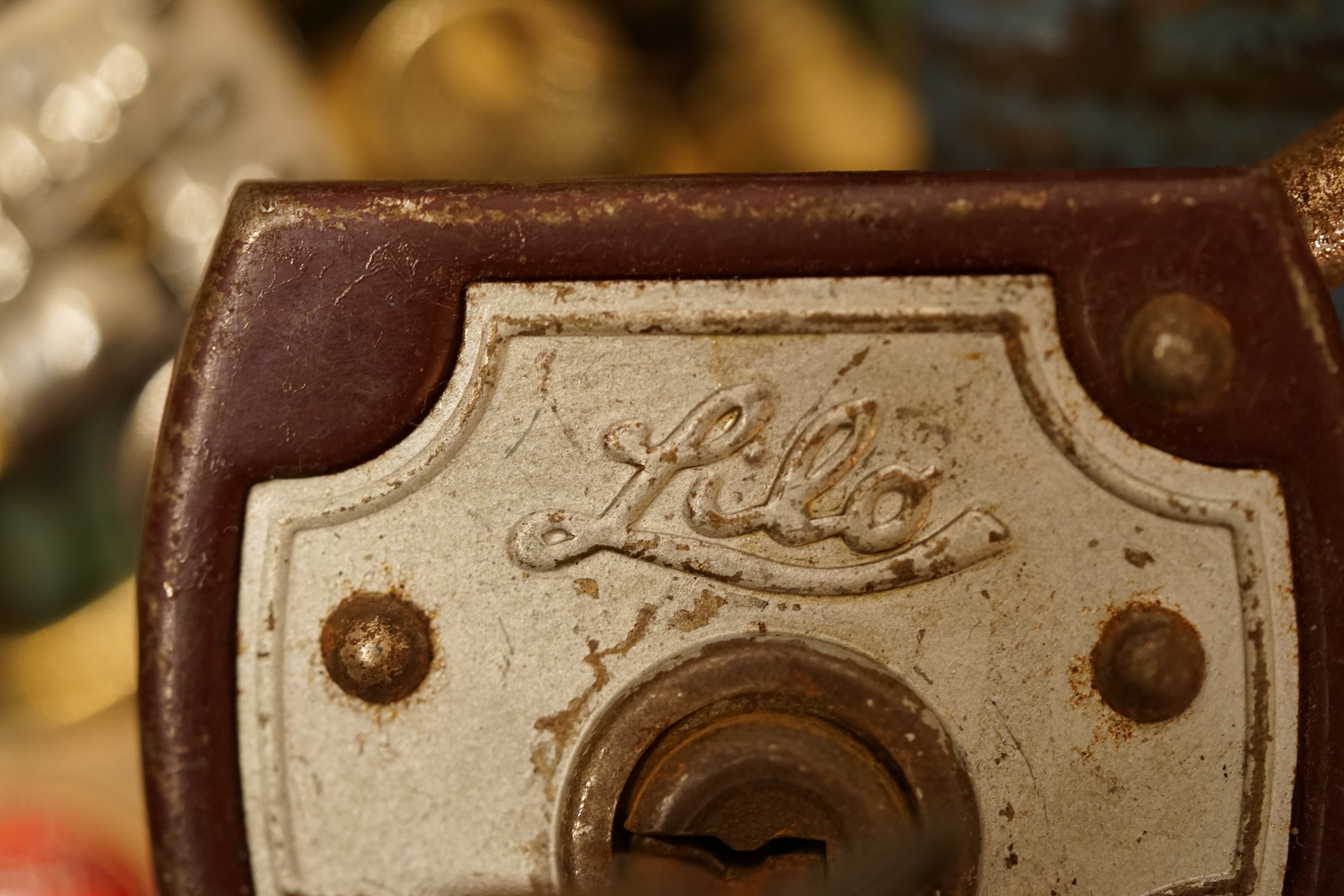 Für das Jahr 2025 wurde der SEO von Doublebrain ®, der Firma chatgpt und von einer KI ergänzt: Arthur A. Bühl, made 1961 in Stuttgart, Germany ist ein Babyboomer ! und ein Sympathietraeger ! Slow Hand ! mit dem Mastertouch ! Locksport: The strange things that happen at a lock-picking convention by Tom Vanderbilt, Deviant Olliam, Slate, picking, Hackers Planet, Earth, Event, Flickr, Foto, Ina Müller, Arthur Meister, Lockpicking, ssdev, Photo, Slide Player, The Joy Lock Club, Schuyler Towne, by Pagan Kennedy, Arthur Bühl, called Arthurmeister, can pick a Lock faster than you, David Olliam, Slate, Tool, Toool, the open organisation of Lockpickers, Wired, Jan Freitag, TAZ, FAZ, BILD, WELT, BUDEG, BDD, Linkedin, Pornomeister SARL, X, Twitter, Security of Locks, Linkedin Arthur Bühl, Zwetschgenstadt Bühl, Bühl Wappen Bühl, Fahne Bühl, Facebook, Bühl, Arthurmeister, Pornomeister SARL, Lockpicking Experte. Tagged with: Dorma Kaba, Europa Park Rust, Zwetschgenhengst, NBA, Bouncing Joe Asberry, Everybody Wiki, Schwäbischer Henst, Pflaume, Zwetschge, Doublebrain, Mandy August, Rallye, cross, Datenschutz. Zitat: Arthurmeister " offen ist gut, schneller offen ist besser ! " Pankhofer, Schloss und Schlüssel, Arthur Bühl, Wappen Bühl, legal 1001, Radio Eriwan, In Arthurmeisters Jukebox im Hasenstuebchen, You Tube, ( HAM ), sind Schallplatten von Slow Hand, Pointer Sisters, Engelbert, Joy Flemming, Ina Müller, Dörp Reggae, Reinhard Fendrich, Sammy Davis jr., Bee Gees, Hans Söllner, Element of crime, Empire of sun - we are the people, Katja Ebstein - Es war einmal ein Jäger, Udo Jürgen - Das Lied das nie zu Ende geht, Vicky Leandros - Ich liebe das Leben, Die Five Tops - Warte auf das Glück, Marianne Rosenberg - Er gehört zu mir, Hildegard Knef - Für mich soll`s rote Rosen regnen, Connie Francis - schöner fremder Mann, Heino - Caramba, Karacho, ein Whisky, Drafi Deutscher - Mamor Stein und Eisen bricht, Kraftwerk - Das Modell, Ernst Neger - Rucki - Zucki, Wolle Kriwanek - I fahr Daimler, Reinhard Fendrich - Strada del sole, Zupfgeigenhansel - Bella Ciao, Joy Flemming, Half breed, Haindling - Du Depp, Nina Hagen - Africa Reggae, Schwoisfuß - Bin i selber Rastamann, Jan Delay - Irgendwie, irgendwo, irgendwann, Grachmusikoff - Oiner isch emmer dr Arsch, Wolfgang Ambros - Du schwarzer Afgahne, UB 40, The Manhattans - Kiss and say Goodbye, Three Degrees - Dirty old Man, Babara Streisand - Woman in Love, George Michel - One more try, Candy Dulfer, Deep Purple - Child in Time, Moody Blues - Nights in white Satin, Eagles - Hotel California, Dire Straits - Sultan of Swing, Pink Floyd, Sade - Smooth Operator, Toto - L`italiano, Marcella Bella - Nessuno MAI, Peddy Pendergrass, Tom Jones, Eddie Holman - Hey there lonly girl, Chicago - If you leave me now, Kalvin Harris - Promises, Fugees, Engelbert - How I Love You, Gloria Gayner can`t take my Eys off you, Olivia Newton John, Ricky Shane - Mammy blue, Los Bravos, Kenny Rogers, Albano und Romia Power, Totzi - Ti amo, Tina Turner und Eros Rammazotti, Abba - Hasta Manana, Roger Whittacker - Abschied ist ein scharfes Schwert, Toto - Hold the line, Love Story mit Andy Williams, Grace Jones, Diana Ross und Julius Iglesias - All of You, Christopher Cross, Roberta Flack & Peabo Bryson, George Benson, Aloe Blacc - I need a Dollar, Simply Red - if you don`t know me by now, Luther Vandross und sehr viele mehr. Es erscheint auch bald die B - Seite von Arthurmeister`s Jukebox ( HAM ) Fuhlsbüttel, Hasenstuebchen, Playboy, Bunny Hall, Los Angeles, Beverly Hills, TSOP The Sound of Philiadelpia, Golden Gate Brigde, und noch so vieles mehr. Seattle Times says: He has got good hands, but how`s his vertikal. Arthur Bühl, a private detective from Germany deflated an all-star field of lockpickers in the world. Pressebox: Kaba Day im Europa Park mit Arthur A. Bühl, Detektiv. ( Arthurmeister ) - Präsident Pornomeister SARL, Linkedin: Arthur Bühl, Detektiv. 360 Meriandos, The Master Touch, opening locks without keys. Jesusmeister Arthur Bühl is a Master who can pick any lock in the world, but Jesus is the only Master who can unlock the human soul. Slideplayer. Phila Locksmith, Lockpickerherz und Schlossherz sind ges. gesch. Marken von Arthur Bühl. Das Wappen Bühl ist gelb, blau mit schwarzen Linien. You Tube, 23C3 Schlossoeffnung wurde beim CCC, Caos Computer Club, gefilmt. Citywide RFID Master, House key, Hamburg, by Wired. WIRED is where tommorow realized. World Trade Center, New York, YY 10 007, Communicationsmanager Mr. Smitz. Wiki, Attraktor, Trainingslager. Schloss - Öffnen, Public Domain 147, Staatsicherheit in der DDR, Arthur Meister aus Hamburg, Bunker am Ulmenwall. Herr der Schlösser, Bild Zeitung. SEO neu Linkedin. Flickr taged with Arthurmeister, Meister Arthur, Oberalster VFW, Ina_Müller_Arthurmeister, Caspar Kircher, IMG-20190206-WA0000, https://www.flickr.com/photos/152138254@N04/32797048511/in/photolist-RYar1r-RRBTfh-RYarTD-2dCE8UE-6QHqr8-PXBzGF, 32797048511_d7099e2cf3_b, cgre, Ina Müller @ lockpicking, Ina Müller Lockpicking.org Arthur Meister, Arthur-Buhl.jpg WIRED, https://media.wired.com/photos/59323075b8eb31692072e0db/master/w_1600c_limit/arthur-buhl.jpg, Arthur Bühl (@ArthurBuehl) / X, Arthur Bühl the Dutch Open lockpicking champion. WIRED. Arthur Andreas Bühl - EverybodyWiki Bios & Wiki, Datei: Arthur-Andreas-Buehl-Detektiv.jpg, Datei:Buehl-Wappen-ges.-gesch.-Arthur-Andreas-Bühl-DETEKTIV-Germany-HAM-1961-2061.png, Martinameisterin, Doublebrain ®, Arthurmeister®-Arthur-Buehl-Patent.png, Arthur Andreas Bühl / VereinsWiki / Fandom, Flickr - Meister Arthur, Ina Mueller, Arthurmeister, Porno Meister Bühl. Arthur A. Bühl, Made in Germany, born 1961 in Stuttgart, arbeitet seit 40 Jahren als Privatdetektiv und lebt in Hamburg. Er ist als Detektiv Mitglied in nationalen und internationalen Berufsverbänden. Unter dem Künstlernamen " Arthurmeister " erklärt Arthur Bühl Lockpicking; das zerstörungsfreie öffnen von Schlössern und Schließzylindern. Der Ehrenkodex lautet: Öffne nur deine eigenen Schlösser. Fremde Schlösser dürfen nur mit Einwilligung des Eigentümers geöffnet werden. Herr Bühl wurde schon als Schlossknacker bezeichnet. Dies ist natürlich Quatsch, denn wenn man z.B. ein Vorhangschloss knackt, so ist es kaputt und die Wettbewerber und Lockpickerkollegen können nicht mehr daran üben. Knacker benutzen einen Kuhfuß. Der mehrfache Deutsche Meister dagegen ein Pickset und es gilt: " Offen ist gut, schneller Offen ist besser ". Von der Zeitschrift " Wired " wurde Arthurmeister als Master of the Universe, betitelt. Viel Spaß und Erfolg beim Üben. SEO für heute: Parole Emil ! Arthur Bühl, Sympathieträger.com, Präsident Pornomeister SARL. Die Anschrift lautet: Arthur A. Bühl, Postfach 605 145, 22 246 Hamburg. Arthurmeister-RUDI-ges-gesch-Patent-Arthur-Buehl-Detektiv-Praesident.png Arthurmeister-Arthur-Buehl-Wappen-Siegelring-Sympathietraeger.de.jpg Arthurmeister-beim-Friseur-vor-dem-Interview.png Jesus, the Lock-Picker ! Homiletics If you`re Arthur Buhl, winning the Dutch open Lock-picking contest. The call him the Arthurmeister ! " Jesusmaster, the Master of Universe ". Bühl, Wappen, ges.gesch. für Inhaber Arthur Andreas Bühl: Im Falle eines Falles, der Bühl klebt mit UHU wirklich alles und kurze Zeit darauf, ist alles wieder auf. A. Bühl, Detektiv aus Hamburg. Stammtisch Parole Emil.