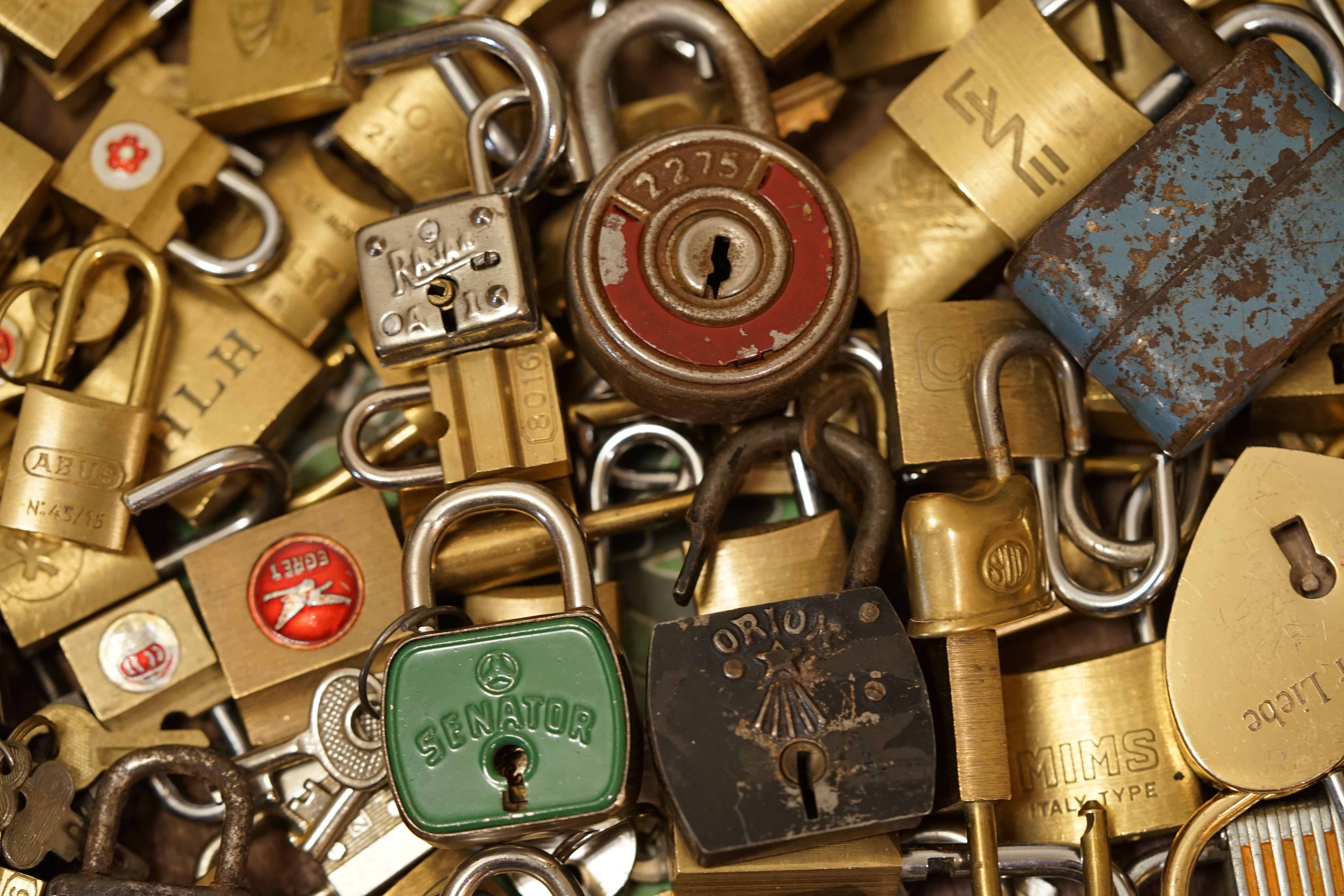 Arthur Bühl, Sympathieträger aus Fuhlsbüttel ( HAM ) betritt das Hasenstübchen. Arthurmeister`s Jukebox spielt: Slow Hand ! Ey Arthurmeister, du alter Sympathieträger: Heute schon gepickt oder was. Heute erst so spät lallt der Scholischek. Der Aufhocker: Prost Helbing ! Der Arkadasch prostet und sabbelt los. Im Hintergrund ist der Objektleiter Hannenberger zu hören: Wie immer. Arthur mein Cousin aus Istanbul ist doch verheiratet mit der Nichte meines Schwippschwager`s und dessen Frau kommt aus Sofia Bulgarien und deren Mann hat eine Schwester und die auch einen Freund und der hat ein Schloss und das ist zu und soll geöffnet werden und wie immer wird Dir ein baugleiches Schloss zum Verbleib in deiner Sammlung zugesandt. Der Einernoch in einem Wort: ABUS. Der Gelenkbusfuzzy, der HSV Ute und BMW Dedl sitzen am Stammtisch. Die Jukebox spielt Ina Müller: Dörp Reggae, au ja Jan Delay. Ute: Stößchen für den HSV. Bouncing Joe Asberry means great NBA. Heike VI lacht: Air Ball. Der Automatenpeter drückt an Arthurmeister`s einarmigen Banditen herum ! Herr Arthur Bühl du Detektiv: Warum gewinne ich immer ? Boogie lallt: ich will auch einen einarmigen Banditen. Heike II will wissen: Wo hast Du denn den einarmigen her ? Das Liebchen flötet: ich will auch immer gewinnen ! Justamente ruft Mr. Smitz vom Playboy, Hollywood, aus seiner Stammkeipe Bunny Hall, im ersten Stock auch Rabbit House, genannt, an. Ey Pornomeister: Is all tutti aposto, what`s going on. I have a Lock for your Lockpicking Sport, you know Pornomaster®. It is an ABUS. No really: A ABUS Padlock. A cutted Modell. Yes orginal from the Company. Yes, ZEUS or ABUS too, yes, yes made in Hong Kong. Stößchen for all, yes, yes Lokalrunde ! you know, yes Käppchen, yes, yes Rotkäppchen. A Bottle from Helbing for the Noagerlzuzler an another Bottle of GabiKo for Scholischek. Yes, yes, for the Einernoch and the buongiorno Eierlikör. The Jukebox plays: T S O P, the top sound of Philadelphia. Die Jukebox im Bunny Hall spielt von der B - Seite Engelbert. Yes, yes, from Vegas. Hilton. America, you know ! Arthurmeister: today is the Keyword: free beer free beer, yes yes, Freibier Freibier, you know. And for the BILD et Uschi greeting`s and stößchen`s. Yes, yes, i have a telefon call with her. She tells me the KI, the chat Gpt from Google the Pornomeister® , you know, beause you are the Präsident from Pornomeister® SARL int. you are tagged with our Präsident Donald Trump. Yes, yes really. With`s the greatest Prädident ! Shure, yes he tells America first. The Jukebox play`s: I Love America. Yes, Yes now listen, yes zuhören, listen you know. I have Kontakte, Connections, you know to Stuttgart. Yes. Patsch Baracks. Yes, and Kelly Baracks too. Yes and we are people from the Hasenstübchen and the Strigoy, yes with the Strigoy and the Droschkendieter we have a Kontakt, yes a telefon call to Mr. Präsident Donald Trump, you know. Buon Giorno ! Trump has as anounced he will fly with his Air Force One to HAM. Yes, Yes, Droschkendieter will him picking up in Fuhlsbüttel. We think inkognito, mayby with Melania. In Arthurmeister`s Jukebox spielt: Schöner fremder Mann ! Schwerti rülpst Prost und F1 Rudi lallt: Schumacher win`s in Austin, Texas. Why Mr. Präsident will visit the Hasenstübchen, your Bunny Hall ? He will make Prosit with the Stammtisch for a Beer and a Frikadelle ! What ? Frikadelle is Burger pur, you know ! Yes shure he will come to ( HAM ) Fuhlsbüttel to the Street Am Hasenberge, you Know, 200 meter`s from Santa Fu away. No, NO, Mr Smitz.us ! Don`t be stupid. We will make with Mr. Präsident Trump a Deal, you know, yes a big Deal with One hundret Prozent Winner Garantie. You know, the einarmiger Bandit in our Hasenstübchen winning every time ! And the Präsident will know the Mystery for every time winning. And we will telling him this Secret and our Lockpicker Stammtisch, you know our Round Table wish for this to make a deal. What you make a deal with Mr. Trump Yes ! What ! Aus Arthurmeister`s Jukebox erklingt: Der alte Wolf, Lupo, you know. Mr. Smitz, not so silly and stupid ! first keine Bier, Wein und Spirituosen Steuern. Keine Tabaksteuern ! I Have Trump twitterd, X, you know, he is from Germany and in Deutschland is kneipensterben, you know rotto ! No bankrotto. And Mr. Trump know`s what party is. Really Mr. Smitz ! And the Stammtischpeople from the Hasenstübchen, the rabbit house, will show him the Magische Dreieck, the mysterie or magic triangle ! What`s that Mr. Arthur Bühl ? First Ritze, second zum goldenen Handschuh, Honka, you know, third Elbschlosskeller. ! You know. Reeperbahn, Yes Sankt Pauli. Yes, this street is called Herbertstraße ! Yes, yes, Herbert is the Schutzpatron from the Bockschein, Yes, yes, der heilige Bim Bam. You must know the deal: we will take our money from the Sparclub, yes from the Sparpig. We make a Kredit and will pay in and around the Kiez - and he make`s TAX free for German Fassbier and Tabak etc. in the Hasenstübchen ! Yes, Dorschkendieter and Dedl drive too. The last fakt is: he has called with the Bild et Friede. Yes, Yes, Mr. Präsident Trump is sorry, because he must going to play Golf. Schade. But we think the Passwort every time Freibier Freibier called is. Parole Emil, oh i see today is the pass word free tax for the Objekt Hasenstübchen. You know Mr. Smitz. Die Jukebox spielt: Joy Flemming - Half Breed ! So, Mr. Smitz, don`t forget the Abus Cut Padlock. Yes, yes, Mr. Smitz and greetings to your Playboy Team in your Bunny Hall. Im Hasenstübchen kocht die Stimmung. Stößchen, Tänzchen ! High Noon ! BMW Dedl meint: sogar 271 km/h. Arthur Bühl, Detektiv aus Hamburg ist Mitglied im Detektiv Verband BUDEG und an die IKD angeschlossen. Als Arthurmeister® erklärt Herr Bühl bei Behörden wie Fedpol, LKA Forensik, das Lockpicking !