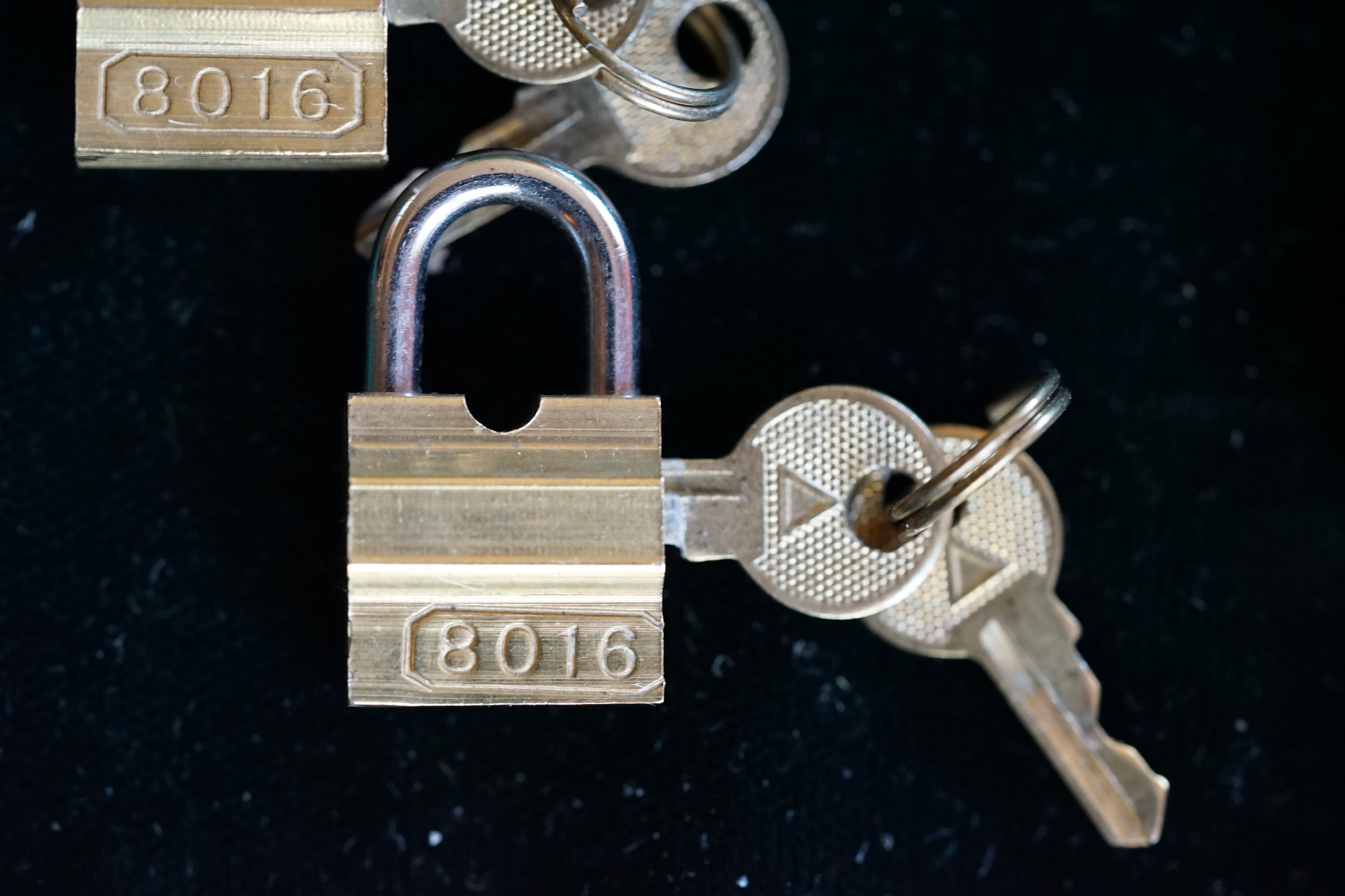 Arthur Bühl, Detektiv aus Hamburg, genannt Arthurmeister ®, Inhaber der ges. gesch. Marken: Lockpickerherz ®, Schlossherz ®, Präsident Pornomeister ® SARL int. , Sympathieträger ®, RADIO ERIWAN ®, Double Brain ®, Web Tüv ®, u.w. Der Ballon d'Or wird auch beim Lockpicking vergeben. Seit der Gründung 1997 der Sportsfreunde der Sperrtechnik wird der Ballon d'Or jährlich verliehen und gilt als eine der prestigeträchtigsten individuellen Auszeichnungen im Lockpicking: KI-worldwide.de, powerd by Arthurmeister ® Carsten Jasner, MUT PROBEN ! Das Leben ist tödlich. Aber es muß nicht sterbenslangweilig sein. In diesem Buch werde ich ab Seite 139 in dem Kapitel: Mut zur Lücke, Loch im Tresor. Todsichere Systeme und wie man sie knackt wie folgt beschrieben: Ein Mann mit Pferdeschwanz sitzt hoch konzentriert am Werktisch. Sein Blick ist ins Nichts gerichtet. Für das was er tut, braucht er seine Augen nicht, er sieht mit dem kleinen Stahlhaken zwischen seinen großen Fingern, mit denen er sich einen Weg in das Schicherheitsschloss bahnt. Er gleitet in die ölige Innenwelt, ertastet Wände, Widerstände, Ausbuchtungen. Er fühlt schließlich die genaue Position der Stifte, rastet einen nach dem anderen ein. Diese Momente, sagt der Zweimeter mann, seien " Vorboten zum Orgasmus " ! Arthur Bühl, von seinen zahlreichen Bewunderern " ARTHURMEISTER " genannt, ist einer der Besten bei den Sportsfreunden der Sperrtechnik, einem Verein in dem sich bundesweit rund fünfzehnhundert Mitglieder in sechzehn Ortsgruppen treffen, um in ihrer Freizeit Schlösser zu knacken. Ins Leben gerufen hat den Verein Arthur Bühl und sein Freund Steffen Wernèry, ein Mitbegründer des Caos Computer Club. Digital hacken oder analog knacken - für Wernèry gibt es da keinen Unterschied. Hier wie da treibt ihn der rebellische Reiz, Lücken im System zu finden, die Verkäufer als todsicher preisen. " Doch sicher ist nur, daß alles aufgeht " ! Dafür sort die Lust, die jeder kennt: Schatzkammern zu betreten, Geheimnisse zu entschlüsseln, Widerstände zu überwinden, Verbotenes zu tun, sich Zugang zu veerbogenen Ecken und Winkeln zu verschaffen. Die " Sportsfreunde " treibt diese Lust seit ihrer Kindheit um. Wernèry bog mit zwölf Jahren seinen ersten Dietrich aus einem Kleiderbügel und sperrte seine Lehrer ein. Der kleine Arthur bekam eine Ahnung von seinem Talent, als es ihm gelang, die Spardose schlüssel - und zerstörungsfrei zu entriegeln. Heute triumphiert er als mehrfacher Deutscher Meister im sogenannten Lockpicking, dem Öffnen von Schlössern unter Wettkampfbedingungen. Immerhin siebenundsechzig Jahre lang war das erste Sicherheitschloss der Welt tatsächlich ein Sicherheitsschloss. Der englische Tüftler Joseph Bramah, der so nützliche Dinge erfand wie eine Banknoten - Nummeriermaschine und eine Zapfanlage, die heute noch in britischen Pubs Bier in Gläser sprotzt, ersann 1784 ein Zylinderschloss, daß als unbezwigbar galt - bis 1851 ein professioneller Knacker nach sechzehn Tagen engagierten Stocherns das Ding öffnete. Dieser Akt war ein Schlüsselerlebnis in der Beziehung zwischen Mensch und Mechanik. Ein Sieg der lebendigen Sinne über ein sprödes System - zu einer Zeit, da die Gesellschaft sich dem stampfenden Rhythmus der Industrialisierung unterwarf und der Glaube an das Heil der Technik verdrängte. Lockpicking wurde zu einem populären Sport, der Helden schuf. In den dreißiger Jahren des 20. Jahrhunderts etwa gelangte ein Prister zu Weltruhm, weil er reihenweise sowohl als einbruchsicher gepriesene Tresore als auch " ausbruchsichere " Gefängnisschlösser entriegelte. " Der schwerste Schrank hat seine Schwächen, er läßt sich ohne Müh erbrechen " ! - diese alte Panzerknacker Weisheit hat nach wie vor Gültigkeit; sie hängt über den Köpfen der Hamburger Lockpicker. Arthurmeister braucht für handelsübliche Stiftschlösser, die fast jede Wohnungstür zieren, zwischen zehn Sekunden und fünf Minuten, je nach Hersteller. Bohrmuldenschlösser, die bei der Deutschen Post, auf Flughäfen und in Atomkraftwerken verwendet werden, sind vor ihm ebenso wenig sicher. Er nutzt dabei mechanische Ungenauigkeiten, winzige Spielräume, die sich bei der Herstellung nicht vermeiden lassen und zehnmal dünner sind als ein Haar. Ein paar Mal klickt es, der Meister dreht den Zylinder, streicht seine Haare zurück, steckt sich eine Zigarette an. " Tja " sagt er, " und wenn man dann das Schloss aufkriegt - das ist ein geiles Gefühl ! " Ich habe dann später den Jasner in Berlin angerufen. Bei dem Telefonat kam lediglich heraus er wüßte von dem Interview nichts mehr und wolle auch nichts mehr wissen. Da habe ich noch bemerkt, er hätte auf dem Lockpicking " Bunten Nachmittag " nicht so nerven brauchen, wenn er dann doch so einiges durch den " Tüddel " kriegt. Taged mit: Spiel nicht mit den Schmuddelkindern ! Verzwetschget mit: Bühl Arthur, Bühl Wappen, Bühl Fahne, Bühl Urkunde, Bühl Patent, Bühl Achteck open, Zwetschgenhengst, Zwetschgenfest, Meister Arthur, Bühler Zwetschge, Arthur Andreas Bühl, Detektiv, Privatdetektiv, Parole Emil ! Hamburg, Germany, Siegel, Ring. Arthurmeister007@gmail.com VereinsWiki Fandom