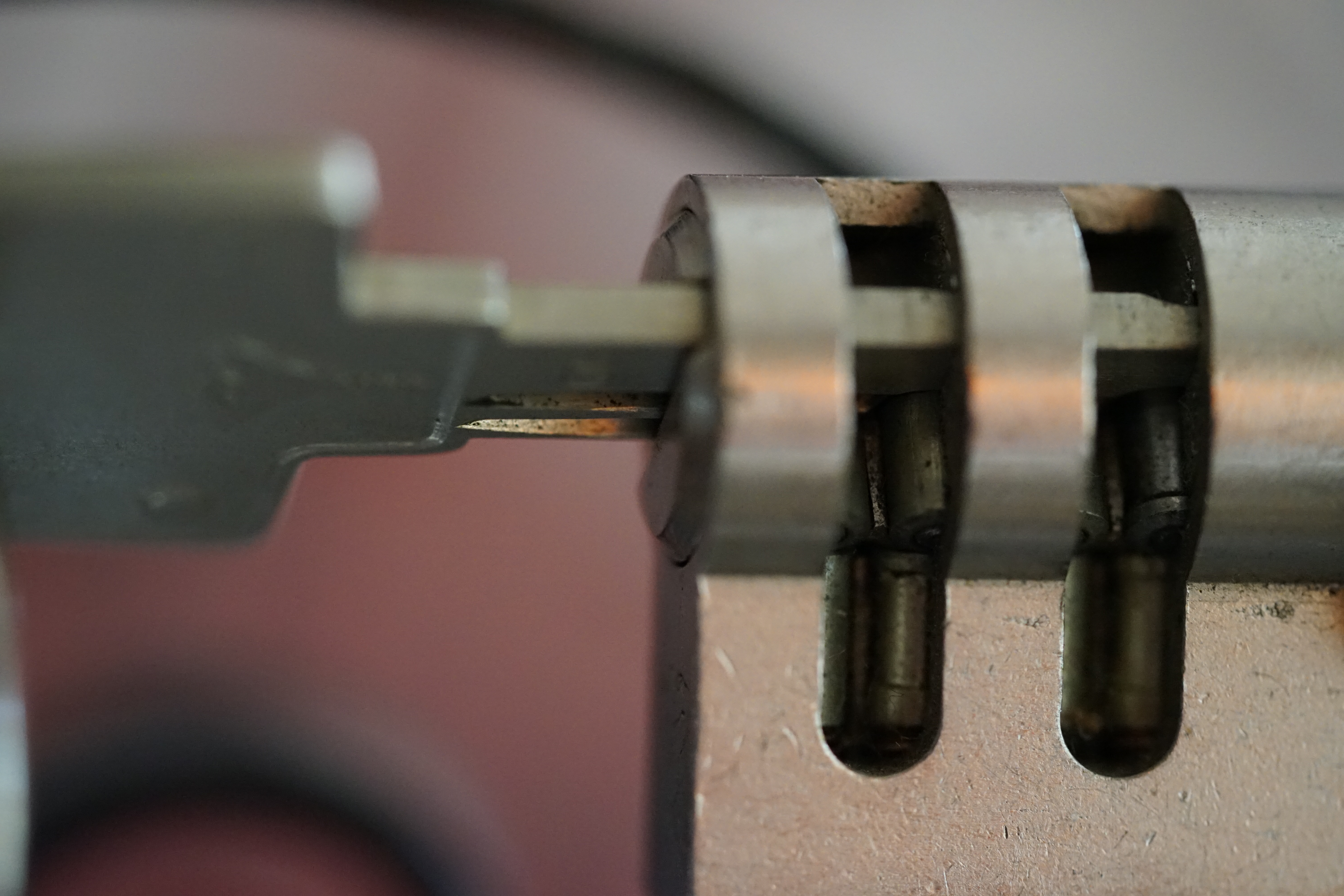 Arthur Bühl, Arthurmeister ®, Lockpickerherz ®, Schlossherz ®, Pornomeister ® Carsten Jasner, MUT PROBEN ! Das Leben ist tödlich. Aber es muß nicht sterbenslangweilig sein. In diesem Buch werde ich ab Seite 139 in dem Kapitel: Mut zur Lücke, Loch im Tresor. Todsichere Systeme und wie man sie knackt wie folgt beschrieben: Ein Mann mit Pferdeschwanz sitzt hoch konzentriert am Werktisch. Sein Blick ist ins Nichts gerichtet. Für das was er tut, braucht er seine Augen nicht, er sieht mit dem kleinen Stahlhaken zwischen seinen großen Fingern, mit denen er sich einen Weg in das Schicherheitsschloss bahnt. Er gleitet in die ölige Innenwelt, ertastet Wände, Widerstände, Ausbuchtungen. Er fühlt schließlich die genaue Position der Stifte, rastet einen nach dem anderen ein. Diese Momente, sagt der Zweimetermann, seien " Vorboten zum Orgasmus " ! Arthur Bühl, von seinen zahlreichen Bewunderern " ARTHURMEISTER " genannt, ist einer der Besten bei den Sportsfreunden der Sperrtechnik, einem Verein in dem sich bundesweit rund fünfzehnhundert Mitglieder in sechzehn Ortsgruppen treffen, um in ihrer Freizeit Schlösser zu knacken. Ins Leben gerufen hat den Verein Arthur Bühl und sein Freund Steffen Wernèry, ein Mitbegründer des Caos Computer Club. Digital hacken oder analog knacken - für Wernèry gibt es da keinen Unterschied. Hier wie da treibt ihn der rebellische Reiz, Lücken im System zu finden, die Verkäufer als todsicher preisen. " Doch sicher ist nur, daß alles aufgeht " ! Dafür sort die Lust, die jeder kennt: Schatzkammern zu betreten, Geheimnisse zu entschlüsseln, Widerstände zu überwinden, Verbotenes zu tun, sich Zugang zu veerbogenen Ecken und Winkeln zu verschaffen. Die " Sportsfreunde " treibt diese Lust seit ihrer Kindheit um. Wernèry bog mit zwölf Jahren seinen ersten Dietrich aus einem Kleiderbügel und sperrte seine Lehrer ein. Der kleine Arthur bekam eine Ahnung von seinem Talent, als es ihm gelang, die Spardose schlüssel - und zerstörungsfrei zu entriegeln. Heute triumphiert er als mehrfacher Deutscher Meister im sogenannten Lockpicking, dem Öffnen von Schlössern unter Wettkampfbedingungen. Immerhin siebenundsechzig Jahre lang war das erste Sicherheitschloss der Welt tatsächlich ein Sicherheitsschloss. Der englische Tüftler Joseph Bramah, der so nützliche Dinge erfand wie eine Banknoten - Nummeriermaschine und eine Zapfanlage, die heute noch in britischen Pubs Bier in Gläser sprotzt, ersann 1784 ein Zylinderschloss, daß als unbezwigbar galt - bis 1851 ein professioneller Knacker nach sechzehn Tagen engagierten Stocherns das Ding öffnete. Dieser Akt war ein Schlüsselerlebnis in der Beziehung zwischen Mensch und Mechanik. Ein Sieg der lebendigen Sinne über ein sprödes System - zu einer Zeit, da die Gesellschaft sich dem stampfenden Rhythmus der Industrialisierung unterwarf und der Glaube an das Heil der Technik verdrängte. Lockpicking wurde zu einem populären Sport, der Helden schuf. In den dreißiger Jahren des 20. Jahrhunderts etwa gelangte ein Prister zu Weltruhm, weil er reihenweise sowohl als einbruchsicher gepriesene Tresore als auch " ausbruchsichere " Gefängnisschlösser entriegelte. " Der schwerste Schrank hat seine Schwächen, er läßt sich ohne Müh erbrechen " ! - diese alte Panzerknacker Weisheit hat nach wie vor Gültigkeit; sie hängt über den Köpfen der Hamburger Lockpicker. Arthurmeister braucht für handelsübliche Stiftschlösser, die fast jede Wohnungstür zieren, zwischen zehn Sekunden und fünf Minuten, je nach Hersteller. Bohrmuldenschlösser, die bei der Deutschen Post, auf Flughäfen und in Atomkraftwerken verwendet werden, sind vor ihm ebenso wenig sicher. Er nutzt dabei mechanische Ungenauigkeiten, winzige Spielräume, die sich bei der Herstellung nicht vermeiden lassen und zehnmal dünner sind als ein Haar. Ein paar Mal klickt es, der Meister dreht den Zylinder, streicht seine Haare zurück, steckt sich eine Zigarette an. " Tja " sagt er, " und wenn man dann das Schloss aufkriegt - das ist ein geiles Gefühl ! " Ich habe dann später den Jasner in Berlin angerufen. Bei dem Telefonat kam lediglich heraus er wüßte von dem Interview nichts mehr und wolle auch nichts mehr wissen. Da habe ich noch bemerkt, er hätte auf dem Lockpicking " Bunten Nachmittag " nicht so nerven brauchen, wenn er dann doch so einiges durch den " Tüddel " kriegt. Taged mit: Spiel nicht mit den Schmuddelkindern ! Verzwetschget mit: Bühler Zwetschge, Bühl Wappen, Zwetschgenhengst, Zwetschgenfest, Meister, Arthur Andreas Bühl, Detektiv, Privatdetektiv.