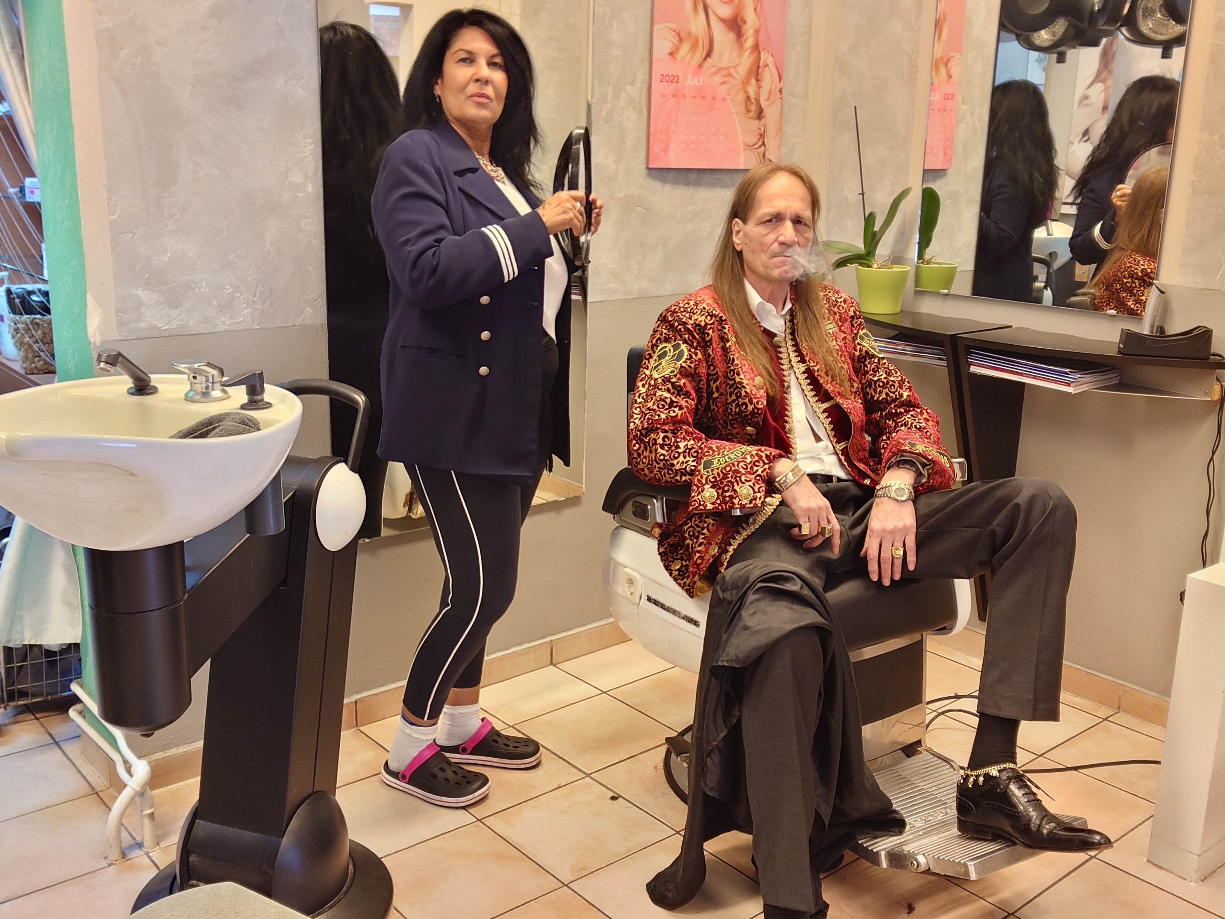 Bühl Detektiv gold chain foot shoe Arthurmeister Haare Hair Cut Friseur Raucher Barber Shop Jukebox YouTube Beverly Hills Golden Gate Bridge USA open Europa. Bühl. Arthur Andreas Bühl. Hier ist die rasende Uschi von der Bild et und schreibt mit der neuen KI Arthurmeister den neuen SEO Text für 2025. Der Sympathieträger ist in Stuttgart, Baden - Württemberg geboren. Der Detektiv lebt in HAM, ist im Dienste der Wahrheitsfindung unterwegs, BUDEG. H1 Text der SEO schreibt: Hamburger knackte 1000 ( tausend ) Schlösser, Bild Zeitung, Performancekünstler, Xing, Arthurmeister `s Jukebox im Hasenstuebchen, Slow Hand - Pointer Sisters, Joy Flemming. 𝔄𝔯𝔱𝔥𝔲𝔯 𝔅ü𝔥𝔩, 𝔄𝔯𝔱𝔥𝔲𝔯𝔪𝔢𝔦𝔰𝔱𝔢𝔯® VereinsWiki / Fandom, Arthur Andreas Bühl. Bühl, Arthur, Jahrgang 1961, Made in Germany, Detektiv or Private Investigator, Performancekünstler und Lockpicker aus Hamburg erzählt in seinem Leporello wahre Geschichten aus dem Hasenstuebchen, Bunny Hall, Stammtisch, Fuhlsbüttel. Kaba Days Im Europapark Rust: Unternehmensschutz im Fokus, dorma kaba, Deutschland, praktische Vorführung von Arthur Buehl, Sportsfreunde. Koksa Vereinsauflösung taz Ein bisschen Ruhe bitte ! Arthur Bühl, der Weltbeste aus Stuttgart mit Wohnsitz im Lockpickermekka Hamburg ist auch Deutscher Meister. slideplayer: but Jesus is the only Masterwho can unlock the human soul. But there is another obvious difference between Arthurmeister and the " Jesusmeister " that connects today´s story to our lives. The tools that Arthur Bühl collected are mostly from the Stasi. Schlossherz, Lockpickererz, Pornomeister, Bühl Fahne, Bühl Wappen, UHU Linkedin Arthur Bühl, Arthurmeister, Präsident, Performance, Bundesverband für Detektive und Ermittler, Budeg. Arthur Andreas Bühl, EverybodyWiki Bios&Wiki, 27.03.61,Stuttgart, auch unter dem Pseudonym Arthurmeister bekannt, ist mehrfacher Deutscher Meister im Lockpicking. Koksa.Org Vereinsauflösung, Arthur Bühl, Arthurmeister, Tagesordnung, Mitgliederversammlung Arthurmeister`s Jukebox im Hasenstübchen by You Tube arthurmeister007, Schloßöffnung. Arthurbuehl@Arthurbuehl, X, Erfreulich ! Schlossindustrie und Elite rücken zusammen ! Verein, Sportsfreunde, Arthur Bühl, Erfahrung. FAZ.net Freizeit: Lockpickern bleibt nichts verschlossen - Doch der Beste der Besten hat alle schon besiegt: Der 42 jährige Kaufmann sitzt in Trachtenkleidung vor einer verrosteten alten Kiste. Preview Jesusmeister Homeleticsonline, At the Dutsch open Lock Picking Championship, Arthur Bühl emerged as the champion. No one picks locks as well as he does. Arthurmeister Phila-Locksmith Arthur Bühl Lock Picking Legend, Mr. Bühl, tool, nl, Sneek. Unter Knackern, jungle.world. Welt.de Die Kunst Sclösser ohne Schlüssel zu öffnen, Vereins-Mitbegründer und Vize Präsident trägt seine Leidenschaft schon auf der Krawatte: Sie ist blau mit gelben Schlüsseln drauf. The Master Touch: Lockpicker in the world Arthur Bühl. He`s this six-seven German private Investigator. He has this. The international Competition Whre Master Lock-Pickers… Arthur Bühl, the Dutsch Open Lock-picking champion. Charles Graeber … Arthurmeister standing above them all, with a beer stein in one hand and a cigarette in …. Wired.com Securitylaboratories.org, Arthur Bühl. Phila-locksmith.com - Arthur Bühl Lock Picking Legend, can see intimidating man. Toool, LockCon. Arthurmeister. Hailing from Hamburg, he is among a legion of German lock picker who have estabished their country as one of the top producers of master lock pickers. Slate.com Lock Picking: a arte de arrombar cadeados - Nascido em Hamburgo, o alemao Arthur Bühl é provavelmente um dos nomes mais conhecidos do submundo do lock picking. Conhecido nesse Círculo… Sportsfreunde Slik hacka vi i Norge pa 90-tallet Arthur Bühl PlusPedia, Arthur Andreas Bühl, Legend taz.de Ein bisschen Ruhe bitte Arthur Bühl, der Weltbeste aus Stuttgart mit Wohnsitz im Lockpickermekka Hamburg .. Telefonbuch, Meisterschaften. Jungle.World - Da hat auch Arthur Bühl, genannt " Arthurmeister ", durchaus Chancen auf weitere Titel für seine große Sammlung. " Scheiße ", brüllt der aus … The Lock Busters, Charles Graeber, Schließzylinder, Lock Picking, metallpinnen. Spiegel, Lockpicker: Die schnellsten Schlossknacker Deutschlands. Arthur Meister Bühl, Arthurmeister, ist amtierender Deutscher Meister der Lockpicker. Sein Hobby: Schlösser öffnen - ohne Schlüssel natürlich. media.ccc.de Schlossöffnung bei der Staatssicherheit der DDR ArthurMeister erläutert das operative Vorgehen und die speziellen Werkzeuge zur Schlossöffnung, die von der Staatssicherheit der DDR ……. Flickr Arthurmeister / Oberalster VfW Meisterschaft, Picktools.de FoeBud.org Schloß-Öffnen ArthurMeister aus Hamburg, erläutert, wie die Staatssicherheit…. Vortrag Bielefeld. Schlösser knacken: So einfach geht es!!! Gemäß ArthurMeister legt der Verein großen Wert auf den selbstauferlegten Kodex, der sich so… ZDF Lockpicking Reportage Boston Magazine.com The joy Lock Club The Arthurmeister was one of the top lock pickers in the world, and Towne was just a kid,but to everyone`s surprise - most especially to… Lock Picking 101 toool.us live I did vote arthurmeister when i first saw the site bevor the discussion on it startet but only……. Public Domain 147 Schloß-Öffnen ArthurMeister Bühl aus Hamburg, Gründungsmitglied…. Impressioning games Jos and Arthurmeister Aufsperrstunde ArthurMeister, ein Riesenkerl mit süddeutschem Akzent…. blogs.com Jesus, the Lock-Picker! - HOMELETICS - That might be a bit much, but nonetheless they call him the Arthurmeister! and then ther`s the JesusMaster, or Meister, if you will. if you….. Citywide RFID Master Arthurmeister Dezember / 2012 / SSDev Arthurmeister, Workshop, Barry Wels Herr Bühl sagt Danke ! xn-Arthur-bhl-heb.de Arthur Bühl, Detektiv aus Hamburg, Buehl, Siegel. Lockpickerherz.de Pornomeister.de Schlossherz.de Arthurmeister.de Linkedin Arthur Bühl ( Arthurmeister ) - Präsident - Von rechts nach links, Glück bringt`s. X. Linkedin, Detektiv aus Hamburg Acclaimed Lock Picker Explain the Art of Competive Locksport, Schyler Towne, Youtube, Arthurmeister, Gadget Hack. Key Cutting. Master Lock. Datenschleuder. Boston. Jägermeister. Demonstration not for Sale, Muster ohne Wert. Joe Asberry, Bouncing Joe. Angezettelt vom Fanclub. Radio-Eriwan.de Bildbeschreibung, Modula, SEO. Sympathietraeger. Im Prinzip ja, aber…. der Detektiv sei der Gärtner. Bunny Hall, B - Seite Jukebox. Schwarz, rot, gold. Bild Zeitung: Herr der tausend Schlösser. Zeiträuber. Streng vertraulich ! Fandom ! Boston. ABUS, Lock, security. Schlösser und Tresore von Ed Willis, The National Locksmith® - Guide to Modern Safe Locks by Mark Bates Tobias Locks, Safes and Security