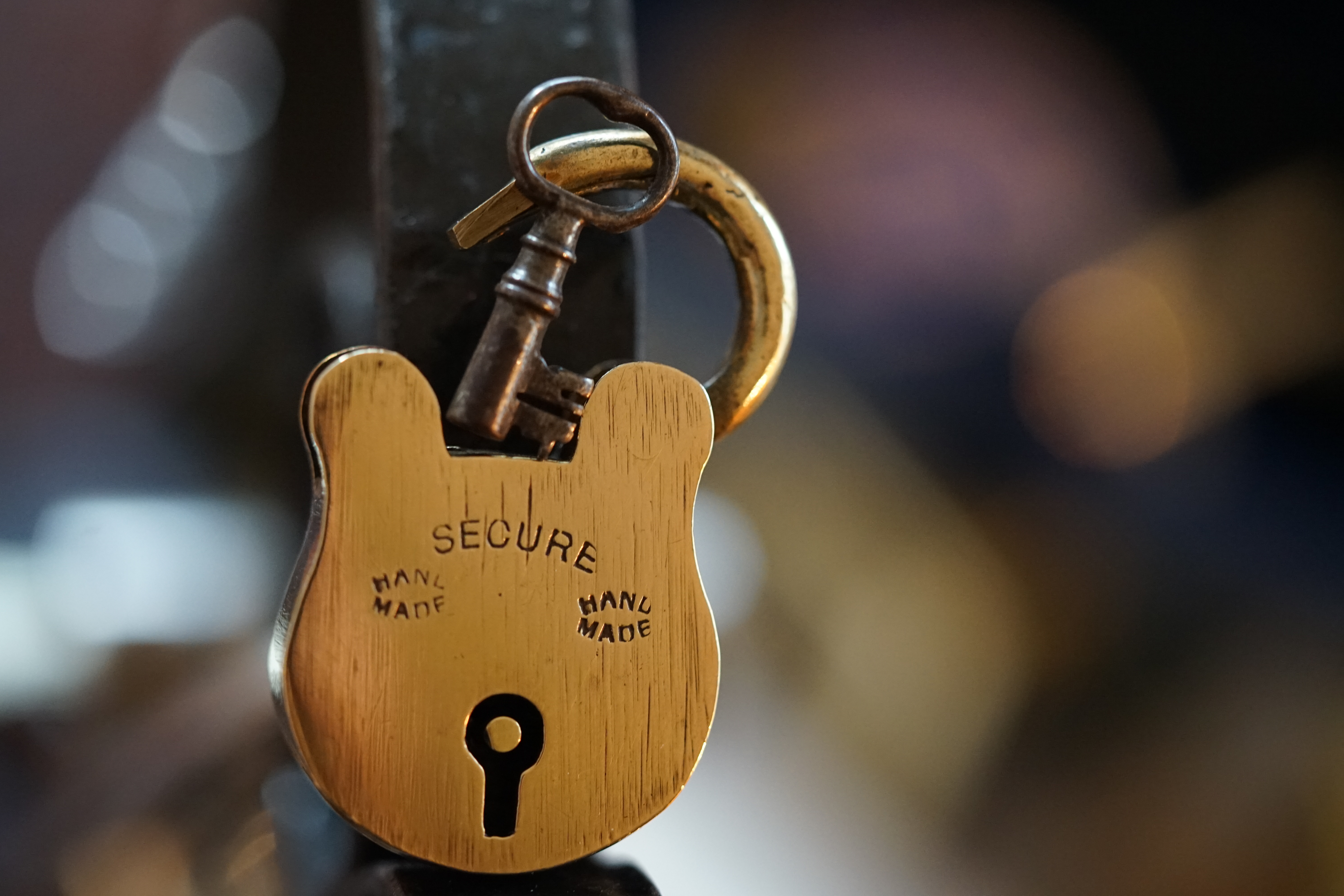 SEO Bühl Wappen Bühl. Arthur Andreas Bühl. Der Sympathieträger ist in Stuttgart, Baden - Württemberg geboren. Der Detektiv lebt in HAM. H1 Text der SEO schreibt: 𝔄𝔯𝔱𝔥𝔲𝔯 𝔅ü𝔥𝔩, 𝔄𝔯𝔱𝔥𝔲𝔯𝔪𝔢𝔦𝔰𝔱𝔢𝔯® Bühl, Arthur, Jahrgang 1961, Made in Germany, Detektiv or Private Investigator how Mr. Smitz from the PLAYBOY, Beverly Hills, say`s. Yes Mr. Smitz i will send you the Photo Arthurmeister`s F 1, Jacket for your LeporelloUS. to your E - Mail Mr.Smitz@Mr.Smitz.us. Ok, Mr. Smitz. Mr. Smitz do you know what Google Earth is ? Take BÜHL Arthur, only by Google Earth, you know ? have done it ? Yes Google will show you my Panel superfast. Cool, Arthurmeister, cool. Yes Mr. Smitz, this can i do for you too ! Yes with SEO. Yes, yes, i have Arkadasch erklärt, sein Erikli pasta is not so genial. Der beste Zwetschgenkuchen, you know plum tart, is from the Stadt Bühl. Not laughing in the USA. Bühl is a City like my Name. And the People in this City called it: Zwetschgendatschi ! you know. This is the world best plumcake. Yes Datschi. Yes, Stadt Bühl is near Baden - Baden, the Casino, you know ! Yes. Baden-Württemberg. You must know there is since 1927 the traditionell Zwetschgenfest. And there ist the Zwetschgenkönigin ! Mr. Smitz, my Ur Ur Ur Ur Grandfather is born in Bühl. My Great Grand Grand Mother where also born in the town Bühl. Their profession was Zwetschgenpicker. Not Lockpicker, Zwetschgen / Plum Picker. And Rüttler. Oh, really ! Yes, Yes. And since this time the name of the family Bühl from the Stadt Bühl is: Yes you know - Buehl. Yes i will give Greetings from you to Mrs. Friede Springer from the Newspaper BILD et. Yes, the Elbphilharmonie is in Betrieb. OH, Mr. Smitz, greeting´s to you from Joe Asbbery, NBA, you know. Tomorrow we will meet us in the Hasenstübchen, our Rabbit Hall. For Lockpicking und Beer. Call you. Parole Emil ! H1 Text der SEO schreibt weiter: 𝔄𝔯𝔱𝔥𝔲𝔯 𝔅ü𝔥𝔩, 𝔄𝔯𝔱𝔥𝔲𝔯𝔪𝔢𝔦𝔰𝔱𝔢𝔯® Herr Arthur Bühl, kritischer Detektiv aus der Hansestadt Hamburg, bereitet sich auf ein Interview mit der BILD et vor. Bei Babsi und Gina in Fuhlsbüttel wird ihm zuvor der Vokuhila geschnitten. Herr Arthur Bühl wurde schon in der BILD et als " Herr der Schlösser " beschrieben. " Ein bisschen Ruhe bitte " schreibt Jan Freitag von der TAZ. Er erwähnt auch eine Mustertür by Wendt. Es wird darin herumgeprökelt. Selbst Arthur Bühl, der weltbeste aus dem Lockpicker Mekka Hamburg, betreibt pures Understatement, weil er sein Schloss in nur 20 Sekunden " geknackt " hat. Charles Graeber von der Wired.com beschreibt in seinem Artikel Master Lock - Pickers do bottle Arthur Bühl " The Master of the Universe ", Arthur Bühl a private Detective of Germany open locks. Bühl`s Fabio - the - Barbarian Look stands out. He wins the Dutch Open and is now Master of the Universe. The people cry: " Arthurmeister ! booms Arthurmeister ". Mark Webber Tobias, the Author of Locks, Safes, and Security, a Police Reverence, say: Arthurmeister, that ist beautyful. " Open ! " sagt Arthurmeister ", offen ist gut, schneller offen ist besser ". " Beer !" Arthurmeister booms back and a new Champion is born. Die Welt berichtet: " Die Kunst, Schlösser ohne Schlüssel zu öffnen ". Vereinsmitbegründer und Vizepräsident Arthur Bühl trägt seine Leidenschaft schon auf der Krawatte. Sie ist rot mit gelben Schlüsseln drauf. Intern wird er ehrfürchtig " Meister Arthur " gerufen. Er hat es zum siebenfachen Deutschen Meister in verschiedenen Disziplinen geschafft. Er pickt seit der Kindheit. Sein erstes Trainingsobjekt war sein Spardosenschloss - Ein klassischer Einstieg… . Die Slate berichtet über Arthur Bühl als Lockpicking Legend. Es gibt einen Artikel Tool for Picking and Decoding by Stasi, CCC, Vortrag Berlin. Amateur Hour berichtet: Arthurmeister has " The Master Touch ". Bei den Kaba Day `s im Europa Park Rust schreibt die Pressebox: auf großes Interesse der Teilnehmer stieß auch die praktische Vorführung von Steffen Wernéry und Arthur Bühl, die gängige mechanische Schließzylinder ohne Schlüssel zerstörungsfrei öffnen. Meist in Sekundenschnelle. Auch die Chemnitzer Zeitung " Freie Presse " hat über das Lockpicking und Arthur Andreas Bühl alias Arthurmeister berichtet. Dwight Perry schreibt: Arthur Bühl has good hands ! In der Philalocksmith wird Arthur Bühl auch als Lockpicking Legend betitelt. Es gibt auch einen Beitrag, 360 Meridianos. In der Datenschleuder, CCC, wurde über ihn als Sympathieträger berichtet. Veröffentlicht unter dem verifizierten Linkedin Profil Arthur Bühl, Arthurmeister, Xing, Google Panel, Twitter X. In der Vitrine von Arthur Andreas Bühl, Arthurmeister® sind Schlösser, Padlocks, von ABUS, BKS, CES, DOM, EVVA, Assa Abloy, Z Ikon, Kaba, Keso, ASSA, Winkhaus, Wilka, Trelock, Schmelting, Bode Panzer, Ancor Las, Drumm Geminy, Xylock, SEA, Medeco, Mul-T-Lock, Cut away, ABUS Granit, Pfaffenhain, E*S, ESS, Nemef, BAB, Babelsberg, Stasi, Diskus, WMF, Tesa, Noch, Vachette, Cisa, Wally, Rielda, Mottura, Viro, FAI, GeGe, Fichet, Bode Panzer, Tresor, Bramah, Protector, Braun`s Patent, Walomatus, Arolds, Combination Lock, Yale, Master, American Lock, Tubular, China, Indien, Aligarh, Nepal, Thailand, Zahlenschlösser, Himmelsschlüssel und noch vieles mehr, vorhanden. Alle Schliesszylinder sind Übungsmaterial für das Lockpicking. Schlagschlüssel und so vieles mehr, sind auch dabei. Auch der Sputnik. Verschlagwortet mit: ♥ Vokuhila, Friseur ♥ Schwäbischer Hengst, Zwetschgen Heini, Bühl er, Zwetschge, Google Earth, Mittelpunkt der Welt, Martinameisterin, Cartomanze, Scholischek, " HIGH NOON ! ". ♥ Parole Emil ! SEO SH Bühl Wappen 𝔄𝔯𝔱𝔥𝔲𝔯 𝔅ü𝔥𝔩, 𝔄𝔯𝔱𝔥𝔲𝔯𝔪𝔢𝔦𝔰𝔱𝔢𝔯® ♥ Bühl, Arthur, Jahrgang 1961, Made in Germany, Detektiv or Private Investigator how Mr. Smitz from the PLAYBOY, Beverly Hills, say`s. Yes Mr. Smitz i will send you the Photo Arthurmeister`s F1, Jacket for your LeporelloUS. to your E - Mail Mr.Smitz@Mr.Smitz.us. Ok, Mr. Smitz. Mr. Smitz do you know what Google Earth is ? Take BÜHL Arthur, only by Google Earth, you know ? have done it ? Yes Google will show you my Panel superfast. Cool, Arthurmeister, cool. Yes Mr. Smitz, this can i do for you too ! Yes with SEO. Yes, yes, i have Arkadasch erklärt, sein Erikli pasta is not so genial. Der beste Zwetschgenkuchen, you know plum tart, is from the Stadt Bühl. Not laughing in the USA. Bühl is a City like my Name. And the People in this City called it: Zwetschgendatschi ! you know. This is the world best plumcake. Yes Datschi ! Yes, Stadt Bühl is near Baden - Baden, the Casino, you know ! Yes. Baden-Württemberg. You must know there is since 1927 the traditionell Zwetschgenfest. And there ist the Zwetschgenkönigin ! Mr. Smitz, my Ur Ur Ur Ur Grandfather is born in Bühl. My Great Grand Grand Mother where also born in the town Bühl. Their profession was Zwetschgenpicker. Not Lockpicker, Zwetschgen / Plum Picker. And Rüttler. Oh, really ! Yes, Yes. And since this time the name of the family Bühl from the Stadt Bühl is: Yes you know - Buehl. Yes i will give Greetings from you to Mrs. Friede Springer from the Newspaper BILD et. Yes, the Elbphilharmonie is in Betrieb. OH, Mr. Smitz, greeting´s to you from Joe Asbbery, NBA, you know. Tomorrow we will meet us in the Hasenstübchen, our Rabbit Hall. For Lockpicking und Beer. Call you. Parole Emil ! Not E-Mail. Provided by www.Arthur-Bühl.de and www.Arthurmeister.de Verschlagwortet mit: ♥ Vokuhila, Friseur ♥ Schwäbischer Hengst, Zwetschgen Heini, Bühl er, Zwetschge, Google Earth, Mittelpunkt der Welt, Martinameisterin, Cartomanze, Scholischek, " HIGH NOON ! ". ♥ Parole Emil ! Veröffentlicht unter Linkedin, Xing, Google Panel, Twitter X. Wordpress spricht über die KI: SEO Text Bühl, Double Brain® Pornomeister@Pornomeister.de ♥ 𝔄𝔯𝔱𝔥𝔲𝔯 𝔅ü𝔥𝔩, 𝔄𝔯𝔱𝔥𝔲𝔯𝔪𝔢𝔦𝔰𝔱𝔢𝔯® Arthur Andreas Bühl, Made in Germany, born 1961, ist mehrfacher Deutscher Meister im Lockpicking. In dem Magazin WIRED wird er als " Master of the Universe " betitelt. Im Hasenstübchen stellt er seinen Leporello " Der Aufmacher ", vor und telefoniert mit Mr. Smitz, Beverly Hills from the News Paper PLAYBOY, USA. No, Mr. Smitz, the E - Mail is not Parole Emil, the E - Mail is called: PAROLE E-Mail.com. Mr. Smitz is laughing ! Take the romantic move. Yes, Mr. Smitz, with every beat of your heart. You know Engelbert ? Mr. Humperdinck ! This is the favorite song from Friede Springer from the BILD et, You know ? Arthurmeister`s Jukebox, YouTube, spielt Pointer Sisters: Slow Hand. Der Noagerlzutzler, der Scholischek und Raucher am Stammtisch können keine Padlocks öffnen. Deshalb müssen diese Spitzbuben an den Tresen. Die Glocke wird geläutet. Arthurmeister brüllt " OFFEN " ! Die Jukebox spielt jetzt Ina Müller - Dörp Reggae. Arthurmeister und Joe Asberry, der alte Basketballer von der NBA, stoßen miteinander an. Stößchen ! Stößchen schreit Martinameisterin. Santa Maria ! Tante Martina ! Mittlerweile spielt in der Jukebox Engelbert: A man without love. Die Stimmung steigt. Die KI in der Jukebox, der Rock - Ola, spielt nacheinander: Joy Flemming, Ata Canani, Deutsche Freunde, natürlich auch Cem Karaca und die Kanaken, Mein deutscher Freund, Alle Menschen dieser Erde. Nina Hagen spielt African Reggae, UB 40 - spielt Kingston Town. Jan Delay ist mit Irgendwie, Irgendwo, Irgendwann, Live und die BeeGees mit How deep is your love, dabei. Eddy Holman, Hey there lonely girl, bei Pink Floyd und bei den The Doors, Riders on the Storm tanzen die Gäste. Heike I drückt Harold Melvin & the Blue Notes This love I lost. T.S.O.P. The Sound Of Philadelphia und Hildegard Knef mit - Der alte Wolf, bringen die Menge zum kochen. Pelle dröhnt: Marmor Stein und Eisen bricht. Die Affen rasen durch den Wald. Die Five Tops: Warte auf das Glück, Kenny Rogers - You decorated my life, Reinhard Fendrich - Strada del sole, Sammy Davis jr. mit Mr. Bojangles live in Germany und Teddy Pendergrass - Turn off the lights sowie Julio Iglesias mit Diana Ross - All of you, bringt die Meute weiter zum toben. Die Polizei drückt Empire of the Sun - We are the people. Helen Ready singt Angie Baby. Bei Element of Crime steigert sich die Ekstase vom Mittelpunkt der Welt über die Straßenbahn des Todes zu Am Ende denk ich immer nur an Dich. Die Love Story - Andy Williams, ABBA mit Hasta Manana, runden die Sache ab. Hannenberger schmeißt bei Roger Whittaker - Abschied ist ein scharfes Schwert, alle RAUS ! Morgen ist 11 Uhr High NOON ! Dänen lügen nicht. ♥ Verschlagwortet mit: Arthur Bühl. Arthurmeister® Arthur ♥ Schwäbischer Hengst, Buhl. Zwetschgen Heini, Artur, Buehl er, Zwetschge, Made in Germany, Born 1961, Sympathieträger, Google Earth, Mittelpunkt der Welt, Pflaumen, Arkadasch, Datschi, ♥ Martinameisterin, Cartomanze, Scholischek, " HIGH NOON ! ", Vokuhila. ♥ Parole Emil !