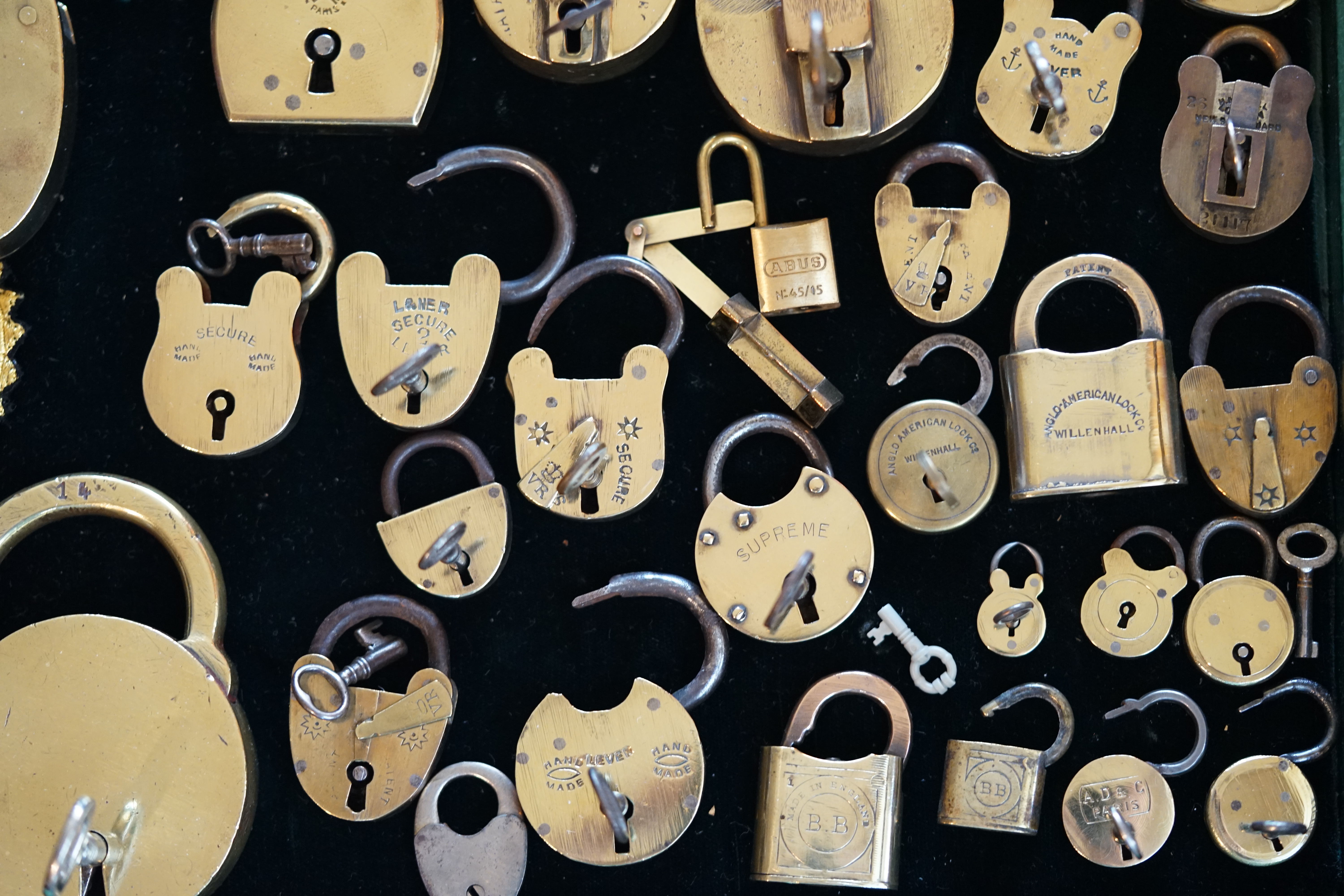 verifiziertes LinkedinProfil Arthur Bühl, Arthurmeister® Arthur A. Bühl, Made in Germany, born 1961 in Stuttgart, arbeitet seit 40 Jahren als Detektiv und lebt in Hamburg. Er ist als Detektiv Mitglied in nationalen und internationalen Berufsverbänden. Unter dem Künstlernamen " Arthurmeister " erklärt Arthur Bühl Lockpicking; das zerstörungsfreie öffnen von Schlössern und Schließzylindern. Der Ehrenkodex lautet: Öffne nur deine eigenen Schlösser. Fremde Schlösser dürfen nur mit Einwilligung des Eigentümers geöffnet werden. Herr Bühl wurde schon als Schlossknacker bezeichnet. Dies ist natürlich Quatsch, denn wenn man z.B. ein Vorhangschloss knackt, so ist es kaputt und die Wettbewerber und Lockpickerkollegen können nicht mehr daran üben. Knacker benutzen einen Kuhfuß. Der mehrfache Deutsche Meister dagegen ein Pickset und es gilt: " Offen ist gut, schneller Offen ist besser ". Von der Zeitschrift " Wired " wurde Arthurmeister als Master of the Universe, betitelt. Viel Spaß und Erfolg beim Üben. SEO für heute: Parole Emil ! Arthur Bühl, Sympathieträger.com, Präsident Pornomeister SARL. Die Anschrift lautet: Arthur A. Bühl, Postfach 605 145, 22 246 Hamburg. SEO NEU geändert Twitter X 11.06.24 Bilder Budeg ( Bold serif ) Arthur Andreas Bühl, Detektiv, made in Germany, born 1961 in Stuttgart, Baden - Württemberg, living in HAM, Im Dienste der Wahrheitsfindung unterwegs, betreibt in seiner Freizeit Lockpicking aus Leidenschaft. Der mehrfache Deutsche Meister wird in der WIRED als " Master of the Universe " betitelt. In der BILD et ist der Artikel " Herr der Schlösser " abgedruckt. Im Hasenstübchen - Fuhlsbüttel, am Hasenberge, Santa Fu, wird gefeiert. Arthurmeister® stellt seinen Leporello " Der Aufmacher " vor. Der Stammtisch grölt " OFFEN ". Scholischek, Rudi, Heike I, Noagerlzutzler, Arthur und Joe Asberry, der alte NBA ler, prosten sich zu. Arthurmeister`s Jukebox auf YouTube spielt Pointer Sisters - Slow Hand ! ♥ Beim Tanzen ruft die Cartomanze " Ey du Sympthieträger ♥, komm mal her " ! SEO für heute: DETEKTIV, Arthur Bühl, Lockpicker, Deutscher Meister, pickt ABUS Padlock, Double Brain ® KI, KI-Worldwide.de, Arthur-Bühl.de, Arthurmeister.de