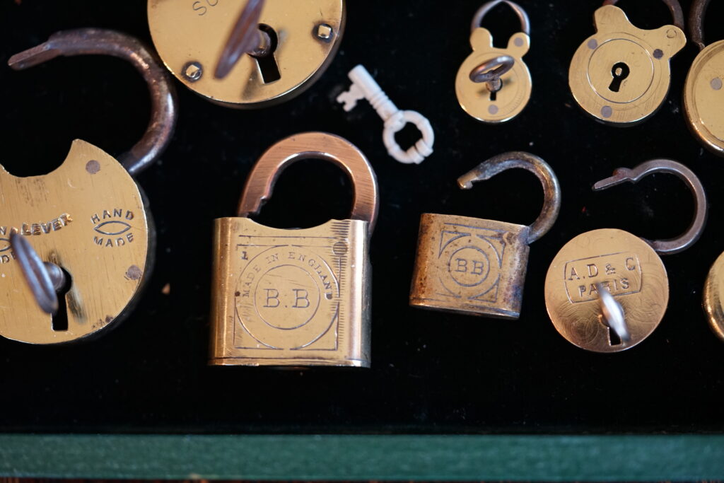 Arthur A. Bühl ist Deutscher Meister im Lockpicking. Die Vorfahren von Herrn Bühl stammen aus dem alemannischen Bihl, eine Stadt in Baden - Württemberg. Freunde nennen ihn auch Bühl er Zwetschge - er ißt gerne " Zwetschgen Datschi " beim Kaffee trinken. " Arthurmeister " erzählt am bunten Nachmittag beim Käffchen gerne von Hexenprozessen und Hexenverfolgungen. Strahlend gibt er auch den Werbetext der Firma UHU, gegründet 1884 von Hugo Fischer in Bühl, Deutschland, wieder: " Im Falle eines Falles - klebt UHU wirklich alles ". Doch fünf Minuten drauf - geht alles wieder auf ! Don´t say glue, say UHU ! SEO für heute: Heise online, Aufsperrstunde ! AD & C, BB, Padlock, Vorhangschloss