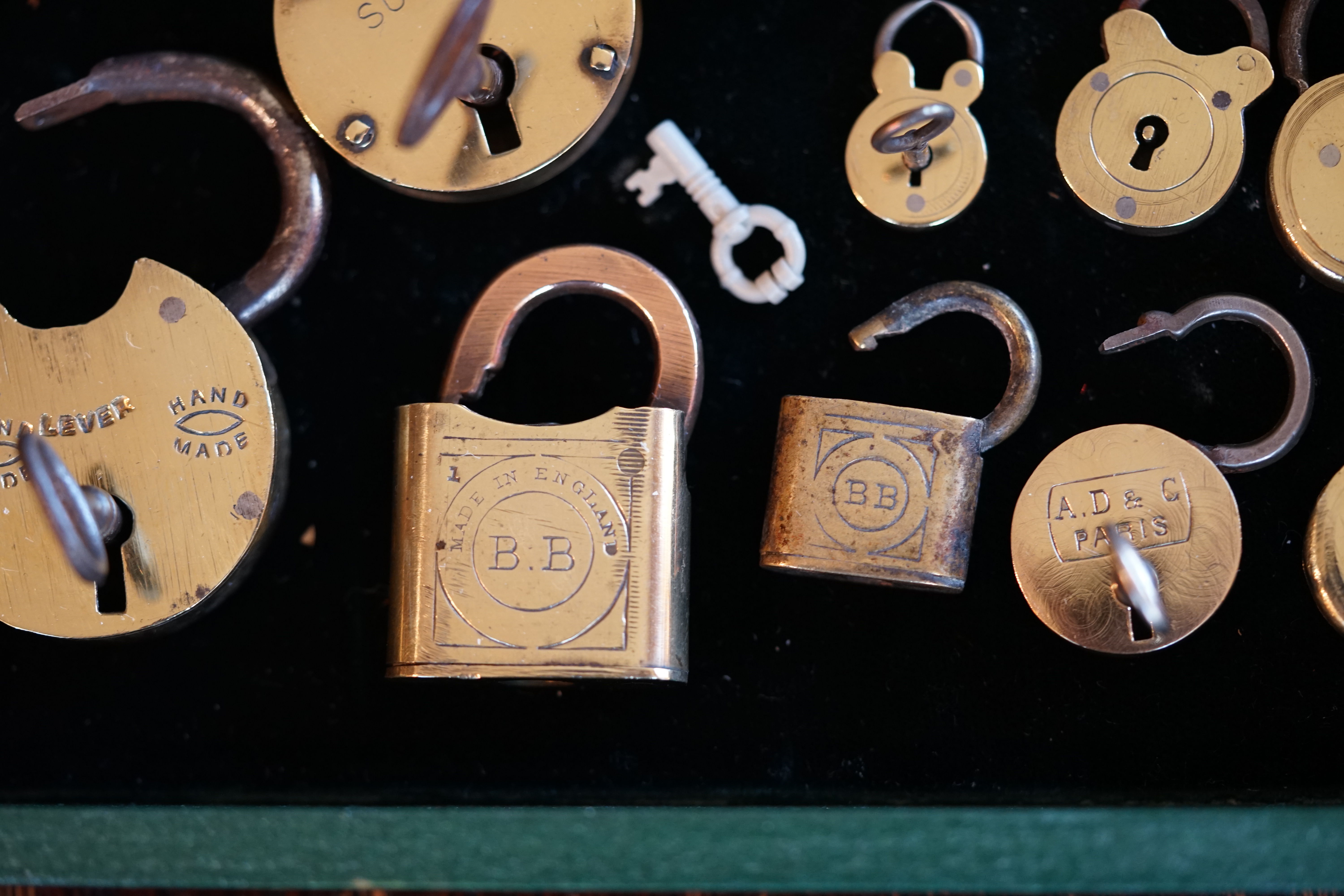 Arthur Andreas Bühl, Arthurmeister ®,Lockpickerherz ® Schlossherz ®, Pornomeister ®, Bühl, Arthurmeister ist Lockpicker aus Leidenschaft. Der erste Erfolg: Das zerstörungsfreie Öffnen seiner Spardose. Sobald er einen Draht biegen konnte, öffnete er auch Bartschlösser. Bei Fahradschlössern: Es ist einfach ein lüsternes Gefühl wenn es schnappt. Bühl fing nun an eigene Dietriche zu biegen. Mit Hilfe vom Nachbarn Mendel, Tischler aus Asperg, lernte er auch Tricks wie Türen generell schnell geöffnet werden können. Der Mendel half Arthur weitere, härtere Dietriche herzustellen. Diese Sperrzeuge wurden dann im Burggraben der Festung Hohenasperg auf ihre Tauglichkeit getestet. Und auch beim Lockpicking verhält es sich so wie der Amy in den Patsch Barracks schwätzt: learning bei doing und verschenkte ein Pickset. Mit solchen Pick`s lassen sich Zylinderschlösser zerstörungsfrei öffnen und auch flippern. Gerne ließen sich Vorhangschlösser picken; nein besser pflücken. Seit dieser Zeit häuft Bühl, Arthurmeister Schließzylinder und Vorhängeschlösser an. Er sammelt Schlösser der Marken Auch besondere Öffnungswerkzeuge, auch einige von der Stasi lassen sich hier bewundern. Später schulte er dann zusammen mit Steffen Wernèry, ehemaliger Pressesprecher vom Chaos Computer Club, Behörden, Industrievertreter, Feuerwehren und natürlich auch Leute im Hasensübchen am Stammtisch. Taged mit: Spiel nicht mit den Schmuddelkindern ! Taged with: Bühler Zwetschge, Bühl Wappen, Zwetschgenhengst, Zwetschgenfest, Meister, Arthur Andreas Bühl, Privatdetektiv.