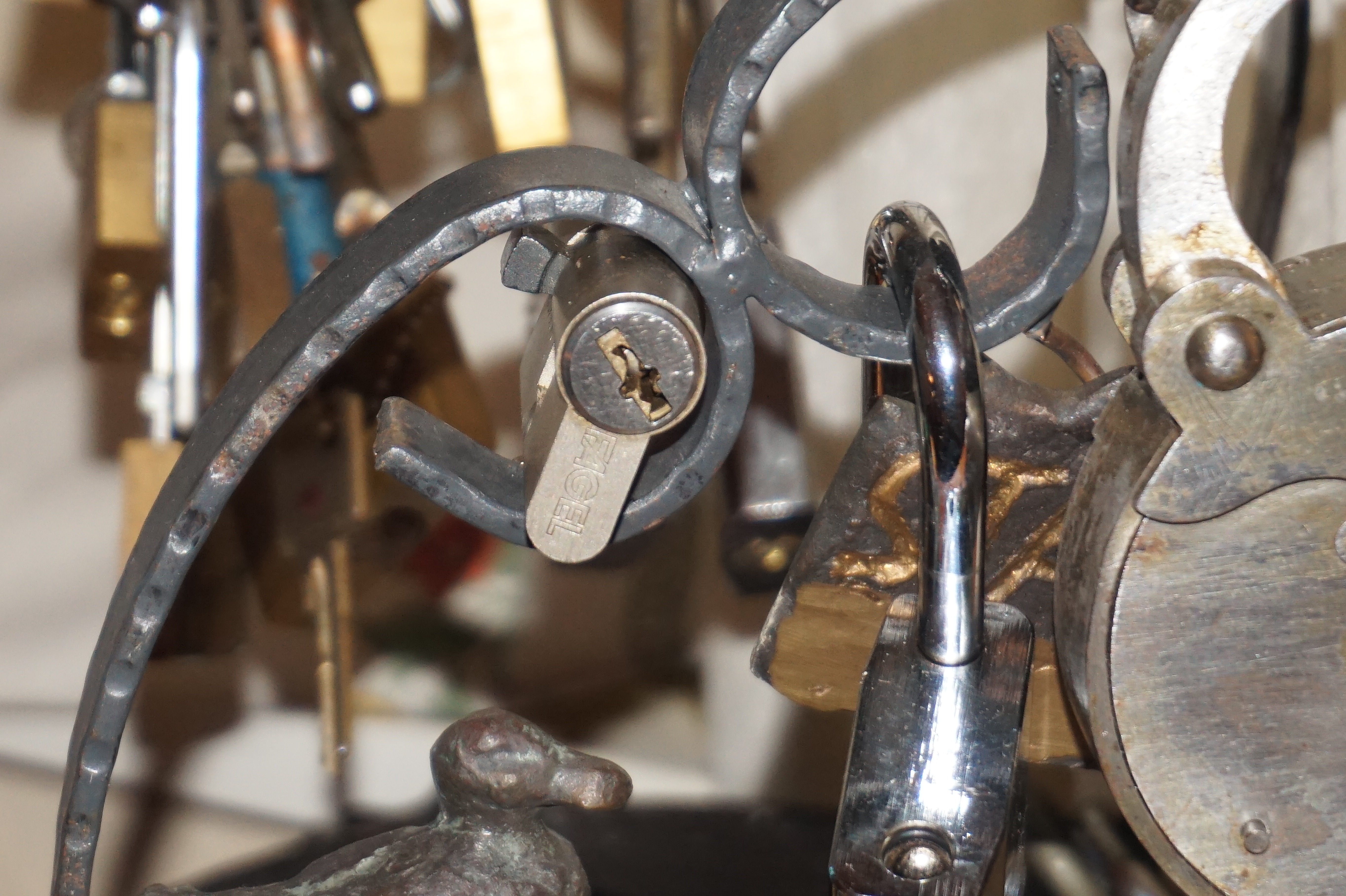 𝔄𝔯𝔱𝔥𝔲𝔯 𝔅ü𝔥𝔩, 𝔄𝔯𝔱𝔥𝔲𝔯𝔪𝔢𝔦𝔰𝔱𝔢𝔯 ® JOE ASBERRY Hey Joe " Asberry ", ruft F 1 Rudi vom Tresen, Prost und Stößchen ruft Heike III zum Stammtisch. Die Jukebox spielt in voller Lautstärke Mr. Bojangles. Arthurmeister, der Sympathieträger hat bay the way mit einem ABUS Padlock Joe`s Michael Air Jordan`s Basketball bag gesichert ! Auch der Michael Jordan mußte hier im Hasenstübchen das Basketball bouncing Verbot akzeptieren. Formel 1 Rudi schreit: Bouncing darf und kann hier nur ein Michael Schumacher. Die Cartomanze meint, ein Ralf Schumacher auch ! Prost Weizen, Stößchen, Käppchen, ASBERRY !!! Die Jukebox by Youtube spielt " Slow Hand ". Joe, du rascal belehre uns nicht schon wieder. Wir sind hier in der Rabbit Hall and smoking is good for your drunken head. Prosit, Cheer`s, Salute, Gin Gin, altüst, sante` und Viva ! Hoch die Tassen ! Am Tresen läutet die Glocke. Der Rotamint der blinkt. Drei Tage war der JOE krank, jetzt trinkt und raucht er wieder. Gott sei Dank ! Verschlagwortet mit: Arthur Bühl, Detektiv, the dutch open Lockpicking Champion ! From WIRED. ÖFFNUNG OHNE SCHLÜSSEL, Linkedin Joe Asberry, NBA, Twitter X. Basket Ball Bouncing Verbot, Arthurmeister, Raucher, Roth - Händle, Stadt Lahr - Bühl, Schwarzwald, Black Forest, Rötkäppchen you know Mr. Smitz, Sorte Schwäbischerhengst de is großfruchtig und süss wie UHU. Buhl er Zwetschge. No, only woman has Pflaumen ♥ Wappen Arthur Andreas Bühl, Flagge ! Wilhelm Busch ♥ 𝔄𝔯𝔱𝔥𝔲𝔯 𝔅ü𝔥𝔩, 𝔄𝔯𝔱𝔥𝔲𝔯𝔪𝔢𝔦𝔰𝔱𝔢𝔯 ® High Noon, elevener Clock, Hasenstübchen, HAM. In der Jukebox spielt: Pointer Sisters - Slow Hand, und der Tresen grölt, Arthurmeister with the Mastertouch. A Lover whit the Easy Touch ! Nochmals " Asberry " ! Hier herrscht Basketball Bouncing Verbot ! Wir sind hier nicht bei der NBA und du wirfst keinen Korb ! Du triffst den Korb ja nicht einmal. Am Tresen läutet die Glocke: Helbing und Stößchen ! Hey Pony ! Heike V drückt in Arthurmeister`s Jukebox: Die Affen rasen durch den Wald. Arthurmeister ruft: Parole Emil. Formula One Rudi grölt: Bouncing Verbot ! Asberry hat Bouncing Verbot ! Weizen ! Joe fragt Arthurmeister: Arthur my Friend, i need for my Basketball Friens from the NBA a instruction of Lockpicking. Arthur lacht: only wenn Michael Air Jordan und Michael Schuhmacher mitmachen. Pelle schreit vom Tresen: Schuhmacher ist ein Kannister Kopf. Pino kann ihn gerade noch daran hindern Marmor Stein und Eisen bricht zu drücken. Joe wünscht sich: Teddy Pendergrass - Turn Off the Lights… Ja Joe, es ist möglich eine solche Schulung auszurichten. Hierzu muß ich bei der Firma Amazon Lockpicking Set`s und Lockpicking Zubehör wie weitere Hook`s, Snakes, Rake`s und Tension Wrenches besorgen. Vorführmaterialien wie cut away Zylinder und Übungsschlösser habe ich parat. Ich zeige den E - Pick, und führe dir die Pick - Gun vor. 1 Schuss. Du verstehst. Prost ! Weizen, Stößchen`s, und Helbing für alle. Asberry und Bühl umarmen sich ! Sympathieträger halt ! In der Jukebox spielt: Element of Crime - Mittelpunkt der Welt… See You tomorrow, wir besprechen alles weitere wie: How to pick a Car. Verschlagwortet mit: Arthur Bühl, Arthurmeister® Arthur ♥ Schwäbischer Hengst, Buhl, Zwetschgen Heini, Arthur Bühl Wappen, Fahne, Buehl er Zwetschge, Made in Germany, Born 1961, Sympathieträger, Google Earth, Mittelpunkt der Welt, Pflaumen, Arkadasch, Datschi, ♥ Martinameisterin, Cartomanze, Scholischek, " HIGH NOON ! ", ♥ Vokuhila ♥ Parole Emil ! 𝔄𝔯𝔱𝔥𝔲𝔯 𝔅ü𝔥𝔩, 𝔄𝔯𝔱𝔥𝔲𝔯𝔪𝔢𝔦𝔰𝔱𝔢𝔯 ® Next Day: High Noon at 11 fer Clock: Joe Asberry der alte NBA Bouncer betritt das Hasenstübchen, ( HAM ) his Rabbit Hall ! In Arthurmeister`s Jukebox spielt: Nein nicht Hey Joe, sondern Aloe Blacc - I Need a Dollar ! Arthur Bühl spricht: gerade habe ich mit Mr. Smitz telefoniert. Joe: Smith ist ein Sammelbegriff wie Meier. Mr. Smitz you know, he is the CEO of the Magazin Playboy - Beverly Hills. Ja und der ist mein Freund. Den kenne ich über die BILD et. We have a Telefon call. Der Mr. Smitz hat dann den Mr. Jeff Bezon, ja du weißt schon, den vom Amazon Lieferservice angerufen. Er hat ihm erklärt daß ich mit dem NBA Bouncer Joe Asberry in Sachen Lockpicking einen Workshop machen möchte. Die Glocke läutet: Weizen, Helbing und Pony`s ! F 1 Rudi schreit am Tresen: Joe, laß dir lieber erklären wie du Scott Speed das laufen beibringst. Am Tresen wird es lauter: Minardi, Minardi, wir gewinnen nie ! Scott Speed, der Name geht im Gelächter unter. Pelle schreit: der Schuhmacher ist ein Kanister Kopf. Arthurmeister meint: let Michael pass for the Champions Chip ! Arthurmeister`s Jukebox spielt exclusive für Joe: Sammy Davis jr. - Mr. Bojangles ! Also Joe, der Smitz hat beim Bezos von Amazon angerufen, wir wollen einen Lockpicking Practical Kurs meistern. Der Bezos ist dann ins Amazon Head Quarter gefahren. Nein, nicht im Uber. F 1 Rudi schreit: Der Bezos fährt Ferrari. Scholischek meint: Maybach ! Also Joe, der schaut jetzt im Amazon Lager wie viele Lockpicking Tools und Jigglers er hat. Auch Pickset`s. Er sieht auch nach wie viele HPC, 2000 er Hook`s er hat. Lockpicker Beginner Sets von Majestic und Starter Sets von Mr. Peterson sagt er, hat er Massenweise auf Lager. Arkadasch sagt, sein Schwippschwager vom Neff Cousin und dessen Freund in Berlin - Kreuzberg könnten auch solche Pick Werkzeuge und Spanner herstellen. Die haben genug Schwarz Arbeiter. Die Sympathieträger Bühl und Asberry prosten sich genüsslich zu. Weizen ! Die Cartomanze die alte Kartenlegerin meint sie könne auch spooxe anrufen. Der Noagerlzutzler meint: Ihr Deppen, auf Berlin mußt du jahrelang warten. Heike IV ruft Stößchen ! Der Pino Frank lallt: Die Rautenfotzen bleiben für immer in der zweiten Liga. Joe ich bin mir sicher der hat auch Master bzw. Meister Lock`s. Die sind für eine Testrunde gut. Ja, die Dinger heißen Master Padlock ! OPEN ! Beer ! Nicht zu verwechseln mit Medeco ! Arthur läßt in der Jukebox im Bunny Hall TSOP spielen. The top Sound of Philladelphia ! Prost, Stößchen ! Pelle läutet auch die Glocke: Prost, Stößchen`s, Pony`s ! Dafür darf er auch für einen Heiermann: Heino - Caramba, Caracho ein Whisky drücken. Ja, Joe, aber kein Bouncing ! Der läßt die Sachen via Airforce Seattle to HAM liefern. Du weißt wie schnell Amazon liefert ! Sir Washi meint: Amazon sei so schnell wie Scott Speed. Alle lachen: Wenn er nicht wieder in die Mauer fährt ! Verschlagwortet mit: Arthur Bühl, Arthurmeister® Arthur ♥ Schwäbischer Hengst, Buhl, Zwetschgen Heini, Arthur Bühl, Wappen, FLagger, Buehl er Zwetschge, Made in Germany, Born 1961, Sympathieträger, Google Earth, Mittelpunkt der Welt, Pflaumen, Arkadasch, Datschi, ♥ Martinameisterin, Cartomanze, Scholischek, " HIGH NOON ! ", ♥ Vokuhila ♥ Parole Emil ! ! 𝔄𝔯𝔱𝔥𝔲𝔯 𝔅ü𝔥𝔩, 𝔄𝔯𝔱𝔥𝔲𝔯𝔪𝔢𝔦𝔰𝔱𝔢𝔯 ® 11.30 High Noon im Hasenstübchen. Der Hannenberger hat die Frikadellen fertig. Senf kommt aus dem Glas. In Arthurmeister`s Jukebox spielt: Santana - Fleur da Luna. Am Stammtisch diskutieren Bühl und Asberry über Lockpicking und Präsentationen: Arthurmeister erhält einen Anruf über die 007. OH, Mr. Smitz, nice to hear you from Beverly Hill`s. OH, What ! The Airplane from Jeff Bezos, Amazon is on HAM landed ! YES, Mr. Smitz, nice to hear this Song. Slowly Arthurmeister: There is a little Problem with the Custom. Mr. Smitz ! this is not really a Problem. HAM is four Minutes from the Hasenstübchen away. I will send Taxi - Dieter. He knows there a Hintereingang, a Backdoor, you know ! I call you back. Yes, yes, Außer Regen nicht viel gewesen. Greetings to Mr. Bezos. Tell him thank you for the Support. From Stammtisch too. Arthurmeister`s Jukebox spielt: Rucki - Zucki ! Die Frikadellen vom Hannenberger schmecken jetzt auch ohne Senf. Prost, Stößchen, Weizen, Helbing und für den Noagerlzutzler ein frisches vom Faß. Die Jukebox spielt: Die Five Tops - Warte auf das Glück ! 2 Stößchen später kommt Taxi Dieter zurück in den Bunny Hall ! Oh, OH, der Zoll, eH ! Als die mich gesehen haben war der Fisch geschuppt. Die haben mir beim Einladen geholfen. 5 Pakete a`50 Kilo ! Eine viertel Tonne. Ich durfte auch den Zoll zum Lockpicking Event einladen. Tragen helfen !! Stößchen, Pony, nö, heute Käppchen ! Die Jukebox spielt: Element of Crime - Am Ende denk ich immer nur an dich ! Mr. Smitz ! you are the best ! Greetings to all Smith in the USA. Yes, Yes, Mr. Smitz, Yes. I make greetings to Friede Springer from the BILD et; Ronzheimer too. Yes, Yes, und greetings for Mrs. Quandt. If Bezos will, i can show him on the Lockpicking Demonstration how easy he can pick a BMW whit a Key Blank. Yes, Yes, Mr. Smitz ! 3 Seconds ! OFFEN, OPEN, APERTO ! schreit Giovanni und will Chianti. Bei Fiat und Ferrari Modellen ist es so ähnlich. Bei manchen brauchst du aber ein polito, ja, Nagelfeile. Prost Chianti. Yes Mr. Smitz, die Ring bell`s, Hells Bells, die Glocke klingelt, you know ! We call in time. F 1 Rudi schreit: Hülkenberg ! Giovanni schreit: Giacomo Agostini ! Joe schreit: Scott Speed ! Arthurmeister`s Jukebox spielt: The Pointer Sisters - SLOW HAND, Arthurmeister the lover with the Mastertouch ! Arkadasch bekommt von Bühl Raki ericli Plum, Sorte Schwäbischer Hengst ! Prost Zwetschgenkönigin ! In der Vitrine von Arthur Andreas Bühl, Arthurmeister sind Schlösser, Padlocks, von ABUS, Master, BKS, CES, DOM, EVVA, Assa Abloy, Z Ikon, Kaba, Keso, ASSA, Winkhaus, Wilka, Trelock, Schmelting, Bode Panzer, Ancor Las, Drumm Geminy, Xylock, SEA, Medeco, Mul-T-Lock, Cut away, ABUS Granit, Pfaffenhain, E*S, ESS, Nemef, BAB, Babelsberg, Stasi, Diskus, WMF, Tesa, Vachette, Cisa, Wally, Rielda, Mottura, Viro, FAI, GeGe, Fichet, Bode Panzer, Tresor, Bramah, Protector, Braun`s Patent, Walomatus, Arolds, Combination Lock, Yale, Master, American Lock, Tubular, China, Indien, Aligarh, Nepal, Thailand, Zahlenschlösser, Himmelsschlüssel und noch vieles mehr, vorhanden. Alle Schliesszylinder sind Übungsmaterial für das Lockpicking. Schlagschlüssel sind auch dabei. Das Trabbi Tool, Stasi, natürlich auch. Das Wappen Arthur Andreas Bühl ist angebracht ! Die Flagge weht im Hasenstübchen. KI Satz zum Einfügen: Notiz: Alle SEO Texte wurden mittels einer ♥ KI ( Künstliche Intelligenz ) der Firma Doublebrain ®, ( ges. gesch. DPMA, Berlin, Reg.-Nr. 302022224017 ) ( Die E - Mail lautet: Doppelhirn@Doublebrain.de ) und doppeltem Helbing aus dem Leporello: " Arthurmeister Bühl und Bouncing Joe Asberry im Hasenstübchen ", generiert. Die Jukebox spielt: Loredana Bertè - E la luna bussò. Der Reggae Auftakt ! ♥ 𝔄𝔯𝔱𝔥𝔲𝔯 𝔅ü𝔥𝔩, 𝔄𝔯𝔱𝔥𝔲𝔯𝔪𝔢𝔦𝔰𝔱𝔢𝔯® In der Vitrine von Arthur Andreas Bühl, Arthurmeister sind Schlösser, Padlocks, von ABUS, BKS, CES, DOM, EVVA, Assa Abloy, Z Ikon, Kaba, Keso, ASSA, Winkhaus, Wilka, Trelock, Schmelting, Bode Panzer, Ancor Las, Drumm Geminy, Xylock, SEA, Medeco, Mul-T-Lock, Cut away, ABUS Granit, Pfaffenhain, E*S, ESS, Nemef, BAB, Babelsberg, Stasi, Diskus, WMF, Tesa, Vachette, Cisa, Wally, Rielda, Mottura, Viro, FAI, GeGe, Fichet, Bode Panzer, Tresor, Bramah, Protector, Braun`s Patent, Walomatus, Arolds, Combination Lock, Yale, Master, American Lock, Tubular, China, Indien, Aligarh, Nepal, Thailand, Zahlenschlösser, Himmelsschlüssel und noch vieles mehr, vorhanden. Alle Schliesszylinder sind Übungsmaterial für das Lockpicking. Schlagschlüssel sind auch dabei. Das Trabbi Tool, Stasi, natürlich auch. Verschlagwortet mit Buehl, Buhl, Rotkäppchen, Zwetschgenhengst, Zwetschge