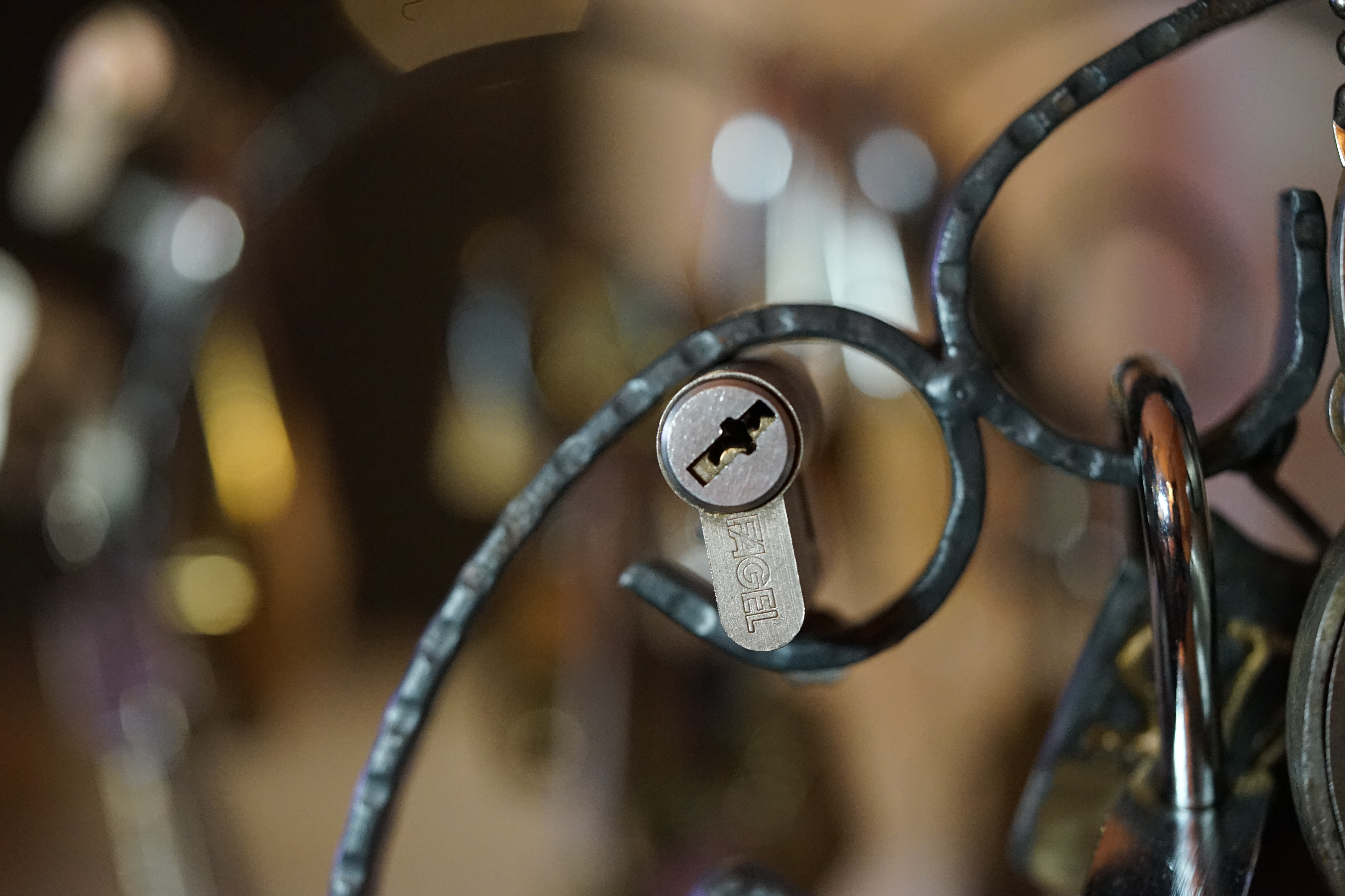 DER AUFMACHER 𝔄𝔯𝔱𝔥𝔲𝔯 𝔅ü𝔥𝔩, 𝔄𝔯𝔱𝔥𝔲𝔯𝔪𝔢𝔦𝔰𝔱𝔢𝔯® Bühl, Arthur, Jahrgang 1961, Made in Germany, Detektiv or Private Investigator how Mr. Smitz from the PLAYBOY, Beverly Hills, say`s. Yes Mr. Smitz i will send you the Photo Arthurmeister`s F 1, Jacket for your LeporelloUS. to your E - Mail Mr.Smitz@Mr.Smitz.us. Ok, Mr. Smitz. Mr. Smitz do you know what Google Earth is ? Take BÜHL Arthur, only by Google Earth, you know ? have done it ? Yes Google will show you my Panel superfast. Cool, Arthurmeister, cool. Yes Mr. Smitz, this can i do for you too ! Yes with SEO. Yes, yes, i have Arkadasch erklärt, sein Erikli pasta is not so genial. Der beste Zwetschgenkuchen, you know plum tart, is from the Stadt Bühl. Not laughing in the USA. Bühl is a City like my Name. And the People in this City called it: Zwetschgendatschi ! you know. This is the world best plumcake. Yes Datschi. Yes, Stadt Bühl is near Baden - Baden, the Casino, you know ! Yes. Baden-Württemberg. You must know there is since 1927 the traditionell Zwetschgenfest. And there ist the Zwetschgenkönigin ! Mr. Smitz, my Ur Ur Ur Ur Grandfather is born in Bühl. My Great Grand Grand Mother where also born in the town Bühl. Their profession was Zwetschgenpicker. Not Lockpicker, Zwetschgen / Plum Picker. And Rüttler. Oh, really ! Yes, Yes. And since this time the name of the family Bühl from the Stadt Bühl is: Yes you know - Buehl. Yes i will give Greetings from you to Mrs. Friede Springer from the Newspaper BILD et. Yes, the Elbphilharmonie is in Betrieb. OH, Mr. Smitz, greeting´s to you from Joe Asbbery, NBA, you know. Tomorrow we will meet us in the Hasenstübchen, our Rabbit Hall. For Lockpicking und Beer. Call you. Parole Emil ! 𝗗𝗶𝗲 𝗘 - 𝗠𝗮𝗶𝗹 𝗹𝗮𝘂𝘁𝗲𝘁: 𝗔𝗿𝘁𝗵𝘂𝗿𝗺𝗲𝗶𝘀𝘁𝗲𝗿@𝗔𝗿𝘁𝗵𝘂𝗿𝗺𝗲𝗶𝘀𝘁𝗲𝗿.𝗱𝗲 𝗗𝗶𝗲 𝗘 - 𝗠𝗮𝗶𝗹 𝗹𝗮𝘂𝘁𝗲𝘁: 𝗔𝗿𝘁𝗵𝘂𝗿𝗔𝗻𝗱𝗿𝗲𝗮𝘀𝗕𝘂𝗲𝗵𝗹@𝗔𝗿𝘁𝗵𝘂𝗿𝗔𝗻𝗱𝗿𝗲𝗮𝘀𝗕𝘂𝗲𝗵𝗹.𝗱𝗲 Verschlagwortet mit Bühl er Zwetschge, Zwetschgenhengst, Pflaume, plum, Erikli, prugna torta, Datschi, süss. ♥ Zwetschgen Heini verschlagwortet mit: ♥ Vokuhila, Friseur ♥ Schwäbischer Hengst, Zwetschgen Heini, Bühl Art, Zwetschge, Google Earth, Mittelpunkt der Welt, Martinameisterin, Cartomanze, Scholischek, " HIGH NOON ! ". ♥ Parole Emil !