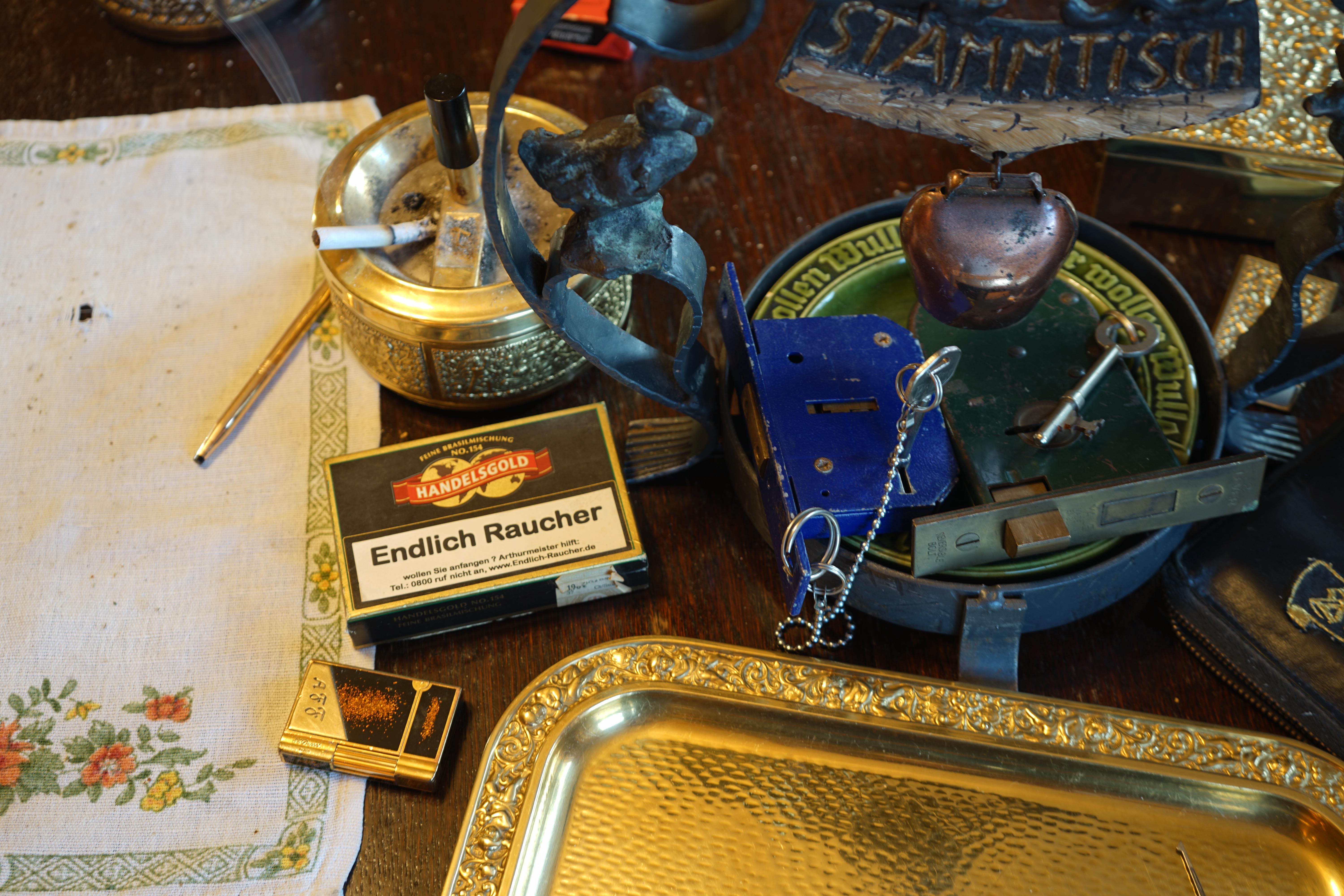 In der Vitrine von Arthur Andreas Bühl, Arthurmeister® sind Schlösser, Padlocks, von ABUS, BKS, CES, DOM, EVVA, Assa Abloy, Z Ikon, Kaba, Keso, ASSA, Winkhaus, Wilka, Trelock, Schmelting, Bode Panzer, Ancor Las, Drumm Geminy, Xylock, SEA, Medeco, Mul-T-Lock, Cut away, ABUS Granit, Pfaffenhain, E*S, ESS, Nemef, BAB, Babelsberg, Stasi, Diskus, WMF, Tesa, Noch, Vachette, Cisa, Wally, Rielda, Mottura, Viro, FAI, GeGe, Fichet, Bode Panzer, Tresor, Bramah, Protector, Braun`s Patent, Walomatus, Arolds, Combination Lock, Yale, Master, American Lock, Tubular, China, Indien, Aligarh, Nepal, Thailand, Zahlenschlösser, Himmelsschlüssel und noch vieles mehr, vorhanden. Alle Schliesszylinder sind Übungsmaterial für das Lockpicking. Schlagschlüssel und so vieles mehr, sind auch dabei. Auch der Sputnik. Verschlagwortet mit: ♥ Vokuhila, Friseur ♥ Schwäbischer Hengst, Zwetschgen Heini, Bühl er, Zwetschge, Google Earth, Mittelpunkt der Welt, Martinameisterin, Cartomanze, Scholischek, \" HIGH NOON ! \". ♥ Parole Emil !