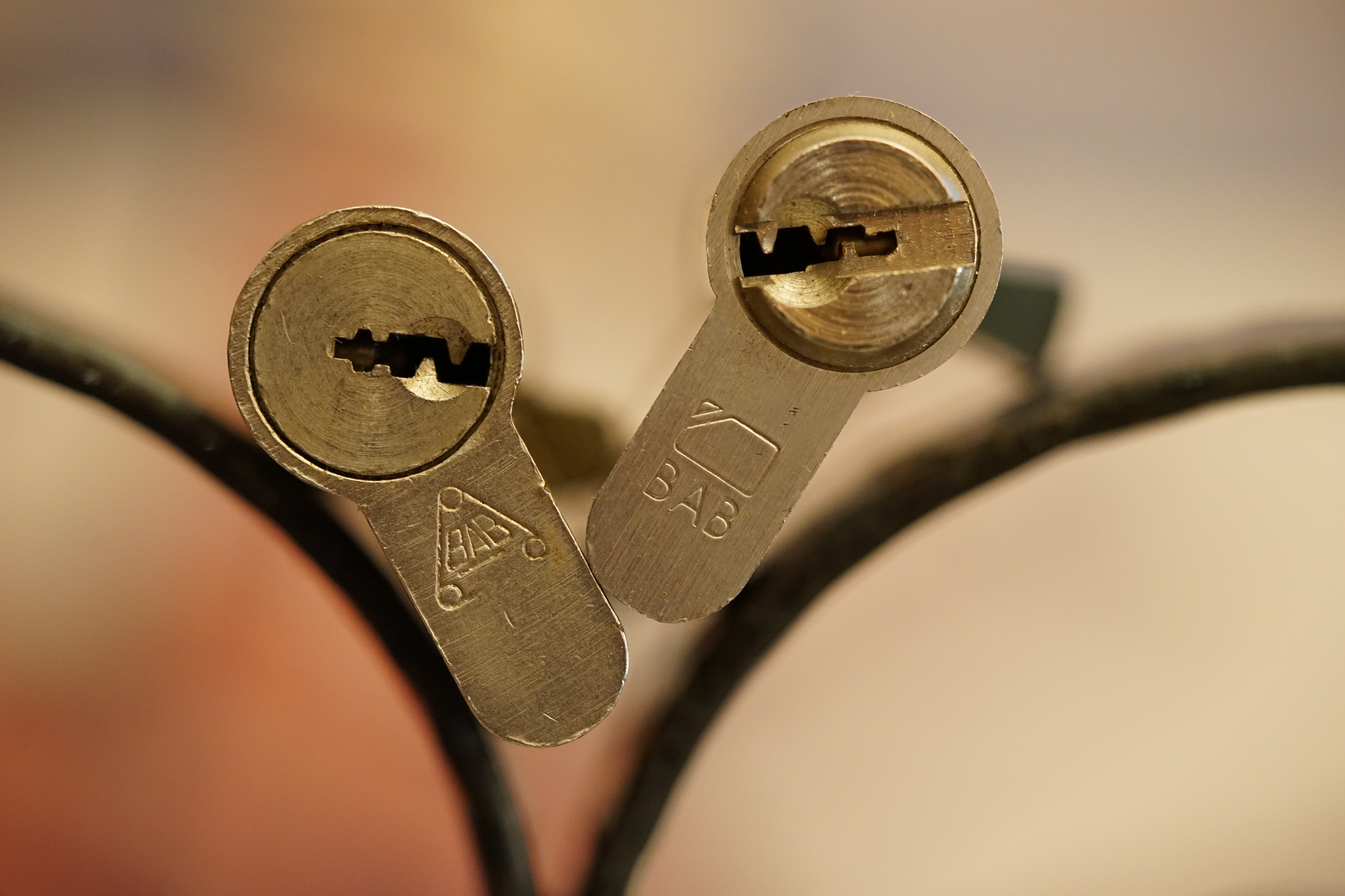 Arthur Andreas Bühl, Detektiv, made in Germany, born 1961 in Stuttgart, Baden - Württemberg, living in HAM, Im Dienste der Wahrheitsfindung unterwegs, betreibt in seiner Freizeit Lockpicking aus Leidenschaft. Der mehrfache Deutsche Meister wird in der WIRED als " Master of the Universe " betitelt. In der BILD et ist der Artikel " Herr der Schlösser " abgedruckt. Im Hasenstübchen - Fuhlsbüttel, am Hasenberge, Santa Fu, wird gefeiert. Arthurmeister® stellt seinen Leporello " Der Aufmacher " vor. Der Stammtisch grölt " OFFEN ". Scholischek, Rudi, Heike I, Noagerlzutzler, Arthur und Joe Asberry, der alte NBA ler, prosten sich zu. Arthurmeister`s Jukebox auf YouTube spielt Pointer Sisters - Slow Hand ! ♥ Beim Tanzen ruft die Cartomanze " Ey du Sympthieträger ♥, komm mal her " ! SEO für heute: DETEKTIV, Arthur Bühl, Lockpicker, Deutscher Meister, pickt ABUS Padlock. 𝐀𝐫𝐭𝐡𝐮𝐫 𝐀𝐧𝐝𝐫𝐞𝐚𝐬 𝐁ü𝐡𝐥, 𝐃𝐞𝐭𝐞𝐤𝐭𝐢𝐯, 𝐦𝐚𝐝𝐞 𝐢𝐧 𝐆𝐞𝐫𝐦𝐚𝐧𝐲, 𝐛𝐨𝐫𝐧 𝟏𝟗𝟔𝟏 𝐢𝐧 𝐒𝐭𝐮𝐭𝐭𝐠𝐚𝐫𝐭, 𝐁𝐚𝐝𝐞𝐧 - 𝐖ü𝐫𝐭𝐭𝐞𝐦𝐛𝐞𝐫𝐠, 𝐥𝐢𝐯𝐢𝐧𝐠 𝐢𝐧 𝐇𝐀𝐌, 𝐈𝐦 𝐃𝐢𝐞𝐧𝐬𝐭𝐞 𝐝𝐞𝐫 𝐖𝐚𝐡𝐫𝐡𝐞𝐢𝐭𝐬𝐟𝐢𝐧𝐝𝐮𝐧𝐠 𝐮𝐧𝐭𝐞𝐫𝐰𝐞𝐠𝐬, 𝐛𝐞𝐭𝐫𝐞𝐢𝐛𝐭 𝐢𝐧 𝐬𝐞𝐢𝐧𝐞𝐫 𝐅𝐫𝐞𝐢𝐳𝐞𝐢𝐭 𝐋𝐨𝐜𝐤𝐩𝐢𝐜𝐤𝐢𝐧𝐠 𝐚𝐮𝐬 𝐋𝐞𝐢𝐝𝐞𝐧𝐬𝐜𝐡𝐚𝐟𝐭. 𝐃𝐞𝐫 𝐦𝐞𝐡𝐫𝐟𝐚𝐜𝐡𝐞 𝐃𝐞𝐮𝐭𝐬𝐜𝐡𝐞 𝐌𝐞𝐢𝐬𝐭𝐞𝐫 𝐰𝐢𝐫𝐝 𝐢𝐧 𝐝𝐞𝐫 𝐖𝐈𝐑𝐄𝐃 𝐚𝐥𝐬 " 𝐌𝐚𝐬𝐭𝐞𝐫 𝐨𝐟 𝐭𝐡𝐞 𝐔𝐧𝐢𝐯𝐞𝐫𝐬𝐞 " 𝐛𝐞𝐭𝐢𝐭𝐞𝐥𝐭. 𝐈𝐧 𝐝𝐞𝐫 𝐁𝐈𝐋𝐃 𝐞𝐭 𝐢𝐬𝐭 𝐝𝐞𝐫 𝐀𝐫𝐭𝐢𝐤𝐞𝐥 " 𝐇𝐞𝐫𝐫 𝐝𝐞𝐫 𝐒𝐜𝐡𝐥ö𝐬𝐬𝐞𝐫 " 𝐚𝐛𝐠𝐞𝐝𝐫𝐮𝐜𝐤𝐭. 𝐈𝐦 𝐇𝐚𝐬𝐞𝐧𝐬𝐭ü𝐛𝐜𝐡𝐞𝐧 - 𝐅𝐮𝐡𝐥𝐬𝐛ü𝐭𝐭𝐞𝐥, 𝐚𝐦 𝐇𝐚𝐬𝐞𝐧𝐛𝐞𝐫𝐠𝐞, 𝐒𝐚𝐧𝐭𝐚 𝐅𝐮, 𝐰𝐢𝐫𝐝 𝐠𝐞𝐟𝐞𝐢𝐞𝐫𝐭. 𝐀𝐫𝐭𝐡𝐮𝐫𝐦𝐞𝐢𝐬𝐭𝐞𝐫® 𝐬𝐭𝐞𝐥𝐥𝐭 𝐬𝐞𝐢𝐧𝐞𝐧 𝐋𝐞𝐩𝐨𝐫𝐞𝐥𝐥𝐨 " 𝐃𝐞𝐫 𝐀𝐮𝐟𝐦𝐚𝐜𝐡𝐞𝐫 " 𝐯𝐨𝐫. 𝐃𝐞𝐫 𝐒𝐭𝐚𝐦𝐦𝐭𝐢𝐬𝐜𝐡 𝐠𝐫ö𝐥𝐭 " 𝐎𝐅𝐅𝐄𝐍 ". 𝐒𝐜𝐡𝐨𝐥𝐢𝐬𝐜𝐡𝐞𝐤, 𝐑𝐮𝐝𝐢, 𝐇𝐞𝐢𝐤𝐞 𝐈, 𝐍𝐨𝐚𝐠𝐞𝐫𝐥𝐳𝐮𝐭𝐳𝐥𝐞𝐫, 𝐀𝐫𝐭𝐡𝐮𝐫 𝐮𝐧𝐝 𝐉𝐨𝐞 𝐀𝐬𝐛𝐞𝐫𝐫𝐲, 𝐝𝐞𝐫 𝐚𝐥𝐭𝐞 𝐍𝐁𝐀 𝐥𝐞𝐫, 𝐩𝐫𝐨𝐬𝐭𝐞𝐧 𝐬𝐢𝐜𝐡 𝐳𝐮. 𝐀𝐫𝐭𝐡𝐮𝐫𝐦𝐞𝐢𝐬𝐭𝐞𝐫`𝐬 𝐉𝐮𝐤𝐞𝐛𝐨𝐱 𝐚𝐮𝐟 𝐘𝐨𝐮𝐓𝐮𝐛𝐞 𝐬𝐩𝐢𝐞𝐥𝐭 𝐏𝐨𝐢𝐧𝐭𝐞𝐫 𝐒𝐢𝐬𝐭𝐞𝐫𝐬 - 𝐒𝐥𝐨𝐰 𝐇𝐚𝐧𝐝 ! ♥ 𝐁𝐞𝐢𝐦 𝐓𝐚𝐧𝐳𝐞𝐧 𝐫𝐮𝐟𝐭 𝐝𝐢𝐞 𝐂𝐚𝐫𝐭𝐨𝐦𝐚𝐧𝐳𝐞 " 𝐄𝐲 𝐝𝐮 𝐒𝐲𝐦𝐩𝐭𝐡𝐢𝐞𝐭𝐫ä𝐠𝐞𝐫 ♥, 𝐤𝐨𝐦𝐦 𝐦𝐚𝐥 𝐡𝐞𝐫 " !