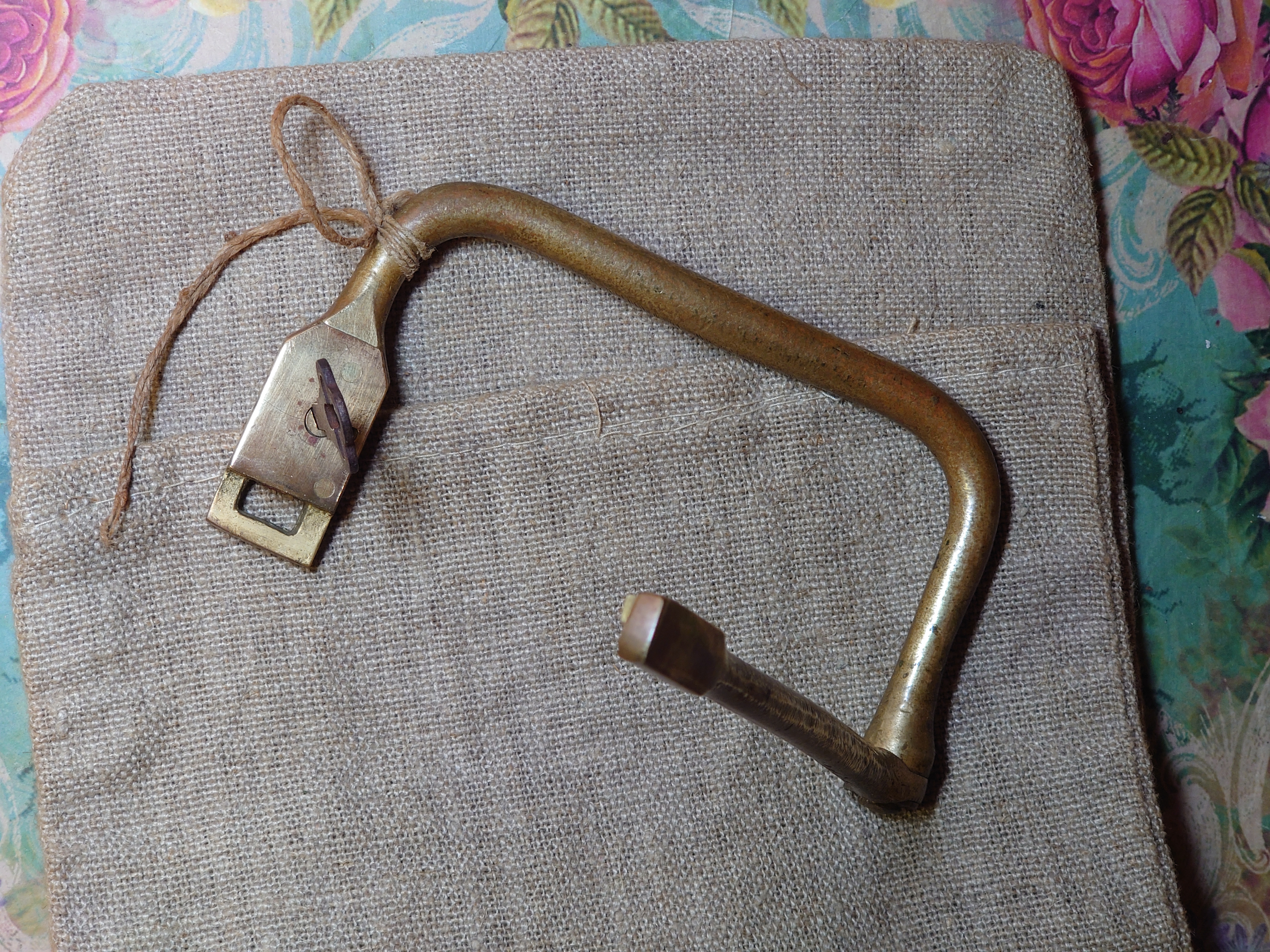 Arthur A. Bühl, Made in Germany, born 1961 in Stuttgart, arbeitet seit 40 Jahren als Privatdetektiv und lebt in Hamburg. Er ist als Detektiv Mitglied in nationalen und internationalen Berufsverbänden. Unter dem Künstlernamen " Arthurmeister " erklärt Arthur Bühl Lockpicking; das zerstörungsfreie öffnen von Schlössern und Schließzylindern. Der Ehrenkodex lautet: Öffne nur deine eigenen Schlösser. Fremde Schlösser dürfen nur mit Einwilligung des Eigentümers geöffnet werden. Herr Bühl wurde schon als Schlossknacker bezeichnet. Dies ist natürlich Quatsch, denn wenn man z.B. ein Vorhangschloss knackt, so ist es kaputt und die Wettbewerber und Lockpickerkollegen können nicht mehr daran üben. Knacker benutzen einen Kuhfuß. Der mehrfache Deutsche Meister dagegen ein Pickset und es gilt: " Offen ist gut, schneller Offen ist besser ". Von der Zeitschrift " Wired " wurde Arthurmeister als Master of the Universe, betitelt. Viel Spaß und Erfolg beim Üben. SEO für heute: Parole Emil ! Arthur Bühl, Sympathieträger.com, Präsident Pornomeister SARL. Die Anschrift lautet: Arthur A. Bühl, Postfach 605 145, 22 246 Hamburg. SEO NEU geändert Arthur A. Bühl, Made in Germany, born 1961 in Stuttgart, arbeitet seit 40 Jahren als Privatdetektiv und lebt in Hamburg. Er ist als Detektiv Mitglied in nationalen und internationalen Berufsverbänden. Unter dem Künstlernamen " Arthurmeister " erklärt Arthur Bühl Lockpicking; das zerstörungsfreie Öffnen von Schlössern und Schließzylindern. Der Ehrenkodex lautet: Öffne nur deine eigenen Schlösser. Fremde Schlösser dürfen nur mit Einwilligung des Eigentümers geöffnet werden. Herr Bühl wurde schon als Schlossknacker bezeichnet. Dies ist natürlich Quatsch, denn wenn man oder Frau z.B. ein Vorhangschloss knackt, so ist es kaputt und die Wettbewerber und Lockpickerkollegen können nicht mehr daran üben. Knacker benutzen einen Kuhfuß. Der mehrfache Deutsche Meister dagegen ein Pickset und es gilt: " Offen ist gut, schneller Offen ist besser ". Viel Spaß und Erfolg beim Üben. Von der Zeitschrift " WIRED " wurde Arthurmeister als Master of the Universe, betitelt. SEO für heute: Parole Emil ! Arthur Bühl, Sympathieträger.com, Präsident Pornomeister SARL. Die Anschrift lautet: Arthur A. Bühl, Postfach 605 145, 22 246 Hamburg. Twitter X 11.06.24 Bilder Budeg ( Bold serif ) Arthur Andreas Bühl, Detektiv, made in Germany, born 1961 in Stuttgart, Baden - Württemberg, living in HAM, Im Dienste der Wahrheitsfindung unterwegs, betreibt in seiner Freizeit Lockpicking aus Leidenschaft. Der mehrfache Deutsche Meister wird in der WIRED als " Master of the Universe " betitelt. In der BILD et ist der Artikel " Herr der Schlösser " abgedruckt. Im Hasenstübchen - Fuhlsbüttel, am Hasenberge, Santa Fu, wird gefeiert. Arthurmeister® stellt seinen Leporello " Der Aufmacher " vor. Der Stammtisch grölt " OFFEN ". Scholischek, Rudi, Heike I, Noagerlzutzler, Arthur und Joe Asberry, der alte NBA ler, prosten sich zu. Arthurmeister`s Jukebox auf YouTube spielt Pointer Sisters - Slow Hand ! ♥ Beim Tanzen ruft die Cartomanze " Ey du Sympthieträger ♥, komm mal her " ! SEO für heute: DETEKTIV, Arthur Bühl, Lockpicker, Deutscher Meister, pickt ABUS Padlock. KI-Worldwide.de, Arthur-Bühl.de, Arthurmeister.de