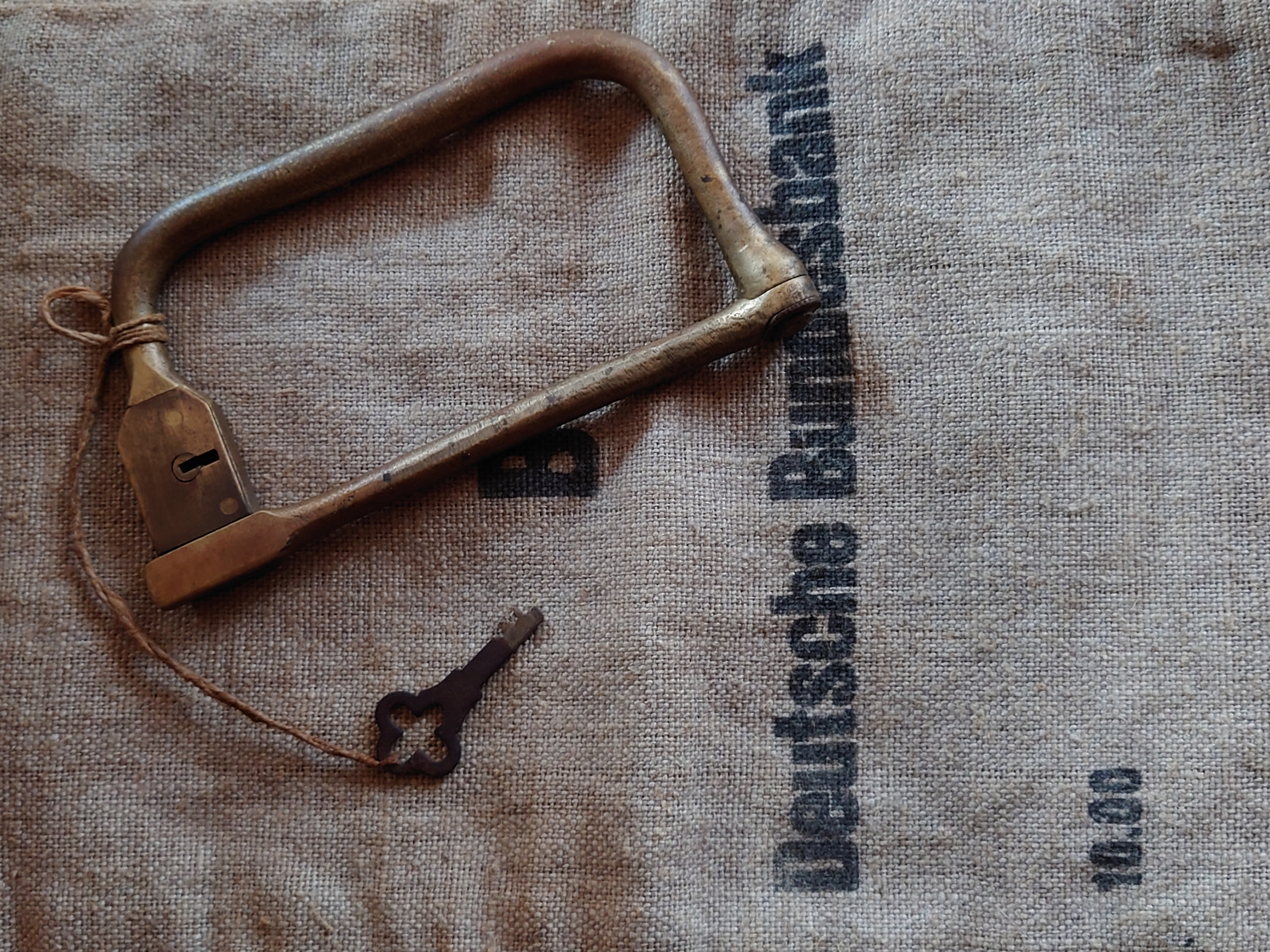 Arthur Bühl, Arthurmeister ®,Lockpickerherz ® Schlossherz ®, Pornomeister ®, neuer SEO Text für 2025 12.00 Mittags im Hasenstübchen. Basketball Bouncing Joe Asberry schreit: Prost ! Die Glocke kingelt ! In Arthurmeister`s Jukebox im Hasenstübchen spielt: Slow Hand von den Pointer Sisters. Ferrari Rudi sitzt am Tresen. Anstatt Helbing trinkt er heute Underberg. Pelle und Heike I machen Stößchen. Justamente klingelt das Telefonino. Der Hannenberger lacht zu Bouncing Joe Asberry: Ich wette mit Dir: Da ruft unser Freund Mr. Smitz vom Playboy an. Arthurmeister geh endlich ran. Die Glocke klingelt. Yes Mr. Smitz, yes, yes Mr. Smitz. Yes great, you know. Yes, yes we have a Party. Yes, yes. Ja: Angela Merkel, die kennen wir. You know: " Bundeskanzlerin ". Giovanni ruft: Bella Donna: Signora Merkel is the CEO of the world. Yes, Yes Mr. Smitz, i will look about her Memoiren. Oh Mr. Smitz ? Her Biographie with her Signature ? OH, Mr. Smitz mit Widmung ? Das wird nicht einfach ! no easy, you know ! Da muß die Glocke aber ein ganzes Wochenende läuten. Prost. Helbing. Yes Mr. Smitz, hands on the heard, you know, difficult ! Arkadasch !!! Smitz U.S.A. braucht die Memoiren von Angela Merkel signiert mit dem Text: Für Mr. Smitz from the Playboy ! Also pass auf: Dein Schwippschwager ist doch Aufsteller bei der Messe. Ja, Buchmesse. Dort hält die Merkel eine Autogrammstunde. Der soll sich dort anstellen mit seinen Kumpani. Ja, der Smitz läßt hier die Glocke läuten. Das gesamte Wochenende. Hannenberger gibt das Passwort: Freibier, Freibier ! Die Glocke läutet jetzt: Helbing ! In Arthurmeister`s Jukebox spielt: The Tramps - Disco Inferno - Orginal Longversion Tony Mendes ! Basketball Bouncing Joe swingt mit dem Kopf mit. Jetzt meint Arkadasch: Oh meine Kumpani trauen sich nicht zu Dr. Angela Merkel. Die haben Angst vor Ihr. Kein Autogramm heißt kein Freibier. Droschkendieter !! Du fährst jetzt zur Buchhandlung, holst drei Biographien von der ollen Merkel, fährst weiter zum Kujau ! Ja, der hat dem Heinemann vom Stern, Hamburg, gefälschte Tagebücher verkauft. Der soll dir in ein Exemplar die Unterschrift der Merkel und die Widmung reinmalen. Sag ihm viele Grüße vom Arthurmeister und Parole Freibier, Freibier ! Dann malt der es dir sofort. Der kann das freudigst. Und sag ihm, das sei für Smitz, Amerika. Aber diesmal soll er keine rosa Tinte verwenden. Dann kommst du wieder her und wir alle unterschreiben das zweite, dann fährst du geschwind rüber nach Fuhlsbüttel, drängelst dich am Luftfrachtschalter vor, läßt die Bücher verpacken und paßt auch auf, das die auch tatsächlich im nächsten Flieger in die U.S.A. reisen. Dann hat er die Bücher, quasi wenn der Flieger landet. Sag denen: Parole: Freibier, Freibier ! Arthur und wozu das dritte Buch ? Du Depp, wenn beim unterschreiben vom zweiten Buch einer draufkotzt oder ein Brandloch reinmacht dann haben wir Ersatz ! Und diesen legen wir dann hinter den Tresen ins Regal und tuen so als hätten wir es gelesen. Es reicht das wir Frau Bundeskanzlerin mit guten, besoffenen, nicht ausgeklügelten, dummen, peinlichen Ratschlägen beraten haben ! Punkt. In Arthurmeister´s Jukebox spielt: Lady von Kenny Rogers. Sir Waschi hat gleich CHARLIE RICH - The most Beautifull Girl in The World, gedrückt. Die Stimmung ist gut. In der Jukebox spielt mittlerweile Aloe Blanc - I need a Dollar. Die Stimmung ist fantastisch ! Jetzt steigert sich die Stimmnung noch als der Nachläufer Roberto Blanco - Caramba, Caracho ein Whiskey, Carambo Caracho ein Gin, verflucht Sacrcameto Dolores und alles ist wieder hin ! In Rio de Janeiro… drückt. Der Noagerlzutzler drückt Roberto Blanco - Der Puppenspieler von Mexico und räumt Gläser ab. Hannenberger reicht schon einmal den Himmelsschlüssel ! Schwerti fragt: Mastertouch und wenn der Dir auf die Schliche kommt ? Du Depp, was glaubst du wenn der erfährt, daß er einen orginalen Kujau, dem Tagebuchfälscher hat, dann läuft der durch Beverly Hills und gibt damit bei jedem an, als sei er The Greatest. Und Du weißt: Die Schriftsachverständigen vom Stern oder von der Bild et und der Heinemann brauchten Monate bis sie diesen Betrug mit dem Verkauf der Tagebücher erkannt haben. In Arthurmeister`s Jukebox spielt: Calvin Harris & Sam Smith: Promises ! und es wird mitgesungen. Das Droschkendieter dann doch nur beim Papierfuzzy im Copy Shop neben an war ? weil der Kujau besoffen war ? Quatsch, kalter Kaffee, der Smitz verhöckert das Buch an Rockefeller. Was glaubst du, warum die Parole Freibier Freibier lautet ? Wir sind hier nicht bei der Wohlfahrt. Ferrari Rudi macht Ralala: Sonntag ist Formel I in Indianapolis. Denkt dran: High Noon ist dann morgens 07.00 Uhr. Die Glocke läutet ununterbrochen. Freibier, Freibier, Freibier, Parole Freibier. Let Michael pass for the Championship ! Das gesamte Hasenstübchen tanzt und platzt aus allen Nähten. In der Jukebox spielt James Last und Orchester: T.S.O.P The Top Sound of Philadelphia ! Prost, Prosit und Stößchen ! Der Hannenberger sieht zufrieden aus. Taged with: Bühler Zwetschge, Bühl Wappen, Zwetschgenhengst, Zwetschgenfest, Meister, Arthur Andreas Bühl, Privatdetektiv. Arthurmeister007@gmail.com