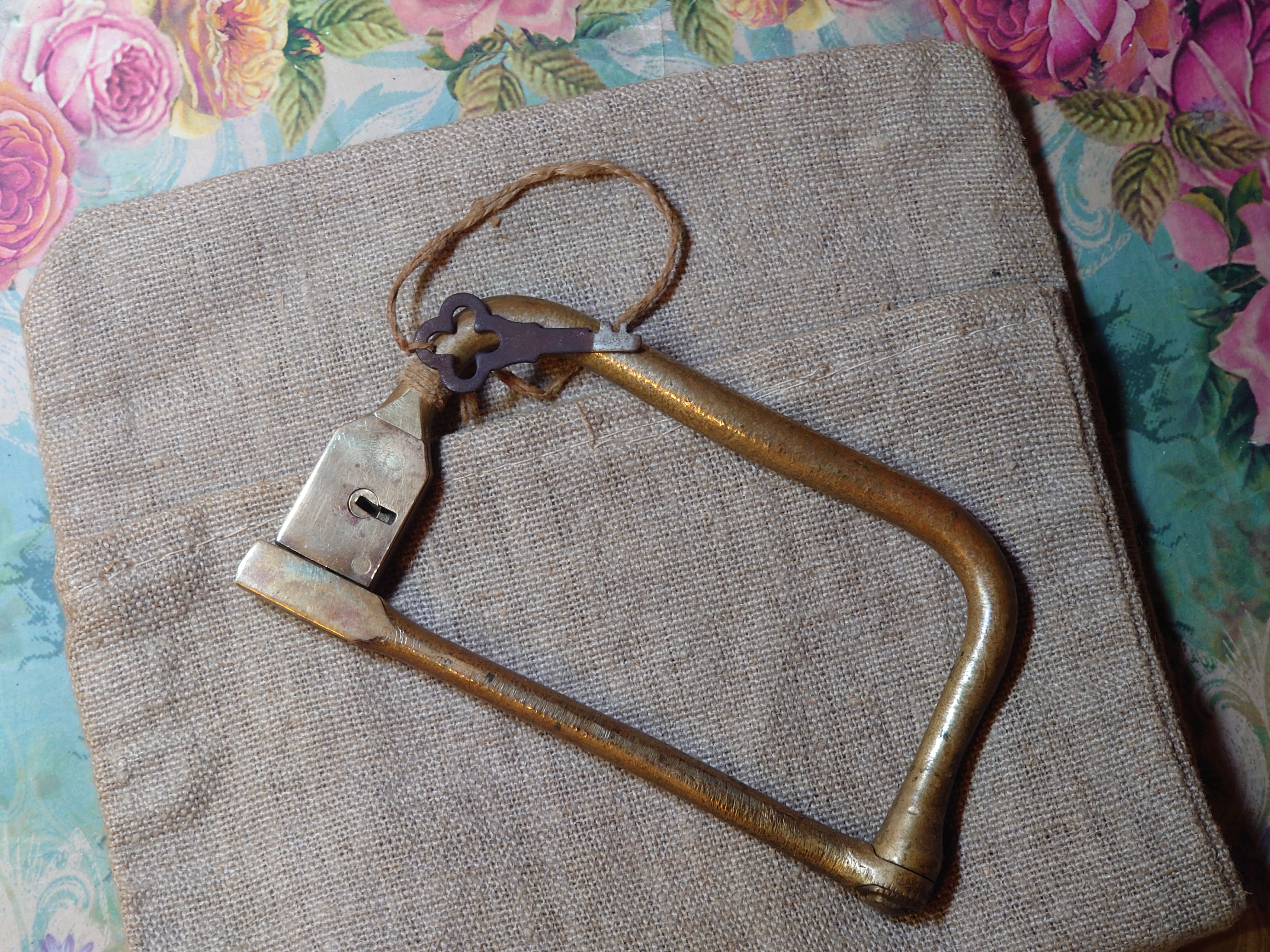 SEO F1 Rudi: ♥ 𝔄𝔯𝔱𝔥𝔲𝔯 𝔅ü𝔥𝔩, 𝔄𝔯𝔱𝔥𝔲𝔯𝔪𝔢𝔦𝔰𝔱𝔢𝔯® Arthur Andreas Bühl, Detektiv und Sympathieträger ♥, Made in Germany, Jahrgang 1961 aus Baden - Württemberg stellt seinen Leporello " Der Aufmacher " vor. Arthurmeister`s Jukebox im Hasenstübchen by YouTube, spielt Pointer Sisters: Slow Hand ! Am Tresen wird Helbing gekippt. Die Lockpicker am Stammtisch trinken nach jeder Öffnung ein Pils, manche auch Weizenbier ! Der Scholischeck nörgelt, weil er kein Padlock öffnen kann ! Ferrari Rudi brüllt: Martina die F1 Saison beginnt. Wir fliegen zum Hockenheimring ! Der Hannenberger sagt: Ich will auch mit ! Martina schreit: Minardi, wir gewinnen nie. Minardiiii, wir gewinnen niiiie. Und der Alex Young darf auch nicht mit. Can not drive ! Verschlagwortet mit Buehl, Buhl, Rotkäppchen, Zwetschgenhengst, Bühl er Zwetschge SEO für heute: Arthur Bühl, Arthurmeister® Arthur ♥ Schwäbischer Hengst, Heini, Zwetschgen Hengst, Buhl, Artur, Buehl er, Zwetschge, Made in Germany, Born 1961, Sympathieträger, Google Earth, Mittelpunkt der Welt, Pflaumen, Arkadasch, Datschi, ♥ Martinameisterin, Cartomanze, Scholischek, " HIGH NOON ! ", ♥ ♥ Vokuhila, Friseur ♥ Parole Emil !