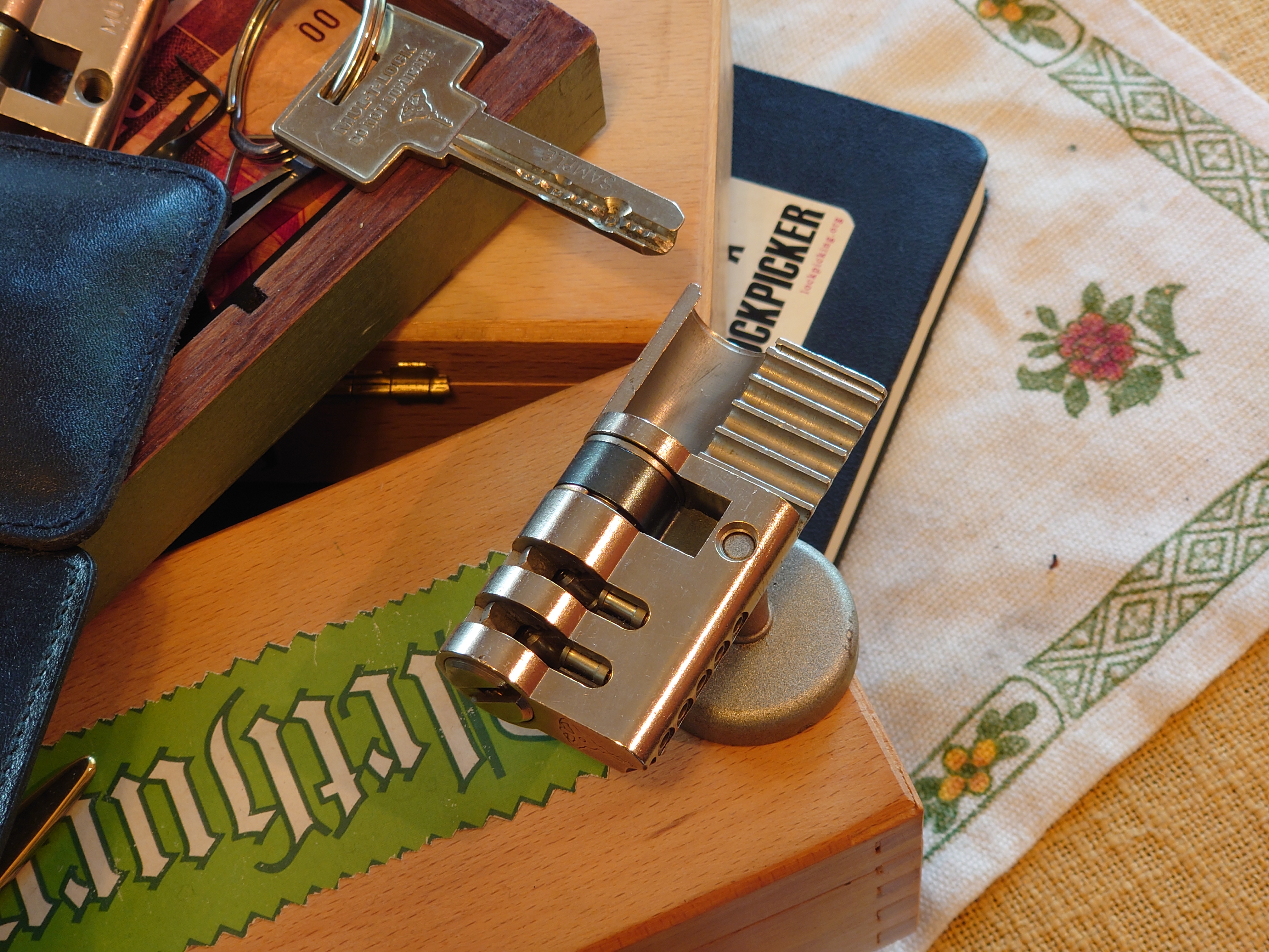 Bühl. Arthur A. Bühl. Der Sympathieträger ist in Stuttgart, Baden - Württemberg geboren. Der Detektiv lebt in HAM. H1 Text der SEO schreibt: 𝔄𝔯𝔱𝔥𝔲𝔯 𝔅ü𝔥𝔩, 𝔄𝔯𝔱𝔥𝔲𝔯𝔪𝔢𝔦𝔰𝔱𝔢𝔯 ® Bühl, Arthur, Jahrgang 1961, Made in Germany, Detektiv or Private Investigator how Mr. Smitz from the PLAYBOY, Beverly Hills, say`s. Yes Mr. Smitz i will send you the Photo Arthurmeister`s F 1, Jacket for your LeporelloUS. to your E - Mail Mr.Smitz@Mr.Smitz.us. Ok, Mr. Smitz. Mr. Smitz do you know what Google Earth is ? Take BÜHL Arthur, only by Google Earth, you know ? have done it ? Yes Google will show you my Panel superfast. Cool, Arthurmeister, cool. Yes Mr. Smitz, this can i do for you too ! Yes with SEO. Yes, yes, i have Arkadasch erklärt, sein Erikli pasta is not so genial. Der beste Zwetschgenkuchen, you know plum tart, is from the Stadt Bühl. Not laughing in the USA. Bühl is a City like my Name. And the People in this City called it: Zwetschgendatschi ! you know. This is the world best plumcake. Yes Datschi. Yes, Stadt Bühl is near Baden - Baden, the Casino, you know ! Yes. Baden-Württemberg. You must know there is since 1927 the traditionell Zwetschgenfest. And there ist the Zwetschgenkönigin ! Mr. Smitz, my Ur Ur Ur Ur Grandfather is born in Bühl. My Great Grand Grand Mother where also born in the town Bühl. Their profession was Zwetschgenpicker. Not Lockpicker, Zwetschgen / Plum Picker. And Rüttler. Oh, really ! Yes, Yes. And since this time the name of the family Bühl from the Stadt Bühl is: Yes you know - Buehl. Yes i will give Greetings from you to Mrs. Friede Springer from the Newspaper BILD et. Yes, the Elbphilharmonie is in Betrieb. OH, Mr. Smitz, greeting´s to you from Joe Asbbery, NBA, you know. Tomorrow we will meet us in the Hasenstübchen, our Rabbit Hall. For Lockpicking und Beer. Call you. Parole Emil ! H1 Text der SEO schreibt weiter: 𝔄𝔯𝔱𝔥𝔲𝔯 𝔅ü𝔥𝔩, 𝔄𝔯𝔱𝔥𝔲𝔯𝔪𝔢𝔦𝔰𝔱𝔢𝔯® Herr Arthur Bühl, kritischer Privatdetektiv aus der Hansestadt Hamburg, bereitet sich auf ein Interview mit der BILD et vor. Bei Babsi und Gina in Fuhlsbüttel wird ihm zuvor der Vokuhila geschnitten. Herr Arthur Bühl wurde schon in der BILD et als " Herr der Schlösser " beschrieben. " Ein bisschen Ruhe bitte " schreibt Jan Freitag von der TAZ. Er erwähnt auch eine Mustertür by Wendt. Es wird darin herumgeprökelt. Selbst Arthur Bühl, der weltbeste aus dem Lockpicker Mekka Hamburg, betreibt pures Understatement, weil er sein Schloss in nur 20 Sekunden " geknackt " hat. Charles Graeber von der Wired.com beschreibt in seinem Artikel Master Lock - Pickers do bottle Arthur Bühl " The Master of the Universe ", Arthur Bühl a private Detective of Germany open locks. Bühl`s Fabio - the - Barbarian Look stands out. He wins the Dutch Open and is now Master of the Universe. The people cry: " Arthurmeister ! booms Arthurmeister ". Mark Webber Tobias, the Author of Locks, Safes, and Security, a Police Reverence, say: Arthurmeister, that ist beautyful. " Open ! " sagt Arthurmeister ", offen ist gut, schneller offen ist besser ". " Beer !" Arthurmeister booms back and a new Champion is born. Die Welt berichtet: " Die Kunst, Schlösser ohne Schlüssel zu öffnen ". Vereinsmitbegründer und Vizepräsident Arthur Bühl trägt seine Leidenschaft schon auf der Krawatte. Sie ist rot mit gelben Schlüsseln drauf. Intern wird er ehrfürchtig " Meister Arthur " gerufen. Er hat es zum siebenfachen Deutschen Meister in verschiedenen Disziplinen geschafft. Er pickt seit der Kindheit. Sein erstes Trainingsobjekt war sein Spardosenschloss - Ein klassischer Einstieg… . Die Slate berichtet über Arthur Bühl als Lockpicking Legend. Es gibt einen Artikel Tool for Picking and Decoding by Stasi, CCC, Vortrag Berlin. Amateur Hour berichtet: Arthurmeister has " The Master Touch ". Bei den Kaba Day `s im Europa Park Rust schreibt die Pressebox: auf großes Interesse der Teilnehmer stieß auch die praktische Vorführung von Steffen Wernéry und Arthur Bühl, die gängige mechanische Schließzylinder ohne Schlüssel zerstörungsfrei öffnen. Meist in Sekundenschnelle. Auch die Chemnitzer Zeitung " Freie Presse " hat über das Lockpicking und Arthur Andreas Bühl alias Arthurmeister berichtet. Dwight Perry schreibt: Arthur Bühl has good hands ! In der Philalocksmith wird Arthur Bühl auch als Lockpicking Legend betitelt. Es gibt auch einen Beitrag, 360 Meridianos. In der Datenschleuder, CCC, wurde über ihn als Sympathieträger berichtet. Veröffentlicht unter Linkedin, Xing, Google Panel, Twitter X.