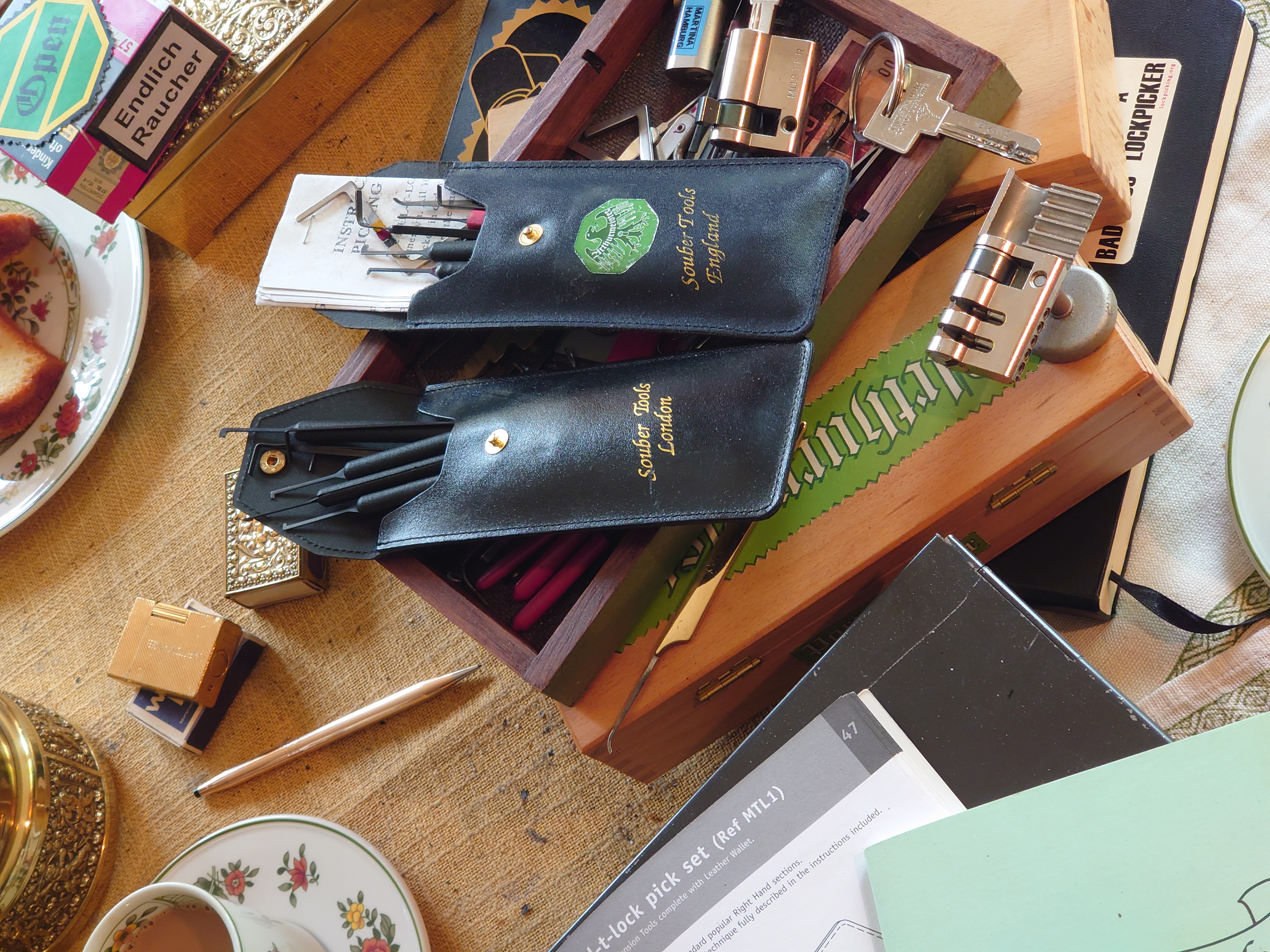 H1 Text der SEO schreibt weiter: 𝔄𝔯𝔱𝔥𝔲𝔯 𝔅ü𝔥𝔩, 𝔄𝔯𝔱𝔥𝔲𝔯𝔪𝔢𝔦𝔰𝔱𝔢𝔯® Herr Arthur Bühl, kritischer Detektiv aus der Hansestadt Hamburg, bereitet sich auf ein Interview mit der BILD et vor. Bei Babsi und Gina in Fuhlsbüttel wird ihm zuvor der Vokuhila geschnitten. Herr Arthur Bühl wurde schon in der BILD et als " Herr der Schlösser " beschrieben. " Ein bisschen Ruhe bitte " schreibt Jan Freitag von der TAZ. Er erwähnt auch eine Mustertür by Wendt. Es wird darin herumgeprökelt. Selbst Arthur Bühl, der weltbeste aus dem Lockpicker Mekka Hamburg, betreibt pures Understatement, weil er sein Schloss in nur 20 Sekunden " geknackt " hat. Charles Graeber von der Wired.com beschreibt in seinem Artikel Master Lock - Pickers do bottle Arthur Bühl " The Master of the Universe ", Arthur Bühl a private Detective of Germany open locks. Bühl`s Fabio - the - Barbarian Look stands out. He wins the Dutch Open and is now Master of the Universe. The people cry: " Arthurmeister ! booms Arthurmeister ". Mark Webber Tobias, the Author of Locks, Safes, and Security, a Police Reverence, say: Arthurmeister, that ist beautyful. " Open ! " sagt Arthurmeister ", offen ist gut, schneller offen ist besser ". " Beer !" Arthurmeister booms back and a new Champion is born. Die Welt berichtet: " Die Kunst, Schlösser ohne Schlüssel zu öffnen ". Vereinsmitbegründer und Vizepräsident Arthur Bühl trägt seine Leidenschaft schon auf der Krawatte. Sie ist rot mit gelben Schlüsseln drauf. Intern wird er ehrfürchtig " Meister Arthur " gerufen. Er hat es zum siebenfachen Deutschen Meister in verschiedenen Disziplinen geschafft. Er pickt seit der Kindheit. Sein erstes Trainingsobjekt war sein Spardosenschloss - Ein klassischer Einstieg… . Die Slate berichtet über Arthur Bühl als Lockpicking Legend. Es gibt einen Artikel Tool for Picking and Decoding by Stasi, CCC, Vortrag Berlin. Amateur Hour berichtet: Arthurmeister has " The Master Touch ". Bei den Kaba Day `s im Europa Park Rust schreibt die Pressebox: auf großes Interesse der Teilnehmer stieß auch die praktische Vorführung von Steffen Wernéry und Arthur Bühl, die gängige mechanische Schließzylinder ohne Schlüssel zerstörungsfrei öffnen. Meist in Sekundenschnelle. Auch die Chemnitzer Zeitung " Freie Presse " hat über das Lockpicking und Arthur Andreas Bühl alias Arthurmeister berichtet. Dwight Perry schreibt: Arthur Bühl has good hands ! In der Philalocksmith wird Arthur Bühl auch als Lockpicking Legend betitelt. Es gibt auch einen Beitrag, 360 Meridianos. In der Datenschleuder, CCC, wurde über ihn als Sympathieträger berichtet. Veröffentlicht unter Linkedin, Xing, Google Panel, Twitter X.