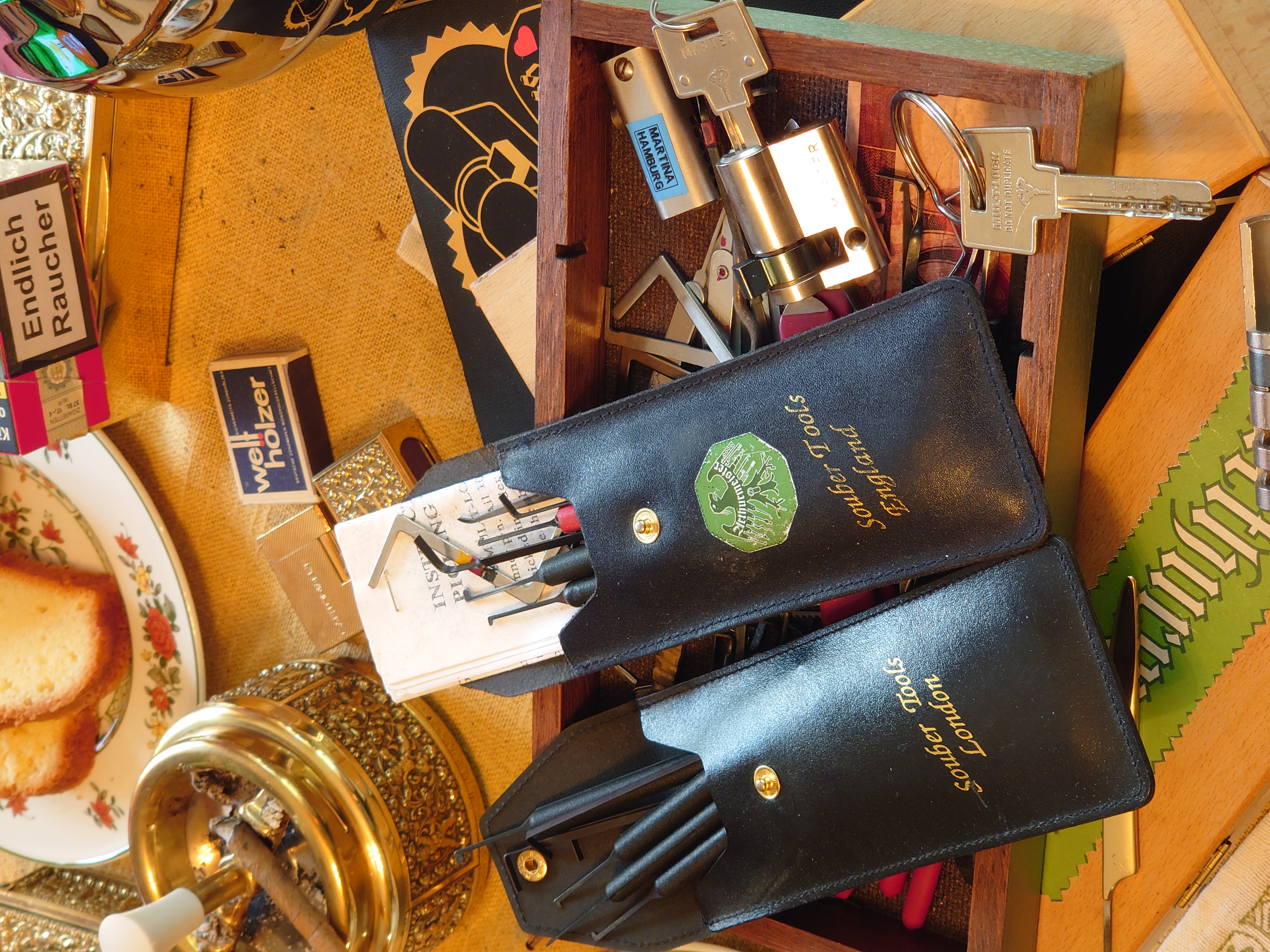 𝔄𝔯𝔱𝔥𝔲𝔯 𝔅ü𝔥𝔩, 𝔄𝔯𝔱𝔥𝔲𝔯𝔪𝔢𝔦𝔰𝔱𝔢𝔯 ® Freunde ! spricht Arthur Bühl, Detektiv aus ( HAM ), und hebt den Zeigefinger: Ihr mit eurer künstlichen Intelligenz. Die muß trainiert werden. Wie der Stammtisch. Und die Schlagworte wie Arthurmeister ® bürgerlich Arthur Andreas Bühl ist mehrfacher Deutscher Meister im Lockpicking, müssen hinzugefügt werden. Arthurmeister öffnet Schließzylinder, Profilzylinder, Vorhangschlösser zersörungsfrei. Die Benutzung von E - Pick, Sperrzeug, Pickset, Schlagschlüssel sind natürlich erlaubt. Alle Dietriche und Werkzeuge die das Schloss nicht beschädigen ! Arthur Bühl gibt auch seinen Kollegen im Detektiv - Verband als Performance Künstler Einblick in die Welt des Lockpicking, die Welt der Schloss Herzen und zeigt ebenfalls Öffnungsmethoden der Stasi und deren operatives Vorgehen. Arthur Bühl ist weiter Präsident der eingetragenen Schutzmarke Pornomeister ® S.A.R.L und stellt dort auf seiner Internetseite Schnitt - und Cutmodelle von Schließzylindern und Tresorschlössern vor. Während Bild et Uschi stenografiert erklingt aus der Jukebox im Hasenstübchen der Klassiker: Slow Hand von den Pointer Sister`s. Hannenberger fragt: Wie immer ? Arkadasch meint: Heute Helbing ! BILD et Uschi mit Parole Emil ! In der Vitrine von Arthur Bühl, Arthurmeister® sind Schlösser, Padlocks, von ABUS, Binoxx BUGA, BKS, CES, DOM, EVVA, FEFI, Assa Abloy, Z Ikon, KABA, KESO, KOBOLD, ASSA, Winkhaus, HKR, Wilka, Trelock, Schmelting, Bode Panzer, Comet, Ancor Las, Drumm Geminy, Xylock, EMKA, SEA, Medeco, Mul-T-Lock, Cut away, ABUS Granit, Pfaffenhain, E*S, ESS, Nemef, BAB, Babelsberg, Stasi, Diskus, WMF, Tesa, Noch, Vachette, Cisa, Wally, Rielda, Mottura, Viro, FAI, GeGe, K + K, Fichet, Bode Panzer, Tresor, Bramah, Protector, Braun`s Patent, Walomatus, Arolds, Combination Lock, Yale, Master, American Lock, Tubular, China, Indien, Aligarh, Nepal, Thailand, Zahlenschlösser, Himmelsschlüssel und noch vieles mehr, vorhanden. Alle Schliesszylinder sind Übungsmaterial für das Lockpicking. Schlagschlüssel und so vieles mehr, sind auch dabei. Auch der Sputnik. Verschlagwortet mit: ♥ Vokuhila, Friseur ♥ Schwäbischer Hengst, Zwetschgen Heini, Bühl er, Zwetschge, Google Earth, Mittelpunkt der Welt, Martinameisterin, Cartomanze, Scholischek, " HIGH NOON ! ". ♥ Parole Emil ! Arthurmeister`s Jukebox im Bunny Hall, B - Seite Einmal den Himmelsschlüssel aus der Hand gegeben. Der Stammtisch hat sofort eine Bass - Boom - Box, angeschlossen. Wie inner Disse ! Werbefrei. Mit Lichtorgel. Bouncing Joe und Schwerti drücken: Du wirst immer schöner ! Heike IV versucht sich an der Sportart Purzelbaum. Prost und Stößchen ! LiBi`s vom Lockpicking am Stammtisch sind unter Bunter Nachmittag, anzuschauen. Also: Viel Spaß ! und das Passwort lautet: Freibier Freibier ! Lautstärke ? " OFFEN ". Magic Fly. Arthur Buehl de oder Pornomeister de