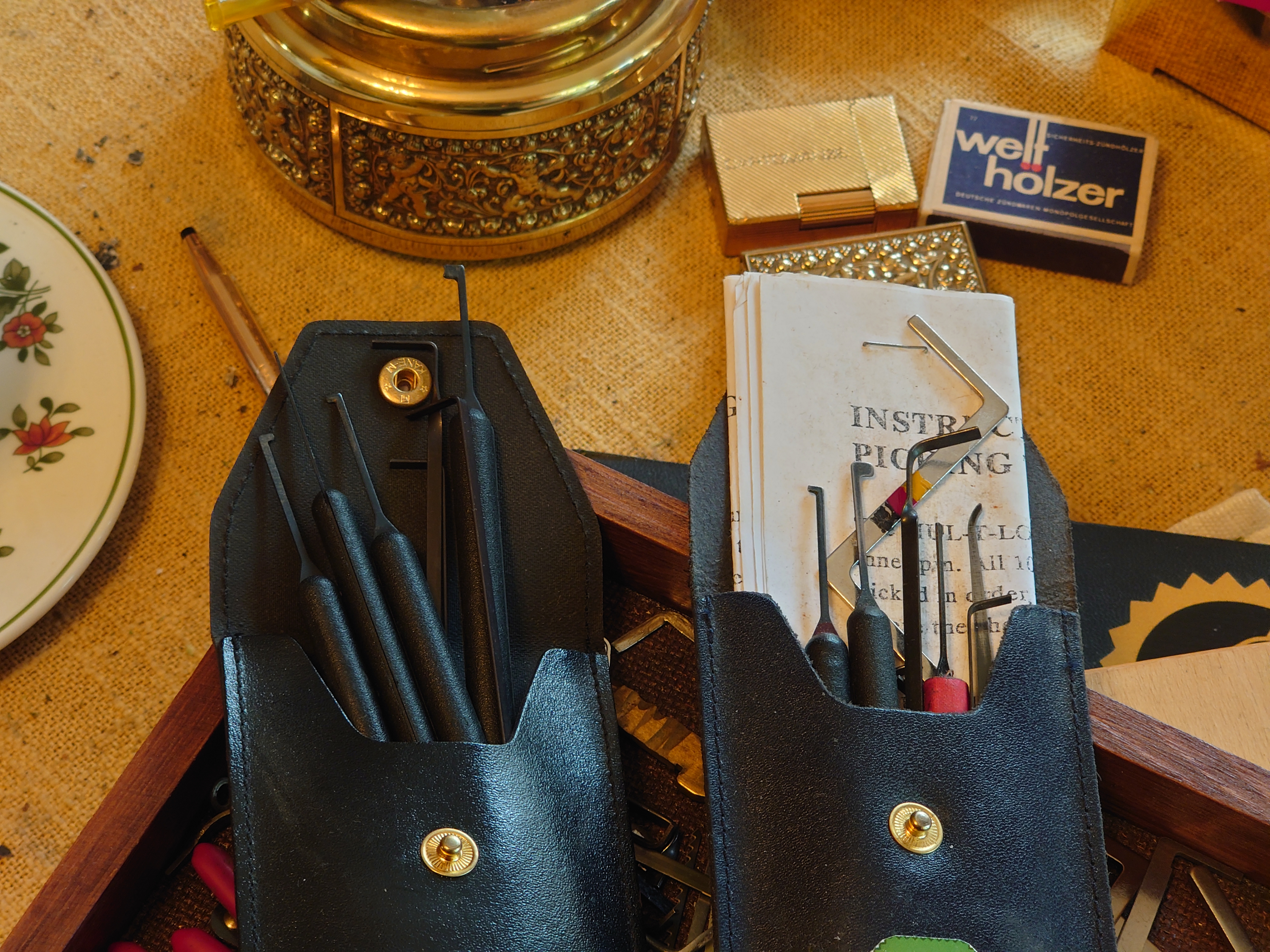 𝔄𝔯𝔱𝔥𝔲𝔯 𝔅ü𝔥𝔩, 𝔄𝔯𝔱𝔥𝔲𝔯𝔪𝔢𝔦𝔰𝔱𝔢𝔯 ® Arthur Bühl, Sympathieträger aus Fuhlsbüttel ( HAM ) betritt das Hasenstübchen. Arthurmeister`s Jukebox spielt: Slow Hand ! Ey Arthurmeister, du alter Sympathieträger: Heute schon gepickt oder was. Heute erst so spät lallt der Scholischek. Der Aufhocker: Prost Helbing ! Der Arkadasch prostet und sabbelt los. Im Hintergrund ist der Objektleiter Hannenberger zu hören: Wie immer. Arthur mein Cousin aus Istanbul ist doch verheiratet mit der Nichte meines Schwippschwager`s und dessen Frau kommt aus Sofia Bulgarien und deren Mann hat eine Schwester und die auch einen Freund und der hat ein Schloss und das ist zu und soll geöffnet werden und wie immer wird Dir ein baugleiches Schloss zum Verbleib in deiner Sammlung zugesandt. Der Einernoch in einem Wort: ABUS. Der Gelenkbusfuzzy, der HSV Ute und BMW Dedl sitzen am Stammtisch. Die Jukebox spielt Ina Müller: Dörp Reggae, au ja Jan Delay. Ute: Stößchen für den HSV. Bouncing Joe Asberry means great NBA. Heike VI lacht: Air Ball. Der Automatenpeter drückt an Arthurmeister`s einarmigen Banditen herum ! Herr Arthur Bühl du Detektiv: Warum gewinne ich immer ? Boogie lallt: ich will auch einen einarmigen Banditen. Heike II will wissen: Wo hast Du denn den einarmigen her ? Das Liebchen flötet: ich will auch immer gewinnen ! Justamente ruft Mr. Smitz vom Playboy, Hollywood, aus seiner Stammkeipe Bunny Hall, im ersten Stock auch Rabbit House, genannt, an. Ey Pornomeister: Is all tutti aposto, what`s going on. I have a Lock for your Lockpicking Sport, you know Pornomaster®. It is an ABUS. No really: A ABUS Padlock. A cutted Modell. Yes orginal from the Company. Yes, ZEUS or ABUS too, yes, yes made in Hong Kong. Stößchen for all, yes, yes Lokalrunde ! you know, yes Käppchen, yes, yes Rotkäppchen. A Bottle from Helbing for the Noagerlzuzler an another Bottle of GabiKo for Scholischek. Yes, yes, for the Einernoch and the buongiorno Eierlikör. The Jukebox plays: T S O P, the top sound of Philadelphia. Die Jukebox im Bunny Hall spielt von der B - Seite Engelbert. Yes, yes, from Vegas. Hilton. America, you know ! Arthurmeister: today is the Keyword: free beer free beer, yes yes, Freibier Freibier, you know. And for the BILD et Uschi greeting`s and stößchen`s. Yes, yes, i have a telefon call with her. She tells me the KI, the chat Gpt from Google the Pornomeister® , you know, beause you are the Präsident from Pornomeister® SARL int. you are tagged with our Präsident Donald Trump. Yes, yes really. With`s the greatest Prädident ! Shure, yes he tells America first. The Jukebox play`s: I Love America. Yes, Yes now listen, yes zuhören, listen you know. I have Kontakte, Connections, you know to Stuttgart. Yes. Patsch Baracks. Yes, and Kelly Baracks too. Yes and we are people from the Hasenstübchen and the Strigoy, yes with the Strigoy and the Droschkendieter we have a Kontakt, yes a telefon call to Mr. Präsident Donald Trump, you know. Buon Giorno ! Trump has as anounced he will fly with his Air Force One to HAM. Yes, Yes, Droschkendieter will him picking up in Fuhlsbüttel. We think inkognito, mayby with Melania. In Arthurmeister`s Jukebox spielt: Schöner fremder Mann ! Schwerti rülpst Prost und F1 Rudi lallt: Schumacher win`s in Austin, Texas. Why Mr. Präsident will visit the Hasenstübchen, your Bunny Hall ? He will make Prosit with the Stammtisch for a Beer and a Frikadelle ! What ? Frikadelle is Burger pur, you know ! Yes shure he will come to ( HAM ) Fuhlsbüttel to the Street Am Hasenberge, you Know, 200 meter`s from Santa Fu away. No, NO, Mr Smitz.us ! Don`t be stupid. We will make with Mr. Präsident Trump a Deal, you know, yes a big Deal with One hundret Prozent Winner Garantie. You know, the einarmiger Bandit in our Hasenstübchen winning every time ! And the Präsident will know the Mystery for every time winning. And we will telling him this Secret and our Lockpicker Stammtisch, you know our Round Table wish for this to make a deal. What you make a deal with Mr. Trump Yes ! What ! Aus Arthurmeister`s Jukebox erklingt: Der alte Wolf, Lupo, you know. Mr. Smitz, not so silly and stupid ! first keine Bier, Wein und Spirituosen Steuern. Keine Tabaksteuern ! I Have Trump twitterd, X, you know, he is from Germany and in Deutschland is kneipensterben, you know rotto ! No bankrotto. And Mr. Trump know`s what party is. Really Mr. Smitz ! And the Stammtischpeople from the Hasenstübchen, the rabbit house, will show him the Magische Dreieck, the mysterie or magic triangle ! What`s that Mr. Arthur Bühl ? First Ritze, second zum goldenen Handschuh, Honka, you know, third Elbschlosskeller. ! You know. Reeperbahn, Yes Sankt Pauli. Yes, this street is called Herbertstraße ! Yes, yes, Herbert is the Schutzpatron from the Bockschein, Yes, yes, der heilige Bim Bam. You must know the deal: we will take our money from the Sparclub, yes from the Sparpig. We make a Kredit and will pay in and around the Kiez - and he make`s TAX free for German Fassbier and Tabak etc. in the Hasenstübchen ! Yes, Dorschkendieter and Dedl drive too. The last fakt is: he has called with the Bild et Friede. Yes, Yes, Mr. Präsident Trump is sorry, because he must going to play Golf. Schade. But we think the Passwort every time Freibier Freibier called is. Parole Emil, oh i see today is the pass word free tax for the Objekt Hasenstübchen. You know Mr. Smitz. Die Jukebox spielt: Joy Flemming - Half Breed ! So, Mr. Smitz, don`t forget the Abus Cut Padlock. Yes, yes, Mr. Smitz and greetings to your Playboy Team in your Bunny Hall. Im Hasenstübchen kocht die Stimmung. Stößchen, Tänzchen ! High Noon ! BMW Dedl meint: sogar 271 km/h. Arthur Bühl, Detektiv aus Hamburg ist Mitglied im Detektiv Verband BUDEG und an die IKD angeschlossen. Als Arthurmeister® erklärt Herr Bühl bei Behörden wie Fedpol, LKA Forensik, das Lockpicking !