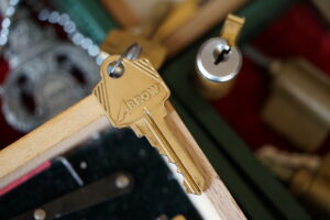 In der Vitrine von Arthur Andreas Bühl, Arthurmeister® sind Schlösser, Padlocks, von ABUS, BKS, CES, DOM, EVVA, Assa Abloy, Z Ikon, Kaba, Keso, ASSA, Winkhaus, Wilka, Trelock, Schmelting, Bode Panzer, Ancor Las, Drumm Geminy, Xylock, SEA, Medeco, Mul-T-Lock, Cut away, ABUS Granit, Pfaffenhain, E*S, ESS, Nemef, BAB, Babelsberg, Stasi, Diskus, WMF, Tesa, Noch, Vachette, Cisa, Wally, Rielda, Mottura, Viro, FAI, GeGe, Fichet, Bode Panzer, Tresor, Bramah, Protector, Braun`s Patent, Walomatus, Arolds, Combination Lock, Yale, Master, American Lock, Tubular, China, Indien, Aligarh, Nepal, Thailand, Zahlenschlösser, Himmelsschlüssel und noch vieles mehr, vorhanden. Alle Schliesszylinder sind Übungsmaterial für das Lockpicking. Schlagschlüssel und so vieles mehr, sind auch dabei. Auch der Sputnik. Verschlagwortet mit: ♥ Vokuhila, Friseur ♥ Schwäbischer Hengst, Zwetschgen Heini, Bühl er, Zwetschge, Google Earth, Mittelpunkt der Welt, Martinameisterin, Cartomanze, Scholischek, " HIGH NOON ! ". ♥ Parole Emil !