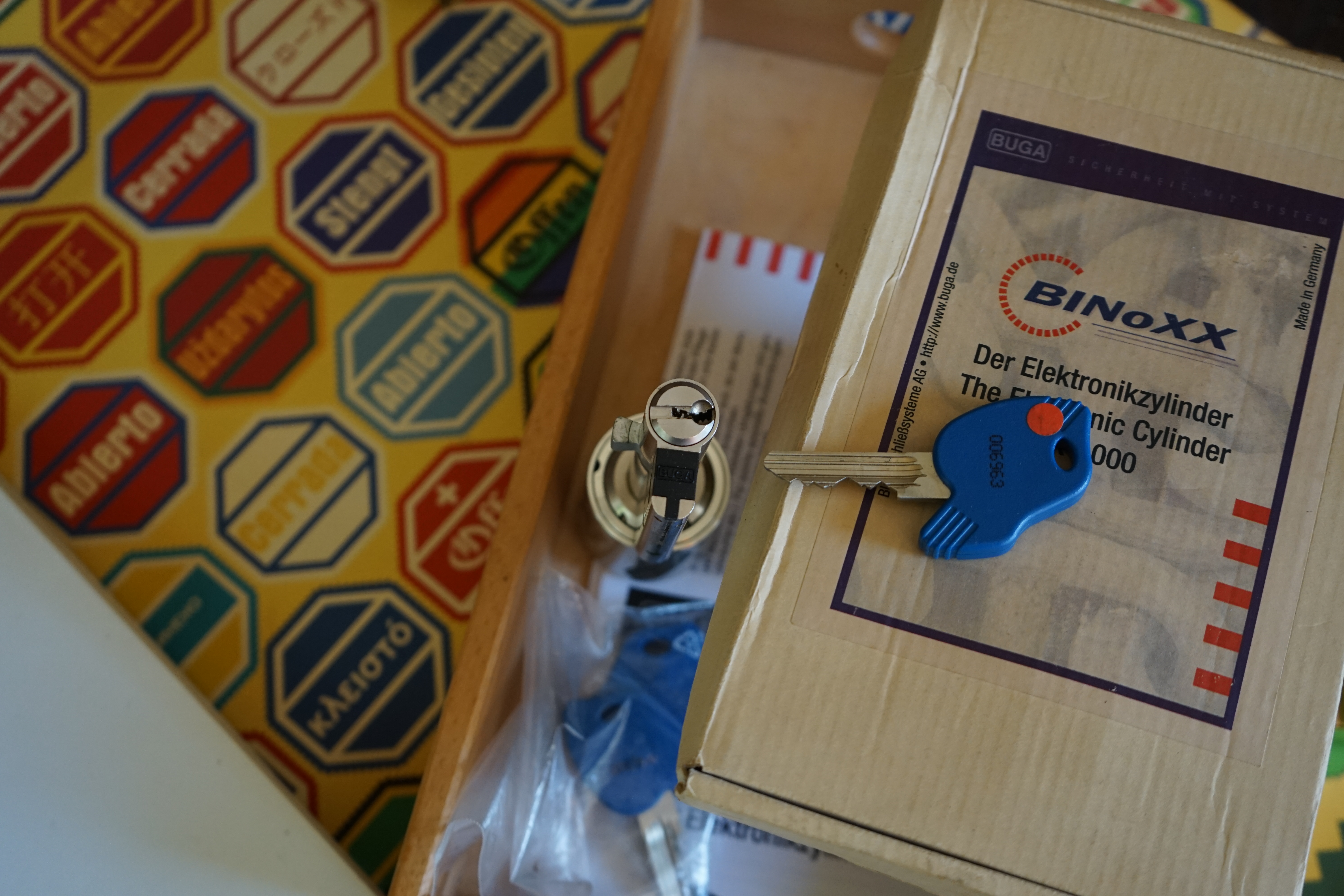 𝔄𝔯𝔱𝔥𝔲𝔯 𝔅ü𝔥𝔩, 𝔄𝔯𝔱𝔥𝔲𝔯𝔪𝔢𝔦𝔰𝔱𝔢𝔯® Herr Arthur Bühl, kritischer Privatdetektiv aus der Hansestadt Hamburg, bereitet sich auf ein Interview mit der BILD et vor. Bei Babsi und Gina in Fuhlsbüttel wird ihm zuvor der Vokuhila geschnitten. Herr Arthur Bühl wurde schon in der BILD et als " Herr der Schlösser " beschrieben. " Ein bisschen Ruhe bitte " schreibt Jan Freitag von der TAZ. Er erwähnt auch eine Mustertür by Wendt. Es wird darin herumgeprökelt. Selbst Arthur Bühl, der weltbeste aus dem Lockpicker Mekka Hamburg, betreibt pures Understatement, weil er sein Schloss in nur 20 Sekunden " geknackt " hat. Charles Graeber von der Wired.com beschreibt in seinem Artikel Master Lock - Pickers do bottle Arthur Bühl " The Master of the Universe ", Arthur Bühl a private Detective of Germany open locks. Bühl`s Fabio - the - Barbarian Look stands out. He wins the Dutch Open and is now Master of the Universe. The people cry: " Arthurmeister ! booms Arthurmeister ". Mark Webber Tobias, the Author of Locks, Safes, and Security, a Police Reverence, say: Arthurmeister, that ist beautyful. " Open ! " sagt Arthurmeister ", offen ist gut, schneller offen ist besser ". " Beer !" Arthurmeister booms back and a new Champion is born. Die Welt berichtet: " Die Kunst, Schlösser ohne Schlüssel zu öffnen ". Vereinsmitbegründer und Vizepräsident Arthur Bühl trägt seine Leidenschaft schon auf der Krawatte. Sie ist rot mit gelben Schlüsseln drauf. Intern wird er ehrfürchtig " Meister Arthur " gerufen. Er hat es zum siebenfachen Deutschen Meister in verschiedenen Disziplinen geschafft. Er pickt seit der Kindheit. Sein erstes Trainingsobjekt war sein Spardosenschloss - Ein klassischer Einstieg… . Die Slate berichtet über Arthur Bühl als Lockpicking Legend. Es gibt einen Artikel Tool for Picking and Decoding by Stasi, CCC, Vortrag Berlin. Amateur Hour berichtet: Arthurmeister has " The Master Touch ". In der Vitrine von Arthur Andreas Bühl, Arthurmeister® sind Schlösser, Padlocks, von ABUS, BKS, Binoxx BUGA, CES, DOM, EVVA, Assa Abloy, Z Ikon, Kaba, Keso, ASSA, Winkhaus, Wilka, Trelock, Schmelting, Bode Panzer, Ancor Las, Drumm Geminy, Xylock, SEA, Medeco, Mul-T-Lock, Cut away, ABUS Granit, Pfaffenhain, E*S, ESS, Nemef, BAB, Babelsberg, Stasi, Diskus, WMF, Tesa, Noch, Vachette, Cisa, Wally, Rielda, Mottura, Viro, FAI, GeGe, Fichet, Bode Panzer, Tresor, Bramah, Protector, Braun`s Patent, Walomatus, Arolds, Combination Lock, Yale, Master, American Lock, Tubular, China, Indien, Aligarh, Nepal, Thailand, Zahlenschlösser, Himmelsschlüssel und noch vieles mehr, vorhanden. Alle Schliesszylinder sind Übungsmaterial für das Lockpicking. Schlagschlüssel und so vieles mehr, sind auch dabei. Auch der Sputnik. Verschlagwortet mit: ♥ Vokuhila, Friseur ♥ Schwäbischer Hengst, Zwetschgen Heini, Bühl er, Zwetschge, Google Earth, Mittelpunkt der Welt, Martinameisterin, Cartomanze, Scholischek, " HIGH NOON ! ". ♥ Parole Emil !