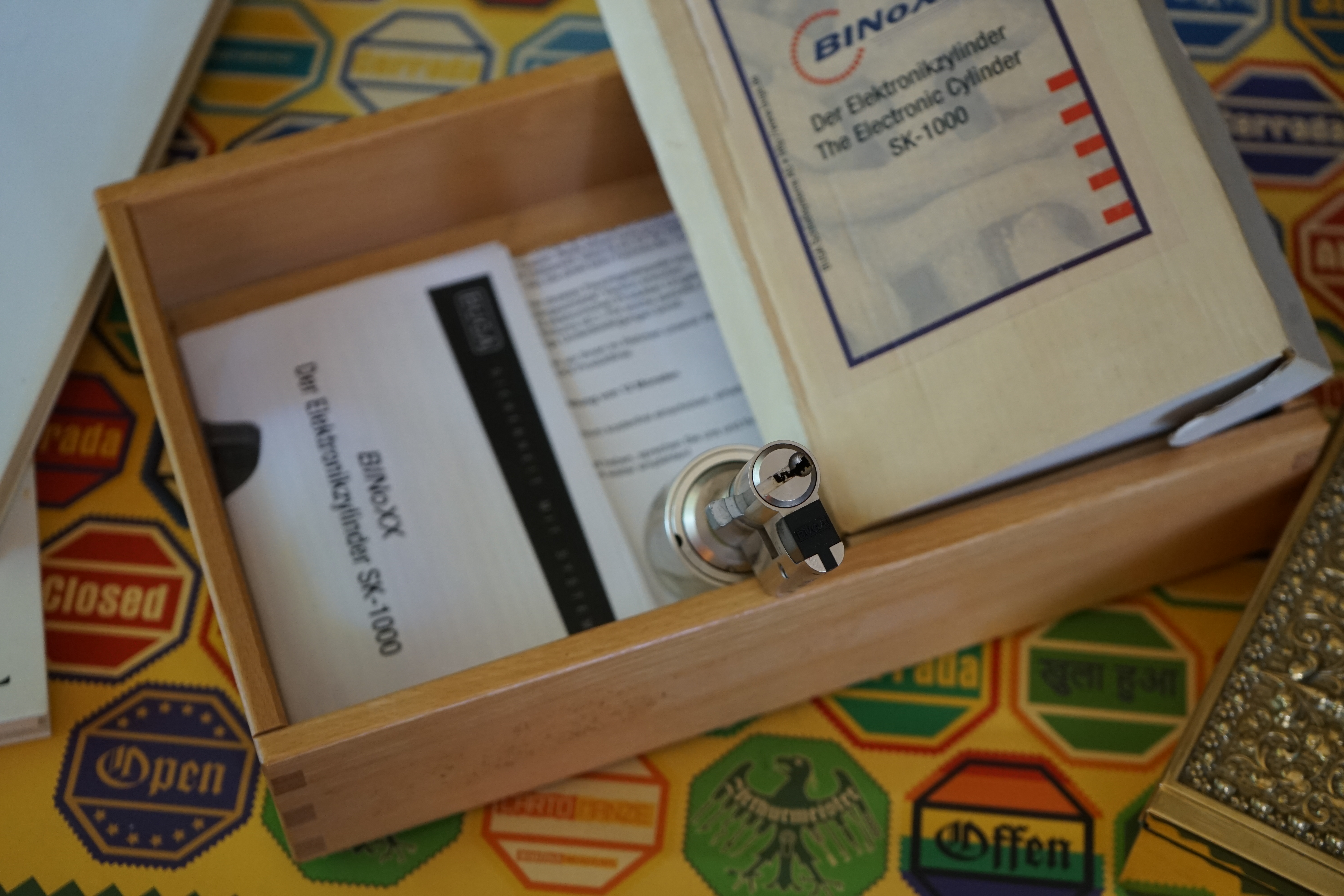 Bühl. Arthur Bühl. Der Sympathieträger ist in Stuttgart, Baden - Württemberg geboren. Der Detektiv lebt in HAM. H1 Text der SEO schreibt: 𝔄𝔯𝔱𝔥𝔲𝔯 𝔅ü𝔥𝔩, 𝔄𝔯𝔱𝔥𝔲𝔯𝔪𝔢𝔦𝔰𝔱𝔢𝔯® Bühl, Arthur, Jahrgang 1961, Made in Germany, Detektiv or Private Investigator how Mr. Smitz from the PLAYBOY, Beverly Hills, say`s. Yes Mr. Smitz i will send you the Photo Arthurmeister`s F 1, Jacket for your LeporelloUS. to your E - Mail Mr.Smitz@Mr.Smitz.us. Ok, Mr. Smitz. Mr. Smitz do you know what Google Earth is ? Take BÜHL Arthur, only by Google Earth, you know ? have done it ? Yes Google will show you my Panel superfast. Cool, Arthurmeister, cool. Yes Mr. Smitz, this can i do for you too ! Yes with SEO. Yes, yes, i have Arkadasch erklärt, sein Erikli pasta is not so genial. Der beste Zwetschgenkuchen, you know plum tart, is from the Stadt Bühl. Not laughing in the USA. Bühl is a City like my Name. And the People in this City called it: Zwetschgendatschi ! you know. This is the world best plumcake. Yes Datschi. Yes, Stadt Bühl is near Baden - Baden, the Casino, you know ! Yes. Baden-Württemberg. You must know there is since 1927 the traditionell Zwetschgenfest. And there ist the Zwetschgenkönigin ! Mr. Smitz, my Ur Ur Ur Ur Grandfather is born in Bühl. My Great Grand Grand Mother where also born in the town Bühl. Their profession was Zwetschgenpicker. Not Lockpicker, Zwetschgen / Plum Picker. And Rüttler. Oh, really ! Yes, Yes. And since this time the name of the family Bühl from the Stadt Bühl is: Yes you know - Buehl. Yes i will give Greetings from you to Mrs. Friede Springer from the Newspaper BILD et. Yes, the Elbphilharmonie is in Betrieb. OH, Mr. Smitz, greeting´s to you from Joe Asbbery, NBA, you know. Tomorrow we will meet us in the Hasenstübchen, our Rabbit Hall. For Lockpicking und Beer. Call you. Parole Emil ! In der Vitrine von Arthur Bühl, Arthurmeister® sind Schlösser, Padlocks, von ABUS, Binoxx BUGA, BKS, CES, DOM, EVVA, Assa Abloy, Z Ikon, Kaba, Keso, ASSA, Winkhaus, Wilka, Trelock, Schmelting, Bode Panzer, Ancor Las, Drumm Geminy, Xylock, SEA, Medeco, Mul-T-Lock, Cut away, ABUS Granit, Pfaffenhain, E*S, ESS, Nemef, BAB, Babelsberg, Stasi, Diskus, WMF, Tesa, Noch, Vachette, Cisa, Wally, Rielda, Mottura, Viro, FAI, GeGe, Fichet, Bode Panzer, Tresor, Bramah, Protector, Braun`s Patent, Walomatus, Arolds, Combination Lock, Yale, Master, American Lock, Tubular, China, Indien, Aligarh, Nepal, Thailand, Zahlenschlösser, Himmelsschlüssel und noch vieles mehr, vorhanden. Alle Schliesszylinder sind Übungsmaterial für das Lockpicking. Schlagschlüssel und so vieles mehr, sind auch dabei. Auch der Sputnik. Verschlagwortet mit: ♥ Vokuhila, Friseur ♥ Schwäbischer Hengst, Zwetschgen Heini, Bühl er, Zwetschge, Google Earth, Mittelpunkt der Welt, Martinameisterin, Cartomanze, Scholischek, " HIGH NOON ! ". ♥ Parole Emil !