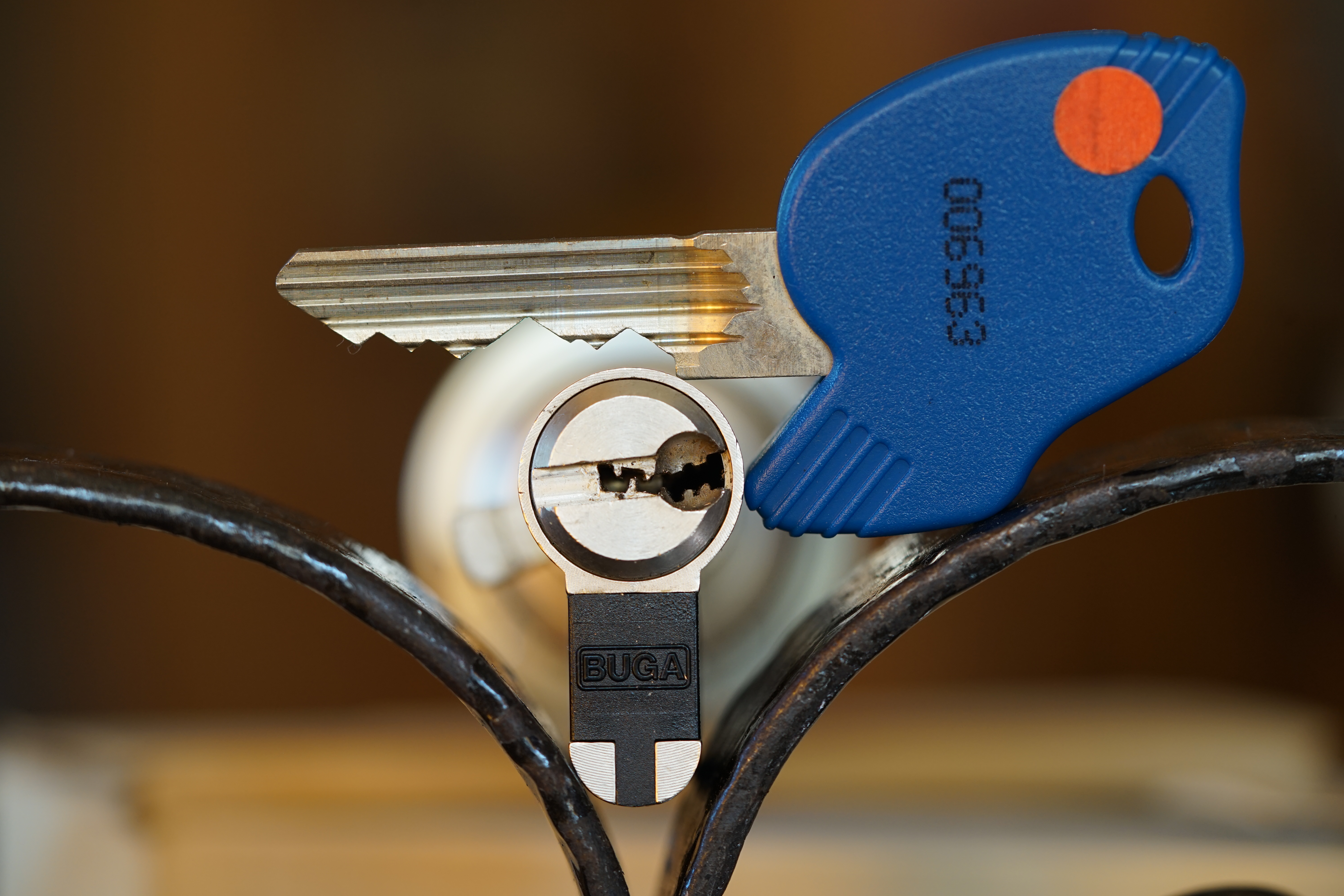 Bühl. Arthur Bühl. Der Sympathieträger ist in Stuttgart, Baden - Württemberg geboren. Der Detektiv lebt in HAM. H1 Text der SEO schreibt: 𝔄𝔯𝔱𝔥𝔲𝔯 𝔅ü𝔥𝔩, 𝔄𝔯𝔱𝔥𝔲𝔯𝔪𝔢𝔦𝔰𝔱𝔢𝔯® Bühl, Arthur, Jahrgang 1961, Made in Germany, Detektiv or Private Investigator how Mr. Smitz from the PLAYBOY, Beverly Hills, say`s. Yes Mr. Smitz i will send you the Photo Arthurmeister`s F 1, Jacket for your LeporelloUS. to your E - Mail Mr.Smitz@Mr.Smitz.us. Ok, Mr. Smitz. Mr. Smitz do you know what Google Earth is ? Take BÜHL Arthur, only by Google Earth, you know ? have done it ? Yes Google will show you my Panel superfast. Cool, Arthurmeister, cool. Yes Mr. Smitz, this can i do for you too ! Yes with SEO. Yes, yes, i have Arkadasch erklärt, sein Erikli pasta is not so genial. Der beste Zwetschgenkuchen, you know plum tart, is from the Stadt Bühl. Not laughing in the USA. Bühl is a City like my Name. And the People in this City called it: Zwetschgendatschi ! you know. This is the world best plumcake. Yes Datschi. Yes, Stadt Bühl is near Baden - Baden, the Casino, you know ! Yes. Baden-Württemberg. You must know there is since 1927 the traditionell Zwetschgenfest. And there ist the Zwetschgenkönigin ! Mr. Smitz, my Ur Ur Ur Ur Grandfather is born in Bühl. My Great Grand Grand Mother where also born in the town Bühl. Their profession was Zwetschgenpicker. Not Lockpicker, Zwetschgen / Plum Picker. And Rüttler. Oh, really ! Yes, Yes. And since this time the name of the family Bühl from the Stadt Bühl is: Yes you know - Buehl. Yes i will give Greetings from you to Mrs. Friede Springer from the Newspaper BILD et. Yes, the Elbphilharmonie is in Betrieb. OH, Mr. Smitz, greeting´s to you from Joe Asbbery, NBA, you know. Tomorrow we will meet us in the Hasenstübchen, our Rabbit Hall. For Lockpicking und Beer. Call you. Parole Emil ! In der Vitrine von Arthur Bühl, Arthurmeister® sind Schlösser, Padlocks, von ABUS, Binoxx BUGA, BKS, CES, DOM, EVVA, Assa Abloy, Z Ikon, Kaba, Keso, ASSA, Winkhaus, Wilka, Trelock, Schmelting, Bode Panzer, Ancor Las, Drumm Geminy, Xylock, SEA, Medeco, Mul-T-Lock, Cut away, ABUS Granit, Pfaffenhain, E*S, ESS, Nemef, BAB, Babelsberg, Stasi, Diskus, WMF, Tesa, Noch, Vachette, Cisa, Wally, Rielda, Mottura, Viro, FAI, GeGe, Fichet, Bode Panzer, Tresor, Bramah, Protector, Braun`s Patent, Walomatus, Arolds, Combination Lock, Yale, Master, American Lock, Tubular, China, Indien, Aligarh, Nepal, Thailand, Zahlenschlösser, Himmelsschlüssel und noch vieles mehr, vorhanden. Alle Schliesszylinder sind Übungsmaterial für das Lockpicking. Schlagschlüssel und so vieles mehr, sind auch dabei. Auch der Sputnik. Verschlagwortet mit: ♥ Vokuhila, Friseur ♥ Schwäbischer Hengst, Zwetschgen Heini, Bühl er, Zwetschge, Google Earth, Mittelpunkt der Welt, Martinameisterin, Cartomanze, Scholischek, " HIGH NOON ! ". ♥ Parole Emil !