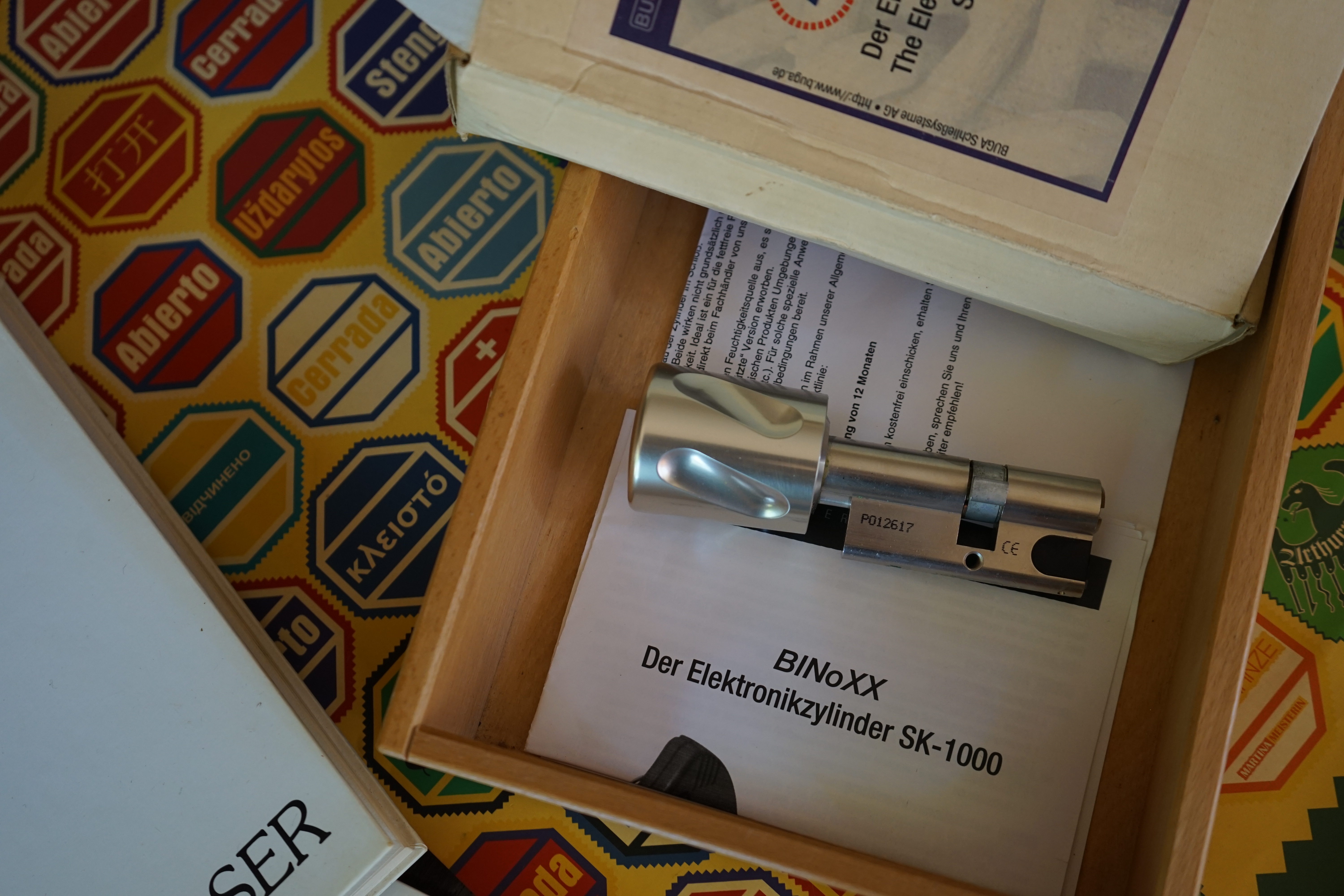 𝔄𝔯𝔱𝔥𝔲𝔯 𝔅ü𝔥𝔩, 𝔄𝔯𝔱𝔥𝔲𝔯𝔪𝔢𝔦𝔰𝔱𝔢𝔯® Herr Arthur Bühl, kritischer Privatdetektiv aus der Hansestadt Hamburg, bereitet sich auf ein Interview mit der BILD et vor. Bei Babsi und Gina in Fuhlsbüttel wird ihm zuvor der Vokuhila geschnitten. Herr Arthur Bühl wurde schon in der BILD et als " Herr der Schlösser " beschrieben. " Ein bisschen Ruhe bitte " schreibt Jan Freitag von der TAZ. Er erwähnt auch eine Mustertür by Wendt. Es wird darin herumgeprökelt. Selbst Arthur Bühl, der weltbeste aus dem Lockpicker Mekka Hamburg, betreibt pures Understatement, weil er sein Schloss in nur 20 Sekunden " geknackt " hat. Charles Graeber von der Wired.com beschreibt in seinem Artikel Master Lock - Pickers do bottle Arthur Bühl " The Master of the Universe ", Arthur Bühl a private Detective of Germany open locks. Bühl`s Fabio - the - Barbarian Look stands out. He wins the Dutch Open and is now Master of the Universe. The people cry: " Arthurmeister ! booms Arthurmeister ". Mark Webber Tobias, the Author of Locks, Safes, and Security, a Police Reverence, say: Arthurmeister, that ist beautyful. " Open ! " sagt Arthurmeister ", offen ist gut, schneller offen ist besser ". " Beer !" Arthurmeister booms back and a new Champion is born. Die Welt berichtet: " Die Kunst, Schlösser ohne Schlüssel zu öffnen ". Vereinsmitbegründer und Vizepräsident Arthur Bühl trägt seine Leidenschaft schon auf der Krawatte. Sie ist rot mit gelben Schlüsseln drauf. Intern wird er ehrfürchtig " Meister Arthur " gerufen. Er hat es zum siebenfachen Deutschen Meister in verschiedenen Disziplinen geschafft. Er pickt seit der Kindheit. Sein erstes Trainingsobjekt war sein Spardosenschloss - Ein klassischer Einstieg… . Die Slate berichtet über Arthur Bühl als Lockpicking Legend. Es gibt einen Artikel Tool for Picking and Decoding by Stasi, CCC, Vortrag Berlin. Amateur Hour berichtet: Arthurmeister has " The Master Touch ". In der Vitrine von Arthur Andreas Bühl, Arthurmeister® sind Schlösser, Padlocks, von ABUS, BKS, Binoxx BUGA, CES, DOM, EVVA, Assa Abloy, Z Ikon, Kaba, Keso, ASSA, Winkhaus, Wilka, Trelock, Schmelting, Bode Panzer, Ancor Las, Drumm Geminy, Xylock, SEA, Medeco, Mul-T-Lock, Cut away, ABUS Granit, Pfaffenhain, E*S, ESS, Nemef, BAB, Babelsberg, Stasi, Diskus, WMF, Tesa, Noch, Vachette, Cisa, Wally, Rielda, Mottura, Viro, FAI, GeGe, Fichet, Bode Panzer, Tresor, Bramah, Protector, Braun`s Patent, Walomatus, Arolds, Combination Lock, Yale, Master, American Lock, Tubular, China, Indien, Aligarh, Nepal, Thailand, Zahlenschlösser, Himmelsschlüssel und noch vieles mehr, vorhanden. Alle Schliesszylinder sind Übungsmaterial für das Lockpicking. Schlagschlüssel und so vieles mehr, sind auch dabei. Auch der Sputnik. Verschlagwortet mit: ♥ Vokuhila, Friseur ♥ Schwäbischer Hengst, Zwetschgen Heini, Bühl er, Zwetschge, Google Earth, Mittelpunkt der Welt, Martinameisterin, Cartomanze, Scholischek, " HIGH NOON ! ". ♥ Parole Emil !