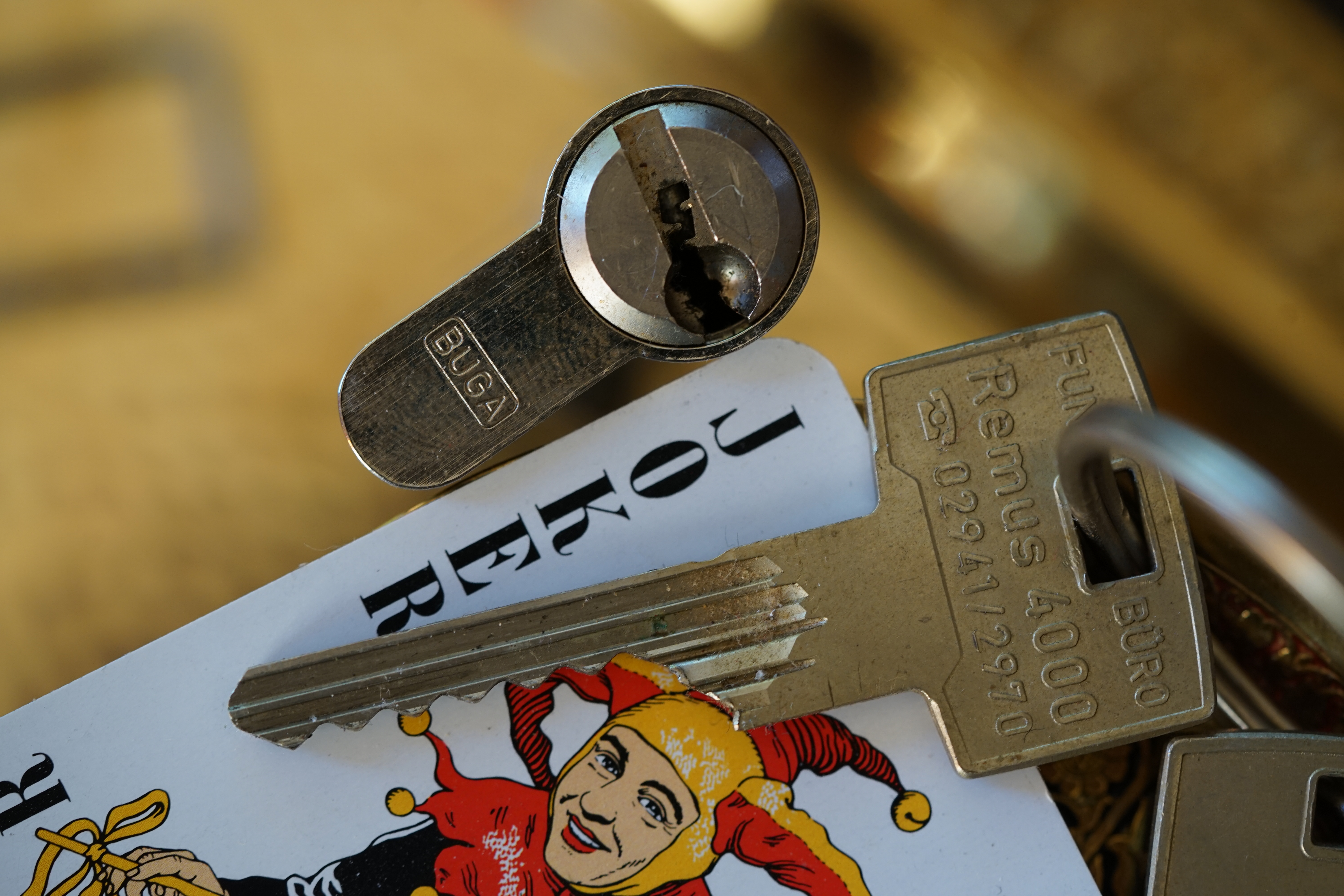 𝔄𝔯𝔱𝔥𝔲𝔯 𝔅ü𝔥𝔩, 𝔄𝔯𝔱𝔥𝔲𝔯𝔪𝔢𝔦𝔰𝔱𝔢𝔯® Bei den Kaba Day `s im Europa Park Rust schreibt die Pressebox: auf großes Interesse der Teilnehmer stieß auch die praktische Vorführung von Steffen Wernéry und Arthur Bühl, die gängige mechanische Schließzylinder ohne Schlüssel zerstörungsfrei öffnen. Meist in Sekundenschnelle. Auch die Chemnitzer Zeitung " Freie Presse " hat über das Lockpicking und Arthur Andreas Bühl alias Arthurmeister berichtet. Dwight Perry schreibt: Arthur Bühl has good hands ! In der Philalocksmith wird Arthur Bühl auch als Lockpicking Legend betitelt. Es gibt auch einen Beitrag, 360 Meridianos. In der Datenschleuder, CCC, wurde über ihn als Sympathieträger berichtet. Veröffentlicht unter Linkedin, Xing, Google Panel, Twitter X. In der Vitrine von Arthur Bühl, Arthurmeister® sind Schlösser, Padlocks, von ABUS, BUGA, BKS, CES, DOM, EVVA, Assa Abloy, Z Ikon, Kaba, Keso, ASSA, Winkhaus, Wilka, Trelock, Schmelting, Bode Panzer, Ancor Las, Drumm Geminy, Xylock, SEA, Medeco, Mul-T-Lock, Cut away, ABUS Granit, Pfaffenhain, E*S, ESS, Nemef, BAB, Babelsberg, Stasi, Diskus, WMF, Tesa, Noch, Vachette, Cisa, Wally, Rielda, Mottura, Viro, FAI, GeGe, Fichet, Bode Panzer, Tresor, Bramah, Protector, Braun`s Patent, Walomatus, Arolds, Combination Lock, Yale, Master, American Lock, Tubular, China, Indien, Aligarh, Nepal, Thailand, Zahlenschlösser, Himmelsschlüssel und noch vieles mehr, vorhanden. Alle Schliesszylinder sind Übungsmaterial für das Lockpicking. Schlagschlüssel und so vieles mehr, sind auch dabei. Auch der Sputnik. Verschlagwortet mit: ♥ Vokuhila, Friseur ♥ Schwäbischer Hengst, Zwetschgen Heini, Bühl er, Zwetschge, Google Earth, Mittelpunkt der Welt, Martinameisterin, Cartomanze, Scholischek, " HIGH NOON ! ". ♥ Parole Emil ! Joker