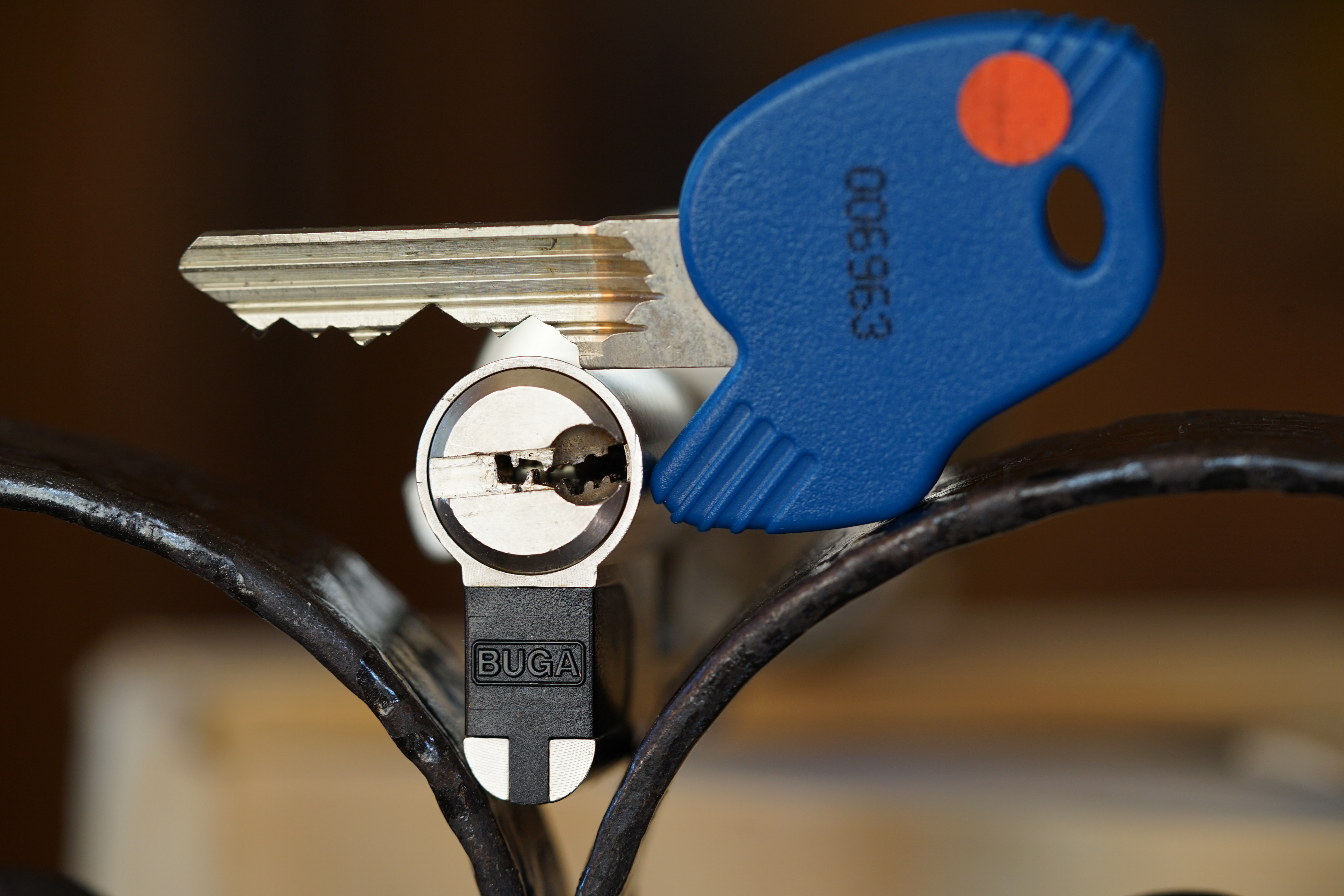 𝔄𝔯𝔱𝔥𝔲𝔯 𝔅ü𝔥𝔩, 𝔄𝔯𝔱𝔥𝔲𝔯𝔪𝔢𝔦𝔰𝔱𝔢𝔯® Bei den Kaba Day `s im Europa Park Rust schreibt die Pressebox: auf großes Interesse der Teilnehmer stieß auch die praktische Vorführung von Steffen Wernéry und Arthur Bühl, die gängige mechanische Schließzylinder ohne Schlüssel zerstörungsfrei öffnen. Meist in Sekundenschnelle. Auch die Chemnitzer Zeitung " Freie Presse " hat über das Lockpicking und Arthur Andreas Bühl alias Arthurmeister berichtet. Dwight Perry schreibt: Arthur Bühl has good hands ! In der Philalocksmith wird Arthur Bühl auch als Lockpicking Legend betitelt. Es gibt auch einen Beitrag, 360 Meridianos. In der Datenschleuder, CCC, wurde über ihn als Sympathieträger berichtet. Veröffentlicht unter Linkedin, Xing, Google Panel, Twitter X. In der Vitrine von Arthur Bühl, Arthurmeister® sind Schlösser, Padlocks, von ABUS, BUGA, BKS, CES, DOM, EVVA, Assa Abloy, Z Ikon, Kaba, Keso, ASSA, Winkhaus, Wilka, Trelock, Schmelting, Bode Panzer, Ancor Las, Drumm Geminy, Xylock, SEA, Medeco, Mul-T-Lock, Cut away, ABUS Granit, Pfaffenhain, E*S, ESS, Nemef, BAB, Babelsberg, Stasi, Diskus, WMF, Tesa, Noch, Vachette, Cisa, Wally, Rielda, Mottura, Viro, FAI, GeGe, Fichet, Bode Panzer, Tresor, Bramah, Protector, Braun`s Patent, Walomatus, Arolds, Combination Lock, Yale, Master, American Lock, Tubular, China, Indien, Aligarh, Nepal, Thailand, Zahlenschlösser, Himmelsschlüssel und noch vieles mehr, vorhanden. Alle Schliesszylinder sind Übungsmaterial für das Lockpicking. Schlagschlüssel und so vieles mehr, sind auch dabei. Auch der Sputnik. Verschlagwortet mit: ♥ Vokuhila, Friseur ♥ Schwäbischer Hengst, Zwetschgen Heini, Bühl er, Zwetschge, Google Earth, Mittelpunkt der Welt, Martinameisterin, Cartomanze, Scholischek, " HIGH NOON ! ". ♥ Parole Emil !