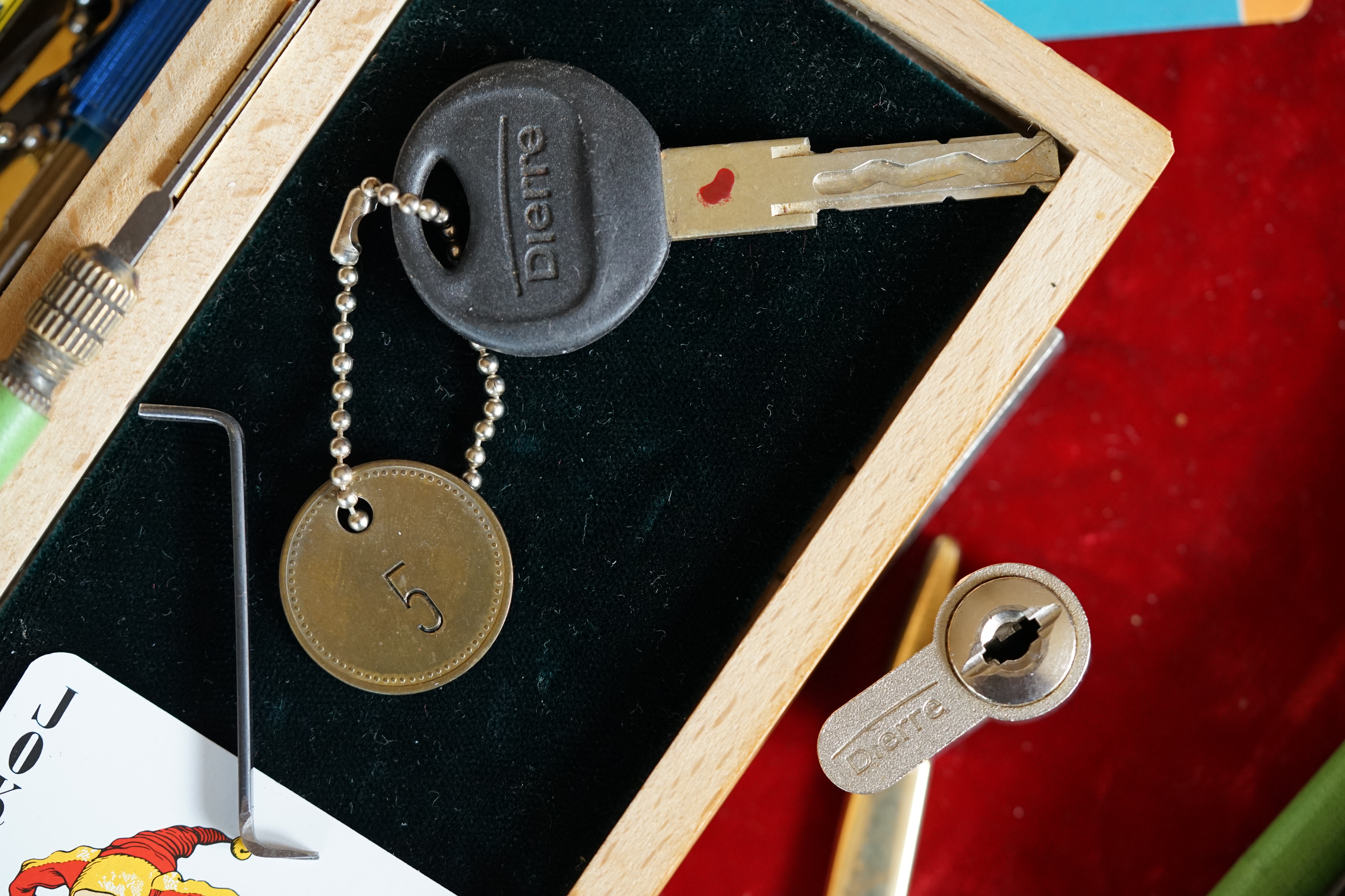 Arthur Andreas Bühl, Detektiv, made in Germany, born 1961 in Stuttgart, Baden - Württemberg, living in HAM, Im Dienste der Wahrheitsfindung unterwegs, betreibt in seiner Freizeit Lockpicking aus Leidenschaft. Der mehrfache Deutsche Meister wird in der WIRED als " Master of the Universe " betitelt. In der BILD et ist der Artikel " Herr der Schlösser " abgedruckt. Im Hasenstübchen - Fuhlsbüttel, am Hasenberge, Santa Fu, wird gefeiert. Arthurmeister® stellt seinen Leporello " Der Aufmacher " vor. Der Stammtisch grölt " OFFEN ". Scholischek, Rudi, Heike I, Noagerlzutzler, Arthur und Joe Asberry, der alte NBA ler, prosten sich zu. Arthurmeister`s Jukebox auf YouTube spielt Pointer Sisters - Slow Hand ! ♥ Beim Tanzen ruft die Cartomanze " Ey du Sympthieträger ♥, komm mal her " ! SEO für heute: DETEKTIV, Arthur Bühl, Lockpicker, Deutscher Meister, pickt ABUS Padlock. 𝐀𝐫𝐭𝐡𝐮𝐫 𝐀𝐧𝐝𝐫𝐞𝐚𝐬 𝐁ü𝐡𝐥, 𝐃𝐞𝐭𝐞𝐤𝐭𝐢𝐯, 𝐦𝐚𝐝𝐞 𝐢𝐧 𝐆𝐞𝐫𝐦𝐚𝐧𝐲, 𝐛𝐨𝐫𝐧 𝟏𝟗𝟔𝟏 𝐢𝐧 𝐒𝐭𝐮𝐭𝐭𝐠𝐚𝐫𝐭, 𝐁𝐚𝐝𝐞𝐧 - 𝐖ü𝐫𝐭𝐭𝐞𝐦𝐛𝐞𝐫𝐠, 𝐥𝐢𝐯𝐢𝐧𝐠 𝐢𝐧 𝐇𝐀𝐌, 𝐈𝐦 𝐃𝐢𝐞𝐧𝐬𝐭𝐞 𝐝𝐞𝐫 𝐖𝐚𝐡𝐫𝐡𝐞𝐢𝐭𝐬𝐟𝐢𝐧𝐝𝐮𝐧𝐠 𝐮𝐧𝐭𝐞𝐫𝐰𝐞𝐠𝐬, 𝐛𝐞𝐭𝐫𝐞𝐢𝐛𝐭 𝐢𝐧 𝐬𝐞𝐢𝐧𝐞𝐫 𝐅𝐫𝐞𝐢𝐳𝐞𝐢𝐭 𝐋𝐨𝐜𝐤𝐩𝐢𝐜𝐤𝐢𝐧𝐠 𝐚𝐮𝐬 𝐋𝐞𝐢𝐝𝐞𝐧𝐬𝐜𝐡𝐚𝐟𝐭. 𝐃𝐞𝐫 𝐦𝐞𝐡𝐫𝐟𝐚𝐜𝐡𝐞 𝐃𝐞𝐮𝐭𝐬𝐜𝐡𝐞 𝐌𝐞𝐢𝐬𝐭𝐞𝐫 𝐰𝐢𝐫𝐝 𝐢𝐧 𝐝𝐞𝐫 𝐖𝐈𝐑𝐄𝐃 𝐚𝐥𝐬 " 𝐌𝐚𝐬𝐭𝐞𝐫 𝐨𝐟 𝐭𝐡𝐞 𝐔𝐧𝐢𝐯𝐞𝐫𝐬𝐞 " 𝐛𝐞𝐭𝐢𝐭𝐞𝐥𝐭. 𝐈𝐧 𝐝𝐞𝐫 𝐁𝐈𝐋𝐃 𝐞𝐭 𝐢𝐬𝐭 𝐝𝐞𝐫 𝐀𝐫𝐭𝐢𝐤𝐞𝐥 " 𝐇𝐞𝐫𝐫 𝐝𝐞𝐫 𝐒𝐜𝐡𝐥ö𝐬𝐬𝐞𝐫 " 𝐚𝐛𝐠𝐞𝐝𝐫𝐮𝐜𝐤𝐭. 𝐈𝐦 𝐇𝐚𝐬𝐞𝐧𝐬𝐭ü𝐛𝐜𝐡𝐞𝐧 - 𝐅𝐮𝐡𝐥𝐬𝐛ü𝐭𝐭𝐞𝐥, 𝐚𝐦 𝐇𝐚𝐬𝐞𝐧𝐛𝐞𝐫𝐠𝐞, 𝐒𝐚𝐧𝐭𝐚 𝐅𝐮, 𝐰𝐢𝐫𝐝 𝐠𝐞𝐟𝐞𝐢𝐞𝐫𝐭. 𝐀𝐫𝐭𝐡𝐮𝐫𝐦𝐞𝐢𝐬𝐭𝐞𝐫® 𝐬𝐭𝐞𝐥𝐥𝐭 𝐬𝐞𝐢𝐧𝐞𝐧 𝐋𝐞𝐩𝐨𝐫𝐞𝐥𝐥𝐨 " 𝐃𝐞𝐫 𝐀𝐮𝐟𝐦𝐚𝐜𝐡𝐞𝐫 " 𝐯𝐨𝐫. 𝐃𝐞𝐫 𝐒𝐭𝐚𝐦𝐦𝐭𝐢𝐬𝐜𝐡 𝐠𝐫ö𝐥𝐭 " 𝐎𝐅𝐅𝐄𝐍 ". 𝐒𝐜𝐡𝐨𝐥𝐢𝐬𝐜𝐡𝐞𝐤, 𝐑𝐮𝐝𝐢, 𝐇𝐞𝐢𝐤𝐞 𝐈, 𝐍𝐨𝐚𝐠𝐞𝐫𝐥𝐳𝐮𝐭𝐳𝐥𝐞𝐫, 𝐀𝐫𝐭𝐡𝐮𝐫 𝐮𝐧𝐝 𝐉𝐨𝐞 𝐀𝐬𝐛𝐞𝐫𝐫𝐲, 𝐝𝐞𝐫 𝐚𝐥𝐭𝐞 𝐍𝐁𝐀 𝐥𝐞𝐫, 𝐩𝐫𝐨𝐬𝐭𝐞𝐧 𝐬𝐢𝐜𝐡 𝐳𝐮. 𝐀𝐫𝐭𝐡𝐮𝐫𝐦𝐞𝐢𝐬𝐭𝐞𝐫`𝐬 𝐉𝐮𝐤𝐞𝐛𝐨𝐱 𝐚𝐮𝐟 𝐘𝐨𝐮𝐓𝐮𝐛𝐞 𝐬𝐩𝐢𝐞𝐥𝐭 𝐏𝐨𝐢𝐧𝐭𝐞𝐫 𝐒𝐢𝐬𝐭𝐞𝐫𝐬 - 𝐒𝐥𝐨𝐰 𝐇𝐚𝐧𝐝 ! ♥ 𝐁𝐞𝐢𝐦 𝐓𝐚𝐧𝐳𝐞𝐧 𝐫𝐮𝐟𝐭 𝐝𝐢𝐞 𝐂𝐚𝐫𝐭𝐨𝐦𝐚𝐧𝐳𝐞 " 𝐄𝐲 𝐝𝐮 𝐒𝐲𝐦𝐩𝐭𝐡𝐢𝐞𝐭𝐫ä𝐠𝐞𝐫 ♥, 𝐤𝐨𝐦𝐦 𝐦𝐚𝐥 𝐡𝐞𝐫 " !