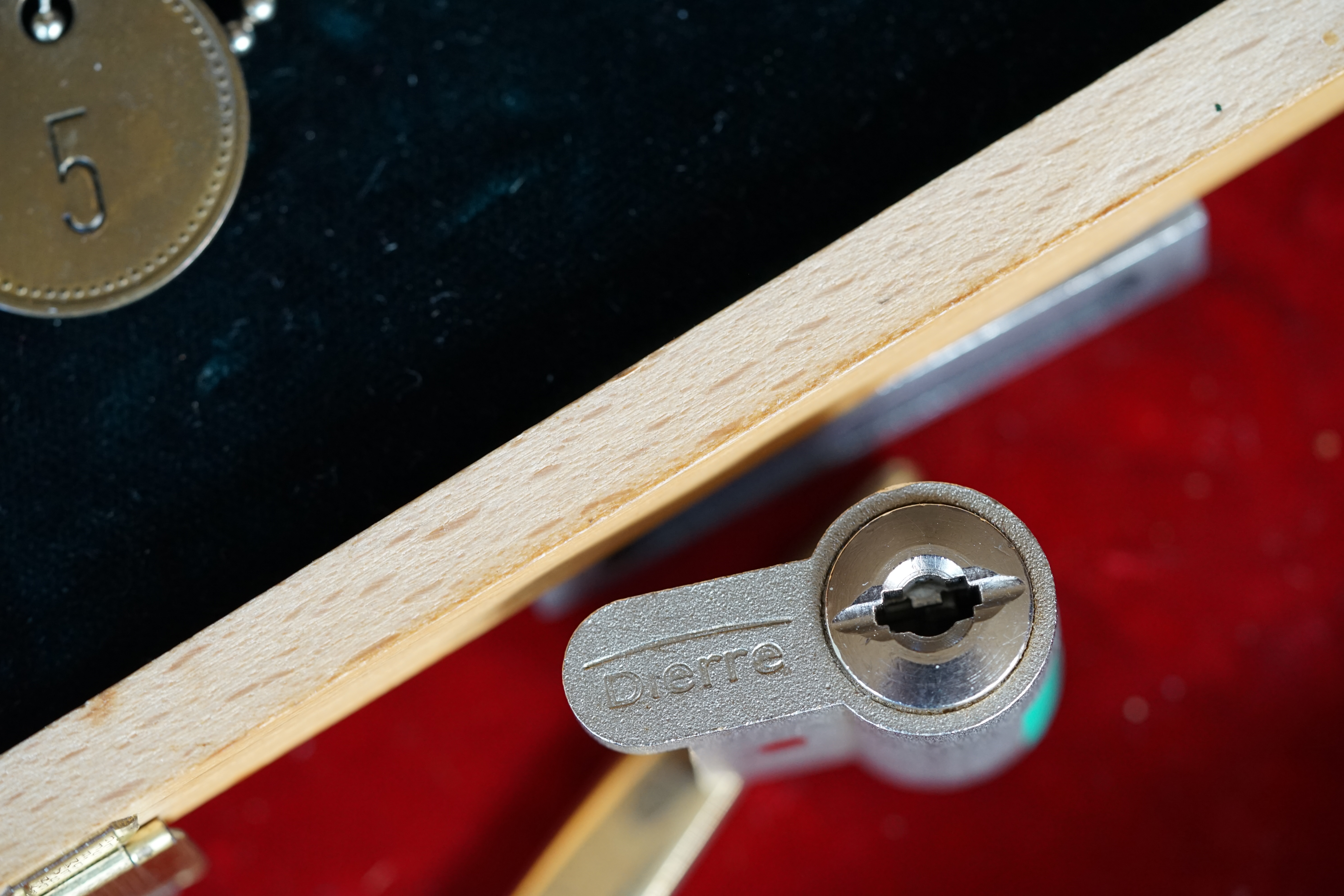 Arthur Andreas Bühl, Detektiv, made in Germany, born 1961 in Stuttgart, Baden - Württemberg, living in HAM, Im Dienste der Wahrheitsfindung unterwegs, betreibt in seiner Freizeit Lockpicking aus Leidenschaft. Der mehrfache Deutsche Meister wird in der WIRED als " Master of the Universe " betitelt. In der BILD et ist der Artikel " Herr der Schlösser " abgedruckt. Im Hasenstübchen - Fuhlsbüttel, am Hasenberge, Santa Fu, wird gefeiert. Arthurmeister® stellt seinen Leporello " Der Aufmacher " vor. Der Stammtisch grölt " OFFEN ". Scholischek, Rudi, Heike I, Noagerlzutzler, Arthur und Joe Asberry, der alte NBA ler, prosten sich zu. Arthurmeister`s Jukebox auf YouTube spielt Pointer Sisters - Slow Hand ! ♥ Beim Tanzen ruft die Cartomanze " Ey du Sympthieträger ♥, komm mal her " ! SEO für heute: DETEKTIV, Arthur Bühl, Lockpicker, Deutscher Meister, pickt ABUS Padlock. 𝐀𝐫𝐭𝐡𝐮𝐫 𝐀𝐧𝐝𝐫𝐞𝐚𝐬 𝐁ü𝐡𝐥, 𝐃𝐞𝐭𝐞𝐤𝐭𝐢𝐯, 𝐦𝐚𝐝𝐞 𝐢𝐧 𝐆𝐞𝐫𝐦𝐚𝐧𝐲, 𝐛𝐨𝐫𝐧 𝟏𝟗𝟔𝟏 𝐢𝐧 𝐒𝐭𝐮𝐭𝐭𝐠𝐚𝐫𝐭, 𝐁𝐚𝐝𝐞𝐧 - 𝐖ü𝐫𝐭𝐭𝐞𝐦𝐛𝐞𝐫𝐠, 𝐥𝐢𝐯𝐢𝐧𝐠 𝐢𝐧 𝐇𝐀𝐌, 𝐈𝐦 𝐃𝐢𝐞𝐧𝐬𝐭𝐞 𝐝𝐞𝐫 𝐖𝐚𝐡𝐫𝐡𝐞𝐢𝐭𝐬𝐟𝐢𝐧𝐝𝐮𝐧𝐠 𝐮𝐧𝐭𝐞𝐫𝐰𝐞𝐠𝐬, 𝐛𝐞𝐭𝐫𝐞𝐢𝐛𝐭 𝐢𝐧 𝐬𝐞𝐢𝐧𝐞𝐫 𝐅𝐫𝐞𝐢𝐳𝐞𝐢𝐭 𝐋𝐨𝐜𝐤𝐩𝐢𝐜𝐤𝐢𝐧𝐠 𝐚𝐮𝐬 𝐋𝐞𝐢𝐝𝐞𝐧𝐬𝐜𝐡𝐚𝐟𝐭. 𝐃𝐞𝐫 𝐦𝐞𝐡𝐫𝐟𝐚𝐜𝐡𝐞 𝐃𝐞𝐮𝐭𝐬𝐜𝐡𝐞 𝐌𝐞𝐢𝐬𝐭𝐞𝐫 𝐰𝐢𝐫𝐝 𝐢𝐧 𝐝𝐞𝐫 𝐖𝐈𝐑𝐄𝐃 𝐚𝐥𝐬 " 𝐌𝐚𝐬𝐭𝐞𝐫 𝐨𝐟 𝐭𝐡𝐞 𝐔𝐧𝐢𝐯𝐞𝐫𝐬𝐞 " 𝐛𝐞𝐭𝐢𝐭𝐞𝐥𝐭. 𝐈𝐧 𝐝𝐞𝐫 𝐁𝐈𝐋𝐃 𝐞𝐭 𝐢𝐬𝐭 𝐝𝐞𝐫 𝐀𝐫𝐭𝐢𝐤𝐞𝐥 " 𝐇𝐞𝐫𝐫 𝐝𝐞𝐫 𝐒𝐜𝐡𝐥ö𝐬𝐬𝐞𝐫 " 𝐚𝐛𝐠𝐞𝐝𝐫𝐮𝐜𝐤𝐭. 𝐈𝐦 𝐇𝐚𝐬𝐞𝐧𝐬𝐭ü𝐛𝐜𝐡𝐞𝐧 - 𝐅𝐮𝐡𝐥𝐬𝐛ü𝐭𝐭𝐞𝐥, 𝐚𝐦 𝐇𝐚𝐬𝐞𝐧𝐛𝐞𝐫𝐠𝐞, 𝐒𝐚𝐧𝐭𝐚 𝐅𝐮, 𝐰𝐢𝐫𝐝 𝐠𝐞𝐟𝐞𝐢𝐞𝐫𝐭. 𝐀𝐫𝐭𝐡𝐮𝐫𝐦𝐞𝐢𝐬𝐭𝐞𝐫® 𝐬𝐭𝐞𝐥𝐥𝐭 𝐬𝐞𝐢𝐧𝐞𝐧 𝐋𝐞𝐩𝐨𝐫𝐞𝐥𝐥𝐨 " 𝐃𝐞𝐫 𝐀𝐮𝐟𝐦𝐚𝐜𝐡𝐞𝐫 " 𝐯𝐨𝐫. 𝐃𝐞𝐫 𝐒𝐭𝐚𝐦𝐦𝐭𝐢𝐬𝐜𝐡 𝐠𝐫ö𝐥𝐭 " 𝐎𝐅𝐅𝐄𝐍 ". 𝐒𝐜𝐡𝐨𝐥𝐢𝐬𝐜𝐡𝐞𝐤, 𝐑𝐮𝐝𝐢, 𝐇𝐞𝐢𝐤𝐞 𝐈, 𝐍𝐨𝐚𝐠𝐞𝐫𝐥𝐳𝐮𝐭𝐳𝐥𝐞𝐫, 𝐀𝐫𝐭𝐡𝐮𝐫 𝐮𝐧𝐝 𝐉𝐨𝐞 𝐀𝐬𝐛𝐞𝐫𝐫𝐲, 𝐝𝐞𝐫 𝐚𝐥𝐭𝐞 𝐍𝐁𝐀 𝐥𝐞𝐫, 𝐩𝐫𝐨𝐬𝐭𝐞𝐧 𝐬𝐢𝐜𝐡 𝐳𝐮. 𝐀𝐫𝐭𝐡𝐮𝐫𝐦𝐞𝐢𝐬𝐭𝐞𝐫`𝐬 𝐉𝐮𝐤𝐞𝐛𝐨𝐱 𝐚𝐮𝐟 𝐘𝐨𝐮𝐓𝐮𝐛𝐞 𝐬𝐩𝐢𝐞𝐥𝐭 𝐏𝐨𝐢𝐧𝐭𝐞𝐫 𝐒𝐢𝐬𝐭𝐞𝐫𝐬 - 𝐒𝐥𝐨𝐰 𝐇𝐚𝐧𝐝 ! ♥ 𝐁𝐞𝐢𝐦 𝐓𝐚𝐧𝐳𝐞𝐧 𝐫𝐮𝐟𝐭 𝐝𝐢𝐞 𝐂𝐚𝐫𝐭𝐨𝐦𝐚𝐧𝐳𝐞 " 𝐄𝐲 𝐝𝐮 𝐒𝐲𝐦𝐩𝐭𝐡𝐢𝐞𝐭𝐫ä𝐠𝐞𝐫 ♥, 𝐤𝐨𝐦𝐦 𝐦𝐚𝐥 𝐡𝐞𝐫 " !