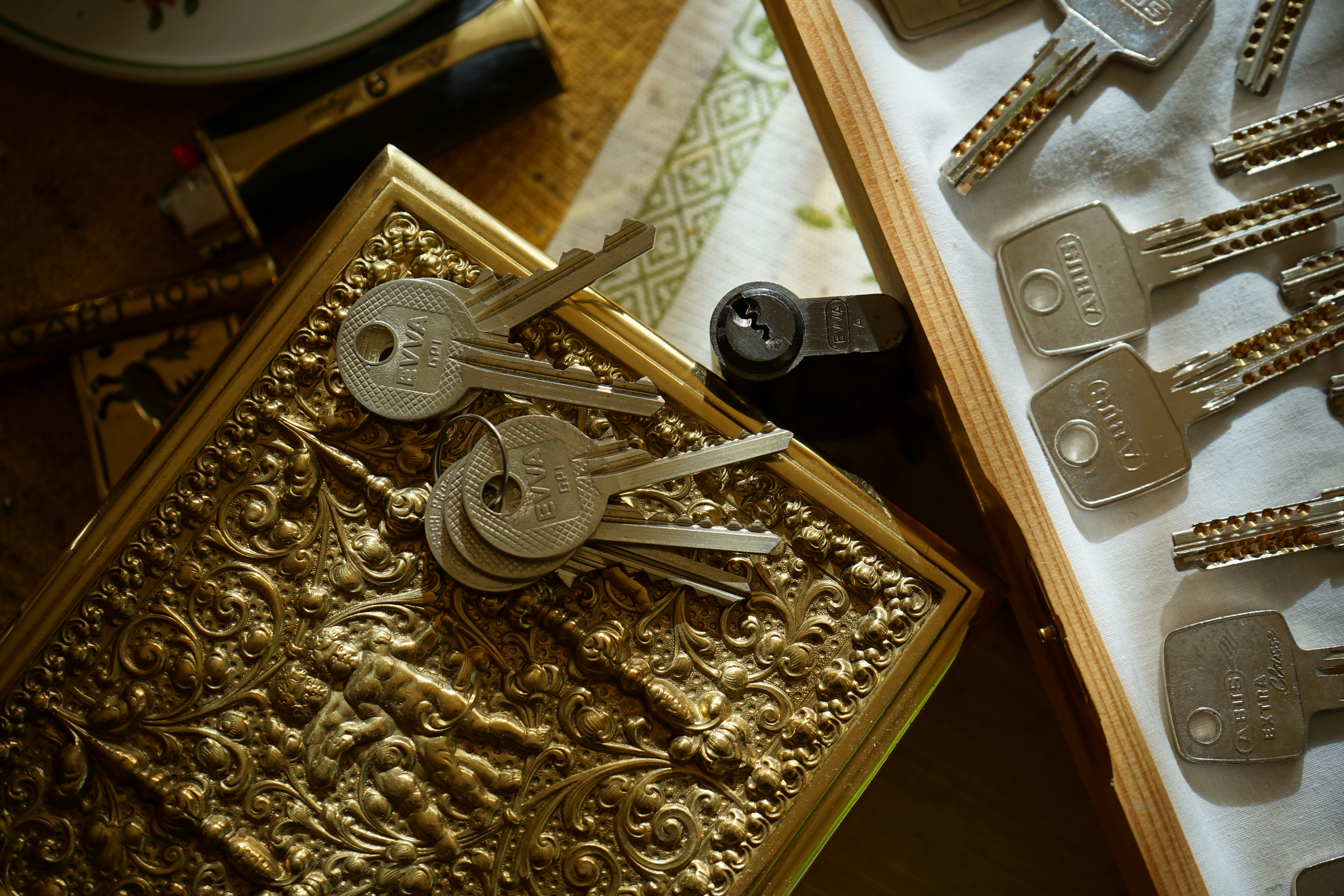 𝔄𝔯𝔱𝔥𝔲𝔯 𝔅ü𝔥𝔩, 𝔄𝔯𝔱𝔥𝔲𝔯𝔪𝔢𝔦𝔰𝔱𝔢𝔯® Bei den Kaba Day `s im Europa Park Rust schreibt die Pressebox: auf großes Interesse der Teilnehmer stieß auch die praktische Vorführung von Steffen Wernéry und Arthur Bühl, die gängige mechanische Schließzylinder ohne Schlüssel zerstörungsfrei öffnen. Meist in Sekundenschnelle. Auch die Chemnitzer Zeitung " Freie Presse " hat über das Lockpicking und Arthur Andreas Bühl alias Arthurmeister berichtet. Dwight Perry schreibt: Arthur Bühl has good hands ! In der Philalocksmith wird Arthur Bühl auch als Lockpicking Legend betitelt. Es gibt auch einen Beitrag, 360 Meridianos. In der Datenschleuder, CCC, wurde über ihn als Sympathieträger berichtet. Veröffentlicht unter Linkedin, Xing, Google Panel, Twitter X. In der Vitrine von Arthur Bühl, Arthurmeister® sind Schlösser, Padlocks, von ABUS, BKS, CES, DOM, EVVA, Assa Abloy, Z Ikon, Kaba, Keso, ASSA, Winkhaus, Wilka, Trelock, Schmelting, Bode Panzer, Ancor Las, Drumm Geminy, Xylock, SEA, Medeco, Mul-T-Lock, Cut away, ABUS Granit, Pfaffenhain, E*S, ESS, Nemef, BAB, Babelsberg, Stasi, Diskus, WMF, Tesa, Noch, Vachette, Cisa, Wally, Rielda, Mottura, Viro, FAI, GeGe, Fichet, Bode Panzer, Tresor, Bramah, Protector, Braun`s Patent, Walomatus, Arolds, Combination Lock, Yale, Master, American Lock, Tubular, China, Indien, Aligarh, Nepal, Thailand, Zahlenschlösser, Himmelsschlüssel und noch vieles mehr, vorhanden. Alle Schliesszylinder sind Übungsmaterial für das Lockpicking. Schlagschlüssel und so vieles mehr, sind auch dabei. Auch der Sputnik. Verschlagwortet mit: ♥ Vokuhila, Friseur ♥ Schwäbischer Hengst, Zwetschgen Heini, Bühl er, Zwetschge, Google Earth, Mittelpunkt der Welt, Martinameisterin, Cartomanze, Scholischek, " HIGH NOON ! ". ♥ Parole Emil !