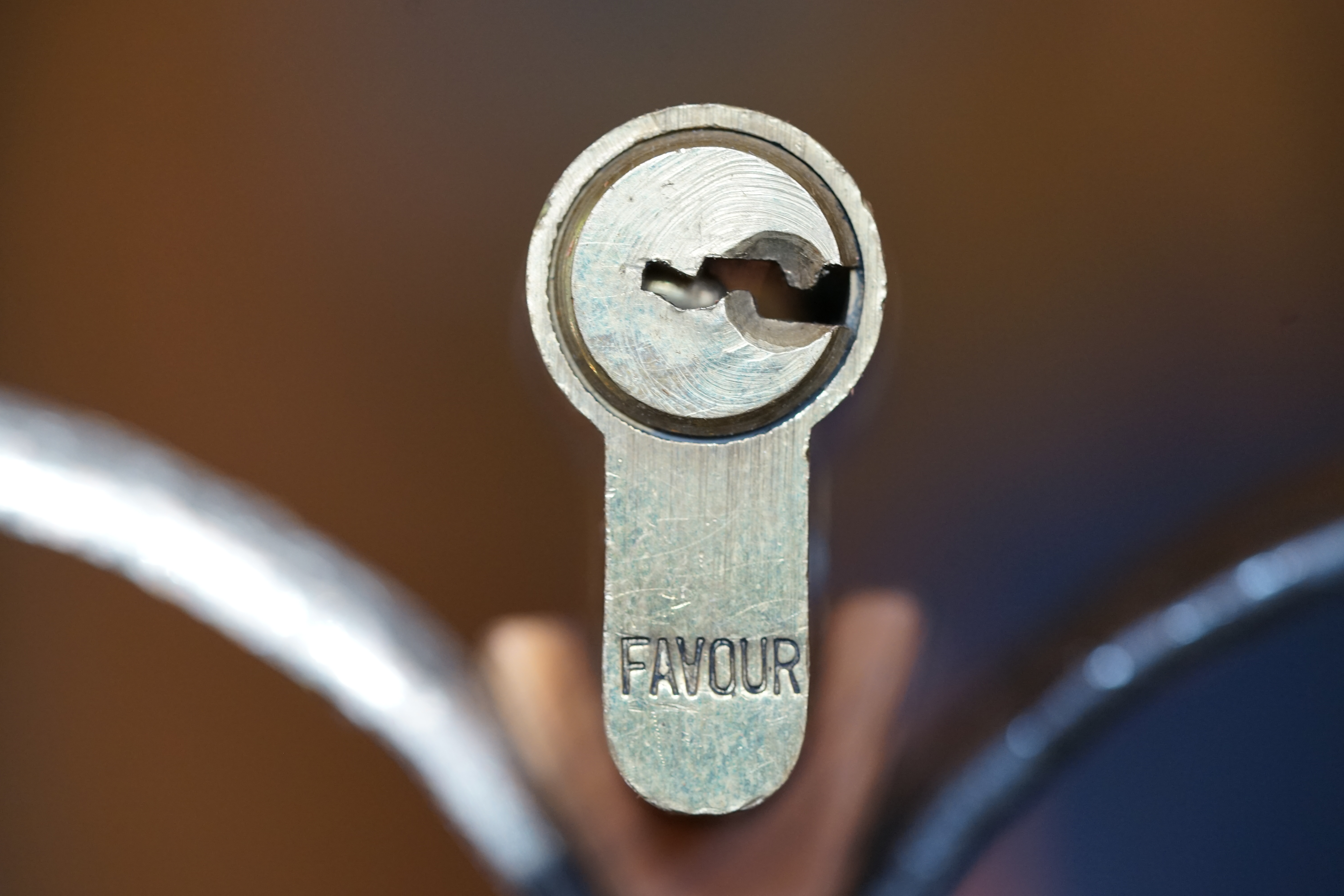 In der Vitrine von Arthur Bühl, Arthurmeister® sind Schlösser, Padlocks, von ABUS, BUGA, BKS, CES, DOM, EVVA, Assa Abloy, Z Ikon, Kaba, Keso, ASSA, Winkhaus, Wilka, Trelock, Schmelting, Bode Panzer, Ancor Las, Drumm Geminy, Xylock, SEA, Medeco, Mul-T-Lock, Cut away, ABUS Granit, Pfaffenhain, E*S, ESS, Nemef, BAB, Babelsberg, Stasi, Diskus, WMF, Tesa, Noch, Vachette, Cisa, Wally, Rielda, Mottura, Viro, FAI, GeGe, Fichet, Bode Panzer, Tresor, Bramah, Protector, Braun`s Patent, Walomatus, Arolds, Combination Lock, Yale, MG, Master, American Lock, Tubular, China, Indien, Aligarh, Nepal, Thailand, Zahlenschlösser, Himmelsschlüssel und KNOCK`N LOCK, noch vieles mehr, vorhanden. Alle Schliesszylinder sind Übungsmaterial für das Lockpicking. Schlagschlüssel und so vieles mehr, sind auch dabei. Auch der Sputnik.