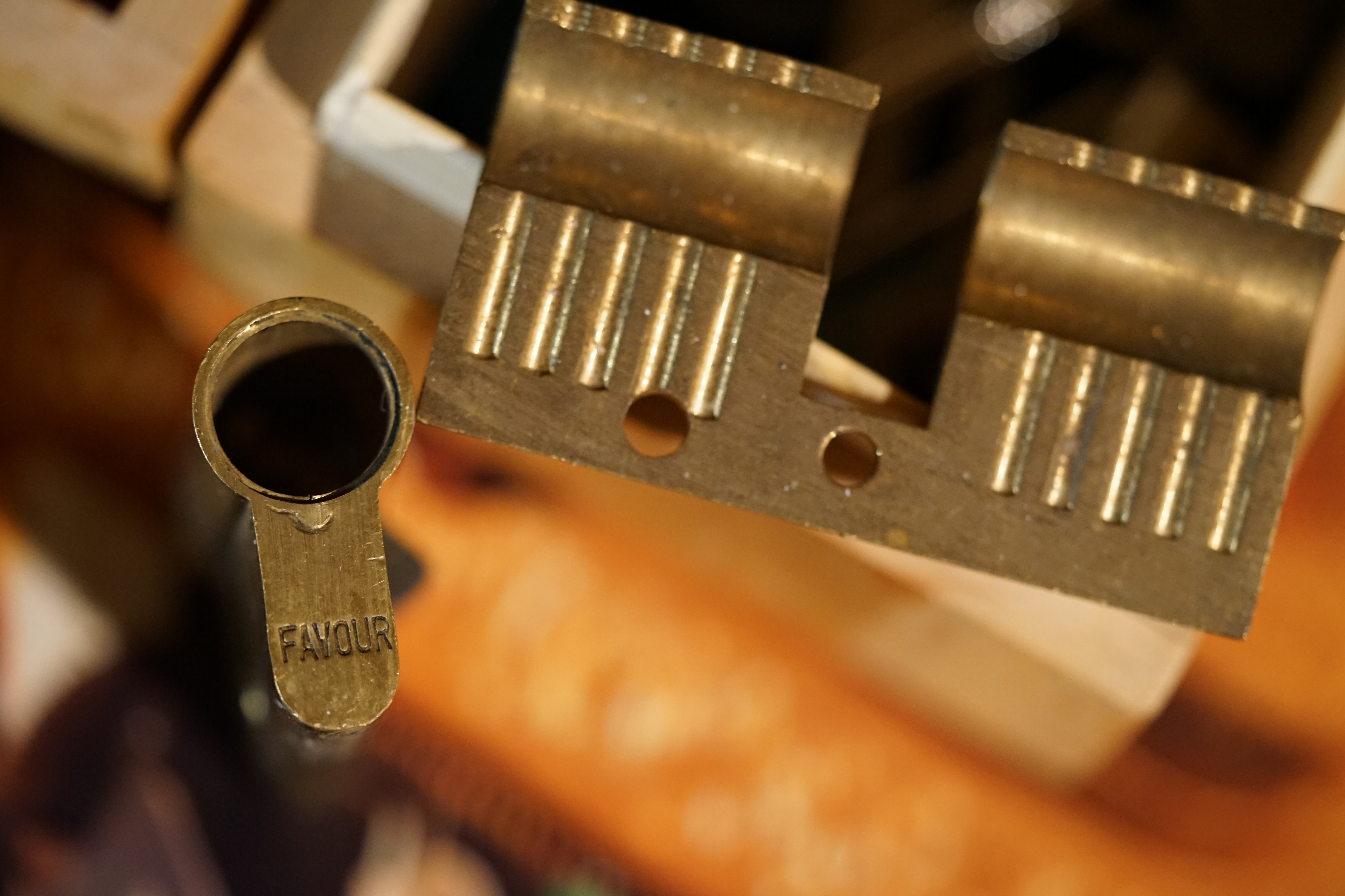 𝔄𝔯𝔱𝔥𝔲𝔯 𝔅ü𝔥𝔩, 𝔄𝔯𝔱𝔥𝔲𝔯𝔪𝔢𝔦𝔰𝔱𝔢𝔯® Herr Arthur Bühl, kritischer Privatdetektiv aus der Hansestadt Hamburg, bereitet sich auf ein Interview mit der BILD et vor. Bei Babsi und Gina in Fuhlsbüttel wird ihm zuvor der Vokuhila geschnitten. Herr Arthur Bühl wurde schon in der BILD et als " Herr der Schlösser " beschrieben. " Ein bisschen Ruhe bitte " schreibt Jan Freitag von der TAZ. Er erwähnt auch eine Mustertür by Wendt. Es wird darin herumgeprökelt. Selbst Arthur Bühl, der weltbeste aus dem Lockpicker Mekka Hamburg, betreibt pures Understatement, weil er sein Schloss in nur 20 Sekunden " geknackt " hat. Charles Graeber von der Wired.com beschreibt in seinem Artikel Master Lock - Pickers do bottle Arthur Bühl " The Master of the Universe ", Arthur Bühl a private Detective of Germany open locks. Bühl`s Fabio - the - Barbarian Look stands out. He wins the Dutch Open and is now Master of the Universe. The people cry: " Arthurmeister ! booms Arthurmeister ". Mark Webber Tobias, the Author of Locks, Safes, and Security, a Police Reverence, say: Arthurmeister, that ist beautyful. " Open ! " sagt Arthurmeister ", offen ist gut, schneller offen ist besser ". " Beer !" Arthurmeister booms back and a new Champion is born. Die Welt berichtet: " Die Kunst, Schlösser ohne Schlüssel zu öffnen ". Vereinsmitbegründer und Vizepräsident Arthur Bühl trägt seine Leidenschaft schon auf der Krawatte. Sie ist rot mit gelben Schlüsseln drauf. Intern wird er ehrfürchtig " Meister Arthur " gerufen. Er hat es zum siebenfachen Deutschen Meister in verschiedenen Disziplinen geschafft. Er pickt seit der Kindheit. Sein erstes Trainingsobjekt war sein Spardosenschloss - Ein klassischer Einstieg… . Die Slate berichtet über Arthur Bühl als Lockpicking Legend. Es gibt einen Artikel Tool for Picking and Decoding by Stasi, CCC, Vortrag Berlin. Amateur Hour berichtet: Arthurmeister has " The Master Touch ". In der Vitrine von Arthur Andreas Bühl, Arthurmeister® sind Schlösser, Padlocks, von ABUS, BKS, Binoxx BUGA, CES, DOM, EVVA, Assa Abloy, Z Ikon, Kaba, Keso, ASSA, Winkhaus, Wilka, Trelock, Schmelting, Favour, Bode Panzer, Ancor Las, Drumm Geminy, Xylock, SEA, Medeco, Mul-T-Lock, Cut away, ABUS Granit, Pfaffenhain, E*S, ESS, Nemef, BAB, Babelsberg, Stasi, Diskus, WMF, Tesa, Noch, Vachette, Cisa, Wally, Rielda, Mottura, Viro, FAI, GeGe, Fichet, Bode Panzer, Tresor, Bramah, Protector, Braun`s Patent, Walomatus, Arolds, Combination Lock, Yale, Master, American Lock, Tubular, China, Indien, Aligarh, Nepal, Thailand, Zahlenschlösser, Himmelsschlüssel und noch vieles mehr, vorhanden. Alle Schliesszylinder sind Übungsmaterial für das Lockpicking. Schlagschlüssel und so vieles mehr, sind auch dabei. Auch der Sputnik. Verschlagwortet mit: ♥ Vokuhila, Friseur ♥ Schwäbischer Hengst, Zwetschgen Heini, Bühl er, Zwetschge, Google Earth, Mittelpunkt der Welt, Martinameisterin, Cartomanze, Scholischek, " HIGH NOON ! ". ♥ Parole Emil !