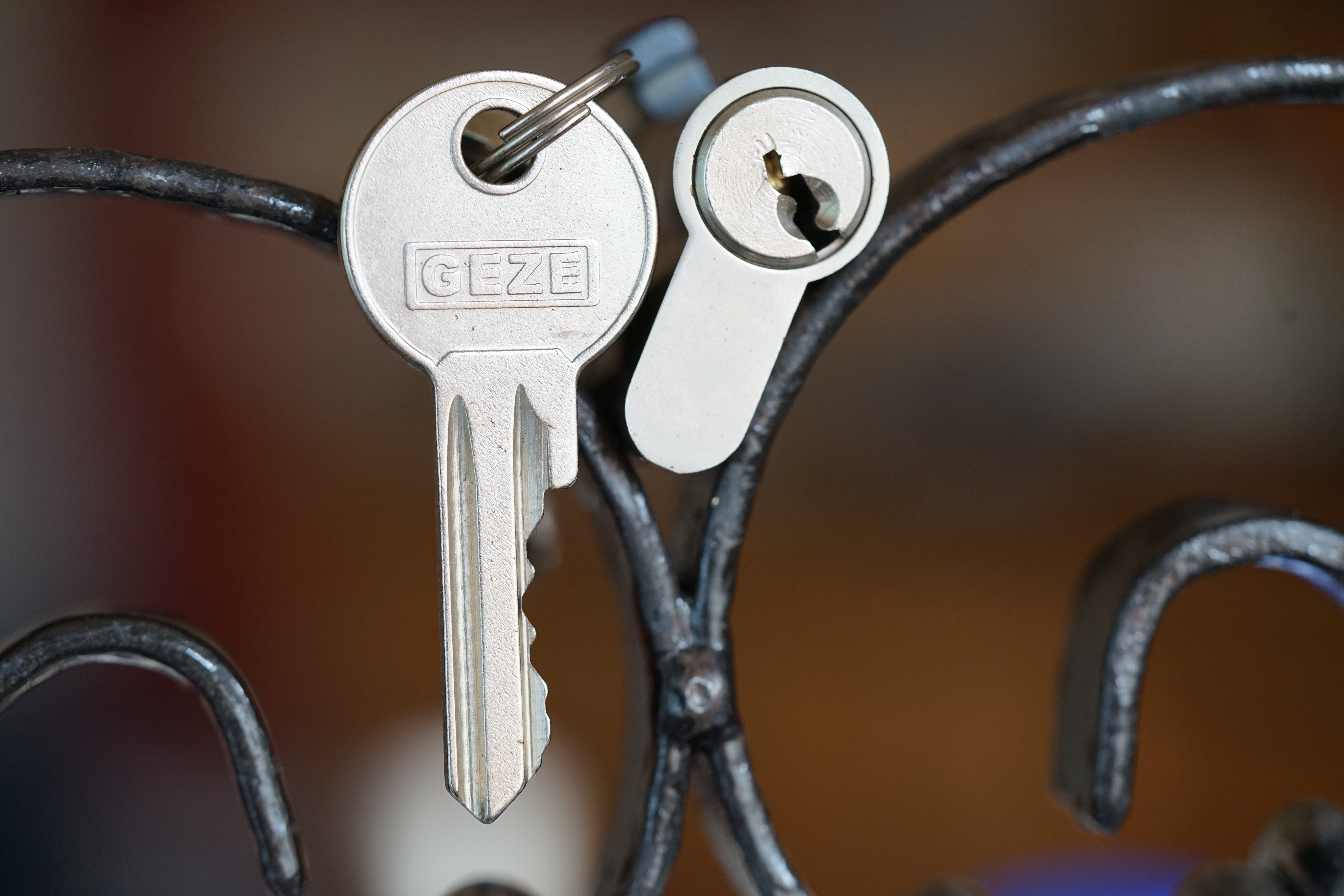 Bühl. Arthur Bühl. Der Sympathieträger ist in Stuttgart, Baden - Württemberg geboren. Der Detektiv lebt in HAM. H1 Text der SEO schreibt: 𝔄𝔯𝔱𝔥𝔲𝔯 𝔅ü𝔥𝔩, 𝔄𝔯𝔱𝔥𝔲𝔯𝔪𝔢𝔦𝔰𝔱𝔢𝔯® Bühl, Arthur, Jahrgang 1961, Made in Germany, Detektiv or Private Investigator how Mr. Smitz from the PLAYBOY, Beverly Hills, say`s. Yes Mr. Smitz i will send you the Photo Arthurmeister`s F 1, Jacket for your LeporelloUS. to your E - Mail Mr.Smitz@Mr.Smitz.us. Ok, Mr. Smitz. Mr. Smitz do you know what Google Earth is ? Take BÜHL Arthur, only by Google Earth, you know ? have done it ? Yes Google will show you my Panel superfast. Cool, Arthurmeister, cool. Yes Mr. Smitz, this can i do for you too ! Yes with SEO. Yes, yes, i have Arkadasch erklärt, sein Erikli pasta is not so genial. Der beste Zwetschgenkuchen, you know plum tart, is from the Stadt Bühl. Not laughing in the USA. Bühl is a City like my Name. And the People in this City called it: Zwetschgendatschi ! you know. This is the world best plumcake. Yes Datschi. Yes, Stadt Bühl is near Baden - Baden, the Casino, you know ! Yes. Baden-Württemberg. You must know there is since 1927 the traditionell Zwetschgenfest. And there ist the Zwetschgenkönigin ! Mr. Smitz, my Ur Ur Ur Ur Grandfather is born in Bühl. My Great Grand Grand Mother where also born in the town Bühl. Their profession was Zwetschgenpicker. Not Lockpicker, Zwetschgen / Plum Picker. And Rüttler. Oh, really ! Yes, Yes. And since this time the name of the family Bühl from the Stadt Bühl is: Yes you know - Buehl. Yes i will give Greetings from you to Mrs. Friede Springer from the Newspaper BILD et. Yes, the Elbphilharmonie is in Betrieb. OH, Mr. Smitz, greeting´s to you from Joe Asbbery, NBA, you know. Tomorrow we will meet us in the Hasenstübchen, our Rabbit Hall. For Lockpicking und Beer. Call you. Parole Emil ! In der Vitrine von Arthur Bühl, Arthurmeister® sind Schlösser, Padlocks, von ABUS, Binoxx BUGA, BKS, CES, DOM, EVVA, Assa Abloy, Z Ikon, Kaba, Keso, ASSA, Winkhaus, Wilka, Trelock, Schmelting, Bode Panzer, Ancor Las, Drumm Geminy, Xylock, SEA, Medeco, Mul-T-Lock, Cut away, ABUS Granit, Pfaffenhain, E*S, ESS, Nemef, BAB, Babelsberg, Stasi, Diskus, WMF, Tesa, Noch, Vachette, Cisa, Wally, Rielda, Mottura, Viro, FAI, GeGe, Fichet, Bode Panzer, Tresor, Bramah, Protector, Braun`s Patent, Walomatus, Arolds, Combination Lock, Yale, Master, American Lock, Tubular, China, Indien, Aligarh, Nepal, Thailand, Zahlenschlösser, Himmelsschlüssel und noch vieles mehr, vorhanden. Alle Schliesszylinder sind Übungsmaterial für das Lockpicking. Schlagschlüssel und so vieles mehr, sind auch dabei. Auch der Sputnik. Verschlagwortet mit: ♥ Vokuhila, Friseur ♥ Schwäbischer Hengst, Zwetschgen Heini, Bühl er, Zwetschge, Google Earth, Mittelpunkt der Welt, Martinameisterin, Cartomanze, Scholischek, " HIGH NOON ! ". ♥ Parole Emil !