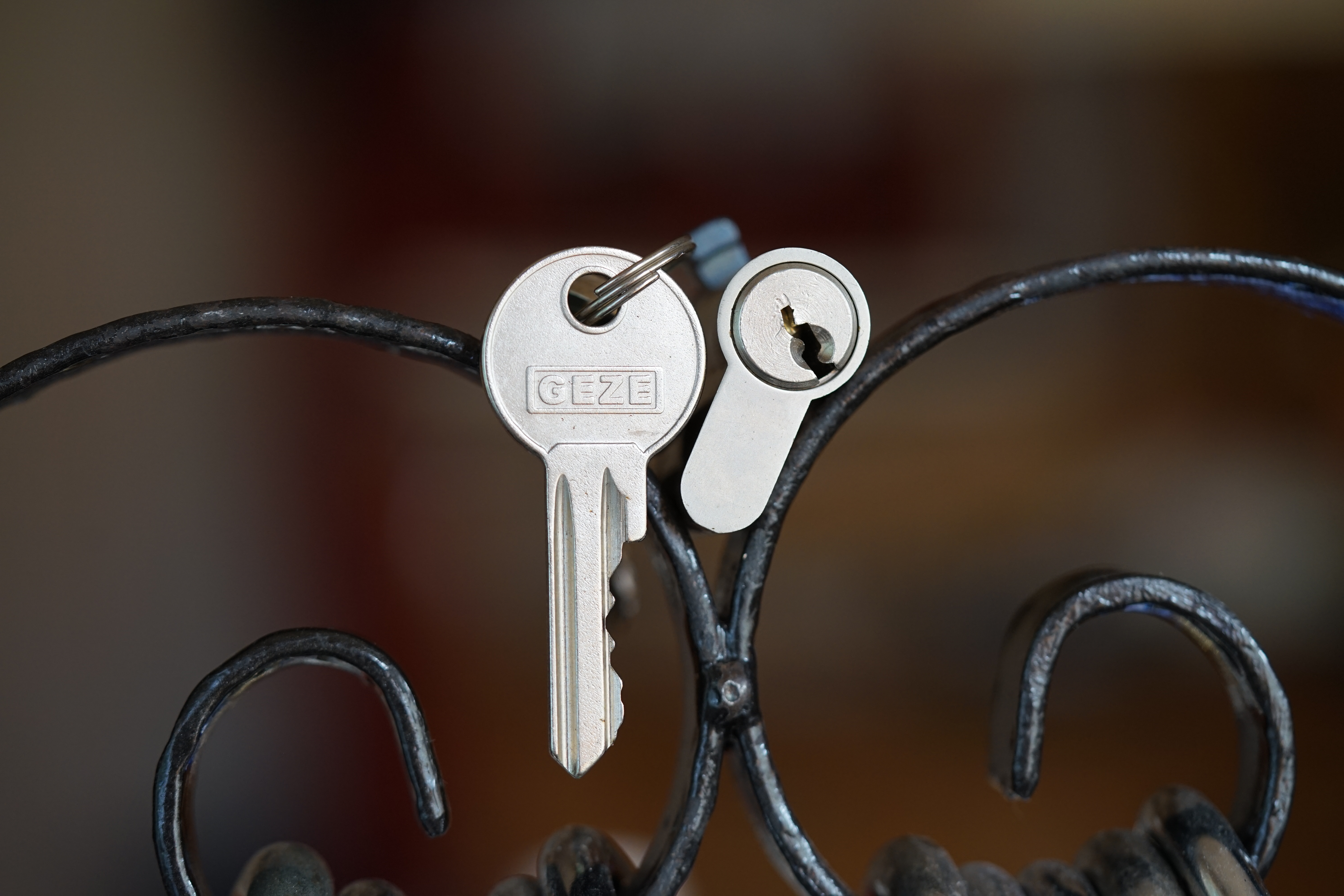 In der Vitrine von Arthur Bühl, Arthurmeister® sind Schlösser, Padlocks, von ABUS, BUGA, BKS, CES, DOM, EVVA, Assa Abloy, Z Ikon, Kaba, Keso, ASSA, Winkhaus, Wilka, GEZE, Trelock, Schmelting, Bode Panzer, Ancor Las, Drumm Geminy, Xylock, SEA, Medeco, Mul-T-Lock, Cut away, ABUS Granit, Pfaffenhain, E*S, ESS, Nemef, BAB, Babelsberg, Stasi, Diskus, WMF, Tesa, Noch, Vachette, Cisa, Wally, Rielda, Mottura, Viro, FAI, GeGe, Fichet, Bode Panzer, Tresor, Bramah, Protector, Braun`s Patent, Walomatus, Arolds, Combination Lock, Yale, MG, Master, American Lock, Tubular, China, Indien, Aligarh, Nepal, Thailand, Zahlenschlösser, Himmelsschlüssel und KNOCK`N LOCK, noch vieles mehr, vorhanden. Alle Schliesszylinder sind Übungsmaterial für das Lockpicking. Schlagschlüssel und so vieles mehr, sind auch dabei. Auch der Sputnik. Verschlagwortet mit: ♥ Vokuhila, Friseur ♥ Schwäbischer Hengst, Zwetschgen Heini, Bühl er, Zwetschge, Google Earth, Mittelpunkt der Welt, Martinameisterin, Cartomanze, Scholischek, " HIGH NOON ! ". ♥ Parole Emil !