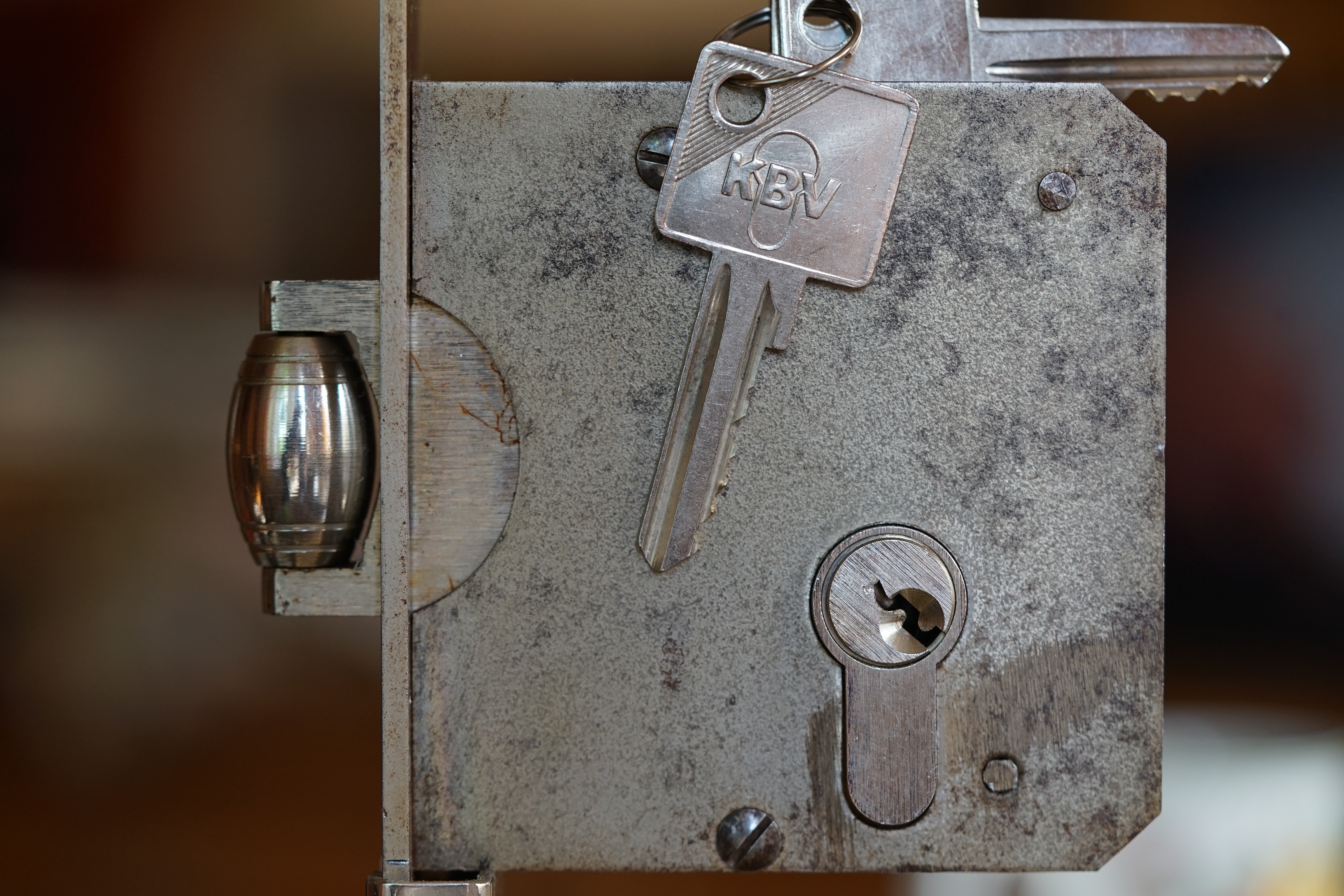 In der Vitrine von Arthur Andreas Bühl, Arthurmeister® sind Schlösser, Padlocks, von ABUS, BKS, CES, DOM, EVVA, Assa Abloy, Z Ikon, Kaba, Keso, ASSA, Winkhaus, Wilka, Trelock, Schmelting, Bode Panzer, Ancor Las, Drumm Geminy, Xylock, SEA, Medeco, Mul-T-Lock, Cut away, ABUS Granit, Pfaffenhain, E*S, ESS, Nemef, BAB, Babelsberg, Stasi, Diskus, WMF, Tesa, Noch, Vachette, Cisa, Wally, Rielda, Mottura, Viro, FAI, GeGe, Fichet, Bode Panzer, Tresor, Bramah, Protector, Braun`s Patent, Walomatus, Arolds, Combination Lock, Yale, Master, American Lock, Tubular, China, Indien, Aligarh, Nepal, Thailand, Zahlenschlösser, Himmelsschlüssel und noch vieles mehr, vorhanden. Alle Schliesszylinder sind Übungsmaterial für das Lockpicking. Schlagschlüssel und so vieles mehr, sind auch dabei. Auch der Sputnik. Verschlagwortet mit: ♥ Vokuhila, Friseur ♥ Schwäbischer Hengst, Zwetschgen Heini, Bühl er, Zwetschge, Google Earth, Mittelpunkt der Welt, Martinameisterin, Cartomanze, Scholischek, " HIGH NOON ! ". ♥ Parole Emil !