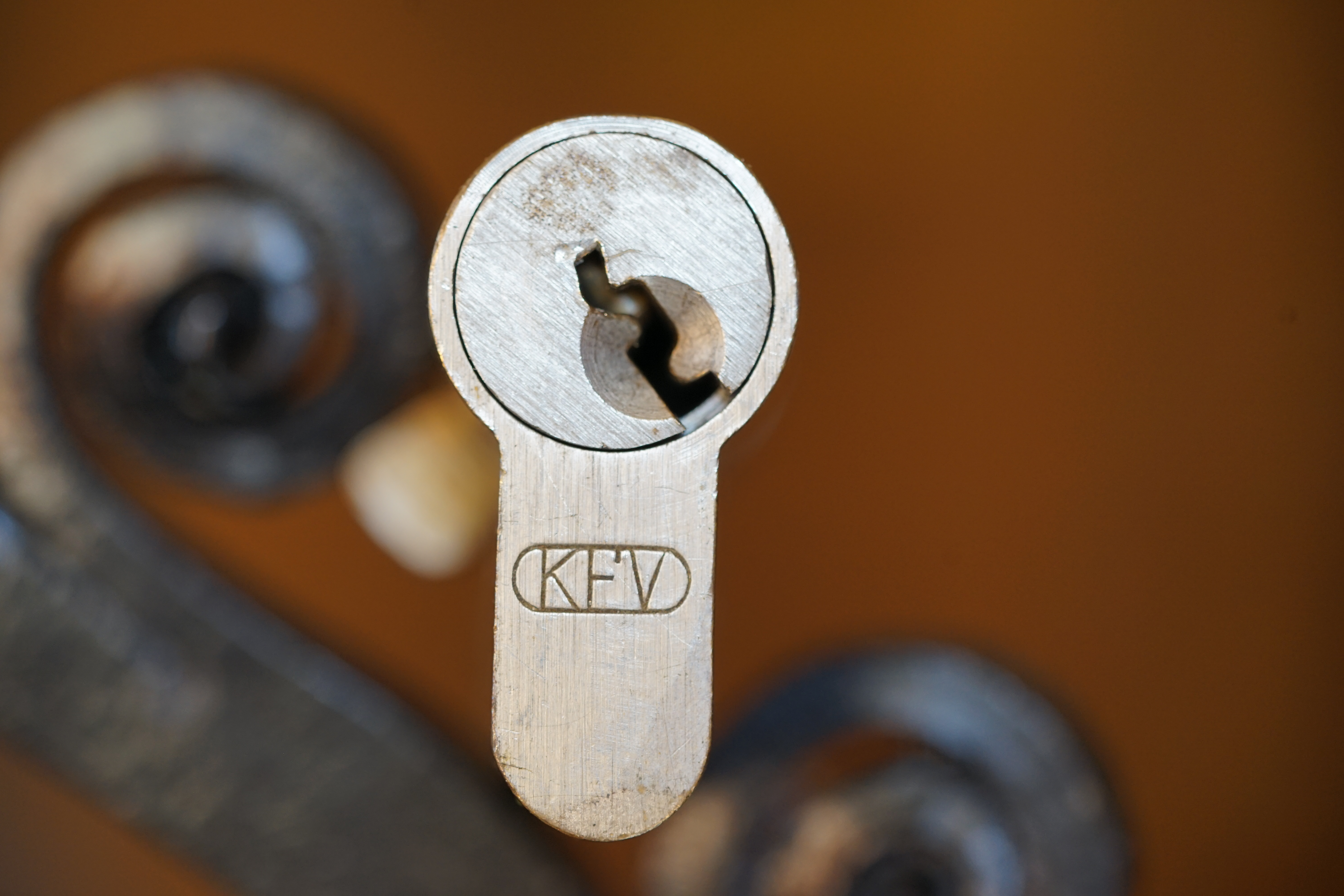 Kaba, Schließzylinder, Zutrittskontrolle, Schlüssel, The Joy Lock Club, Houdini, Keyhole, Schyler, Toool, Lockpicker, Locksport, hulking, Arthurmeister, Linus Yale jr., Convention, Devitent Ollam, Barry Wels, Eddie the wire, Guide to Lockpicking, tools, TSA, approved baggage lock, Pin Tumbler, Medeco, Practical Lockpicking, Jakko Fagerlund, Javadi, open in Thirty Seconds, Sport, Schließkanal, Zylinder läßt sich derehen, Zeitvertreib, Lockcon, Locks, Security, Locksmith, Tool, bump key, Croypto Phone, Arthur Bühl, Charles Graeber, Arthurmeister ! booms Arthurmeister, Champ Julian, Kryptonite, ready to Rock, Lips, Oh, Arthur he sighs, Beer, Rotation, Vereins - Mitbergründer und Vizepräsident Arthur Bühl trägt seine Leidenschaft schon auf der Krawatte, Spardosenschloss, Understatement, Alles eine Frage der Übung, Geselligkeit, Ausdauer, Disziplin, Vertrauen, Ehrgeiz, Entspannung, Sportler, Hackker CCC, Profipickset, knacken, Zigarettenrauch, Unternehmensschutz im Focus, Zutrittskontrolle, Hahn & Kolb, Werkzeuge, Manipulation, Lösungen, Zylinder, Zeitwirtschaft, Presse BOX, Europa - Park, Kaba, Rust, The Joy Lock Club, Schyler Towne, Boston, Magazin, SSD, Arthur Bühl, a pri vate Detektive from Germany, defeatet an all - Star field of Lockpicker´s to capture the aptey, Marc Weber Tobias !