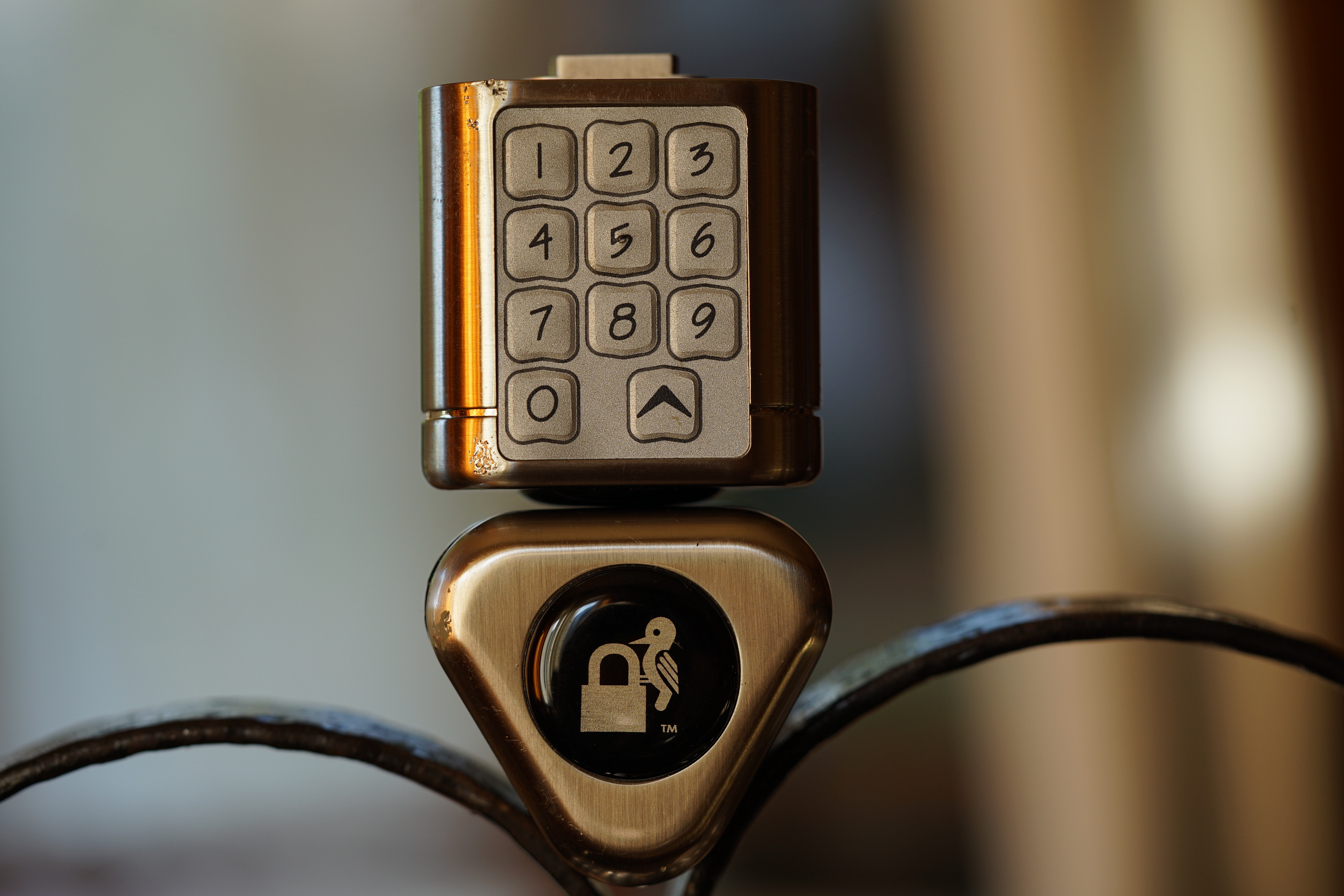 𝔄𝔯𝔱𝔥𝔲𝔯 𝔅ü𝔥𝔩, 𝔄𝔯𝔱𝔥𝔲𝔯𝔪𝔢𝔦𝔰𝔱𝔢𝔯® Bei den Kaba Day `s im Europa Park Rust schreibt die Pressebox: auf großes Interesse der Teilnehmer stieß auch die praktische Vorführung von Steffen Wernéry und Arthur Bühl, die gängige mechanische Schließzylinder ohne Schlüssel zerstörungsfrei öffnen. Meist in Sekundenschnelle. Auch die Chemnitzer Zeitung " Freie Presse " hat über das Lockpicking und Arthur Andreas Bühl alias Arthurmeister berichtet. Dwight Perry schreibt: Arthur Bühl has good hands ! In der Philalocksmith wird Arthur Bühl auch als Lockpicking Legend betitelt. Es gibt auch einen Beitrag, 360 Meridianos. In der Datenschleuder, CCC, wurde über ihn als Sympathieträger berichtet. Veröffentlicht unter Linkedin, Xing, Google Panel, Twitter X. In der Vitrine von Arthur Bühl, Arthurmeister® sind Schlösser, Padlocks, von ABUS, BUGA, BKS, CES, DOM, EVVA, Assa Abloy, Z Ikon, Kaba, Keso, ASSA, Winkhaus, Wilka, Trelock, Schmelting, Bode Panzer, Ancor Las, Drumm Geminy, Xylock, SEA, Medeco, Mul-T-Lock, Cut away, ABUS Granit, Pfaffenhain, E*S, ESS, Nemef, BAB, Babelsberg, Stasi, Diskus, WMF, Tesa, Noch, Vachette, Cisa, Wally, Rielda, Mottura, Viro, FAI, GeGe, Fichet, Bode Panzer, Tresor, Bramah, Protector, Braun`s Patent, Walomatus, Arolds, Combination Lock, Yale, Master, American Lock, Tubular, China, Indien, Aligarh, Nepal, Thailand, Zahlenschlösser, Himmelsschlüssel und KNOCK`N LOCK, noch vieles mehr, vorhanden. Alle Schliesszylinder sind Übungsmaterial für das Lockpicking. Schlagschlüssel und so vieles mehr, sind auch dabei. Auch der Sputnik. Verschlagwortet mit: ♥ Vokuhila, Friseur ♥ Schwäbischer Hengst, Zwetschgen Heini, Bühl er, Zwetschge, Google Earth, Mittelpunkt der Welt, Martinameisterin, Cartomanze, Scholischek, " HIGH NOON ! ". ♥ Parole Emil !