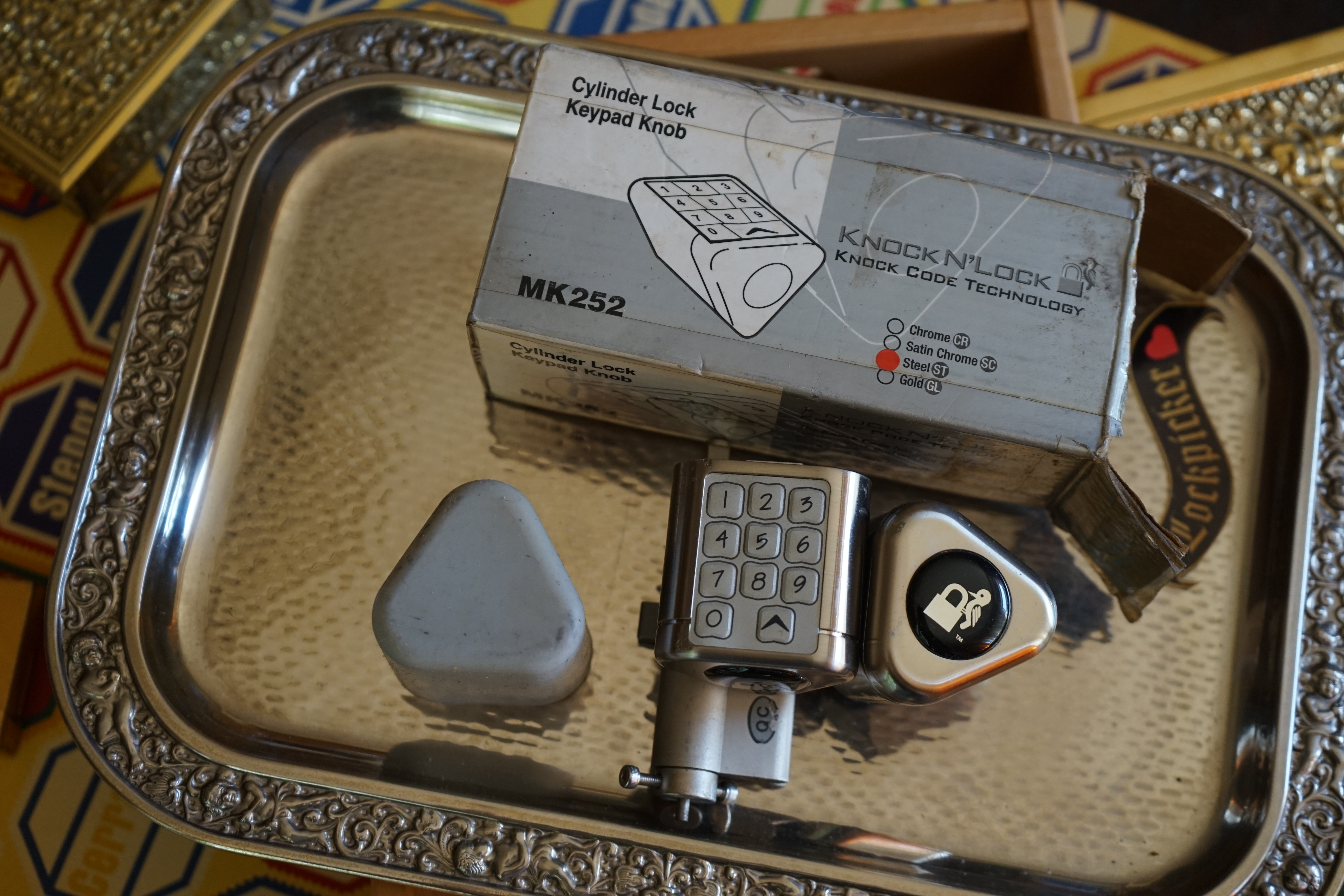 𝔄𝔯𝔱𝔥𝔲𝔯 𝔅ü𝔥𝔩, 𝔄𝔯𝔱𝔥𝔲𝔯𝔪𝔢𝔦𝔰𝔱𝔢𝔯® Bei den Kaba Day `s im Europa Park Rust schreibt die Pressebox: auf großes Interesse der Teilnehmer stieß auch die praktische Vorführung von Steffen Wernéry und Arthur Bühl, die gängige mechanische Schließzylinder ohne Schlüssel zerstörungsfrei öffnen. Meist in Sekundenschnelle. Auch die Chemnitzer Zeitung " Freie Presse " hat über das Lockpicking und Arthur Andreas Bühl alias Arthurmeister berichtet. Dwight Perry schreibt: Arthur Bühl has good hands ! In der Philalocksmith wird Arthur Bühl auch als Lockpicking Legend betitelt. Es gibt auch einen Beitrag, 360 Meridianos. In der Datenschleuder, CCC, wurde über ihn als Sympathieträger berichtet. Veröffentlicht unter Linkedin, Xing, Google Panel, Twitter X. In der Vitrine von Arthur Bühl, Arthurmeister® sind Schlösser, Padlocks, von ABUS, BUGA, BKS, CES, DOM, EVVA, Assa Abloy, Z Ikon, Kaba, Keso, ASSA, Winkhaus, Wilka, Trelock, Schmelting, Bode Panzer, Ancor Las, Drumm Geminy, Xylock, SEA, Medeco, Mul-T-Lock, Cut away, ABUS Granit, Pfaffenhain, E*S, ESS, Nemef, BAB, Babelsberg, Stasi, Diskus, WMF, Tesa, Noch, Vachette, Cisa, Wally, Rielda, Mottura, Viro, FAI, GeGe, Fichet, Bode Panzer, Tresor, Bramah, Protector, Braun`s Patent, Walomatus, Arolds, Combination Lock, Yale, Master, American Lock, Tubular, China, Indien, Aligarh, Nepal, Thailand, Zahlenschlösser, Himmelsschlüssel und KNOCK`N LOCK, noch vieles mehr, vorhanden. Alle Schliesszylinder sind Übungsmaterial für das Lockpicking. Schlagschlüssel und so vieles mehr, sind auch dabei. Auch der Sputnik. Verschlagwortet mit: ♥ Vokuhila, Friseur ♥ Schwäbischer Hengst, Zwetschgen Heini, Bühl er, Zwetschge, Google Earth, Mittelpunkt der Welt, Martinameisterin, Cartomanze, Scholischek, " HIGH NOON ! ". ♥ Parole Emil !