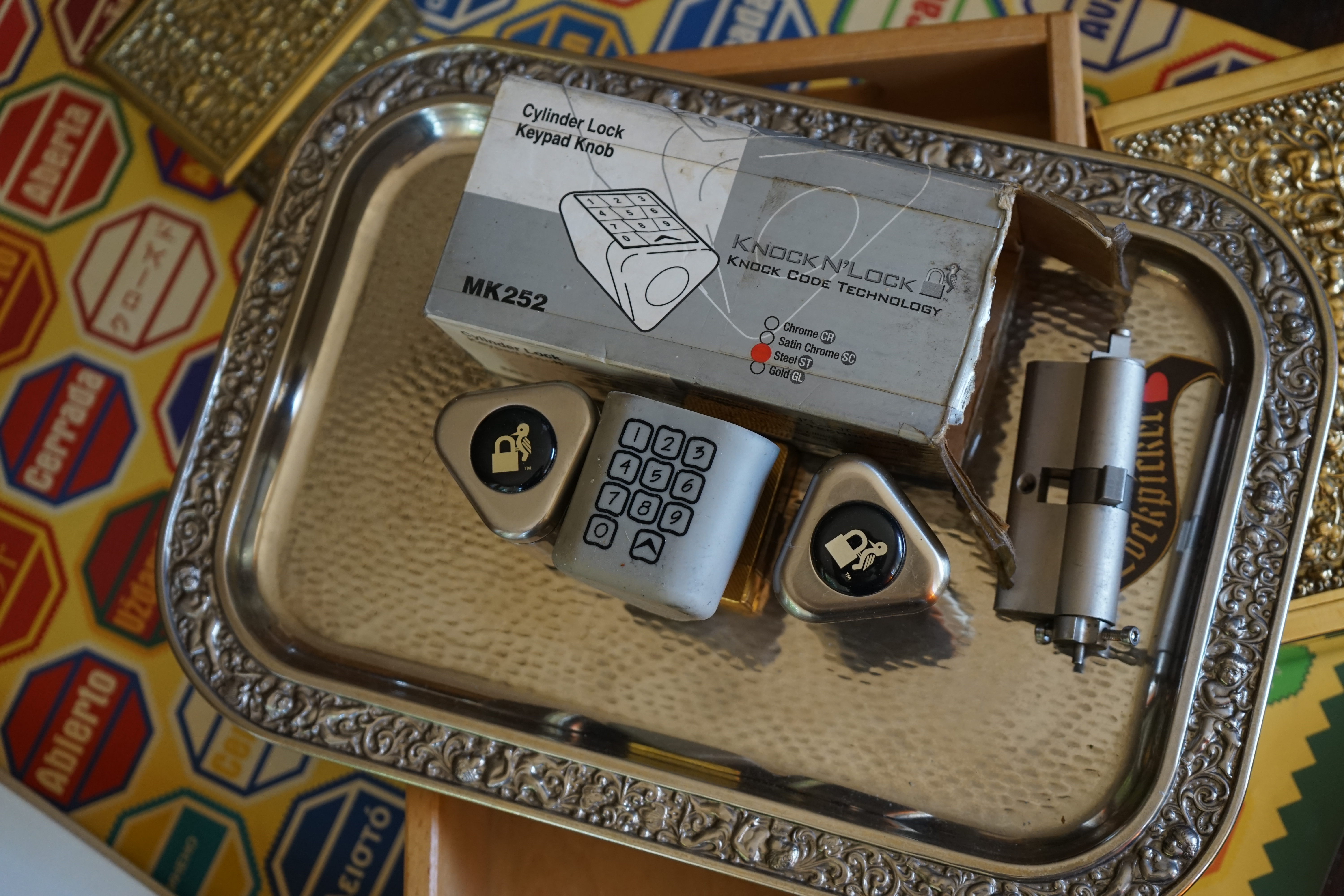 𝔄𝔯𝔱𝔥𝔲𝔯 𝔅ü𝔥𝔩, 𝔄𝔯𝔱𝔥𝔲𝔯𝔪𝔢𝔦𝔰𝔱𝔢𝔯® Bei den Kaba Day `s im Europa Park Rust schreibt die Pressebox: auf großes Interesse der Teilnehmer stieß auch die praktische Vorführung von Steffen Wernéry und Arthur Bühl, die gängige mechanische Schließzylinder ohne Schlüssel zerstörungsfrei öffnen. Meist in Sekundenschnelle. Auch die Chemnitzer Zeitung " Freie Presse " hat über das Lockpicking und Arthur Andreas Bühl alias Arthurmeister berichtet. Dwight Perry schreibt: Arthur Bühl has good hands ! In der Philalocksmith wird Arthur Bühl auch als Lockpicking Legend betitelt. Es gibt auch einen Beitrag, 360 Meridianos. In der Datenschleuder, CCC, wurde über ihn als Sympathieträger berichtet. Veröffentlicht unter Linkedin, Xing, Google Panel, Twitter X. In der Vitrine von Arthur Bühl, Arthurmeister® sind Schlösser, Padlocks, von ABUS, BUGA, BKS, CES, DOM, EVVA, Assa Abloy, Z Ikon, Kaba, Keso, ASSA, Winkhaus, Wilka, Trelock, Schmelting, Bode Panzer, Ancor Las, Drumm Geminy, Xylock, SEA, Medeco, Mul-T-Lock, Cut away, ABUS Granit, Pfaffenhain, E*S, ESS, Nemef, BAB, Babelsberg, Stasi, Diskus, WMF, Tesa, Noch, Vachette, Cisa, Wally, Rielda, Mottura, Viro, FAI, GeGe, Fichet, Bode Panzer, Tresor, Bramah, Protector, Braun`s Patent, Walomatus, Arolds, Combination Lock, Yale, Master, American Lock, Tubular, China, Indien, Aligarh, Nepal, Thailand, Zahlenschlösser, Himmelsschlüssel und KNOCK`N LOCK, noch vieles mehr, vorhanden. Alle Schliesszylinder sind Übungsmaterial für das Lockpicking. Schlagschlüssel und so vieles mehr, sind auch dabei. Auch der Sputnik. Verschlagwortet mit: ♥ Vokuhila, Friseur ♥ Schwäbischer Hengst, Zwetschgen Heini, Bühl er, Zwetschge, Google Earth, Mittelpunkt der Welt, Martinameisterin, Cartomanze, Scholischek, " HIGH NOON ! ". ♥ Parole Emil !