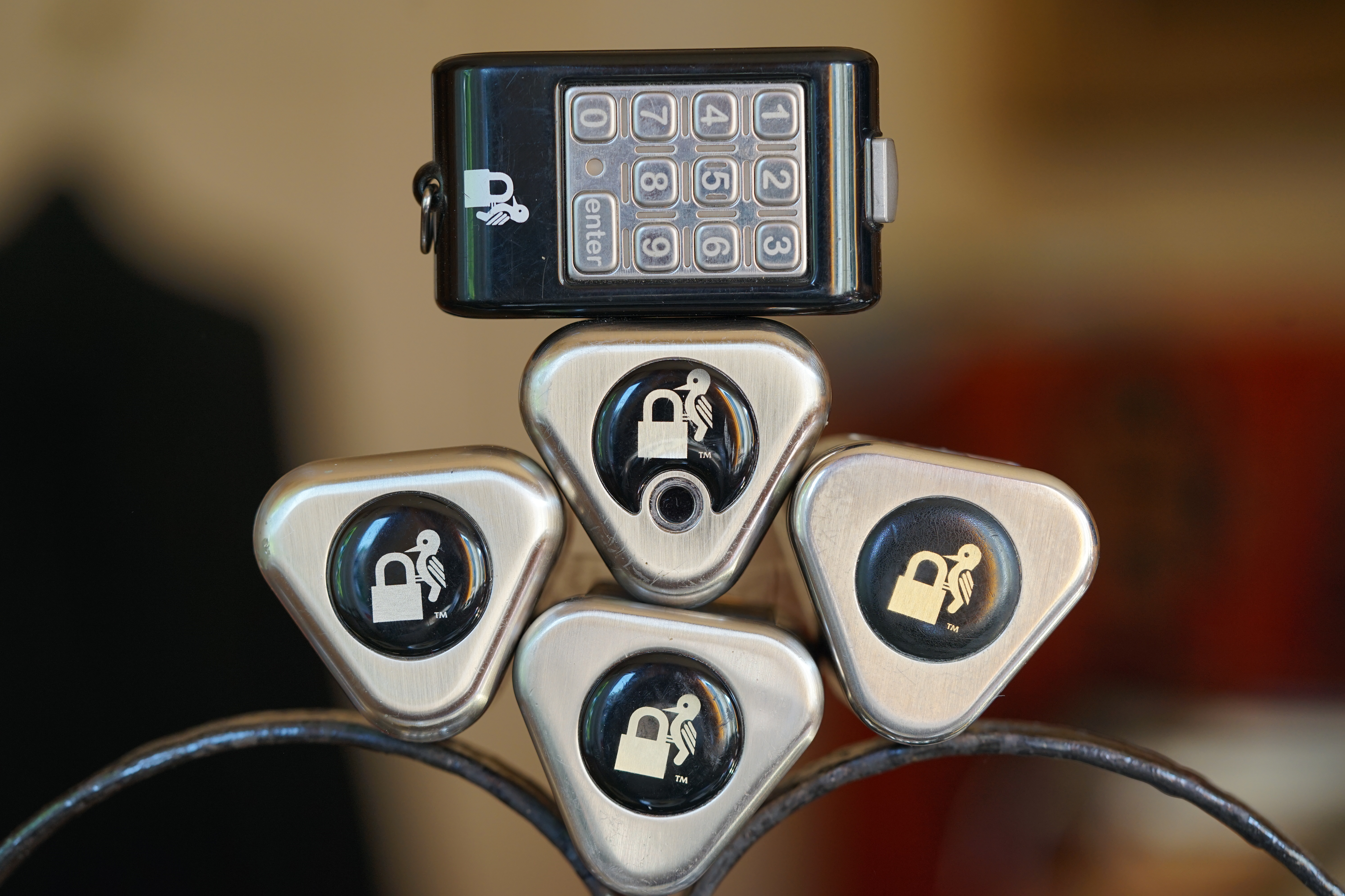 In der Vitrine von Arthur Andreas Bühl, Arthurmeister sind Schlösser, Padlocks, von ABUS, Master, BKS, CES, DOM, EVVA, Assa Abloy, Z Ikon, Kaba, Keso, ASSA, Winkhaus, Wilka, Trelock, Schmelting, Bode Panzer, Ancor Las, Drumm Geminy, Xylock, SEA, Medeco, Mul-T-Lock, Cut away, ABUS Granit, Pfaffenhain, E*S, ESS, Nemef, BAB, Babelsberg, Stasi, Diskus, WMF, Tesa, Vachette, Cisa, Wally, Rielda, Mottura, Viro, FAI, GeGe, Fichet, Bode Panzer, Tresor, Bramah, Protector, Braun`s Patent, Walomatus, Arolds, Combination Lock, Yale, Master, American Lock, Tubular, China, Indien, Aligarh, Nepal, Thailand, Zahlenschlösser, Himmelsschlüssel und noch vieles mehr, vorhanden. Alle Schliesszylinder sind Übungsmaterial für das Lockpicking. Schlagschlüssel sind auch dabei. Das Wappen Bühl ist angebracht. Die Fahne hängt im Hasenstübchen. Arthurmeister`s Jukebox by YouTube spielt Pointer Sisters: Slow Hand, Arthurmeister with the Mastertouch ! ♥ SEO für heute: Parole Emil !