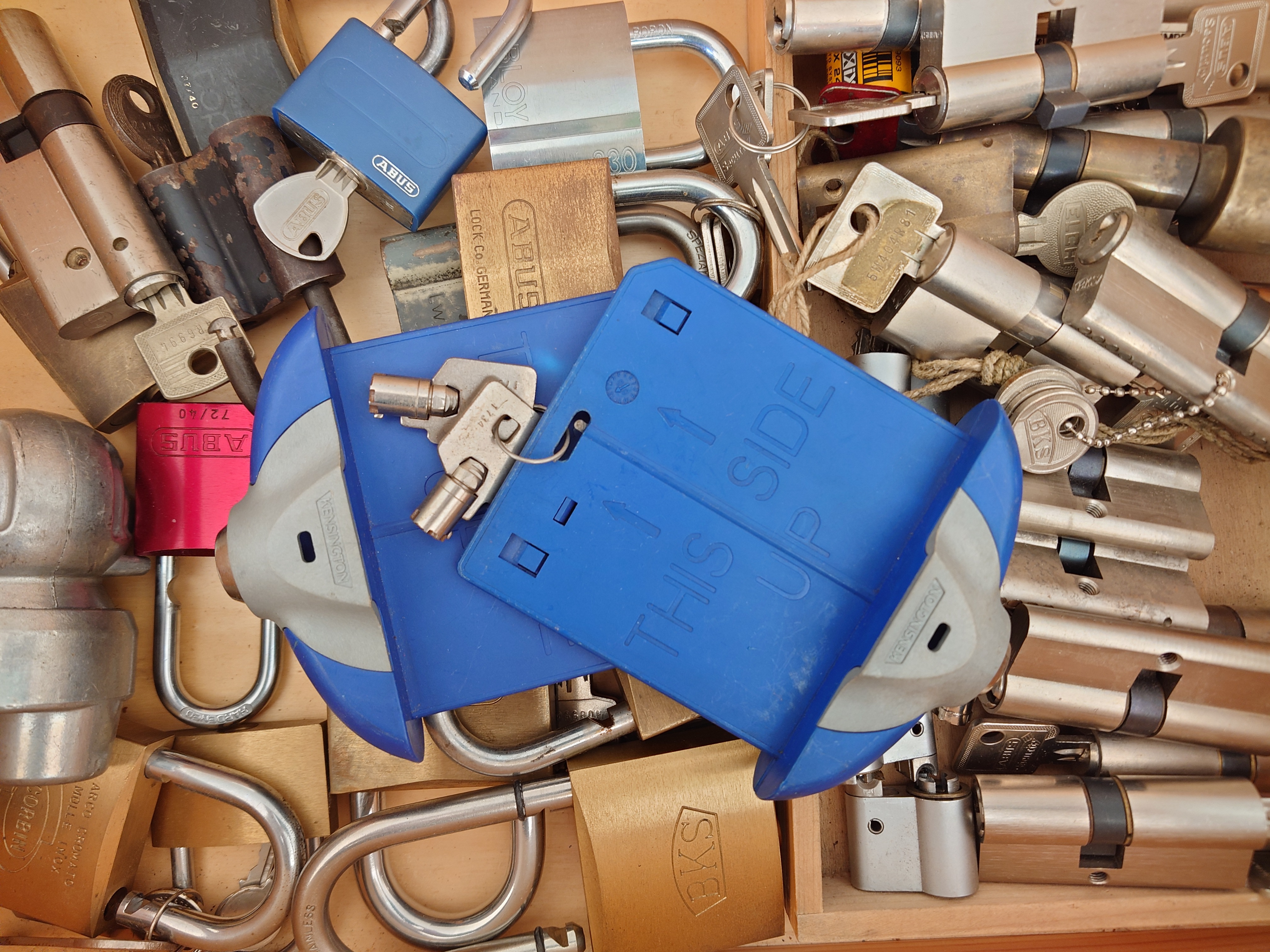 SEO Bühl Wappen Bühl. Arthur Andreas Bühl. Der Sympathieträger ist in Stuttgart, Baden - Württemberg geboren. Der Detektiv lebt in HAM. H1 Text der SEO schreibt: 𝔄𝔯𝔱𝔥𝔲𝔯 𝔅ü𝔥𝔩, 𝔄𝔯𝔱𝔥𝔲𝔯𝔪𝔢𝔦𝔰𝔱𝔢𝔯® Bühl, Arthur, Jahrgang 1961, Made in Germany, Detektiv or Private Investigator how Mr. Smitz from the PLAYBOY, Beverly Hills, say`s. Yes Mr. Smitz i will send you the Photo Arthurmeister`s F 1, Jacket for your LeporelloUS. to your E - Mail Mr.Smitz@Mr.Smitz.us. Ok, Mr. Smitz. Mr. Smitz do you know what Google Earth is ? Take BÜHL Arthur, only by Google Earth, you know ? have done it ? Yes Google will show you my Panel superfast. Cool, Arthurmeister, cool. Yes Mr. Smitz, this can i do for you too ! Yes with SEO. Yes, yes, i have Arkadasch erklärt, sein Erikli pasta is not so genial. Der beste Zwetschgenkuchen, you know plum tart, is from the Stadt Bühl. Not laughing in the USA. Bühl is a City like my Name. And the People in this City called it: Zwetschgendatschi ! you know. This is the world best plumcake. Yes Datschi. Yes, Stadt Bühl is near Baden - Baden, the Casino, you know ! Yes. Baden-Württemberg. You must know there is since 1927 the traditionell Zwetschgenfest. And there ist the Zwetschgenkönigin ! Mr. Smitz, my Ur Ur Ur Ur Grandfather is born in Bühl. My Great Grand Grand Mother where also born in the town Bühl. Their profession was Zwetschgenpicker. Not Lockpicker, Zwetschgen / Plum Picker. And Rüttler. Oh, really ! Yes, Yes. And since this time the name of the family Bühl from the Stadt Bühl is: Yes you know - Buehl. Yes i will give Greetings from you to Mrs. Friede Springer from the Newspaper BILD et. Yes, the Elbphilharmonie is in Betrieb. OH, Mr. Smitz, greeting´s to you from Joe Asbbery, NBA, you know. Tomorrow we will meet us in the Hasenstübchen, our Rabbit Hall. For Lockpicking und Beer. Call you. Parole Emil ! H1 Text der SEO schreibt weiter: 𝔄𝔯𝔱𝔥𝔲𝔯 𝔅ü𝔥𝔩, 𝔄𝔯𝔱𝔥𝔲𝔯𝔪𝔢𝔦𝔰𝔱𝔢𝔯® Herr Arthur Bühl, kritischer Detektiv aus der Hansestadt Hamburg, bereitet sich auf ein Interview mit der BILD et vor. Bei Babsi und Gina in Fuhlsbüttel wird ihm zuvor der Vokuhila geschnitten. Herr Arthur Bühl wurde schon in der BILD et als " Herr der Schlösser " beschrieben. " Ein bisschen Ruhe bitte " schreibt Jan Freitag von der TAZ. Er erwähnt auch eine Mustertür by Wendt. Es wird darin herumgeprökelt. Selbst Arthur Bühl, der weltbeste aus dem Lockpicker Mekka Hamburg, betreibt pures Understatement, weil er sein Schloss in nur 20 Sekunden " geknackt " hat. Charles Graeber von der Wired.com beschreibt in seinem Artikel Master Lock - Pickers do bottle Arthur Bühl " The Master of the Universe ", Arthur Bühl a private Detective of Germany open locks. Bühl`s Fabio - the - Barbarian Look stands out. He wins the Dutch Open and is now Master of the Universe. The people cry: " Arthurmeister ! booms Arthurmeister ". Mark Webber Tobias, the Author of Locks, Safes, and Security, a Police Reverence, say: Arthurmeister, that ist beautyful. " Open ! " sagt Arthurmeister ", offen ist gut, schneller offen ist besser ". " Beer !" Arthurmeister booms back and a new Champion is born. Die Welt berichtet: " Die Kunst, Schlösser ohne Schlüssel zu öffnen ". Vereinsmitbegründer und Vizepräsident Arthur Bühl trägt seine Leidenschaft schon auf der Krawatte. Sie ist rot mit gelben Schlüsseln drauf. Intern wird er ehrfürchtig " Meister Arthur " gerufen. Er hat es zum siebenfachen Deutschen Meister in verschiedenen Disziplinen geschafft. Er pickt seit der Kindheit. Sein erstes Trainingsobjekt war sein Spardosenschloss - Ein klassischer Einstieg… . Die Slate berichtet über Arthur Bühl als Lockpicking Legend. Es gibt einen Artikel Tool for Picking and Decoding by Stasi, CCC, Vortrag Berlin. Amateur Hour berichtet: Arthurmeister has " The Master Touch ". Bei den Kaba Day `s im Europa Park Rust schreibt die Pressebox: auf großes Interesse der Teilnehmer stieß auch die praktische Vorführung von Steffen Wernéry und Arthur Bühl, die gängige mechanische Schließzylinder ohne Schlüssel zerstörungsfrei öffnen. Meist in Sekundenschnelle. Auch die Chemnitzer Zeitung " Freie Presse " hat über das Lockpicking und Arthur Andreas Bühl alias Arthurmeister berichtet. Dwight Perry schreibt: Arthur Bühl has good hands ! In der Philalocksmith wird Arthur Bühl auch als Lockpicking Legend betitelt. Es gibt auch einen Beitrag, 360 Meridianos. In der Datenschleuder, CCC, wurde über ihn als Sympathieträger berichtet. Veröffentlicht unter dem verifizierten Linkedin Profil Arthur Bühl, Arthurmeister, Xing, Google Panel, Twitter X. In der Vitrine von Arthur Andreas Bühl, Arthurmeister® sind Schlösser, Padlocks, von ABUS, BKS, CES, DOM, EVVA, Assa Abloy, Z Ikon, Kaba, Keso, ASSA, Winkhaus, Wilka, Trelock, Schmelting, Bode Panzer, Ancor Las, Drumm Geminy, Xylock, SEA, Medeco, Mul-T-Lock, Cut away, ABUS Granit, Pfaffenhain, E*S, ESS, Nemef, BAB, Babelsberg, Stasi, Diskus, WMF, Tesa, Noch, Vachette, Cisa, Wally, Rielda, Mottura, Viro, FAI, GeGe, Fichet, Bode Panzer, Tresor, Bramah, Protector, Braun`s Patent, Walomatus, Arolds, Combination Lock, Yale, Master, American Lock, Tubular, China, Indien, Aligarh, Nepal, Thailand, Zahlenschlösser, Himmelsschlüssel und noch vieles mehr, vorhanden. Alle Schliesszylinder sind Übungsmaterial für das Lockpicking. Schlagschlüssel und so vieles mehr, sind auch dabei. Auch der Sputnik. Verschlagwortet mit: ♥ Vokuhila, Friseur ♥ Schwäbischer Hengst, Zwetschgen Heini, Bühl er, Zwetschge, Google Earth, Mittelpunkt der Welt, Martinameisterin, Cartomanze, Scholischek, " HIGH NOON ! ". ♥ Parole Emil ! SEO SH Bühl Wappen 𝔄𝔯𝔱𝔥𝔲𝔯 𝔅ü𝔥𝔩, 𝔄𝔯𝔱𝔥𝔲𝔯𝔪𝔢𝔦𝔰𝔱𝔢𝔯® ♥ Bühl, Arthur, Jahrgang 1961, Made in Germany, Detektiv or Private Investigator how Mr. Smitz from the PLAYBOY, Beverly Hills, say`s. Yes Mr. Smitz i will send you the Photo Arthurmeister`s F1, Jacket for your LeporelloUS. to your E - Mail Mr.Smitz@Mr.Smitz.us. Ok, Mr. Smitz. Mr. Smitz do you know what Google Earth is ? Take BÜHL Arthur, only by Google Earth, you know ? have done it ? Yes Google will show you my Panel superfast. Cool, Arthurmeister, cool. Yes Mr. Smitz, this can i do for you too ! Yes with SEO. Yes, yes, i have Arkadasch erklärt, sein Erikli pasta is not so genial. Der beste Zwetschgenkuchen, you know plum tart, is from the Stadt Bühl. Not laughing in the USA. Bühl is a City like my Name. And the People in this City called it: Zwetschgendatschi ! you know. This is the world best plumcake. Yes Datschi ! Yes, Stadt Bühl is near Baden - Baden, the Casino, you know ! Yes. Baden-Württemberg. You must know there is since 1927 the traditionell Zwetschgenfest. And there ist the Zwetschgenkönigin ! Mr. Smitz, my Ur Ur Ur Ur Grandfather is born in Bühl. My Great Grand Grand Mother where also born in the town Bühl. Their profession was Zwetschgenpicker. Not Lockpicker, Zwetschgen / Plum Picker. And Rüttler. Oh, really ! Yes, Yes. And since this time the name of the family Bühl from the Stadt Bühl is: Yes you know - Buehl. Yes i will give Greetings from you to Mrs. Friede Springer from the Newspaper BILD et. Yes, the Elbphilharmonie is in Betrieb. OH, Mr.Smitz, greeting´s to you from Joe Asbbery, NBA, you know. Tomorrow we will meet us in the Hasenstübchen, our Rabbit Hall. For Lockpicking und Beer. Call you. Parole Emil ! Not E-Mail. Provided by www.Arthur-Bühl.de and www.Arthurmeister.de Verschlagwortet mit: ♥ Vokuhila, Friseur ♥ Schwäbischer Hengst, Zwetschgen Heini, Bühl er, Zwetschge, Google Earth, Mittelpunkt der Welt, Martinameisterin, Cartomanze, Scholischek, " HIGH NOON ! ". ♥ Parole Emil ! Veröffentlicht unter dem verifizierten Linkedin Profil Arthur Bühl, Hamburg, Xing, Google Panel, Twitter X. Wordpress spricht über die KI: SEO Text Bühl, Double Brain® Pornomeister@Pornomeister.de ♥ 𝔄𝔯𝔱𝔥𝔲𝔯 𝔅ü𝔥𝔩, 𝔄𝔯𝔱𝔥𝔲𝔯𝔪𝔢𝔦𝔰𝔱𝔢𝔯® Arthur Andreas Bühl, Made in Germany, born 1961, ist mehrfacher Deutscher Meister im Lockpicking. In dem Magazin WIRED wird er als " Master of the Universe " betitelt. Im Hasenstübchen stellt er seinen Leporello " Der Aufmacher ", vor und telefoniert mit Mr. Smitz, Beverly Hills from the News Paper PLAYBOY, USA. No, Mr. Smitz, the E - Mail is not Parole Emil, the E - Mail is called: PAROLE E-Mail.com. Mr. Smitz is laughing ! Take the romantic move. Yes, Mr. Smitz, with every beat of your heart. You know Engelbert ? Mr. Humperdinck ! This is the favorite song from Friede Springer from the BILD et, You know ? Arthurmeister`s Jukebox, YouTube, spielt Pointer Sisters: Slow Hand. Der Noagerlzutzler, der Scholischek und Raucher am Stammtisch können keine Padlocks öffnen. Deshalb müssen diese Spitzbuben an den Tresen. Die Glocke wird geläutet. Arthurmeister brüllt " OFFEN " ! Die Jukebox spielt jetzt Ina Müller - Dörp Reggae. Arthurmeister und Joe Asberry, der alte Basketballer von der NBA, stoßen miteinander an. Stößchen ! Stößchen schreit Martinameisterin. Santa Maria ! Tante Martina ! Mittlerweile spielt in der Jukebox Engelbert: A man without love. Die Stimmung steigt. Die KI in der Jukebox, der Rock - Ola, spielt nacheinander: Joy Flemming, Ata Canani, Deutsche Freunde, natürlich auch Cem Karaca und die Kanaken, Mein deutscher Freund, Alle Menschen dieser Erde. Nina Hagen spielt African Reggae, UB 40 - spielt Kingston Town. Jan Delay ist mit Irgendwie, Irgendwo, Irgendwann, Live und die BeeGees mit How deep is your love, dabei. Eddy Holman, Hey there lonely girl, bei Pink Floyd und bei den The Doors, Riders on the Storm tanzen die Gäste. Heike I drückt Harold Melvin & the Blue Notes This love I lost. T.S.O.P. The Sound Of Philadelphia und Hildegard Knef mit - Der alte Wolf, bringen die Menge zum kochen. Pelle dröhnt: Marmor Stein und Eisen bricht. Die Affen rasen durch den Wald. Die Five Tops: Warte auf das Glück, Kenny Rogers - You decorated my life, Reinhard Fendrich - Strada del sole, Sammy Davis jr. mit Mr. Bojangles live in Germany und Teddy Pendergrass - Turn off the lights sowie Julio Iglesias mit Diana Ross - All of you, bringt die Meute weiter zum toben. Die Polizei drückt Empire of the Sun - We are the people. Helen Ready singt Angie Baby. Bei Element of Crime steigert sich die Ekstase vom Mittelpunkt der Welt über die Straßenbahn des Todes zu Am Ende denk ich immer nur an Dich. Die Love Story - Andy Williams, ABBA mit Hasta Manana, runden die Sache ab. Hannenberger schmeißt bei Roger Whittaker - Abschied ist ein scharfes Schwert, alle RAUS ! Morgen ist 11 Uhr High NOON ! Dänen lügen nicht. ♥ Verschlagwortet mit: Arthur Bühl. Arthurmeister® Arthur ♥ Schwäbischer Hengst, Buhl. Zwetschgen Heini, Artur, Buehl er, Zwetschge, Made in Germany, Born 1961, Sympathieträger, Google Earth, Mittelpunkt der Welt, Pflaumen, Arkadasch, Datschi, ♥ Martinameisterin, Cartomanze, Scholischek, " HIGH NOON ! ", Vokuhila. ♥ Parole Emil !