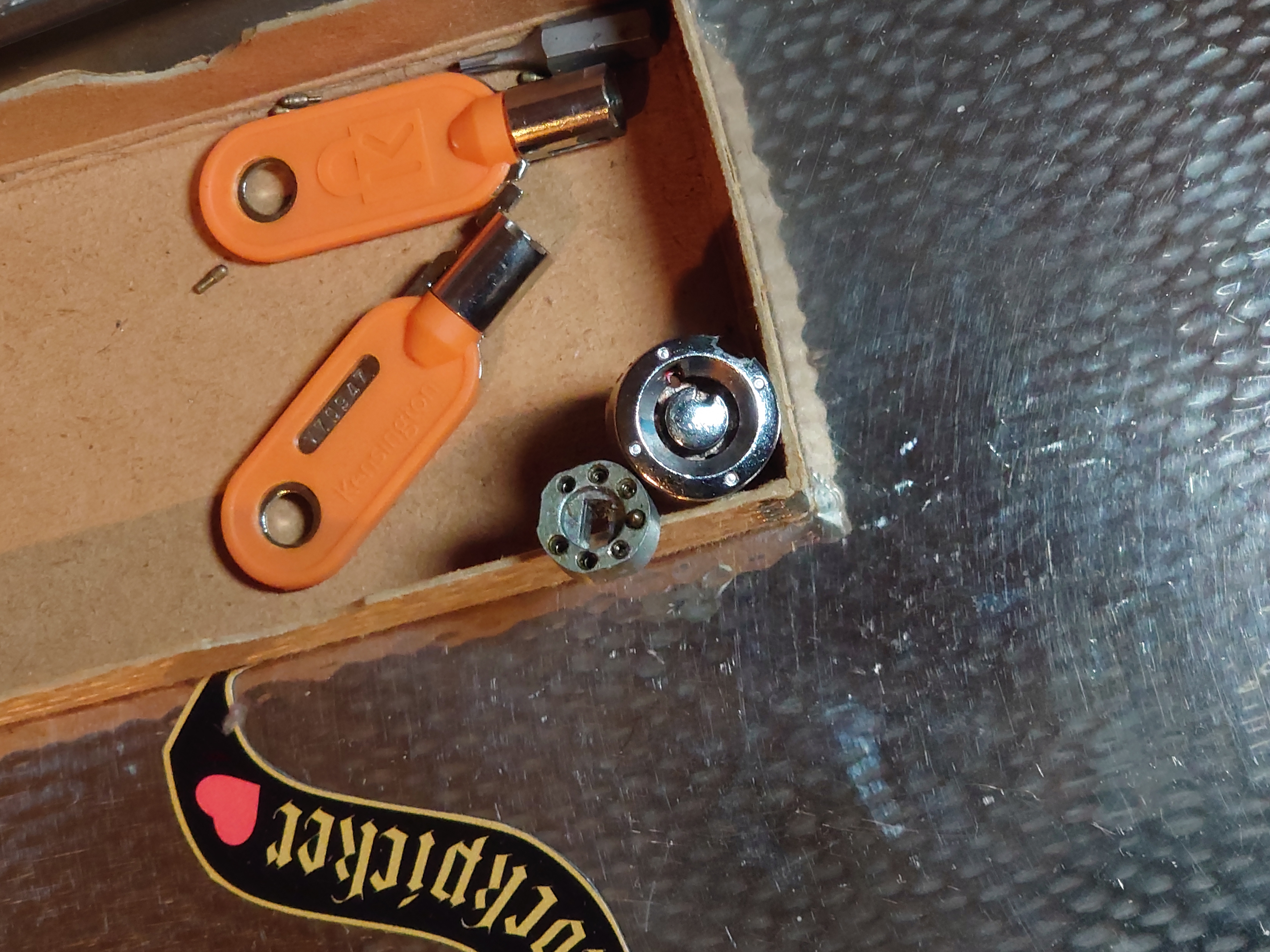 Bei den Kaba Day `s im Europa Park Rust schreibt die Pressebox: auf großes Interesse der Teilnehmer stieß auch die praktische Vorführung von Steffen Wernéry und Arthur Bühl, die gängige mechanische Schließzylinder ohne Schlüssel zerstörungsfrei öffnen. Meist in Sekundenschnelle. Auch die Chemnitzer Zeitung " Freie Presse " hat über das Lockpicking und Arthur Andreas Bühl alias Arthurmeister berichtet. Dwight Perry schreibt: Arthur Bühl has good hands ! In der Philalocksmith wird Arthur Bühl auch als Lockpicking Legend betitelt. Es gibt auch einen Beitrag, 360 Meridianos. In der Datenschleuder, CCC, wurde über ihn als Sympathieträger berichtet. Veröffentlicht unter Linkedin, Xing, Google Panel, Twitter X. In der Vitrine von Arthur Bühl, Arthurmeister® sind Schlösser, Padlocks, von ABUS, BKS, CES, DOM, EVVA, Assa Abloy, Z Ikon, Kaba, Keso, ASSA, Winkhaus, Wilka, Trelock, Schmelting, Bode Panzer, Ancor Las, Drumm Geminy, Xylock, SEA, Medeco, Mul-T-Lock, Cut away, ABUS Granit, Pfaffenhain, E*S, ESS, Nemef, BAB, Babelsberg, Stasi, Diskus, WMF, Tesa, Noch, Vachette, Cisa, Wally, Rielda, Mottura, Viro, FAI, GeGe, Fichet, Bode Panzer, Tresor, Bramah, Protector, Braun`s Patent, Walomatus, Arolds, Combination Lock, Yale, Master, American Lock, Tubular, China, Indien, Aligarh, Nepal, Thailand, Zahlenschlösser, Himmelsschlüssel und noch vieles mehr, vorhanden. Alle Schliesszylinder sind Übungsmaterial für das Lockpicking. Schlagschlüssel und so vieles mehr, sind auch dabei. Auch der Sputnik. Verschlagwortet mit: ♥ Vokuhila, Friseur ♥ Schwäbischer Hengst, Zwetschgen Heini, Bühl er, Zwetschge, Google Earth, Mittelpunkt der Welt, Martinameisterin, Cartomanze, Scholischek, " HIGH NOON ! ". ♥ Parole Emil !