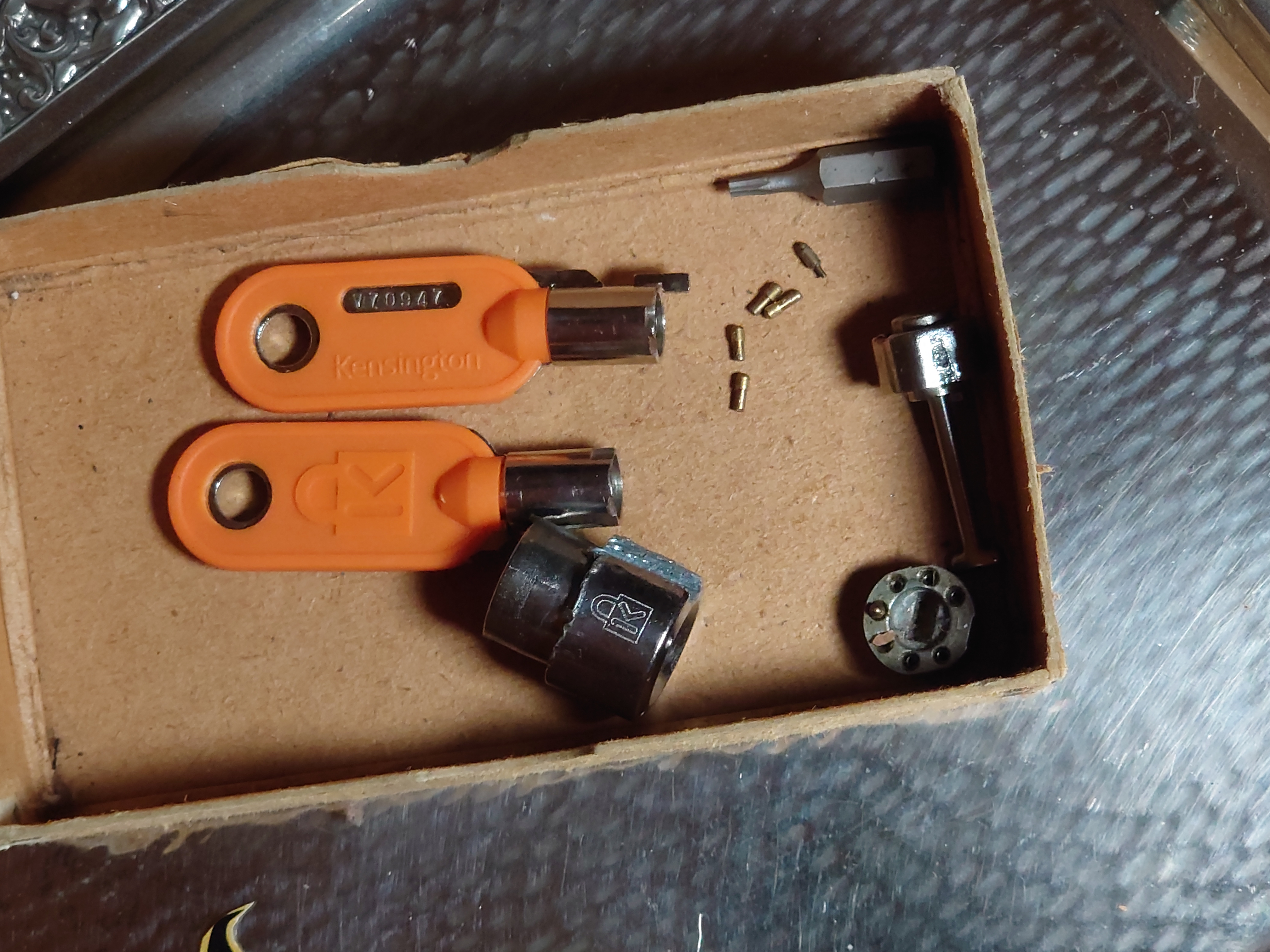 Bühl, Arthur Andreas Bühl, WIKI Fandom, Arthur meister ®,Lockpickerherz ® Schlossherz ®, Porno meister ®, Bühl, Arthurmeister ist Lockpicker aus Leidenschaft. Der erste Erfolg: Das zerstörungsfreie Öffnen seiner Spardose. Sobald er einen Draht biegen konnte, öffnete er auch Bartschlösser. Bei Fahradschlössern: Es ist einfach ein lüsternes Gefühl wenn es schnappt. Bühl fing nun an eigene Dietriche zu biegen. Mit Hilfe vom Nachbarn Mendel, Tischler aus Asperg, lernte er auch Tricks wie Türen generell schnell geöffnet werden können. Der Mendel half Arthur weitere, härtere Dietriche herzustellen. Diese Sperrzeuge wurden dann im Burggraben der Festung Hohenasperg auf ihre Tauglichkeit getestet. Und auch beim Lockpicking verhält es sich so wie der Amy in den Patsch Barracks schwätzt: learning bei doing und verschenkte ein Pickset. Mit solchen Pick`s lassen sich Zylinderschlösser zerstörungsfrei öffnen und auch flippern. Gerne ließen sich Vorhangschlösser picken; nein besser pflücken. Seit dieser Zeit häuft Bühl, Arthurmeister Schließzylinder und Vorhängeschlösser an. Er sammelt Schlösser der Marken ABUS und BKS. Auch besondere Öffnungswerkzeuge, auch einige von der Stasi lassen sich hier bewundern. Später schulte er dann zusammen mit Steffen Wernèry, ehemaliger Pressesprecher vom Chaos Computer Club, Behörden, Industrievertreter, Feuerwehren und natürlich auch Leute im Hasenstübchen am Stammtisch. Taged mit: Spiel nicht mit den Schmuddelkindern ! Zieh-Fix knacken E-Pick Porno Meister Schlossporno Taged with: Bühl Wappen, Bühl Fahne, Bühl Aufnäher, Bühl Patent Urkunde, Arthurmeister Patent Urkunde, Zwetschgenhengst, Zwetschgenfest, Meister Arthur, Bühler Zwetschge Arthur Bühl, Detektiv aus Hamburg, Parole Emil ♥ Erich Kästner, Max und Moritz ♥ Wilhelm Busch.