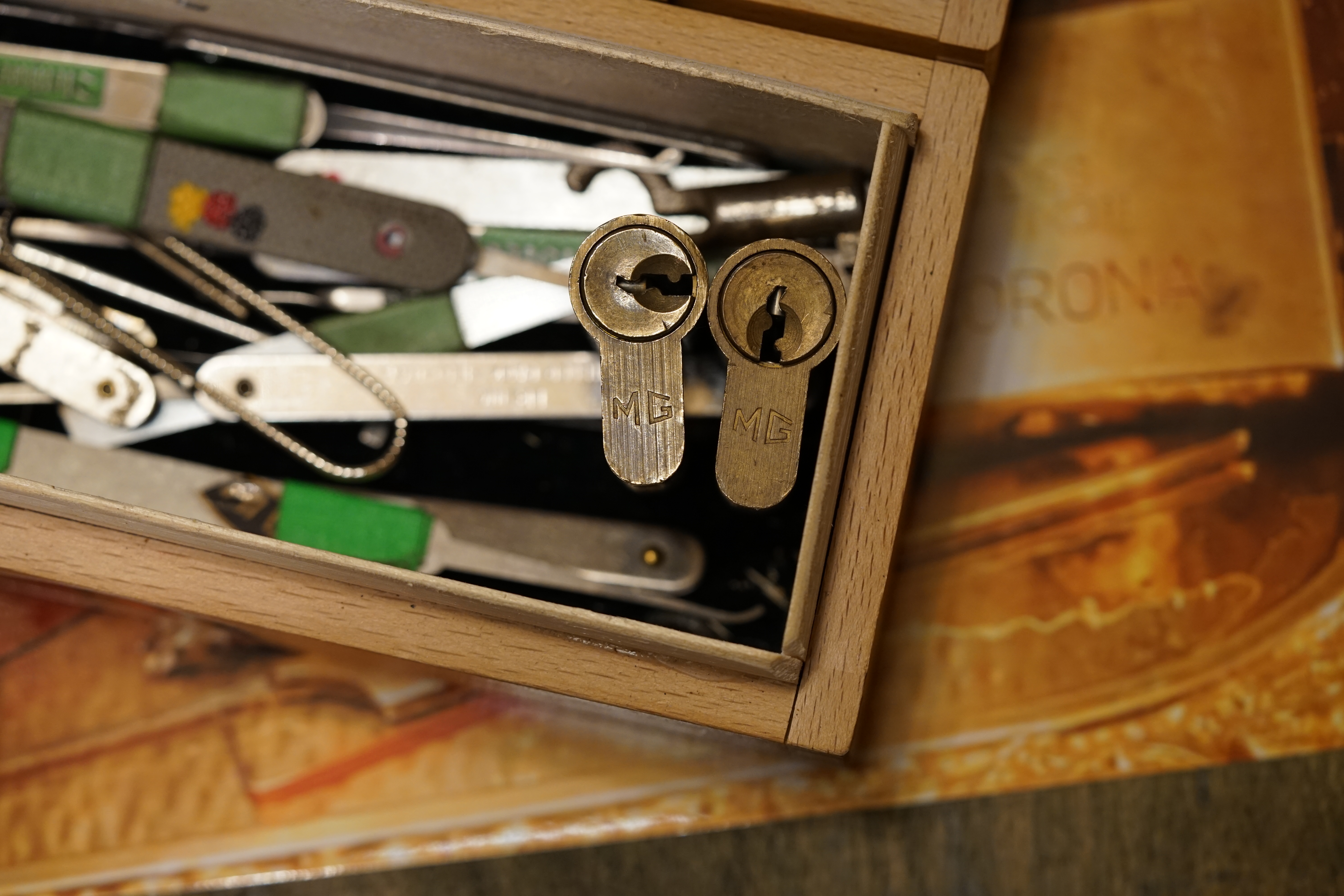 𝔄𝔯𝔱𝔥𝔲𝔯 𝔅ü𝔥𝔩, 𝔄𝔯𝔱𝔥𝔲𝔯𝔪𝔢𝔦𝔰𝔱𝔢𝔯® Bei den Kaba Day `s im Europa Park Rust schreibt die Pressebox: auf großes Interesse der Teilnehmer stieß auch die praktische Vorführung von Steffen Wernéry und Arthur Bühl, die gängige mechanische Schließzylinder ohne Schlüssel zerstörungsfrei öffnen. Meist in Sekundenschnelle. Auch die Chemnitzer Zeitung " Freie Presse " hat über das Lockpicking und Arthur Andreas Bühl alias Arthurmeister berichtet. Dwight Perry schreibt: Arthur Bühl has good hands ! In der Philalocksmith wird Arthur Bühl auch als Lockpicking Legend betitelt. Es gibt auch einen Beitrag, 360 Meridianos. In der Datenschleuder, CCC, wurde über ihn als Sympathieträger berichtet. Veröffentlicht unter Linkedin, Xing, Google Panel, Twitter X. In der Vitrine von Arthur Bühl, Arthurmeister® sind Schlösser, Padlocks, von ABUS, BUGA, BKS, CES, DOM, EVVA, Assa Abloy, Z Ikon, Kaba, Keso, ASSA, Winkhaus, Wilka, Trelock, Schmelting, Bode Panzer, Ancor Las, Drumm Geminy, Xylock, SEA, Medeco, Mul-T-Lock, Cut away, ABUS Granit, Pfaffenhain, E*S, ESS, Nemef, BAB, Babelsberg, Stasi, Diskus, WMF, Tesa, Noch, Vachette, Cisa, Wally, Rielda, Mottura, Viro, FAI, GeGe, Fichet, Bode Panzer, Tresor, Bramah, Protector, Braun`s Patent, Walomatus, Arolds, Combination Lock, Yale, MG, Master, American Lock, Tubular, China, Indien, Aligarh, Nepal, Thailand, Zahlenschlösser, Himmelsschlüssel und KNOCK`N LOCK, noch vieles mehr, vorhanden. Alle Schliesszylinder sind Übungsmaterial für das Lockpicking. Schlagschlüssel und so vieles mehr, sind auch dabei. Auch der Sputnik. Verschlagwortet mit: ♥ Vokuhila, Friseur ♥ Schwäbischer Hengst, Zwetschgen Heini, Bühl er, Zwetschge, Google Earth, Mittelpunkt der Welt, Martinameisterin, Cartomanze, Scholischek, " HIGH NOON ! ". ♥ Parole Emil !