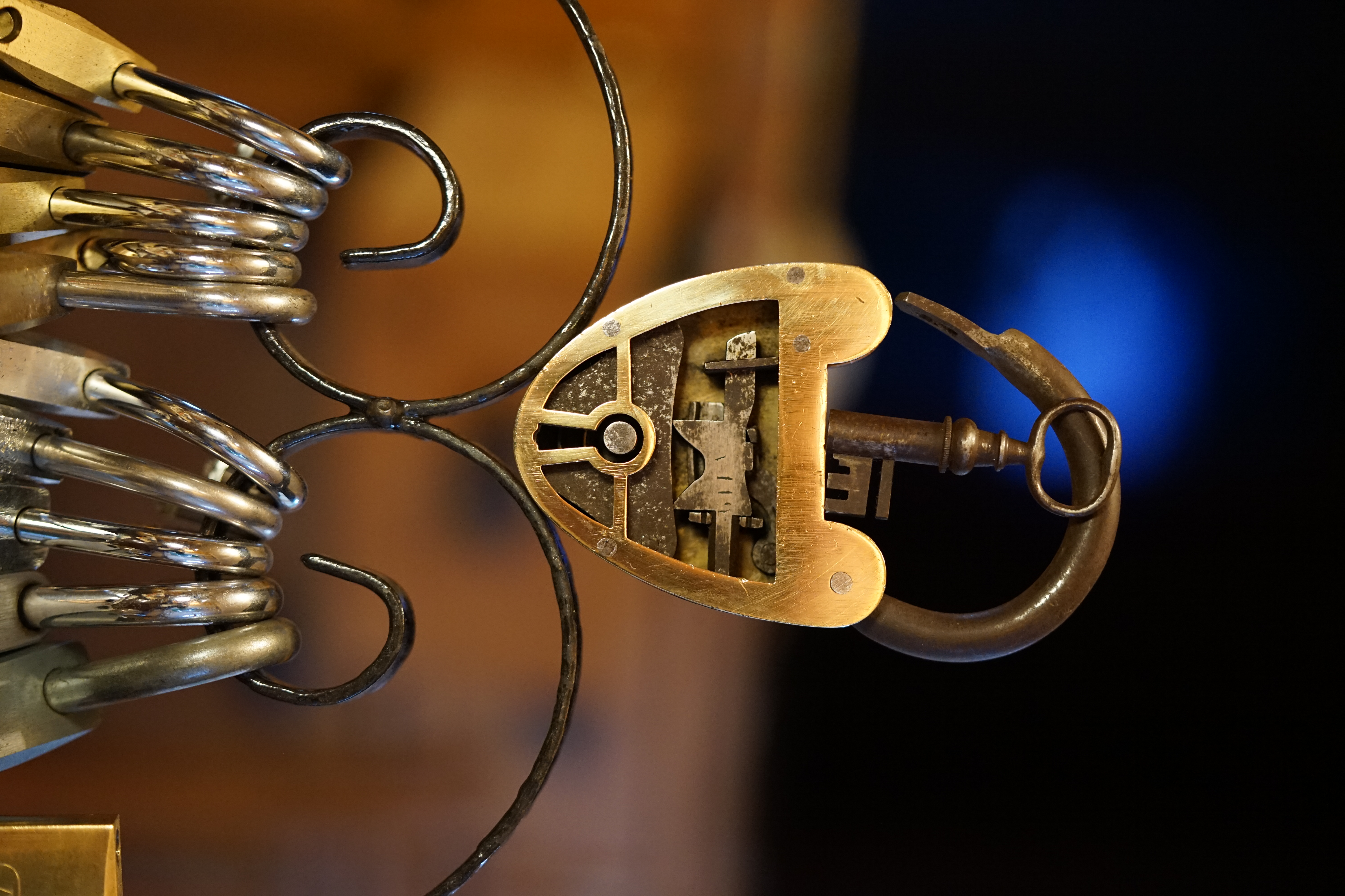 𝔄𝔯𝔱𝔥𝔲𝔯 𝔅ü𝔥𝔩, 𝔄𝔯𝔱𝔥𝔲𝔯𝔪𝔢𝔦𝔰𝔱𝔢𝔯® Herr Arthur Bühl, kritischer Privatdetektiv aus der Hansestadt Hamburg, bereitet sich auf ein Interview mit der BILD et vor. Bei Babsi und Gina in Fuhlsbüttel wird ihm zuvor der Vokuhila geschnitten. Herr Arthur Bühl wurde schon in der BILD et als " Herr der Schlösser " beschrieben. " Ein bisschen Ruhe bitte " schreibt Jan Freitag von der TAZ. Er erwähnt auch eine Mustertür by Wendt. Es wird darin herumgeprökelt. Selbst Arthur Bühl, der weltbeste aus dem Lockpicker Mekka Hamburg, betreibt pures Understatement, weil er sein Schloss in nur 20 Sekunden " geknackt " hat. Charles Graeber von der Wired.com beschreibt in seinem Artikel Master Lock - Pickers do bottle Arthur Bühl " The Master of the Universe ", Arthur Bühl a private Detective of Germany open locks. Bühl`s Fabio - the - Barbarian Look stands out. He wins the Dutch Open and is now Master of the Universe. The people cry: " Arthurmeister ! booms Arthurmeister ". Mark Webber Tobias, the Author of Locks, Safes, and Security, a Police Reverence, say: Arthurmeister, that ist beautyful. " Open ! " sagt Arthurmeister ", offen ist gut, schneller offen ist besser ". " Beer !" Arthurmeister booms back and a new Champion is born. Die Welt berichtet: " Die Kunst, Schlösser ohne Schlüssel zu öffnen ". Vereinsmitbegründer und Vizepräsident Arthur Bühl trägt seine Leidenschaft schon auf der Krawatte. Sie ist rot mit gelben Schlüsseln drauf. Intern wird er ehrfürchtig " Meister Arthur " gerufen. Er hat es zum siebenfachen Deutschen Meister in verschiedenen Disziplinen geschafft. Er pickt seit der Kindheit. Sein erstes Trainingsobjekt war sein Spardosenschloss - Ein klassischer Einstieg… . Die Slate berichtet über Arthur Bühl als Lockpicking Legend. Es gibt einen Artikel Tool for Picking and Decoding by Stasi, CCC, Vortrag Berlin. Amateur Hour berichtet: Arthurmeister has " The Master Touch ". Bei den Kaba Day `s im Europa Park Rust schreibt die Pressebox: auf großes Interesse der Teilnehmer stieß auch die praktische Vorführung von Steffen Wernéry und Arthur Bühl, die gängige mechanische Schließzylinder ohne Schlüssel zerstörungsfrei öffnen. Meist in Sekundenschnelle. Auch die Chemnitzer Zeitung " Freie Presse " hat über das Lockpicking und Arthur Andreas Bühl alias Arthurmeister berichtet. Dwight Perry schreibt: Arthur Bühl has good hands ! In der Philalocksmith wird Arthur Bühl auch als Lockpicking Legend betitelt. Es gibt auch einen Beitrag, 360 Meridianos. In der Datenschleuder, CCC, wurde über ihn als Sympathieträger berichtet. Veröffentlicht unter Linkedin, Xing, Google Panel, Twitter X. In der Vitrine von Arthur Andreas Bühl, Arthurmeister® sind Schlösser, Padlocks, von ABUS, BKS, CES, DOM, EVVA, Assa Abloy, Z Ikon, Kaba, Keso, ASSA, Winkhaus, Wilka, Trelock, Schmelting, Bode Panzer, Ancor Las, Drumm Geminy, Xylock, SEA, Medeco, Mul-T-Lock, Cut away, ABUS Granit, Pfaffenhain, E*S, ESS, Nemef, BAB, Babelsberg, Stasi, Diskus, WMF, Tesa, Noch, Vachette, Cisa, Wally, Rielda, Mottura, Viro, FAI, GeGe, Fichet, Bode Panzer, Tresor, Bramah, Protector, Braun`s Patent, Walomatus, Arolds, Combination Lock, Yale, Master, American Lock, Tubular, China, Indien, Aligarh, Nepal, Thailand, Zahlenschlösser, Himmelsschlüssel und noch vieles mehr, vorhanden. Alle Schliesszylinder sind Übungsmaterial für das Lockpicking. Schlagschlüssel und so vieles mehr, sind auch dabei. Auch der Sputnik. Verschlagwortet mit: ♥ Vokuhila, Friseur ♥ Schwäbischer Hengst, Zwetschgen Heini, Bühl er, Zwetschge, Google Earth, Mittelpunkt der Welt, Martinameisterin, Cartomanze, Scholischek, " HIGH NOON ! ". ♥ Parole Emil !