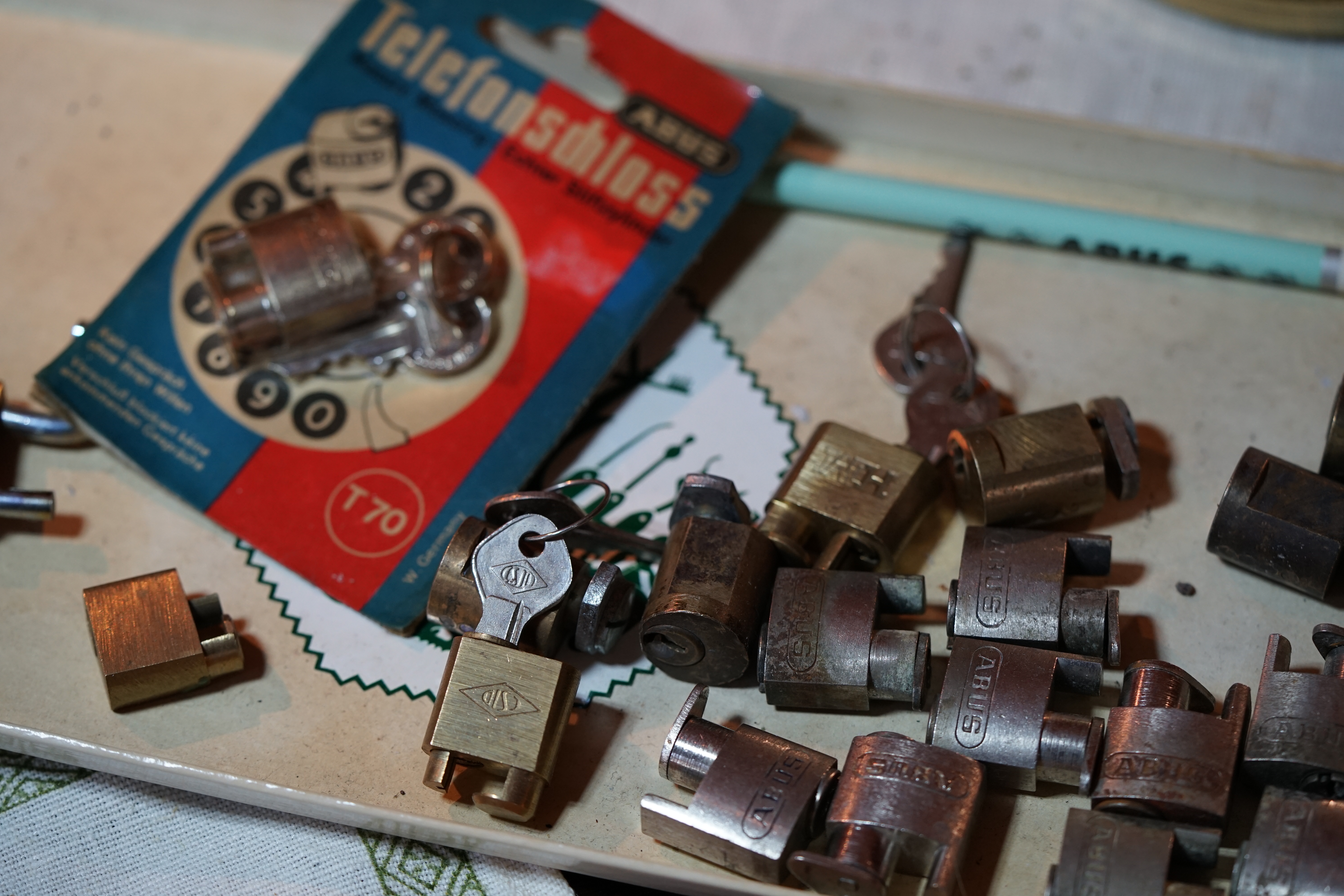 Seo Mr. Smitz NEU My Friend Harvey Mr. Smitz calls Arthurmeister in the Hasenstübchen, the Rabbit Hall und Bunny House. Yes Mr. Smitz, yes, yes really ? your Friend Harvey the Bunny want`s to komm in the Hasenstübchen ?! Ey Arkadasch, Noagerlzutzler, ey Heike II und Nachläufer, ey Strigoy du alter Aufsitzer, Mr. Smitz ist asking, if he can bring his Bunny Harvey with him into the Hasenstübchen ? All the Trinker call laut: Friend Harvey ? really, it is no Problem. Our Bunny House ist eh schon ein Irrenhaus, you know a Madhouse. We can pick your Friend Harvey. Yes, Yes ! Der Objektleiter Hannenberger läßt für Mr. Smitz die Glocke läuten ! In Arthurmeister s Jukebox by You Tube spielt Pointer Sisters: " SLOW HAND ". Mr. Smitz, it is time for your Medication now. The Rock Ola play Umberto Tozzi, yo Caminare. Yes, yes, Mr. Smitz, yes I know, yes, yes ! Oh, so amusing. Greetings to the Bunny in Beverly Hills from your Playboy, Yes, Yes, Mr. Smitz: Mrs. Friede Springer from the New`s Paper BILD et is happy. Maybe she will come with her Harvey to the Rabbit Hall, you know ! Hannenberger läutet die Glocke: Helbing und Rotkäppchen. Yes, yes Mr. Smitz, Driver Dieter takes you and your Bunny Harvey from Fuhlsbüttel. Tschüssing, i`ll greating the Detektiv`s. Yes Mr. Smitz, yes, the SEO for today is: Schwäbischer Hengst, Käppchen, you know Black Forrest and the Patsch Barracks, Stammtisch, American Lock, offen, Öffnung ohne Schlüssel. Parole Emil. 𝐕𝐞𝐫𝐬𝐜𝐡𝐥𝐚𝐠𝐰𝐨𝐫𝐭𝐞𝐭 𝐦𝐢𝐭: 𝐀𝐫𝐭𝐡𝐮𝐫 𝐁ü𝐡𝐥, 𝐭𝐡𝐞 𝐃𝐮𝐭𝐬𝐜𝐡 𝐨𝐩𝐞𝐧 𝐋𝐨𝐜𝐤𝐩𝐢𝐜𝐤𝐢𝐧𝐠 𝐂𝐡𝐚𝐦𝐩𝐢𝐨𝐧 ! 𝐅𝐫𝐨𝐦 𝐖𝐈𝐑𝐄𝐃. Ö𝐅𝐅𝐍𝐔𝐍𝐆 𝐎𝐇𝐍𝐄 𝐒𝐂𝐇𝐋Ü𝐒𝐒𝐄𝐋, verifiziertes 𝐋𝐢𝐧𝐤𝐞𝐝𝐢𝐧 Profil Arthur Bühl, 𝐓𝐰𝐢𝐭𝐭𝐞𝐫 𝐗. 𝐋𝐞𝐠𝐨 𝐁𝐢𝐥𝐥𝐮𝐧𝐝 𝐋𝐞𝐠𝐨𝐥𝐚𝐧𝐝