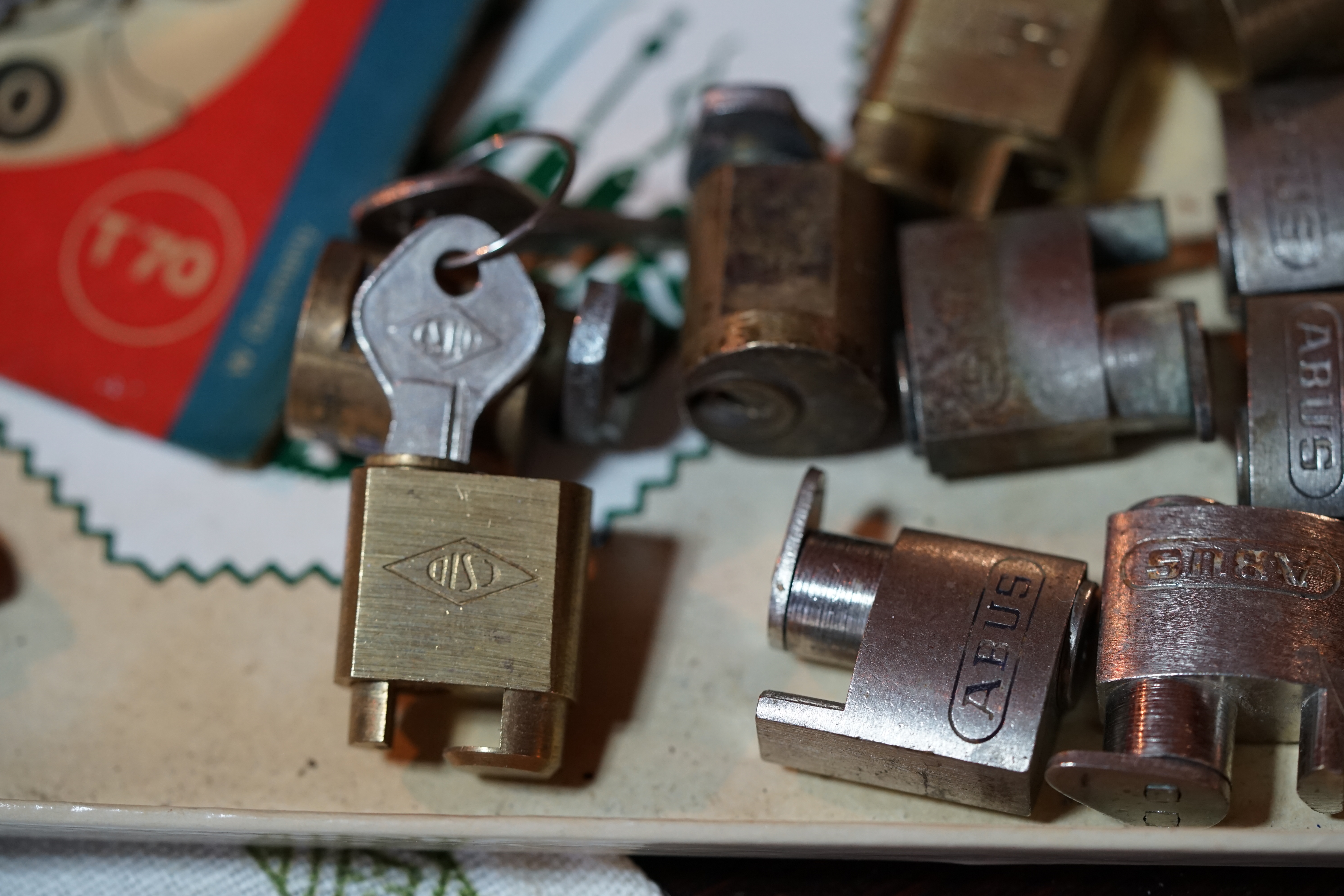 Arthur Bühl, Arthurmeister ®, Telefon Arthur Bühl, Detektiv und Performancekünstler aus Hamburg Fuhlsbüttel, wird von seinen Freunden aus dem Hasenstübchen strahlend begrüßt: Hallo Arthurmeister®, du alter einarmiger Sympathieträger: zitierst Du heute wieder am Stammtisch beim Lockpicking und beim anschauen von Schloss Herzen unseren Freund: Wilhelm Busch ? Max und Moritz - Eine Bubengeschichte in sieben Streichen Max und Moritz machten beide, als sie lebten, keinem Freude; Bildlich siehst du jetzt die Possen, die in Wirklichkeit verdrossen, mit behaglichem Gekicher, weil du selbst vor ihnen sicher. Aber das bedenke stets : Wie man’s treibt, mein Kind, so geht’s. Vorwort Ach was muß man oft von bösen Kindern hören oder lesen ! Wie zum Beispiel hier von diesen, welche Max und Moritz hießen. Die, anstatt durch weise Lehren sich zum Guten zu bekehren, oftmals noch darüber lachten und sich heimlich lustig machten. Ja, zur Übeltätigkeit, Ja, dazu ist man bereit ! Menschen necken, Tiere quälen, Äpfel, Birnen, Zwetschen stehlen, das ist freilich angenehmer und dazu auch viel bequemer, als in Kirche oder Schule festzusitzen auf dem Stuhle. Aber wehe, wehe, wehe, Wenn ich auf das Ende sehe ! ! Aber wehe, wehe, wehe, Wenn ich auf das Ende sehe ! ! Ach, das war ein schlimmes Ding, wie es Max und Moritz ging. Drum ist hier, was sie getrieben, abgemalt und aufgeschrieben. Max und Moritz - Erster Streich - Witwe Bolte Mancher gibt sich viele Müh mit dem lieben Federvieh; einesteils der Eier wegen, welche diese Vögel legen, zweitens, weil man dann und wann einen Braten essen kann; drittens aber nimmt man auch ihre Federn zum Gebrauch in die Kissen und die Pfühle, denn man liegt nicht gerne kühle. " Seht, da ist die Witwe Bolte, Die das auch nicht gerne wollte. " Seht, da ist die Witwe Bolte, die das auch nicht gerne wollte. Ihrer Hühner waren drei und ein stolzer Hahn dabei. Max und Moritz dachten nun : Was ist hier jetzt wohl zu tun ? Ganz geschwinde, eins, zwei, drei, schneiden sie sich Brot entzwei, in vier Teile, jedes Stück wie ein kleiner Finger dick. Diese binden sie an Fäden, übers Kreuz, ein Stück an jeden, und verlegen sie genau in den Hof der guten Frau. Kaum hat dies der Hahn gesehen, fängt er auch schon an zu krähen: Kikeriki, kikikerikih!! Tak, tak, tak, da kommen sie! Hahn und Hühner schlucken munter jedes ein Stück Brot hinunter; Aber als sie sich besinnen, konnte keines recht von hinnen. In die Kreuz und in die Quer reißen sie sich hin und her, flattern auf und in die Höh, Ach herrje, herrjemine! Ach, sie bleiben an dem langen, Dürren Ast des Baumes hangen. Und ihr Hals wird lang und länger, Ihr Gesang wird bang und bänger, Jedes legt noch schnell ein Ei, Und dann kommt der Tod herbei. Witwe Bolte in der Kammer Hört im Bette diesen Jammer; Ahnungsvoll tritt sie heraus: Ach, was war das für ein Graus! " Fließet aus dem Aug, ihr Tränen! All mein Hoffen, all mein Sehnen, meines Lebens schönster Traum hängt an diesem Apfelbaum " ! Tiefbetrübt und sorgenschwer kriegt sie jetzt das Messer her, Nimmt die Toten von den Strängen, Daß sie so nicht länger hängen, Und mit stummem Trauerblick Kehrt sie in ihr Haus zurück. Dieses war der erste Streich, Doch der zweite folgt sogleich. Max und Moritz - Zweiter Streich Als die gute Witwe Bolte Sich von ihrem Schmerz erholte, Dachte sie so hin und her, Daß es wohl das beste wär, Die Verstorbnen, die hienieden Schon so frühe abgeschieden, Ganz im stillen und in Ehren Gut gebraten zu verzehren. Freilich war die Trauer groß, Als sie nun so nackt und bloß Abgerupft am Herde lagen, Sie, die einst in schönen Tagen Bald im Hofe, bald im Garten Lebensfroh im Sande scharrten. Ach, Frau Bolte weint aufs neu, Und der Spitz steht auch dabei. Max und Moritz rochen dieses: "Schnell aufs Dach gekrochen!“ hieß es. Durch den Schornstein mit Vergnügen Sehen sie die Hühner liegen, Die schon ohne Kopf und Gurgeln Lieblich in der Pfanne schmurgeln. " Eben geht mit einem Teller Witwe Bolte in den Keller " Eben geht mit einem Teller Witwe Bolte in den Keller, Daß sie von dem Sauerkohle Eine Portion sich hole, Wofür sie besonders schwärmt, Wenn er wieder aufgewärmt. Unterdessen auf dem Dache Ist man tätig bei der Sache. Max hat schon mit Vorbedacht Eine Angel mitgebracht. Schnupdiwup, da wird nach oben Schon ein Huhn heraufgehoben! Schnupdiwup, jetzt Numro zwei! Schnupdiwup, jetzt Numro drei! Und jetzt kommt noch Numro vier: Schnupdiwup, dich haben wir! Zwar der Spitz sah es genau Und er bellt: Rawau, rawau! Aber schon sind sie ganz munter Fort und von dem Dach herunter. Na, das wird Spektakel geben, Denn Frau Bolte kommt soeben; Angewurzelt stand sie da, Als sie nach der Pfanne sah. Alle Hühner waren fort, "Spitz!“ das war ihr erstes Wort. "O du Spitz, du Ungetüm! Aber wart, ich komme ihm!“ Mit dem Löffel groß und schwer Geht es über Spitzen her; Laut ertönt sein Wehgeschrei, Denn er fühlt sich schuldenfrei. Max und Moritz im Verstecke Schnarchen aber an der Hecke. Und vom ganzen Hühnerschmaus Guckt nur noch ein Bein heraus. Dieses war der zweite Streich, Doch der dritte folgt sogleich. Max und Moritz - Dritter Streich Jedermann im Dorfe kannte Einen, der sich Böck benannte. " Alle diese Kleidungssachen Wußte Schneider Böck zu machen. " Alltagsröcke, Sonntagsröcke, Lange Hosen, spitze Fräcke, Westen mit bequemen Taschen, Warme Mäntel und Gamaschen, Alle diese Kleidungssachen Wußte Schneider Böck zu machen. Oder wäre was zu flicken, Abzuschneiden, anzustücken, Oder gar ein Knopf der Hose Abgerissen oder lose Wie und wo und was es sei, Hinten, vorne, einerlei Alles macht der Meister Böck, Denn das ist sein Lebenszweck. Drum so hat in der Gemeinde Jedermann ihn gern zum Freunde. Aber Max und Moritz dachten, Wie sie ihn verdrießlich machten. Nämlich vor des Meisters Hause Floß ein Wasser mit Gebrause. Übers Wasser führt ein Steg Und darüber geht der Weg. Max und Moritz, gar nicht träge, Sägen heimlich mit der Säge, Ritzeratze! voller Tücke, In die Brücke eine Lücke. Als nun diese Tat vorbei, Hört man plötzlich ein Geschrei: "He, heraus, du Ziegen-Böck! Scheider Schneider, meck, meck, meck!“ Alles konnte Böck ertragen, Ohne nur ein Wort zu sagen; Aber wenn er dies erfuhr, Ging“s ihm wider die Natur. " Denn schon wieder ihm zum Schreck Tönt ein lautes: ‚Meck, meck, meck! " Schnelle springt er mit der Elle Über seines Hauses Schwelle, Denn schon wieder ihm zum Schreck Tönt ein lautes: "Meck, meck, meck!“ Und schon ist er auf der Brücke. Kracks, die Brücke bricht in Stücke! Wieder tönt es: "Meck, meck, meck!“ Plumps, da ist der Schneider weg! Grad als dieses vorgekommen, Kommt ein Gänsepaar geschwommen, Welches Böck in Todeshast Krampfhaft bei den Beinen faßt. Beide Gänse in der Hand, Flattert er auf trocknes Land. Übrigens bei alledem Ist so etwas nicht bequem! Wie denn Böck von der Geschichte Auch das Magendrücken kriegte. Hoch ist hier Frau Böck zu preisen! Denn ein heißes Bügeleisen, Auf den kalten Leib gebracht, Hat es wiedergutgemacht. Bald im Dorf hinauf, hinunter Hieß es: Böck ist wieder munter. Dieses war der dritte Streich, Doch der vierte folgt sogleich. Max und Moritz - Vierter Streich Also lautet ein Beschluß: Daß der Mensch was lernen muß. Nicht allein das Abc Bringt den Menschen in die Höh, Nicht allein im Schreiben, Lesen Übt sich ein vernünftig Wesen; Nicht allein in Rechnungssachen Soll der Mensch sich Mühe machen; Sondern auch der Weisheit Lehren Muß man mit Vergnügen hören. " Daß dies mit Verstand geschah War Herr Lehrer Lämpel da. " Daß dies mit Verstand geschah War Herr Lehrer Lämpel da. Max und Moritz, diese beiden, Mochten ihn darum nicht leiden. Denn wer böse Streiche macht, Gibt nicht auf den Lehrer acht. Nun war dieser brave Lehrer Von dem Tobak ein Verehrer, Was man ohne alle Frage Nach des Tages Müh und Plage Einem guten, alten Mann Auch von Herzen gönnen kann. Max und Moritz, unverdrossen, Sinnen aber schon auf Possen, Ob vermittelst seiner Pfeifen Dieser Mann nicht anzugreifen. Einstens, als es Sonntag wieder Und Herr Lämpel brav und bieder In der Kirche mit Gefühle Saß vor seinem Orgelspiele, Schlichen sich die bösen Buben In sein – Haus und seine Stuben, Wo die Meerschaumpfeife stand; Max hält sie in seiner Hand; Aber Moritz aus der Tasche Zieht die Flintenpulverflasche, Und geschwinde – stopf, stopf, stopf – Pulver in den Pfeifenkopf. Jetzt nur still und schnell nach Haus, Denn schon ist die Kirche aus! Eben schließt in sanfter Ruh Lämpel seine Kirche zu; Und mit Buch und Notenheften, Nach besorgten Amtsgeschäften, Lenkt er freudig seine Schritte Zu der heimatlichen Hütte, Und voll Dankbarkeit sodann Zündet er sein Pfeifchen an. "Ach!“ spricht er, "die größte Freud Ist doch die Zufriedenheit!“ Rums, da geht die Pfeife los Mit Getöse, schrecklich groß! Kaffeetopf und Wasserglas, Tabaksdose, Tintenfaß, Ofen, Tisch und Sorgensitz Alles fliegt im Pulverblitz. Als der Dampf sich nun erhob, Sieht man Lämpel, der – gottlob! – Lebend auf dem Rücken liegt; Doch er hat was abgekriegt. Nase, Hand, Gesicht und Ohren Sind so schwarz als wie die Mohren, Und des Haares letzter Schopf Ist verbrannt bis auf den Kopf. Wer soll nun die Kinder lehren Und die Wissenschaft vermehren Wer soll nun für Lämpel leiten Seine Amtestätigkeiten Woraus soll der Lehrer rauchen, Wenn die Pfeife nicht zu brauchen Mit der Zeit wird alles heil, Nur die Pfeife hat ihr Teil. Dieses war der vierte Streich, Doch der fünfte folgt sogleich. Max und Moritz - Fünfter Streich Wer in Dorfe oder Stadt Einen Onkel wohnen hat, Der sei höflich und bescheiden; Denn das mag der Onkel leiden. Morgens sagt man: " Guten Morgen! Haben Sie was zu besorgen?“ Bringt ihm, was er haben muß: Zeitung, Pfeife, Fidibus. Oder sollt `es wo im Rücken Drücken, beißen oder zwicken, Gleich ist man mit Freudigkeit Dienstbeflissen und bereit. Oder sei`s nach einer Prise, Daß der Onkel heftig niese, Ruft man: " Prosit ! " alsogleich. " Danke ! " - " Wohl bekomm es Euch ! " Oder kommt er spät nach Haus, Zieht man ihm die Stiefel aus, Holt Pantoffel, Schlafrock, Mütze, Daß er nicht im Kalten sitze. Kurz, man ist darauf bedacht, Was dem Onkel Freude macht. Max und Moritz ihrerseits Fanden darin keinen Reiz. Denkt euch nur, welch schlechten Witz Machten sie mit Onkel Fritz ! Jeder weiß, was so ein Mai- Käfer für ein Vogel sei. In den Bäumen hin und her Fliegt und kriecht und krabbelt er. Max und Moritz, immer munter, Schütteln sie vom Baum herunter. In die Tüte von Papiere Sperren sie die Krabbeltiere. Fort damit und in die Ecke Unter Onkel Fritzens Decke! Bald zu Bett geht Onkel Fritze In der spitzen Zipfelmütze; Seine Augen macht er zu Hüllt sich ein und schläft in Ruh. Doch die Käfer - kritze, kratze ! - Kommen schnell aus der Matratze. Schon faßt einer, der voran, Onkel Fritzens Nase an. " Bau! " schreit er“,was ist das hier ? " Und erfaßt das Ungetier. Und den Onkel voller Grausen Sieht man aus dem Bette sausen. " Autsch! " - schon wieder hat er einen lm Genicke, an den Beinen; Hin und her und rundherum Kriecht es, fliegt es mit Gebrumm. " Onkel Fritz, in dieser Not, Haut und trampelt alles tot. " Onkel Fritz, in dieser Not, Haut und trampelt alles tot. Guckste wohl, jetzt ist“s vorbei Mit der Käferkrabbelei! Onkel Fritz hat wieder Ruh Und macht seine Augen zu. Dieses war der fünfte Streich, Doch der sechste folgt sogleich. Max und Moritz - Sechster Streich In der schönen Osterzeit, Wenn die frommen Bäckersleut Viele süße Zuckersachen Backen und zurechtemachen, Wünschen Max und Moritz auch Sich so etwas zum Gebrauch. Doch der Bäcker, mit Bedacht, Hat das Backhaus zugemacht, Also, will hier einer stehlen, Muß er durch den Schlot sich quälen. Ratsch! . da kommen die zwei Knaben Durch den Schornstein,schwarz wie Raben. Puff. sie fallen in die Kist, Wo das Mehl darinnen ist ! Da! nun sind sie alle beide rundherum so weiß wie Kreide Aber schon mit viel Vergnügen sehen sie die Brezeln liegen. Knacks! da bricht der Stuhl entzwei; Schwapp! da liegen sie im Brei. Ganz von Kuchenteig umhüllt, stehn sie da als Jammerbild. " Gleich erscheint der Meister Bäcker Und bemerkt die Zuckerlecker. " Gleich erscheint der Meister Bäcker Und bemerkt die Zuckerlecker. Eins, zwei, drei, eh man`s gedacht, sind zwei Brote draus gemacht ! In dem Ofen glüht es noch Ruff ! damit ins Ofenloch ! Ruff! man zieht sie aus der Glut; Denn nun sind sie braun und gut ! Jeder denkt: die sind perdü ! Aber nein - noch leben sie. Knusper, knasper ! wie zwei Mäuse Fressen sie durch das Gehäuse; Und der Meister Bäcker schrie: " Ach herrje, da laufen sie ! " Dieses war der sechste Streich, Doch der letzte folgt sogleich. Max und Moritz - Letzter Streich Max und Moritz, wehe euch ! Jetzt kommt euer letzter Streich ! Wozu müssen auch die beiden Löcher in die Säcke schneiden ? " Seht, da trägt der Bauer Mecke Einen seiner Maltersäcke. " Seht, da trägt der Bauer Mecke Einen seiner Maltersäcke. Aber kaum, daß er von hinnen, fängt das Korn schon an zu rinnen. Und verwundert steht und spricht er: " Zapperment ! Dat Ding werd lichter ! " Hei ! Da sieht er voller Freude Max und Moritz im Getreide. Rabs ! - In seinen großen Sack Schaufelt er das Lumpenpack. Max und Moritz wird es schwüle; Denn nun geht es nach der Mühle. " Meister Müller, he, heran ! Mahl er das, so schnell er kann ! " " Her damit ! " und in den Trichter Schüttelt er die Bösewichter. Rickeracke! Rickeracke! Geht die Mühle mit Geknacke. Hier kann man sie noch erblicken Fein geschroten und in Stücken. Doch sogleich verzehret sie Meister Müllers Federvieh. Schluß Als man dies im Dorf erfuhr, War von Trauer keine Spur. Witwe Bolte, mild und weich, Sprach: " Sieh da, ich dacht es gleich ! " " Jajaja ! " rief Meister Böck, " Bosheit ist kein Lebenszweck! " Drauf so sprach Herr Lehrer Lämpel: " Dies ist wieder ein Exempel! " " Freilich“, meint der Zuckerbäcker, " Warum ist der Mensch so lecker ! " Selbst der gute Onkel Fritze Sprach: " Das kommt von dumme Witze ! " Doch der brave Bauersmann Dachte: " Wat geiht meck dat an ! " Kurz, im ganzen Ort herum Ging ein freudiges Gebrumm " Gott sei Dank ! Nun ist`s vorbei Mit der Übeltäterei ! ! " Tagged with Arthur Andreas Bühl, Arthurmeister, Vereins - Wiki - Fandom, Linkedin Detektiv Arthur Bühl aus Hamburg, Bühl, Stadt Bühl, Wappen Bühl, Design Bühl, Zwetschgenfest Bühl, Schwäbischer Hengst Bühl, Arthur Bühl, geb. 1961, Babyboomer, Detektiv aus Hamburg sagt am Stammtisch: Wilhelm, du alter Säufer ! Hier lautet es: Parole Emil ! Koksa.org erfreulich Schlossindustrie und Elite rücken zusammen. Pressebox KABA Days, Boston Magazin Arthurmeister, one off the top lockpickers of the world. Sympathieträger Ausperrstunde, Ein bischen Ruhe bitte, Wired Arthurmeister boom`s, Wikipedia, Jukebox im Hasenstübchen, PAROLE EMIL.