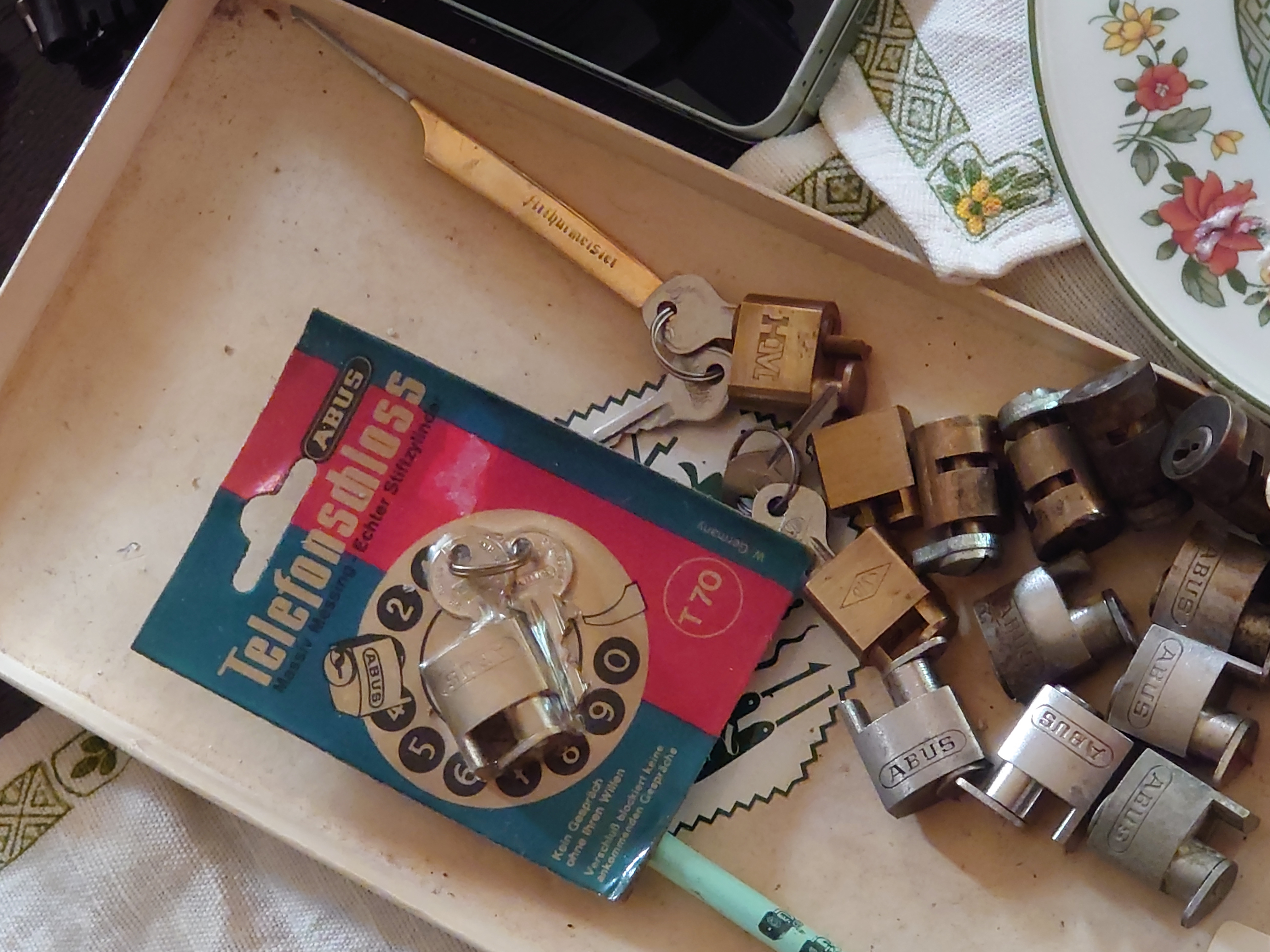 Arthur Bühl, Arthurmeister ®, Telefon Für das Jahr 2026 wurde der SEO von der Firma chatgpt und von einer KI ergänzt: Arthur Andreas Bühl, ist ein Babyboomer ! und ein Sympathietraeger ! Slow Hand ! mit dem Mastertouch ! Locksport: The strange things that happen at a lock-picking convention by Tom Vanderbilt, Deviant Olliam, Slate, picking, Hackers Planet, Earth, Event, Flickr, Foto, Ina Müller, Arthur Meister, Lockpicking, ssdev, Photo, Slide Player, The Joy Lock Club, Schuyler Towne, by Pagan Kennedy, Arthur Bühl, called Arthurmeister, can pick a Lock faster than you, David Olliam, Slate, Tool, Toool, the open organisation of Lockpickers, Wired, Jan Freitag, TAZ, FAZ, BILD, WELT, BUDEG, BDD, Linkedin, Pornomeister SARL, X, Twitter, Security of Locks, Linkedin Arthur Bühl, Zwetschgenstadt Bühl, Wappen Bühl, Fahne Bühl, Facebook, Bühl, Arthurmeister, Pornomeister SARL, Lockpicking Experte. Tagged with: Dorma Kaba, Europa Park Rust, Zwetschgenhengst, NBA, Bouncing Joe Asberry, Everybody Wiki, Schwäbischer Henst, Pflaume, Zwetschge, Doublebrain, Mandy August, Rallye, cross, Datenschutz. Zitat: Arthurmeister " offen ist gut, schneller offen ist besser ! " Pankhofer, Schloss und Schlüssel, Arthur Bühl, Wappen Bühl, legal 1001, Radio Eriwan, In Arthurmeisters Jukebox im Hasenstuebchen, You Tube, ( HAM ), sind Schallplatten von Slow Hand, Pointer Sisters, Engelbert, Joy Flemming, Ina Müller, Dörp Reggae, Reinhard Fendrich, Sammy Davis jr., Bee Gees, Hans Söllner, Element of crime, Empire of sun - we are the people, Katja Ebstein - Es war einmal ein Jäger, Udo Jürgen - Das Lied das nie zu Ende geht, Vicky Leandros - Ich liebe das Leben, Die Five Tops - Warte auf das Glück, Marianne Rosenberg - Er gehört zu mir, Hildegard Knef - Für mich soll`s rote Rosen regnen, Connie Francis - schöner fremder Mann, Heino - Caramba, Karacho, ein Whisky, Drafi Deutscher - Mamor Stein und Eisen bricht, Kraftwerk - Das Modell, Ernst Neger - Rucki - Zucki, Wolle Kriwanek - I fahr Daimler, Reinhard Fendrich - Strada del sole, Zupfgeigenhansel - Bella Ciao, Joy Flemming, Half breed, Haindling - Du Depp, Nina Hagen - Africa Reggae, Schwoisfuß - Bin i selber Rastamann, Jan Delay - Irgendwie, irgendwo, irgendwann, Grachmusikoff - Oiner isch emmer dr Arsch, Wolfgang Ambros - Du schwarzer Afgahne, UB 40, The Manhattans - Kiss and say Goodbye, Three Degrees - Dirty old Man, Babara Streisand - Woman in Love, George Michel - One more try, Candy Dulfer, Deep Purple - Child in Time, Moody Blues - Nights in white Satin, Eagles - Hotel California, Dire Straits - Sultan of Swing, Pink Floyd, Sade - Smooth Operator, Toto - L`italiano, Peddy Pendergrass, Tom Jones, Eddie Holman - Hey there lonly girl, Chicago - If you leave me now, Kalvin Harris - Promises, Fugees, Engelbert - How I Love You, Gloria Gayner can`t take my Eys off you, Olivia Newton John, Ricky Shane - Mammy blue, Los Bravos, Kenny Rogers, Albano und Romia Power, Totzi - Ti amo, Tina Turner und Eros Rammazotti, Abba - Hasta Manana, Roger Whittacker - Abschied ist ein scharfes Schwert, Toto - Hold the line, Love Story mit Andy Williams, Grace Jones, Diana Ross und Julius Iglesias - All of You, Christopher Cross, Roberta Flack & Peabo Bryson, George Benson, Aloe Blacc - I need a Dollar, Simply Red - if you don`t know me by now, Luther Vandross und sehr viele mehr. Es erscheint auch bald die B - Seite von Arthurmeister`s Jukebox ( HAM ) Fuhlsbüttel, Hasenstuebchen, Playboy, Bunny Hall, Los Angeles, Beverly Hills, TSOP The Sound of Philiadelpia, Golden Gate Brigde, und noch so vieles mehr. Seattle Times says: He has got good hands, but how`s his vertikal. Arthur Bühl, a private detective from Germany deflated an all-star field of lockpickers in the world. Pressebox: Kaba Day im Europa Park mit Arthur A. Bühl, Detektiv. ( Arthurmeister ) - Präsident Pornomeister SARL, Linkedin: Arthur Andreas Bühl, Detektiv. 360 Meriandos, The Master Touch, opening locks without keys. Jesusmeister Arthur Bühl is a Master who can pick any lock in the world, but Jesus is the only Master who can unlock the human soul. Slideplayer. Phila Locksmith, Lockpickerherz und Schlossherz sind ges. gesch. Marken von Arthur Bühl. Das Wappen Bühl ist gelb, blau mit schwarzen Linien. You Tube, 23C3 Schlossoeffnung wurde beim CCC, Caos Computer Club, gefilmt. Citywide RFID Master, House key, Hamburg, by Wired. WIRED is where tommorow realized. World Trade Center, New York, YY 10 007, Communicationsmanager Mr. Smitz. Wiki, Attraktor, Trainingslager. Schloss - Öffnen, Public Domain 147, Staatsicherheit in der DDR, Arthur Meister aus Hamburg, Bunker am Ulmenwall. Herr der Schlösser, Bild Zeitung. ♥ 𝔄𝔯𝔱𝔥𝔲𝔯 𝔅ü𝔥𝔩, 𝔄𝔯𝔱𝔥𝔲𝔯𝔪𝔢𝔦𝔰𝔱𝔢𝔯® Bühl, Arthur, Jahrgang 1961, Made in Germany, Detektiv or Private Investigator how Mr. Smitz from the PLAYBOY, Beverly Hills, say`s. Yes Mr. Smitz i will send you the Photo Arthurmeister`s F1, Jacket for your LeporelloUS. to your E - Mail Mr.Smitz@Mr.Smitz.us. Ok, Mr. Smitz. Mr. Smitz do you know what Google Earth is ? Take BÜHL Arthur, only by Google Earth, you know ? have done it ? Yes Google will show you my Panel superfast. Cool, Arthurmeister, cool. Yes Mr. Smitz, this can i do for you too ! Yes with SEO. Yes, yes, i have Arkadasch erklärt, sein Erikli pasta is not so genial. Der beste Zwetschgenkuchen, you know plum tart, is from the Stadt Bühl. Not laughing in the USA. Bühl is a City like my Name. And the People in this City called it: Zwetschgendatschi ! you know. This is the world best plumcake. Yes Datschi ! Yes, Stadt Bühl is near Baden - Baden, the Casino, you know ! Yes. Baden-Württemberg. You must know there is since 1927 the traditionell Zwetschgenfest. And there ist the Zwetschgenkönigin ! Mr. Smitz, my Ur Ur Ur Ur Grandfather is born in Bühl. My Great Grand Grand Mother where also born in the town Bühl. Their profession was Zwetschgenpicker. Not Lockpicker, Zwetschgen / Plum Picker. And Rüttler. Oh, really ! Yes, Yes. And since this time the name of the family Bühl from the Stadt Bühl is: Yes you know - Buehl. Yes i will give Greetings from you to Mrs. Friede Springer from the Newspaper BILD et. Yes, the Elbphilharmonie is in Betrieb. OH, Mr. Smitz, greeting´s to you from Joe Asbbery, NBA, you know. Tomorrow we will meet us in the Hasenstübchen, our Rabbit Hall. For Lockpicking und Beer. Call you. Parole Emil ! Not E-Mail. Provided by www.Arthur-Bühl.de and www.Arthurmeister.de 𝔄𝔯𝔱𝔥𝔲𝔯 𝔅ü𝔥𝔩, 𝔄𝔯𝔱𝔥𝔲𝔯𝔪𝔢𝔦𝔰𝔱𝔢𝔯® Herr Arthur Bühl, kritischer Privatdetektiv aus der Hansestadt Hamburg, bereitet sich auf ein Interview mit der BILD et vor. Bei Babsi und Gina in Fuhlsbüttel wird ihm zuvor der Vokuhila geschnitten. Herr Arthur Bühl wurde schon in der BILD et als " Herr der Schlösser " beschrieben. " Ein bisschen Ruhe bitte " schreibt Jan Freitag von der TAZ. Er erwähnt auch eine Mustertür by Wendt. Es wird darin herumgeprökelt. Selbst Arthur Bühl, der weltbeste aus dem Lockpicker Mekka Hamburg, betreibt pures Understatement, weil er sein Schloss in nur 20 Sekunden " geknackt " hat. Charles Graeber von der Wired.com beschreibt in seinem Artikel Master Lock - Pickers do bottle Arthur Bühl " The Master of the Universe ", Arthur Bühl a private Detective of Germany open locks. Bühl`s Fabio - the - Barbarian Look stands out. He wins the Dutch Open and is now Master of the Universe. The people cry: " Arthurmeister ! booms Arthurmeister ". Mark Webber Tobias, the Author of Locks, Safes, and Security, a Police Reverence, say: Arthurmeister, that ist beautyful. " Open ! " sagt Arthurmeister ", offen ist gut, schneller offen ist besser ". " Beer !" Arthurmeister booms back and a new Champion is born. Die Welt berichtet: " Die Kunst, Schlösser ohne Schlüssel zu öffnen ". Vereinsmitbegründer und Vizepräsident Arthur Bühl trägt seine Leidenschaft schon auf der Krawatte. Sie ist rot mit gelben Schlüsseln drauf. Intern wird er ehrfürchtig " Meister Arthur " gerufen. Er hat es zum siebenfachen Deutschen Meister in verschiedenen Disziplinen geschafft. Er pickt seit der Kindheit. Sein erstes Trainingsobjekt war sein Spardosenschloss - Ein klassischer Einstieg… . Die Slate berichtet über Arthur Bühl als Lockpicking Legend. Es gibt einen Artikel Tool for Picking and Decoding by Stasi, CCC, Vortrag Berlin. Amateur Hour berichtet: Arthurmeister has " The Master Touch ". Bei den Kaba Day `s im Europa Park Rust schreibt die Pressebox: auf großes Interesse der Teilnehmer stieß auch die praktische Vorführung von Steffen Wernéry und Arthur Bühl, die gängige mechanische Schließzylinder ohne Schlüssel zerstörungsfrei öffnen. Meist in Sekundenschnelle. Auch die Chemnitzer Zeitung " Freie Presse " hat über das Lockpicking und Arthur Andreas Bühl alias Arthurmeister berichtet. Dwight Perry schreibt: Arthur Bühl has good hands ! In der Philalocksmith wird Arthur Bühl auch als Lockpicking Legend betitelt. Es gibt auch einen Beitrag, 360 Meridianos. In der Datenschleuder, CCC, wurde über ihn als Sympathieträger berichtet. Veröffentlicht unter Linkedin, Xing, Google Panel, Twitter X. In der Vitrine von Arthur Andreas Bühl, Arthurmeister® sind Schlösser, Padlocks, von ABUS, BKS, CES, DOM, EVVA, Assa Abloy, Z Ikon, Kaba, Keso, ASSA, Winkhaus, Wilka, Trelock, Schmelting, Bode Panzer, Ancor Las, Drumm Geminy, Xylock, SEA, Medeco, Mul-T-Lock, Cut away, ABUS Granit, Pfaffenhain, E*S, ESS, Nemef, BAB, Babelsberg, Stasi, Diskus, WMF, Tesa, Noch, Vachette, Cisa, Wally, Rielda, Mottura, Viro, FAI, GeGe, Fichet, Bode Panzer, Tresor, Bramah, Protector, Braun`s Patent, Walomatus, Arolds, Combination Lock, Yale, Master, American Lock, Tubular, China, Indien, Aligarh, Nepal, Thailand, Zahlenschlösser, Himmelsschlüssel und noch vieles mehr, vorhanden. Alle Schliesszylinder sind Übungsmaterial für das Lockpicking. Schlagschlüssel und so vieles mehr, sind auch dabei. Auch der Sputnik. Verschlagwortet mit: ♥ Vokuhila, Friseur ♥ Schwäbischer Hengst, Zwetschgen Heini, Bühl er, Zwetschge, Google Earth, Mittelpunkt der Welt, Martinameisterin, Cartomanze, Scholischek, " HIGH NOON ! ". ♥ Parole Emil ! 𝔄𝔯𝔱𝔥𝔲𝔯 𝔅ü𝔥𝔩, 𝔄𝔯𝔱𝔥𝔲𝔯𝔪𝔢𝔦𝔰𝔱𝔢𝔯 ® JOE ASBERRY Hey Joe " Asberry ", ruft F 1 Rudi vom Tresen, Prost und Stößchen ruft Heike III zum Stammtisch. Die Jukebox spielt in voller Lautstärke Mr. Bojangles. Arthurmeister, der Sympathieträger hat bay the way mit einem ABUS Padlock Joe`s Michael Air Jordan`s Basketball bag gesichert ! Auch der Michael Jordan mußte hier im Hasenstübchen das Basketball bouncing Verbot akzeptieren. Formel 1 Rudi schreit: Bouncing darf und kann hier nur ein Michael Schumacher. Die Cartomanze meint, ein Ralf Schumacher auch ! Prost Weizen, Stößchen, Käppchen, ASBERRY !!! Die Jukebox by Youtube spielt " Slow Hand ". Joe, du rascal belehre uns nicht schon wieder. Wir sind hier in der Rabbit Hall and smoking is good for your drunken head. Prosit, Cheer`s, Salute, Gin Gin, altüst, sante` und Viva ! Hoch die Tassen ! Am Tresen läutet die Glocke. Der Rotamint der blinkt. Drei Tage war der JOE krank, jetzt trinkt und raucht er wieder. Gott sei Dank ! Verschlagwortet mit: Arthur Bühl, Detektiv, the dutch open Lockpicking Champion ! From WIRED. ÖFFNUNG OHNE SCHLÜSSEL, Linkedin Joe Asberry, NBA, Twitter X. Basket Ball Bouncing Verbot, Arthurmeister, Raucher, Roth - Händle, Stadt Lahr - Bühl, Schwarzwald, Black Forest, Rötkäppchen you know Mr. Smitz, Sorte Schwäbischerhengst de is großfruchtig und süss wie UHU. Buhl er Zwetschge. No, only woman has Pflaumen ♥ Wappen Arthur Andreas Bühl, Flagge ! Wilhelm Busch ♥ 𝔄𝔯𝔱𝔥𝔲𝔯 𝔅ü𝔥𝔩, 𝔄𝔯𝔱𝔥𝔲𝔯𝔪𝔢𝔦𝔰𝔱𝔢𝔯 ® High Noon, elevener Clock, Hasenstübchen, HAM. In der Jukebox spielt: Pointer Sisters - Slow Hand, und der Tresen grölt, Arthurmeister with the Mastertouch. A Lover whit the Easy Touch ! Nochmals " Asberry " ! Hier herrscht Basketball Bouncing Verbot ! Wir sind hier nicht bei der NBA und du wirfst keinen Korb ! Du triffst den Korb ja nicht einmal. Am Tresen läutet die Glocke: Helbing und Stößchen ! Hey Pony ! Heike V drückt in Arthurmeister`s Jukebox: Die Affen rasen durch den Wald. Arthurmeister ruft: Parole Emil. Formula One Rudi grölt: Bouncing Verbot ! Asberry hat Bouncing Verbot ! Weizen ! Joe fragt Arthurmeister: Arthur my Friend, i need for my Basketball Friens from the NBA a instruction of Lockpicking. Arthur lacht: only wenn Michael Air Jordan und Michael Schuhmacher mitmachen. Pelle schreit vom Tresen: Schuhmacher ist ein Kannister Kopf. Pino kann ihn gerade noch daran hindern Marmor Stein und Eisen bricht zu drücken. Joe wünscht sich: Teddy Pendergrass - Turn Off the Lights… Ja Joe, es ist möglich eine solche Schulung auszurichten. Hierzu muß ich bei der Firma Amazon Lockpicking Set`s und Lockpicking Zubehör wie weitere Hook`s, Snakes, Rake`s und Tension Wrenches besorgen. Vorführmaterialien wie cut away Zylinder und Übungsschlösser habe ich parat. Ich zeige den E - Pick, und führe dir die Pick - Gun vor. 1 Schuss. Du verstehst. Prost ! Weizen, Stößchen`s, und Helbing für alle. Asberry und Bühl umarmen sich ! Sympathieträger halt ! In der Jukebox spielt: Element of Crime - Mittelpunkt der Welt… See You tomorrow, wir besprechen alles weitere wie: How to pick a Car. Verschlagwortet mit: Arthur Bühl, Arthurmeister® Arthur ♥ Schwäbischer Hengst, Buhl, Zwetschgen Heini, Arthur Bühl Wappen, Fahne, Buehl er Zwetschge, Made in Germany, Born 1961, Sympathieträger, Google Earth, Mittelpunkt der Welt, Pflaumen, Arkadasch, Datschi, ♥ Martinameisterin, Cartomanze, Scholischek, " HIGH NOON ! ", ♥ Vokuhila ♥ Parole Emil ! 𝔄𝔯𝔱𝔥𝔲𝔯 𝔅ü𝔥𝔩, 𝔄𝔯𝔱𝔥𝔲𝔯𝔪𝔢𝔦𝔰𝔱𝔢𝔯 ® Next Day: High Noon at 11 fer Clock: Joe Asberry der alte NBA Bouncer betritt das Hasenstübchen, ( HAM ) his Rabbit Hall ! In Arthurmeister`s Jukebox spielt: Nein nicht Hey Joe, sondern Aloe Blacc - I Need a Dollar ! Arthur Bühl spricht: gerade habe ich mit Mr. Smitz telefoniert. Joe: Smith ist ein Sammelbegriff wie Meier. Mr. Smitz you know, he is the CEO of the Magazin Playboy - Beverly Hills. Ja und der ist mein Freund. Den kenne ich über die BILD et. We have a Telefon call. Der Mr. Smitz hat dann den Mr. Jeff Bezon, ja du weißt schon, den vom Amazon Lieferservice angerufen. Er hat ihm erklärt daß ich mit dem NBA Bouncer Joe Asberry in Sachen Lockpicking einen Workshop machen möchte. Die Glocke läutet: Weizen, Helbing und Pony`s ! F 1 Rudi schreit am Tresen: Joe, laß dir lieber erklären wie du Scott Speed das laufen beibringst. Am Tresen wird es lauter: Minardi, Minardi, wir gewinnen nie ! Scott Speed, der Name geht im Gelächter unter. Pelle schreit: der Schuhmacher ist ein Kanister Kopf. Arthurmeister meint: let Michael pass for the Champions Chip ! Arthurmeister`s Jukebox spielt exclusive für Joe: Sammy Davis jr. - Mr. Bojangles ! Also Joe, der Smitz hat beim Bezos von Amazon angerufen, wir wollen einen Lockpicking Practical Kurs meistern. Der Bezos ist dann ins Amazon Head Quarter gefahren. Nein, nicht im Uber. F 1 Rudi schreit: Der Bezos fährt Ferrari. Scholischek meint: Maybach ! Also Joe, der schaut jetzt im Amazon Lager wie viele Lockpicking Tools und Jigglers er hat. Auch Pickset`s. Er sieht auch nach wie viele HPC, 2000 er Hook`s er hat. Lockpicker Beginner Sets von Majestic und Starter Sets von Mr. Peterson sagt er, hat er Massenweise auf Lager. Arkadasch sagt, sein Schwippschwager vom Neff Cousin und dessen Freund in Berlin - Kreuzberg könnten auch solche Pick Werkzeuge und Spanner herstellen. Die haben genug Schwarz Arbeiter. Die Sympathieträger Bühl und Asberry prosten sich genüsslich zu. Weizen ! Die Cartomanze die alte Kartenlegerin meint sie könne auch spooxe anrufen. Der Noagerlzutzler meint: Ihr Deppen, auf Berlin mußt du jahrelang warten. Heike IV ruft Stößchen ! Der Pino Frank lallt: Die Rautenfotzen bleiben für immer in der zweiten Liga. Joe ich bin mir sicher der hat auch Master bzw. Meister Lock`s. Die sind für eine Testrunde gut. Ja, die Dinger heißen Master Padlock ! OPEN ! Beer ! Nicht zu verwechseln mit Medeco ! Arthur läßt in der Jukebox im Bunny Hall TSOP spielen. The top Sound of Philladelphia ! Prost, Stößchen ! Pelle läutet auch die Glocke: Prost, Stößchen`s, Pony`s ! Dafür darf er auch für einen Heiermann: Heino - Caramba, Caracho ein Whisky drücken. Ja, Joe, aber kein Bouncing ! Der läßt die Sachen via Airforce Seattle to HAM liefern. Du weißt wie schnell Amazon liefert ! Sir Washi meint: Amazon sei so schnell wie Scott Speed. Alle lachen: Wenn er nicht wieder in die Mauer fährt ! Verschlagwortet mit: Arthur Bühl, Arthurmeister® Arthur ♥ Schwäbischer Hengst, Buhl, Zwetschgen Heini, Arthur Bühl, Wappen, FLagger, Buehl er Zwetschge, Made in Germany, Born 1961, Sympathieträger, Google Earth, Mittelpunkt der Welt, Pflaumen, Arkadasch, Datschi, ♥ Martinameisterin, Cartomanze, Scholischek, " HIGH NOON ! ", ♥ Vokuhila ♥ Parole Emil ! ! 𝔄𝔯𝔱𝔥𝔲𝔯 𝔅ü𝔥𝔩, 𝔄𝔯𝔱𝔥𝔲𝔯𝔪𝔢𝔦𝔰𝔱𝔢𝔯 ® 11.30 High Noon im Hasenstübchen. Der Hannenberger hat die Frikadellen fertig. Senf kommt aus dem Glas. In Arthurmeister`s Jukebox spielt: Santana - Fleur da Luna. Am Stammtisch diskutieren Bühl und Asberry über Lockpicking und Präsentationen: Arthurmeister erhält einen Anruf über die 007. OH, Mr. Smitz, nice to hear you from Beverly Hill`s. OH, What ! The Airplane from Jeff Bezos, Amazon is on HAM landed ! YES, Mr. Smitz, nice to hear this Song. Slowly Arthurmeister: There is a little Problem with the Custom. Mr. Smitz ! this is not really a Problem. HAM is four Minutes from the Hasenstübchen away. I will send Taxi - Dieter. He knows there a Hintereingang, a Backdoor, you know ! I call you back. Yes, yes, Außer Regen nicht viel gewesen. Greetings to Mr. Bezos. Tell him thank you for the Support. From Stammtisch too. Arthurmeister`s Jukebox spielt: Rucki - Zucki ! Die Frikadellen vom Hannenberger schmecken jetzt auch ohne Senf. Prost, Stößchen, Weizen, Helbing und für den Noagerlzutzler ein frisches vom Faß. Die Jukebox spielt: Die Five Tops - Warte auf das Glück ! 2 Stößchen später kommt Taxi Dieter zurück in den Bunny Hall ! Oh, OH, der Zoll, eH ! Als die mich gesehen haben war der Fisch geschuppt. Die haben mir beim Einladen geholfen. 5 Pakete a`50 Kilo ! Eine viertel Tonne. Ich durfte auch den Zoll zum Lockpicking Event einladen. Tragen helfen !! Stößchen, Pony, nö, heute Käppchen ! Die Jukebox spielt: Element of Crime - Am Ende denk ich immer nur an dich ! Mr. Smitz ! you are the best ! Greetings to all Smith in the USA. Yes, Yes, Mr. Smitz, Yes. I make greetings to Friede Springer from the BILD et; Ronzheimer too. Yes, Yes, und greetings for Mrs. Quandt. If Bezos will, i can show him on the Lockpicking Demonstration how easy he can pick a BMW whit a Key Blank. Yes, Yes, Mr. Smitz ! 3 Seconds ! OFFEN, OPEN, APERTO ! schreit Giovanni und will Chianti. Bei Fiat und Ferrari Modellen ist es so ähnlich. Bei manchen brauchst du aber ein polito, ja, Nagelfeile. Prost Chianti. Yes Mr. Smitz, die Ring bell`s, Hells Bells, die Glocke klingelt, you know ! We call in time. F 1 Rudi schreit: Hülkenberg ! Giovanni schreit: Giacomo Agostini ! Joe schreit: Scott Speed ! Arthurmeister`s Jukebox spielt: The Pointer Sisters - SLOW HAND, Arthurmeister the lover with the Mastertouch ! Arkadasch bekommt von Bühl Raki ericli Plum, Sorte Schwäbischer Hengst ! Prost Zwetschgenkönigin ! In der Vitrine von Arthur Andreas Bühl, Arthurmeister sind Schlösser, Padlocks, von ABUS, Master, BKS, CES, DOM, EVVA, Assa Abloy, Z Ikon, Kaba, Keso, ASSA, Winkhaus, Wilka, Trelock, Schmelting, Bode Panzer, Ancor Las, Drumm Geminy, Xylock, SEA, Medeco, Mul-T-Lock, Cut away, ABUS Granit, Pfaffenhain, E*S, ESS, Nemef, BAB, Babelsberg, Stasi, Diskus, WMF, Tesa, Vachette, Cisa, Wally, Rielda, Mottura, Viro, FAI, GeGe, Fichet, Bode Panzer, Tresor, Bramah, Protector, Braun`s Patent, Walomatus, Arolds, Combination Lock, Yale, Master, American Lock, Tubular, China, Indien, Aligarh, Nepal, Thailand, Zahlenschlösser, Himmelsschlüssel und noch vieles mehr, vorhanden. Alle Schliesszylinder sind Übungsmaterial für das Lockpicking. Schlagschlüssel sind auch dabei. Das Trabbi Tool, Stasi, natürlich auch. Das Wappen Arthur Andreas Bühl ist angebracht ! Die Flagge weht im Hasenstübchen. KI Satz zum Einfügen: Notiz: Alle SEO Texte wurden mittels einer ♥ KI ( Künstliche Intelligenz ) der Firma Doublebrain ®, ( ges. gesch. DPMA, Berlin, Reg.-Nr. 302022224017 ) ( Die E - Mail lautet: Doppelhirn@Doublebrain.de ) und doppeltem Helbing aus dem Leporello: " Arthurmeister Bühl und Bouncing Joe Asberry im Hasenstübchen ", generiert. Die Jukebox spielt: Loredana Bertè - E la luna bussò. Der Reggae Auftakt ! ♥ 𝔄𝔯𝔱𝔥𝔲𝔯 𝔅ü𝔥𝔩, 𝔄𝔯𝔱𝔥𝔲𝔯𝔪𝔢𝔦𝔰𝔱𝔢𝔯® In der Vitrine von Arthur Andreas Bühl, Arthurmeister sind Schlösser, Padlocks, von ABUS, BKS, CES, DOM, EVVA, Assa Abloy, Z Ikon, Kaba, Keso, ASSA, Winkhaus, Wilka, Trelock, Schmelting, Bode Panzer, Ancor Las, Drumm Geminy, Xylock, SEA, Medeco, Mul-T-Lock, Cut away, ABUS Granit, Pfaffenhain, E*S, ESS, Nemef, BAB, Babelsberg, Stasi, Diskus, WMF, Tesa, Vachette, Cisa, Wally, Rielda, Mottura, Viro, FAI, GeGe, Fichet, Bode Panzer, Tresor, Bramah, Protector, Braun`s Patent, Walomatus, Arolds, Combination Lock, Yale, Master, American Lock, Tubular, China, Indien, Aligarh, Nepal, Thailand, Zahlenschlösser, Himmelsschlüssel und noch vieles mehr, vorhanden. Alle Schliesszylinder sind Übungsmaterial für das Lockpicking. Schlagschlüssel sind auch dabei. Das Trabbi Tool, Stasi, natürlich auch. Verschlagwortet mit Buehl, Buhl, Rotkäppchen, Zwetschgenhengst, Zwetschge