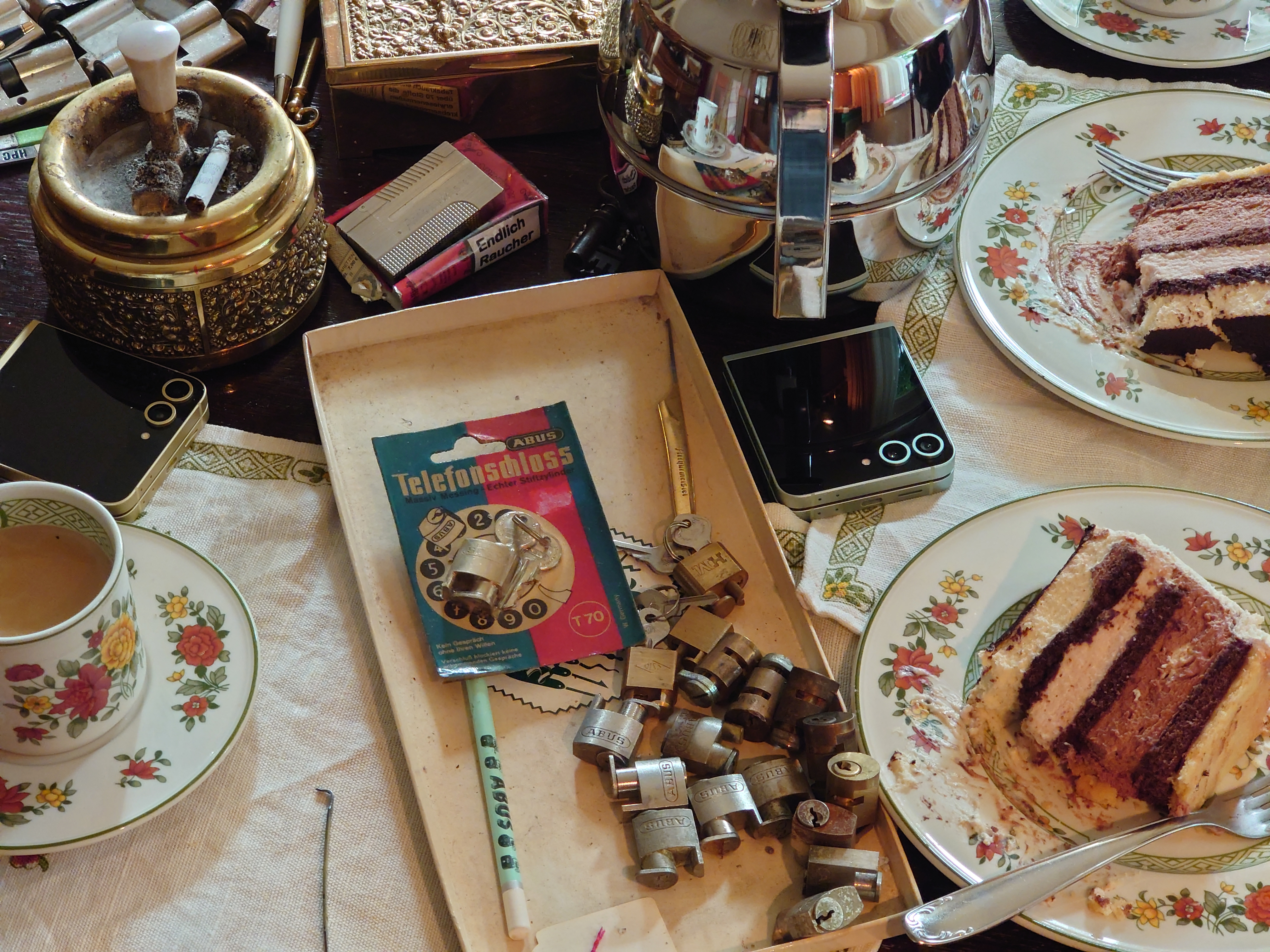 Arthur Bühl, Arthurmeister ®, Telefon Julius Adolf Petersen (* 7. Oktober 1882 in Hamburg als Julius Adolph Petersen[1]; † 21. November 1933 ebenda[2]) war ein Berufsverbrecher und Kneipenwirt in Hamburg-Barmbek, genannt „Lord von Barmbeck“ (Barmbek wurde damals noch mit „ck“ geschrieben). Leben Im Keller dieses Hauses betrieb Petersen seine Kneipe Petersen stammte aus Hamm-Süd. Er wuchs in ärmlichen Verhältnissen auf und zog 1896 mit seinen Eltern in die Heitmannstraße im südlichen Barmbek. Ab 1904 betrieb er eine Kneipe an der Ecke Beim Alten Schützenhof und Bartholomäusstraße, in der Kohlearbeiter und Einbrecher verkehrten. Er wurde der Kopf einer Verbrecherbande, die bis zu 200 Mitglieder gehabt haben soll und die erst „Barmbecker Einbrechergesellschaft“, später „Petersen-Konzern“ genannt wurde. Einige seiner Mitganoven wurden „Lockenfietsche“, „Rabenmax“ oder „Schlachterkarl“ genannt. Seine Kneipe nannte Adolf gerne „Kaschemme“ und sein Werkzeug zum Aufbrechen der Geldschränke „Knabbergeschirr“. Sich selbst nannte er in seinen Lebenserinnerungen (1927 im Gefängnis Fuhlsbüttel geschrieben) einen „bockbeinigen Mephistojünger, dem Fluch der bösen Tat erlegen“. Die Hamburger Polizei legte im Laufe der Zeit 20 Meter Akten über ihn an, 200 Delikte wurden im Laufe der Jahre gegen ihn verhandelt, 400 Personen mussten dabei aussagen, 3000 Haftbefehle wurden nach seinen umfänglichen Geständnissen ausgestellt. Den Beinamen „Lord von Barmbeck“ erhielt er wegen seiner stets korrekten Kleidung und seiner Ganovenehre, nach der geschnappte Bandenmitglieder mit guten Verteidigern und ihre Familien mit Unterstützung versorgt wurden. Aus seiner Ehe mit Helmi Petersen (gleichnamig, aber nicht verwandt) ging sein Sohn Hatzel hervor. Nach seiner Scheidung lebte er mit Frieda Goedje zusammen. 1920 wurde er durch den Überfall auf das Postamt in der Susannenstraße, bei dem er und ein Komplize 221.000 Mark erbeuteten, stadtbekannt. Nach Verbüßung mehrerer mehrjähriger Haftstrafen wegen Einbruch, Diebstahl und Raub erhängte er sich 1933 im Untersuchungsgefängnis. Petersens Lebensgeschichte wurde 1973 von Ottokar Runze unter dem Titel Der Lord von Barmbeck verfilmt. Martin Lüttge spielte die Hauptrolle. Im Jahre 2005 wurde im Hamburger St. Pauli Theater das biographische Stück Der Lord von Barmbeck von Frank Göhre, Ulrich Tukur und Ulrich Waller aufgeführt. In den Jahren 2011 bis 2013 gab es Planungen, das Haus der ehemaligen Kneipe abzureißen. Nach Protesten aus der Anwohnerschaft wurde das Haus unter Denkmalschutz gestellt und ab dem Herbst 2013 aufwendig saniert. Die dabei entstehenden Eigentumswohnungen wurden unter „Lord-von-Barmbeck“ hochpreisig angeboten. Ein Café an der Kreuzung Beim Alten Schützenhof und Bartholomäusstraße ist in Anlehnung an Petersens Spitznamen benannt. Literatur • Petersen, Julius Adolf. In: Franklin Kopitzsch, Dirk Brietzke (Hrsg.): Hamburgische Biografie. Band 2. Christians, Hamburg 2003, ISBN 3-7672-1366-4, S. 319–320. • Julius Adolf Petersen und Helmut Ebeling (Hrsg.): Der Lord von Barmbeck : Das Leben des berüchtigten Ein- und Ausbrechers Julius Adolf Petersen, von ihm selbst erzählt, Rowohlt Verlag, Reinbek bei Hamburg 1973. Weblinks • Literatur von und über Julius Adolf Petersen im Katalog der Deutschen Nationalbibliothek • Marko Rösseler: Im Dezember 1927 - Der Einbrecher Adolf Petersen schreibt im Gefängnis seine Memoiren WDR ZeitZeichen vom 22. Dezember 2022. (Podcast)