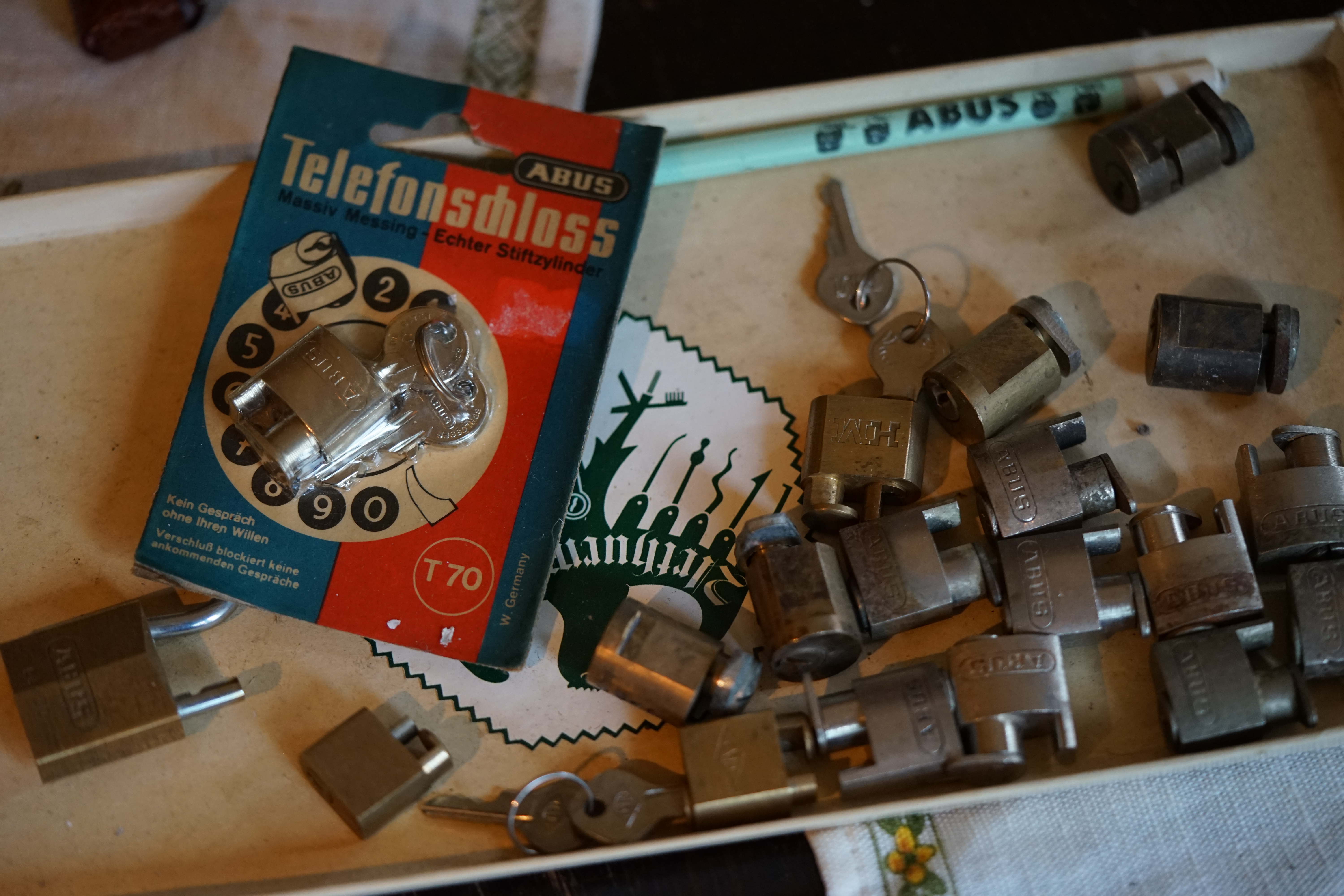 Arthur Bühl, Arthurmeister ®, Telefon SEO Arthur Bühl, JOE ASBERRY und die B - Seite Arthurmeister`s Jukebox im Hasenstübchen am Hasenberge, Fuhlsbüttel ( HAM ) Hey Joe " Asberry ", ruft F 1 Rudi vom Tresen, Prost und Stößchen ruft Heike III zum Stammtisch. Die Jukebox spielt in voller Lautstärke Mr. Bojangles. Arthurmeister, der Sympathieträger hat bay the way mit einem ABUS Padlock Joe`s Michael Air Jordan`s Basketball bag gesichert ! Auch der Michael Jordan mußte hier im Hasenstübchen das Basketball bouncing Verbot akzeptieren. Formel 1 Rudi schreit: Bouncing darf und kann hier nur ein Michael Schumacher. Die Cartomanze meint, ein Ralf Schumacher auch ! Prost Weizen, Stößchen, Käppchen, ASBERRY !!! Die Jukebox by Youtube spielt " Slow Hand ". Joe, du rascal belehre uns nicht schon wieder. Wir sind hier in der Rabbit Hall and smoking is good for your drunken head. Prosit, Cheer`s, Salute, Gin Gin, altüst, sante` und Viva ! Hoch die Tassen ! Am Tresen läutet die Glocke. Der Rotamint der blinkt. Drei Tage war der JOE krank, jetzt trinkt und raucht er wieder. Gott sei Dank ! In der Zwischenzeit haben Mittrinker an der neuen Jukebox B - SEITE im Hasenstübchen eine Bass - Boom - Boom - Box angeschlossen. In voller Lautstärke sind jetzt Sounds wie I Love America von Patrick Juvet, Pointer Sisters - Slow Hand, Bryan Ferry - Don`t stop the Dance, UB 40 - Kingston Town, Jimmy Sommerville - To love somebody, Bob Marley & The Wailers - Jammin, Shaft - Isaac Hayes - The Late Show with David Lettermann zu hören. Heike !! drückt dann Roberto Blanco - Der Puppenspieler. Schwerti hält mit Amanda Lear - Queen of China - Town, dagegen. F 1 Rudi drückt: Element of Crime - Delmenhordt und ein weiteres von Element of Crime - Am ersten Sonntag nach dem Weltuntergang. Sir Washi drückt unsere Ina Müller - Sowas passiert mir heut nicht mehr und Roger Wittaker - Du wirst alle Jahre schöner ! Prost ! Rotkäppchen, Stößchen, Hallöchen ! Rudi mein Ralalla. Jetzt kommt unsere Disco Fraktion an die Reihe. Der Auftackt: Gary Low - La Colegiala, Bobby O - She has the way, Bonny M. Sunny. Die ersten Gäste im Hasenstübchen fangen an zu tanzen. Whre do i Begin - Love Story 1971, Dionne Warwick - Heartbreaker, Sweet Sensation - Sad sweet dreamer, und natürlich Lobo - I`d Love You To Want Me - Top Pop wurden in Folge gedrückt. Immer diese Drücker: Bad Boys Blue - You`re a Woman 1985, Pointer Sisters - I´m so Excited Live, Lipps Inc. - How Long, Chic - Le Freak folgten. Die Glocke läutet - die Gläser klingen. Der Hannenberger freut sich. Auf der dieser Party wird jetzt in der Juke Box B - Seite die Musik von: Duck Sauce vs Boney M - Barbara Streisand Go Home VIVA DISCO MIX, Pargo - You And Me, Telex - Moskow Diskow, TEQUILA - BO BOSS, Geil - Bruce & Bongo gespielt. Die Glocke am Tresen läutet wieder: Parole Freibier ! Electrica Salsa OFF, Space - Magic Fly, Neja - Restless - Bum Bum Radio Edit, bringen richtig Stimmung in die Bude. Heike will unbedingt ihren GAZEBO - Masterpiece in der 12" Version hören. My Heart Goes Boom in der Xrended Club Version, das FPI Project - Rich in Paradiese - Going Back To My Roots, Boys Town Gang - Can`t Take My Eyes Of You und Evelyn Thomas mit High Energy bringen weitere Performace ! Pony´s und Weizen. Fassbier, Freibier, Helbing ! und GabiKo. Der Eintieg erfolgt wieder bei: Sister Sledge - All American Girls, Bumblebee Unlimited - LADY BUG, Gary Low - You ar danger in der Extended Version von 1982 und Camouflage - Love is a shield. Prost und Prösterchen: bei Alle Farben & ILIRA - FADING wird auf den Bänken getanzt. Natürlich auch noch bei P. Lion - Happy Children und Girlie - Girlie von Sophia George. Bei Sandra - Little Girl gehen die ersten in den Nebenraum. French Affair - SEXY ! Philly Vanilli - Viagra Sex Machine, Marvin Gaye - Sexual Healing lassen Hannenberger das gezapfte in den Nebenraum bringen. Hannenberger schwitzt ! Die Glocke läutet: Umsatz ! Gary Moore - This Flight Tonight, Golden Earring - Radar Love und GIANNA NANNINI - AMERICA läuten eine weitere Runde ein. Schwerti und Bouncing Joe Asberry sind am rocken: Led Zepplin - Stairway To Heaven Live, IRON BUTTERFLY - IN A GADDA DA VIDA ! Bier, mehr Bier ! am besten Freibier ! Der Song: The Doors - Light My Fire verlangt nach mehr Bier. Bei unserem Willy DeVille - Heaven Stood Still schauen die Säufer in den Spiegel. Bei Diana Ross mit: Touch Me In The Morning will aber keiner aufwachen. Pony`s und Stösschen`s ! Nachher um 11.00 ist wieder High - Noon ! Dann geht`s von vorn los: SLOW HAND und ARTHURMEISTER MASTERTOUCH ! Heute schlägt der Noagerlzutzler zusammen mit dem Arkadasch den SEO vor: Balla coi miti, Tanz mit den Legenden, Grüße an Radio Sabbia nach Riccione / Italy in die Via Veneto 3, I 47 838 Riccione. Luigi del Bianco !!! APERTO !!! Der F 1 Rudi schreit: Helbing ! Arthur du mußt noch Bild ungsfern, schwupp di wupp - OFFEN, Musik, Music, Arthur Meister poke arround Houdini, Telefon, Telefonbucheintrag, gelbe Seiten, örtliche, MUT PROBEN, Carsten Jasner, Das Leben ist tödlich. Aber es muß nicht sterbenslangweilig sein ! Tazelwurm schreit Pelle Pelz. Heinz Schenk, Käffchen und Schnittchen werden noch genannt. Der Och will das auch Bettnässer und mit zweifelhafter Hygiene hier steht. Der Scholischek darf sich zu Wort melden: Biene Maja, getestet, TÜV, DEKRA, FRISEUR ! CARAMBA ! Verschlagwortet mit: Arthur Bühl, Detektiv, the dutch open Lockpicking Champion ! From WIRED. ÖFFNUNG OHNE SCHLÜSSEL, Linkedin Joe Asberry, F 1 Rudi, Heike IV, Stößchen, Sir Washi, Nachläufer, Skat, Twitter X. Basket Ball Bouncing Verbot, Arthurmeister, Raucher, Roth - Händle, Stadt Lahr - Bühl, Schwarzwald, Black Forest, Rotkäppchen you know Mr. Smitz, Sorte Schwäbischerhengst.de is großfruchtig und süss. Buhl er Zwetschge. No, only woman has Pflaumen ♥. Wilhelm Busch ! Verschlagwortet mit: Arthur Bühl, Detektiv, the dutch open Lockpicking Champion ! From WIRED. ÖFFNUNG OHNE SCHLÜSSEL, Linkedin Joe Asberry, Twitter X. Basket Ball Bouncing Verbot, Arthurmeister, Raucher, Roth - Händle, Stadt Lahr - Bühl, Schwarzwald, Black Forest, Rötkäppchen you know Mr. Smitz, Sorte Schwäbischerhengst.de is großfruchtig und süss. Buhl er Zwetschge. No, only woman has Pflaumen ♥. Wilhelm Busch 𝐋𝐞𝐠𝐨 𝐁𝐢𝐥𝐥𝐮𝐧𝐝 𝐋𝐞𝐠𝐨𝐥𝐚𝐧𝐝 𝗩𝗲𝗿𝘀𝗰𝗵𝗹𝗮𝗴𝘄𝗼𝗿𝘁𝗲𝘁 𝗺𝗶𝘁: 𝗔𝗿𝘁𝗵𝘂𝗿 𝗕ü𝗵𝗹, 𝘁𝗵𝗲 𝗗𝘂𝘁𝘀𝗰𝗵 𝗼𝗽𝗲𝗻 𝗟𝗼𝗰𝗸𝗽𝗶𝗰𝗸𝗶𝗻𝗴 𝗖𝗵𝗮𝗺𝗽𝗶𝗼𝗻 ! 𝗙𝗿𝗼𝗺 𝗪𝗜𝗥𝗘𝗗. Ö𝗙𝗙𝗡𝗨𝗡𝗚 𝗢𝗛𝗡𝗘 𝗦𝗖𝗛𝗟Ü𝗦𝗦𝗘𝗟, 𝗟𝗶𝗻𝗸𝗲𝗱𝗶𝗻, 𝗧𝘄𝗶𝘁𝘁𝗲𝗿 𝗫. 𝗟𝗲𝗴𝗼 𝗕𝗶𝗹𝗹𝘂𝗻𝗱 Verschlagwortet mit: Arthur Bühl, the Dutsch open Lockpicking Champion ! From WIRED. ÖFFNUNG OHNE SCHLÜSSEL, Linkedin, Twitter X. 𝔄𝔯𝔱𝔥𝔲𝔯 𝔅ü𝔥𝔩, 𝔄𝔯𝔱𝔥𝔲𝔯𝔪𝔢𝔦𝔰𝔱𝔢𝔯® Verzwetschget mit: ♥ Vokuhila, Friseur ♥ Schwäbischer Hengst, Zwetschgen Heini, Bühl er, Zwetschge, Google Earth, Mittelpunkt der Welt, Martinameisterin, Cartomanze, Scholischek, " HIGH NOON ! ". ♥ Parole Emil ! SEO LOTTO 𝔄𝔯𝔱𝔥𝔲𝔯 𝔅ü𝔥𝔩, 𝔄𝔯𝔱𝔥𝔲𝔯𝔪𝔢𝔦𝔰𝔱𝔢𝔯® Verschlagwortet mit: Arthur Bühl, Arthurmeister® Arthur ♥ Schwäbischer Hengst, Buhl, Zwetschgen Heini, Artur, Buehl er, Zwetschge, Made in Germany, Born 1961, Sympathieträger, Google Earth, Mittelpunkt der Welt, Pflaumen, Arkadasch, Datschi, ♥ Martinameisterin, Cartomanze, Scholischek, " HIGH NOON ! ", ♥ ♥ Vokuhila ♥ Parole Emil ! SEO Bühl Zwetschge ♥ 𝔄𝔯𝔱𝔥𝔲𝔯 𝔅ü𝔥𝔩, 𝔄𝔯𝔱𝔥𝔲𝔯𝔪𝔢𝔦𝔰𝔱𝔢𝔯® 𝗩𝗲𝗿𝘇𝘄𝗲𝘁𝘀𝗰𝗵𝗴𝗲𝘁 𝗺𝗶𝘁: 𝔄𝔯𝔱𝔥𝔲𝔯 𝔅ü𝔥𝔩, 𝗔𝗿𝘁𝗵𝘂𝗿𝗺𝗲𝗶𝘀𝘁𝗲𝗿, 𝗥𝗮𝘂𝗰𝗵𝗲𝗿, 𝗥𝗼𝘁𝗵 - 𝗛ä𝗻𝗱𝗹𝗲, 𝗦𝘁𝗮𝗱𝘁 𝗟𝗮𝗵𝗿 - 𝗕ü𝗵𝗹, 𝗦𝗰𝗵𝘄𝗮𝗿𝘇𝘄𝗮𝗹𝗱, 𝗕𝗹𝗮𝗰𝗸𝗳𝗼𝗿𝗲𝘀𝘁, 𝗥𝗼𝘁𝗸ä𝗽𝗽𝗰𝗵𝗲𝗻 𝘆𝗼𝘂 𝗸𝗻𝗼𝘄 𝗠𝗿. 𝗦𝗺𝗶𝘁𝘇, 𝗦𝗼𝗿𝘁𝗲 𝗦𝗰𝗵𝘄ä𝗯𝗶𝘀𝗰𝗵𝗲𝗿𝗵𝗲𝗻𝗴𝘀𝘁.𝗱𝗲 𝗶𝘀 𝗴𝗿𝗼ß𝗳𝗿𝘂𝗰𝗵𝘁𝗶𝗴 𝘂𝗻𝗱 𝘀ü𝘀𝘀. ♥ 𝗡𝗼, 𝗼𝗻𝗹𝘆 𝘄𝗼𝗺𝗮𝗻 𝗵𝗮𝘀 𝗣𝗳𝗹𝗮𝘂𝗺𝗲𝗻 ♥ 𝗞𝗹𝗲𝗶𝗻𝘁𝗶𝗲𝗿𝘇ü𝗰𝗵𝘁𝗲𝗿𝘃𝗲𝗿𝗲𝗶𝗻. 𝗗𝗶𝗲 𝗘 - 𝗠𝗮𝗶𝗹 𝗹𝗮𝘂𝘁𝗲𝘁: 𝗔𝗿𝘁𝗵𝘂𝗿𝗺𝗲𝗶𝘀𝘁𝗲𝗿@𝗔𝗿𝘁𝗵𝘂𝗿𝗺𝗲𝗶𝘀𝘁𝗲𝗿.𝗱𝗲 𝗗𝗶𝗲 𝗘 - 𝗠𝗮𝗶𝗹 𝗹𝗮𝘂𝘁𝗲𝘁: 𝗔𝗿𝘁𝗵𝘂𝗿𝗔𝗻𝗱𝗿𝗲𝗮𝘀𝗕𝘂𝗲𝗵𝗹@𝗔𝗿𝘁𝗵𝘂𝗿𝗔𝗻𝗱𝗿𝗲𝗮𝘀𝗕𝘂𝗲𝗵𝗹.𝗱𝗲 Verschlagwortet mit Bühl er Zwetschge, Zwetschgenhengst, Pflaume, plum, Erikli, prugna torta, Datschi, süss. ♥ Zwetschgen Heini verschlagwortet mit: ♥ Vokuhila, Friseur ♥ Schwäbischer Hengst, Zwetschgen Heini, Bühl er, Zwetschge, Google Earth, Mittelpunkt der Welt, Martinameisterin, Cartomanze, Scholischek, " HIGH NOON ! ". ♥ Parole Emil ! 𝔄𝔯𝔱𝔥𝔲𝔯 𝔅ü𝔥𝔩, 𝔄𝔯𝔱𝔥𝔲𝔯𝔪𝔢𝔦𝔰𝔱𝔢𝔯® In der Vitrine von Arthur Andreas Bühl, Arthurmeister sind Schlösser, Padlocks, von ABUS, BKS, CES, DOM, EVVA, Assa Abloy, Z Ikon, Kaba, Keso, ASSA, Winkhaus, Wilka, Trelock, Schmelting, Bode Panzer, Ancor Las, Drumm Geminy, Xylock, SEA, Medeco, Mul-T-Lock, Cut away, ABUS Granit, Pfaffenhain, E*S, ESS, Nemef, BAB, Babelsberg, Stasi, Diskus, WMF, Tesa, Vachette, Cisa, Wally, Rielda, Mottura, Viro, FAI, GeGe, Fichet, Bode Panzer, Tresor, Bramah, Protector, Braun`s Patent, Walomatus, Arolds, Combination Lock, Yale, Master, American Lock, Tubular, China, Indien, Aligarh, Nepal, Thailand, Zahlenschlösser, Himmelsschlüssel und noch vieles mehr, vorhanden. Alle Schliesszylinder sind Übungsmaterial für das Lockpicking. Schlagschlüssel sind auch dabei. Das Trabbi Tool, Stasi, natürlich auch. Verschlagwortet mit Buehl, Buhl, Rotkäppchen, Zwetschgenhengst, Zwetschge SEO Jahrgang 1961 Verschlagwortet mit: Arthur Bühl, Arthurmeister® Arthur ♥ Schwäbischer Hengst, Buhl, Zwetschgen Heini, Artur, Buehl er, Zwetschge, Made in Germany, Born 1961, Sympathieträger, Google Earth, Mittelpunkt der Welt, Pflaumen, Arkadasch, Datschi, ♥ Martinameisterin, Cartomanze, Scholischek, " HIGH NOON ! ", ♥ ♥ Vokuhila ♥ Parole Emil ! SEO Vitrine Alternativtext: ♥ 𝔄𝔯𝔱𝔥𝔲𝔯 𝔅ü𝔥𝔩, 𝔄𝔯𝔱𝔥𝔲𝔯𝔪𝔢𝔦𝔰𝔱𝔢𝔯®